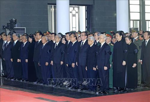 Linh cữu nguyên Tổng Bí thư Đỗ Mười quàn tại Nhà tang lễ quốc gia, số 5 Trần Thánh Tông (Hà Nội). Ảnh: TTXVN Đồng chí Trương Hòa Bình, Ủy viên Bộ Chính trị, Phó Thủ tướng thường trực Chính phủ, Trưởng Ban Tổ chức Lễ tang, tuyên bố bắt đầu Lễ truy điệu. Ảnh: Trí Dũng – TTXVN Tổng Bí thư Nguyễn Phú Trọng, Thủ tướng Nguyễn Xuân Phúc, Quyền Chủ tịch nước Đặng Thị Ngọc Thịnh, các đồng chí lãnh đạo, nguyên lãnh đạo Đảng, Nhà nước; Thủ tướng Lào Thongloun Sisoulith, các vị khách quốc tế cùng gia đình đồng chí Đỗ Mười dự Lễ truy điệu. Ảnh: Nhan Sáng – TTXVN Gia đình nguyên Tổng Bí thư Đỗ Mười tại Lễ truy điệu. Ảnh: TTXVN Các tăng ni cầu siêu, tưởng nhớ nguyên Tổng Bí thư Đỗ Mười. Ảnh: TTXVN Đại diện gia đình nguyên Tổng Bí thư Đỗ Mười thắp nén hương tưởng niệm lần cuối trước linh cữu. Ảnh: TTXVN Gia đình, họ hàng đi vòng quanh linh cữu, viếng nguyên Tổng Bí thư Đỗ Mười lần cuối. Ảnh: TTXVN Tổng Bí thư Nguyễn Phú Trọng, Trưởng Ban Lễ tang nguyên Tổng Bí thư Đỗ Mười, thay mặt lãnh đạo Đảng, Nhà nước đọc điếu văn tưởng nhớ và đưa tiễn đồng chí Đỗ Mười. Ảnh: Trí Dũng - TTXVN Ông Nguyễn Duy Trung, con trai nguyên Tổng Bí thư Đỗ Mười, thay mặt gia đình phát biểu bày tỏ lòng cảm ơn tới các đồng chí lãnh đạo Đảng, Nhà nước, những người bạn quốc tế đã tới chia buồn cùng gia đình. Ảnh: Trí Dũng – TTXVN Tổng Bí thư Nguyễn Phú Trọng và các đồng chí lãnh đạo, nguyên lãnh đạo Đảng, Nhà nước đi vòng quanh linh cữu lần cuối, vĩnh biệt đồng chí Đỗ Mười. Ảnh: Nhan Sáng – TTXVN Các tăng ni thực hiện nghi lễ cầu siêu, tưởng nhớ nguyên Tổng Bí thư Đỗ Mười. Ảnh: TTXVN Đội tiêu binh thực hiện nghi lễ chuyển di ảnh, gối huân huy chương và linh cữu đồng chí Đỗ Mười ra xe tang. Ảnh: Nhan Sáng – TTXVN Tổng Bí thư Nguyễn Phú Trọng, Thủ tướng Nguyễn Xuân Phúc đưa linh cữu đồng chí Đỗ Mười ra xe tang. Ảnh: Nhan Sáng – TTXVN Tổng Bí thư Nguyễn Phú Trọng, Thủ tướng Nguyễn Xuân Phúc cùng các đồng chí lãnh đạo, nguyên lãnh đạo Đảng, Nhà nước bên xe tang chở linh cữu đồng chí Đỗ Mười. Ảnh: Nhan Sáng – TTXVN Đoàn xe tang đưa linh cữu nguyên Tổng Bí thư Đỗ Mười di chuyển trên phố Lê Thánh Tông (Hà Nội). Ảnh: TTXVN Đoàn xe tang đưa linh cữu nguyên Tổng Bí thư Đỗ Mười di chuyển từ phố Tràng Tiền sang phố Hàng Khay (Hà Nội). Ảnh: TTXVN Đoàn xe tang đưa linh cữu nguyên Tổng Bí thư Đỗ Mười di chuyển trên phố Hàng Khay (Hà Nội). Ảnh: TTXVN Giáo viên và các em học sinh trường THCS Nguyễn Tri Phương đưa tiễn linh cữu nguyên Tổng Bí thư Đỗ Mười trên phố Hoàng Diệu (Hà Nội). Ảnh: Thành Đạt – TTXVN Đoàn xe đưa linh cữu nguyên Tổng Bí thư Đỗ Mười di chuyển trên đường Độc Lập (khu vực quảng trường Ba Đình và Nhà Quốc hội), Hà Nội. Ảnh: TTXVN Đoàn xe đưa linh cữu nguyên Tổng Bí thư Đỗ Mười trên phố Giải Phóng (Hà Nội). Ảnh: Danh Lam – TTXVN Người dân chờ đón linh cữu nguyên Tổng Bí thư Đỗ Mười tại quê nhà, khu Ma Vang, thôn 1, xã Đông Mỹ, huyện Thanh Trì, thành phố Hà Nội. Ảnh: Quang Quyết – TTXVN Đoàn xe tang đưa linh cữu nguyên Tổng Bí thư Đỗ Mười về tại quê nhà, khu Ma Vang, thôn 1, xã Đông Mỹ, huyện Thanh Trì, thành phố Hà Nội. Ảnh: Doãn Tấn – TTXVN Linh cữu nguyên Tổng Bí thư Đỗ Mười về tại quê nhà, khu Ma Vang, thôn 1, xã Đông Mỹ, huyện Thanh Trì, thành phố Hà Nội. Ảnh: Doãn Tấn – TTXVN Gia quyến nguyên Tổng Bí thư Đỗ Mười về tại quê nhà, khu Ma Vang, thôn 1, xã Đông Mỹ, huyện Thanh Trì, thành phố Hà Nội. Ảnh: Doãn Tấn – TTXVN Tổng Bí thư Nguyễn Phú Trọng cùng các đồng chí lãnh đạo, nguyên lãnh đạo cấp cao của Đảng, Nhà nước, Mặt trận Tổ quốc Việt Nam và đông đảo nhân dân địa phương dành một phút mặc niệm, vĩnh biệt nguyên Tổng Bí thư Đỗ Mười. Ảnh: Doãn Tấn – TTXVN Đội nghi lễ thực hiện nghi thức đóng huyệt mộ nguyên Tổng Bí thư Đỗ Mười. Ảnh: Doãn Tấn - TTXVN Tổng Bí thư Nguyễn Phú Trọng và các đồng chí lãnh đạo, nguyên lãnh đạo Đảng, Nhà nước, Mặt trận Tổ quốc Việt Nam thả những nắm đất đầu tiên xuống huyệt mộ nguyên Tổng Bí thư Đỗ Mười. Ảnh: Dương Giang – TTXVN Các đồng chí lãnh đạo, nguyên lãnh đạo Đảng, Nhà nước, Mặt trận Tổ quốc Việt Nam và gia đình nguyên Tổng Bí thư Đỗ Mười thả những nắm đất đầu tiên xuống huyệt mộ. Ảnh: Dương Giang – TTXVN Đồng chí Trương Hòa Bình, Ủy viên Bộ Chính trị, Phó Thủ tướng thường trực Chính phủ, Trưởng Ban Tổ chức Lễ tang phát biểu cảm ơn và tuyên bố kết thúc Lễ Quốc tang nguyên Tổng Bí thư Đỗ Mười. Ảnh: Doãn Tấn - TTXVN Phó Thủ tướng thường trực Chính phủ Trương Hòa Bình, nguyên Trưởng Ban Dân vận Trung ương Hà Thị Khiết và các đại biểu chia buồn cùng gia quyến nguyên Tổng Bí thư Đỗ Mười. Ảnh: Doãn Tấn-TTXVN Trưởng Ban Tuyên giáo Trung ương Võ Văn Thưởng chia buồn cùng gia quyến nguyên Tổng Bí thư Đỗ Mười. Ảnh: TTXVN Mộ nguyên Tổng Bí thư Đỗ Mười tại quê hương ông - Khu Ma Vang, thôn 1, xã Đông Mỹ, huyện Thanh Trì, thành phố Hà Nội. Ảnh: Doãn Tấn – TTXVN Linh cữu nguyên Tổng Bí thư Đỗ Mười quàn tại Nhà tang lễ quốc gia, số 5 Trần Thánh Tông (Hà Nội). Ảnh: TTXVN Đồng chí Trương Hòa Bình, Ủy viên Bộ Chính trị, Phó Thủ tướng thường trực Chính phủ, Trưởng Ban Tổ chức Lễ tang, tuyên bố bắt đầu Lễ truy điệu. Ảnh: Trí Dũng – TTXVN Tổng Bí thư Nguyễn Phú Trọng, Thủ tướng Nguyễn Xuân Phúc, Quyền Chủ tịch nước Đặng Thị Ngọc Thịnh, các đồng chí lãnh đạo, nguyên lãnh đạo Đảng, Nhà nước; Thủ tướng Lào Thongloun Sisoulith, các vị khách quốc tế cùng gia đình đồng chí Đỗ Mười dự Lễ truy điệu. Ảnh: Nhan Sáng – TTXVN Gia đình nguyên Tổng Bí thư Đỗ Mười tại Lễ truy điệu. Ảnh: TTXVN Các tăng ni cầu siêu, tưởng nhớ nguyên Tổng Bí thư Đỗ Mười. Ảnh: TTXVN Đại diện gia đình nguyên Tổng Bí thư Đỗ Mười thắp nén hương tưởng niệm lần cuối trước linh cữu. Ảnh: TTXVN Gia đình, họ hàng đi vòng quanh linh cữu, viếng nguyên Tổng Bí thư Đỗ Mười lần cuối. Ảnh: TTXVN Tổng Bí thư Nguyễn Phú Trọng, Trưởng Ban Lễ tang nguyên Tổng Bí thư Đỗ Mười, thay mặt lãnh đạo Đảng, Nhà nước đọc điếu văn tưởng nhớ và đưa tiễn đồng chí Đỗ Mười. Ảnh: Trí Dũng - TTXVN Ông Nguyễn Duy Trung, con trai nguyên Tổng Bí thư Đỗ Mười, thay mặt gia đình phát biểu bày tỏ lòng cảm ơn tới các đồng chí lãnh đạo Đảng, Nhà nước, những người bạn quốc tế đã tới chia buồn cùng gia đình. Ảnh: Trí Dũng – TTXVN Tổng Bí thư Nguyễn Phú Trọng và các đồng chí lãnh đạo, nguyên lãnh đạo Đảng, Nhà nước đi vòng quanh linh cữu lần cuối, vĩnh biệt đồng chí Đỗ Mười. Ảnh: Nhan Sáng – TTXVN Các tăng ni thực hiện nghi lễ cầu siêu, tưởng nhớ nguyên Tổng Bí thư Đỗ Mười. Ảnh: TTXVN Đội tiêu binh thực hiện nghi lễ chuyển di ảnh, gối huân huy chương và linh cữu đồng chí Đỗ Mười ra xe tang. Ảnh: Nhan Sáng – TTXVN Tổng Bí thư Nguyễn Phú Trọng, Thủ tướng Nguyễn Xuân Phúc đưa linh cữu đồng chí Đỗ Mười ra xe tang. Ảnh: Nhan Sáng – TTXVN Tổng Bí thư Nguyễn Phú Trọng, Thủ tướng Nguyễn Xuân Phúc cùng các đồng chí lãnh đạo, nguyên lãnh đạo Đảng, Nhà nước bên xe tang chở linh cữu đồng chí Đỗ Mười. Ảnh: Nhan Sáng – TTXVN Đoàn xe tang đưa linh cữu nguyên Tổng Bí thư Đỗ Mười di chuyển trên phố Lê Thánh Tông (Hà Nội). Ảnh: TTXVN Đoàn xe tang đưa linh cữu nguyên Tổng Bí thư Đỗ Mười di chuyển từ phố Tràng Tiền sang phố Hàng Khay (Hà Nội). Ảnh: TTXVN Đoàn xe tang đưa linh cữu nguyên Tổng Bí thư Đỗ Mười di chuyển trên phố Hàng Khay (Hà Nội). Ảnh: TTXVN Giáo viên và các em học sinh trường THCS Nguyễn Tri Phương đưa tiễn linh cữu nguyên Tổng Bí thư Đỗ Mười trên phố Hoàng Diệu (Hà Nội). Ảnh: Thành Đạt – TTXVN Đoàn xe đưa linh cữu nguyên Tổng Bí thư Đỗ Mười di chuyển trên đường Độc Lập (khu vực quảng trường Ba Đình và Nhà Quốc hội), Hà Nội. Ảnh: TTXVN Đoàn xe đưa linh cữu nguyên Tổng Bí thư Đỗ Mười trên phố Giải Phóng (Hà Nội). Ảnh: Danh Lam – TTXVN Người dân chờ đón linh cữu nguyên Tổng Bí thư Đỗ Mười tại quê nhà, khu Ma Vang, thôn 1, xã Đông Mỹ, huyện Thanh Trì, thành phố Hà Nội. Ảnh: Quang Quyết – TTXVN Đoàn xe tang đưa linh cữu nguyên Tổng Bí thư Đỗ Mười về tại quê nhà, khu Ma Vang, thôn 1, xã Đông Mỹ, huyện Thanh Trì, thành phố Hà Nội. Ảnh: Doãn Tấn – TTXVN Linh cữu nguyên Tổng Bí thư Đỗ Mười về tại quê nhà, khu Ma Vang, thôn 1, xã Đông Mỹ, huyện Thanh Trì, thành phố Hà Nội. Ảnh: Doãn Tấn – TTXVN Gia quyến nguyên Tổng Bí thư Đỗ Mười về tại quê nhà, khu Ma Vang, thôn 1, xã Đông Mỹ, huyện Thanh Trì, thành phố Hà Nội. Ảnh: Doãn Tấn – TTXVN Tổng Bí thư Nguyễn Phú Trọng cùng các đồng chí lãnh đạo, nguyên lãnh đạo cấp cao của Đảng, Nhà nước, Mặt trận Tổ quốc Việt Nam và đông đảo nhân dân địa phương dành một phút mặc niệm, vĩnh biệt nguyên Tổng Bí thư Đỗ Mười. Ảnh: Doãn Tấn – TTXVN Đội nghi lễ thực hiện nghi thức đóng huyệt mộ nguyên Tổng Bí thư Đỗ Mười. Ảnh: Doãn Tấn - TTXVN Tổng Bí thư Nguyễn Phú Trọng và các đồng chí lãnh đạo, nguyên lãnh đạo Đảng, Nhà nước, Mặt trận Tổ quốc Việt Nam thả những nắm đất đầu tiên xuống huyệt mộ nguyên Tổng Bí thư Đỗ Mười. Ảnh: Dương Giang – TTXVN Các đồng chí lãnh đạo, nguyên lãnh đạo Đảng, Nhà nước, Mặt trận Tổ quốc Việt Nam và gia đình nguyên Tổng Bí thư Đỗ Mười thả những nắm đất đầu tiên xuống huyệt mộ. Ảnh: Dương Giang – TTXVN Đồng chí Trương Hòa Bình, Ủy viên Bộ Chính trị, Phó Thủ tướng thường trực Chính phủ, Trưởng Ban Tổ chức Lễ tang phát biểu cảm ơn và tuyên bố kết thúc Lễ Quốc tang nguyên Tổng Bí thư Đỗ Mười. Ảnh: Doãn Tấn - TTXVN Phó Thủ tướng thường trực Chính phủ Trương Hòa Bình, nguyên Trưởng Ban Dân vận Trung ương Hà Thị Khiết và các đại biểu chia buồn cùng gia quyến nguyên Tổng Bí thư Đỗ Mười. Ảnh: Doãn Tấn-TTXVN Trưởng Ban Tuyên giáo Trung ương Võ Văn Thưởng chia buồn cùng gia quyến nguyên Tổng Bí thư Đỗ Mười. Ảnh: TTXVN Mộ nguyên Tổng Bí thư Đỗ Mười tại quê hương ông - Khu Ma Vang, thôn 1, xã Đông Mỹ, huyện Thanh Trì, thành phố Hà Nội. Ảnh: Doãn Tấn – TTXVN