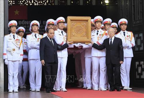 Linh cữu nguyên Tổng Bí thư Đỗ Mười quàn tại Nhà tang lễ quốc gia, số 5 Trần Thánh Tông (Hà Nội). Ảnh: TTXVN Đồng chí Trương Hòa Bình, Ủy viên Bộ Chính trị, Phó Thủ tướng thường trực Chính phủ, Trưởng Ban Tổ chức Lễ tang, tuyên bố bắt đầu Lễ truy điệu. Ảnh: Trí Dũng – TTXVN Tổng Bí thư Nguyễn Phú Trọng, Thủ tướng Nguyễn Xuân Phúc, Quyền Chủ tịch nước Đặng Thị Ngọc Thịnh, các đồng chí lãnh đạo, nguyên lãnh đạo Đảng, Nhà nước; Thủ tướng Lào Thongloun Sisoulith, các vị khách quốc tế cùng gia đình đồng chí Đỗ Mười dự Lễ truy điệu. Ảnh: Nhan Sáng – TTXVN Gia đình nguyên Tổng Bí thư Đỗ Mười tại Lễ truy điệu. Ảnh: TTXVN Các tăng ni cầu siêu, tưởng nhớ nguyên Tổng Bí thư Đỗ Mười. Ảnh: TTXVN Đại diện gia đình nguyên Tổng Bí thư Đỗ Mười thắp nén hương tưởng niệm lần cuối trước linh cữu. Ảnh: TTXVN Gia đình, họ hàng đi vòng quanh linh cữu, viếng nguyên Tổng Bí thư Đỗ Mười lần cuối. Ảnh: TTXVN Tổng Bí thư Nguyễn Phú Trọng, Trưởng Ban Lễ tang nguyên Tổng Bí thư Đỗ Mười, thay mặt lãnh đạo Đảng, Nhà nước đọc điếu văn tưởng nhớ và đưa tiễn đồng chí Đỗ Mười. Ảnh: Trí Dũng - TTXVN Ông Nguyễn Duy Trung, con trai nguyên Tổng Bí thư Đỗ Mười, thay mặt gia đình phát biểu bày tỏ lòng cảm ơn tới các đồng chí lãnh đạo Đảng, Nhà nước, những người bạn quốc tế đã tới chia buồn cùng gia đình. Ảnh: Trí Dũng – TTXVN Tổng Bí thư Nguyễn Phú Trọng và các đồng chí lãnh đạo, nguyên lãnh đạo Đảng, Nhà nước đi vòng quanh linh cữu lần cuối, vĩnh biệt đồng chí Đỗ Mười. Ảnh: Nhan Sáng – TTXVN Các tăng ni thực hiện nghi lễ cầu siêu, tưởng nhớ nguyên Tổng Bí thư Đỗ Mười. Ảnh: TTXVN Đội tiêu binh thực hiện nghi lễ chuyển di ảnh, gối huân huy chương và linh cữu đồng chí Đỗ Mười ra xe tang. Ảnh: Nhan Sáng – TTXVN Tổng Bí thư Nguyễn Phú Trọng, Thủ tướng Nguyễn Xuân Phúc đưa linh cữu đồng chí Đỗ Mười ra xe tang. Ảnh: Nhan Sáng – TTXVN Tổng Bí thư Nguyễn Phú Trọng, Thủ tướng Nguyễn Xuân Phúc cùng các đồng chí lãnh đạo, nguyên lãnh đạo Đảng, Nhà nước bên xe tang chở linh cữu đồng chí Đỗ Mười. Ảnh: Nhan Sáng – TTXVN Đoàn xe tang đưa linh cữu nguyên Tổng Bí thư Đỗ Mười di chuyển trên phố Lê Thánh Tông (Hà Nội). Ảnh: TTXVN Đoàn xe tang đưa linh cữu nguyên Tổng Bí thư Đỗ Mười di chuyển từ phố Tràng Tiền sang phố Hàng Khay (Hà Nội). Ảnh: TTXVN Đoàn xe tang đưa linh cữu nguyên Tổng Bí thư Đỗ Mười di chuyển trên phố Hàng Khay (Hà Nội). Ảnh: TTXVN Giáo viên và các em học sinh trường THCS Nguyễn Tri Phương đưa tiễn linh cữu nguyên Tổng Bí thư Đỗ Mười trên phố Hoàng Diệu (Hà Nội). Ảnh: Thành Đạt – TTXVN Đoàn xe đưa linh cữu nguyên Tổng Bí thư Đỗ Mười di chuyển trên đường Độc Lập (khu vực quảng trường Ba Đình và Nhà Quốc hội), Hà Nội. Ảnh: TTXVN Đoàn xe đưa linh cữu nguyên Tổng Bí thư Đỗ Mười trên phố Giải Phóng (Hà Nội). Ảnh: Danh Lam – TTXVN Người dân chờ đón linh cữu nguyên Tổng Bí thư Đỗ Mười tại quê nhà, khu Ma Vang, thôn 1, xã Đông Mỹ, huyện Thanh Trì, thành phố Hà Nội. Ảnh: Quang Quyết – TTXVN Đoàn xe tang đưa linh cữu nguyên Tổng Bí thư Đỗ Mười về tại quê nhà, khu Ma Vang, thôn 1, xã Đông Mỹ, huyện Thanh Trì, thành phố Hà Nội. Ảnh: Doãn Tấn – TTXVN Linh cữu nguyên Tổng Bí thư Đỗ Mười về tại quê nhà, khu Ma Vang, thôn 1, xã Đông Mỹ, huyện Thanh Trì, thành phố Hà Nội. Ảnh: Doãn Tấn – TTXVN Gia quyến nguyên Tổng Bí thư Đỗ Mười về tại quê nhà, khu Ma Vang, thôn 1, xã Đông Mỹ, huyện Thanh Trì, thành phố Hà Nội. Ảnh: Doãn Tấn – TTXVN Tổng Bí thư Nguyễn Phú Trọng cùng các đồng chí lãnh đạo, nguyên lãnh đạo cấp cao của Đảng, Nhà nước, Mặt trận Tổ quốc Việt Nam và đông đảo nhân dân địa phương dành một phút mặc niệm, vĩnh biệt nguyên Tổng Bí thư Đỗ Mười. Ảnh: Doãn Tấn – TTXVN Đội nghi lễ thực hiện nghi thức đóng huyệt mộ nguyên Tổng Bí thư Đỗ Mười. Ảnh: Doãn Tấn - TTXVN Tổng Bí thư Nguyễn Phú Trọng và các đồng chí lãnh đạo, nguyên lãnh đạo Đảng, Nhà nước, Mặt trận Tổ quốc Việt Nam thả những nắm đất đầu tiên xuống huyệt mộ nguyên Tổng Bí thư Đỗ Mười. Ảnh: Dương Giang – TTXVN Các đồng chí lãnh đạo, nguyên lãnh đạo Đảng, Nhà nước, Mặt trận Tổ quốc Việt Nam và gia đình nguyên Tổng Bí thư Đỗ Mười thả những nắm đất đầu tiên xuống huyệt mộ. Ảnh: Dương Giang – TTXVN Đồng chí Trương Hòa Bình, Ủy viên Bộ Chính trị, Phó Thủ tướng thường trực Chính phủ, Trưởng Ban Tổ chức Lễ tang phát biểu cảm ơn và tuyên bố kết thúc Lễ Quốc tang nguyên Tổng Bí thư Đỗ Mười. Ảnh: Doãn Tấn - TTXVN Phó Thủ tướng thường trực Chính phủ Trương Hòa Bình, nguyên Trưởng Ban Dân vận Trung ương Hà Thị Khiết và các đại biểu chia buồn cùng gia quyến nguyên Tổng Bí thư Đỗ Mười. Ảnh: Doãn Tấn-TTXVN Trưởng Ban Tuyên giáo Trung ương Võ Văn Thưởng chia buồn cùng gia quyến nguyên Tổng Bí thư Đỗ Mười. Ảnh: TTXVN Mộ nguyên Tổng Bí thư Đỗ Mười tại quê hương ông - Khu Ma Vang, thôn 1, xã Đông Mỹ, huyện Thanh Trì, thành phố Hà Nội. Ảnh: Doãn Tấn – TTXVN Linh cữu nguyên Tổng Bí thư Đỗ Mười quàn tại Nhà tang lễ quốc gia, số 5 Trần Thánh Tông (Hà Nội). Ảnh: TTXVN Đồng chí Trương Hòa Bình, Ủy viên Bộ Chính trị, Phó Thủ tướng thường trực Chính phủ, Trưởng Ban Tổ chức Lễ tang, tuyên bố bắt đầu Lễ truy điệu. Ảnh: Trí Dũng – TTXVN Tổng Bí thư Nguyễn Phú Trọng, Thủ tướng Nguyễn Xuân Phúc, Quyền Chủ tịch nước Đặng Thị Ngọc Thịnh, các đồng chí lãnh đạo, nguyên lãnh đạo Đảng, Nhà nước; Thủ tướng Lào Thongloun Sisoulith, các vị khách quốc tế cùng gia đình đồng chí Đỗ Mười dự Lễ truy điệu. Ảnh: Nhan Sáng – TTXVN Gia đình nguyên Tổng Bí thư Đỗ Mười tại Lễ truy điệu. Ảnh: TTXVN Các tăng ni cầu siêu, tưởng nhớ nguyên Tổng Bí thư Đỗ Mười. Ảnh: TTXVN Đại diện gia đình nguyên Tổng Bí thư Đỗ Mười thắp nén hương tưởng niệm lần cuối trước linh cữu. Ảnh: TTXVN Gia đình, họ hàng đi vòng quanh linh cữu, viếng nguyên Tổng Bí thư Đỗ Mười lần cuối. Ảnh: TTXVN Tổng Bí thư Nguyễn Phú Trọng, Trưởng Ban Lễ tang nguyên Tổng Bí thư Đỗ Mười, thay mặt lãnh đạo Đảng, Nhà nước đọc điếu văn tưởng nhớ và đưa tiễn đồng chí Đỗ Mười. Ảnh: Trí Dũng - TTXVN Ông Nguyễn Duy Trung, con trai nguyên Tổng Bí thư Đỗ Mười, thay mặt gia đình phát biểu bày tỏ lòng cảm ơn tới các đồng chí lãnh đạo Đảng, Nhà nước, những người bạn quốc tế đã tới chia buồn cùng gia đình. Ảnh: Trí Dũng – TTXVN Tổng Bí thư Nguyễn Phú Trọng và các đồng chí lãnh đạo, nguyên lãnh đạo Đảng, Nhà nước đi vòng quanh linh cữu lần cuối, vĩnh biệt đồng chí Đỗ Mười. Ảnh: Nhan Sáng – TTXVN Các tăng ni thực hiện nghi lễ cầu siêu, tưởng nhớ nguyên Tổng Bí thư Đỗ Mười. Ảnh: TTXVN Đội tiêu binh thực hiện nghi lễ chuyển di ảnh, gối huân huy chương và linh cữu đồng chí Đỗ Mười ra xe tang. Ảnh: Nhan Sáng – TTXVN Tổng Bí thư Nguyễn Phú Trọng, Thủ tướng Nguyễn Xuân Phúc đưa linh cữu đồng chí Đỗ Mười ra xe tang. Ảnh: Nhan Sáng – TTXVN Tổng Bí thư Nguyễn Phú Trọng, Thủ tướng Nguyễn Xuân Phúc cùng các đồng chí lãnh đạo, nguyên lãnh đạo Đảng, Nhà nước bên xe tang chở linh cữu đồng chí Đỗ Mười. Ảnh: Nhan Sáng – TTXVN Đoàn xe tang đưa linh cữu nguyên Tổng Bí thư Đỗ Mười di chuyển trên phố Lê Thánh Tông (Hà Nội). Ảnh: TTXVN Đoàn xe tang đưa linh cữu nguyên Tổng Bí thư Đỗ Mười di chuyển từ phố Tràng Tiền sang phố Hàng Khay (Hà Nội). Ảnh: TTXVN Đoàn xe tang đưa linh cữu nguyên Tổng Bí thư Đỗ Mười di chuyển trên phố Hàng Khay (Hà Nội). Ảnh: TTXVN Giáo viên và các em học sinh trường THCS Nguyễn Tri Phương đưa tiễn linh cữu nguyên Tổng Bí thư Đỗ Mười trên phố Hoàng Diệu (Hà Nội). Ảnh: Thành Đạt – TTXVN Đoàn xe đưa linh cữu nguyên Tổng Bí thư Đỗ Mười di chuyển trên đường Độc Lập (khu vực quảng trường Ba Đình và Nhà Quốc hội), Hà Nội. Ảnh: TTXVN Đoàn xe đưa linh cữu nguyên Tổng Bí thư Đỗ Mười trên phố Giải Phóng (Hà Nội). Ảnh: Danh Lam – TTXVN Người dân chờ đón linh cữu nguyên Tổng Bí thư Đỗ Mười tại quê nhà, khu Ma Vang, thôn 1, xã Đông Mỹ, huyện Thanh Trì, thành phố Hà Nội. Ảnh: Quang Quyết – TTXVN Đoàn xe tang đưa linh cữu nguyên Tổng Bí thư Đỗ Mười về tại quê nhà, khu Ma Vang, thôn 1, xã Đông Mỹ, huyện Thanh Trì, thành phố Hà Nội. Ảnh: Doãn Tấn – TTXVN Linh cữu nguyên Tổng Bí thư Đỗ Mười về tại quê nhà, khu Ma Vang, thôn 1, xã Đông Mỹ, huyện Thanh Trì, thành phố Hà Nội. Ảnh: Doãn Tấn – TTXVN Gia quyến nguyên Tổng Bí thư Đỗ Mười về tại quê nhà, khu Ma Vang, thôn 1, xã Đông Mỹ, huyện Thanh Trì, thành phố Hà Nội. Ảnh: Doãn Tấn – TTXVN Tổng Bí thư Nguyễn Phú Trọng cùng các đồng chí lãnh đạo, nguyên lãnh đạo cấp cao của Đảng, Nhà nước, Mặt trận Tổ quốc Việt Nam và đông đảo nhân dân địa phương dành một phút mặc niệm, vĩnh biệt nguyên Tổng Bí thư Đỗ Mười. Ảnh: Doãn Tấn – TTXVN Đội nghi lễ thực hiện nghi thức đóng huyệt mộ nguyên Tổng Bí thư Đỗ Mười. Ảnh: Doãn Tấn - TTXVN Tổng Bí thư Nguyễn Phú Trọng và các đồng chí lãnh đạo, nguyên lãnh đạo Đảng, Nhà nước, Mặt trận Tổ quốc Việt Nam thả những nắm đất đầu tiên xuống huyệt mộ nguyên Tổng Bí thư Đỗ Mười. Ảnh: Dương Giang – TTXVN Các đồng chí lãnh đạo, nguyên lãnh đạo Đảng, Nhà nước, Mặt trận Tổ quốc Việt Nam và gia đình nguyên Tổng Bí thư Đỗ Mười thả những nắm đất đầu tiên xuống huyệt mộ. Ảnh: Dương Giang – TTXVN Đồng chí Trương Hòa Bình, Ủy viên Bộ Chính trị, Phó Thủ tướng thường trực Chính phủ, Trưởng Ban Tổ chức Lễ tang phát biểu cảm ơn và tuyên bố kết thúc Lễ Quốc tang nguyên Tổng Bí thư Đỗ Mười. Ảnh: Doãn Tấn - TTXVN Phó Thủ tướng thường trực Chính phủ Trương Hòa Bình, nguyên Trưởng Ban Dân vận Trung ương Hà Thị Khiết và các đại biểu chia buồn cùng gia quyến nguyên Tổng Bí thư Đỗ Mười. Ảnh: Doãn Tấn-TTXVN Trưởng Ban Tuyên giáo Trung ương Võ Văn Thưởng chia buồn cùng gia quyến nguyên Tổng Bí thư Đỗ Mười. Ảnh: TTXVN Mộ nguyên Tổng Bí thư Đỗ Mười tại quê hương ông - Khu Ma Vang, thôn 1, xã Đông Mỹ, huyện Thanh Trì, thành phố Hà Nội. Ảnh: Doãn Tấn – TTXVN