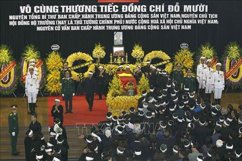Linh cữu nguyên Tổng Bí thư Đỗ Mười quàn tại Nhà tang lễ quốc gia, số 5 Trần Thánh Tông (Hà Nội). Ảnh: TTXVN Đồng chí Trương Hòa Bình, Ủy viên Bộ Chính trị, Phó Thủ tướng thường trực Chính phủ, Trưởng Ban Tổ chức Lễ tang, tuyên bố bắt đầu Lễ truy điệu. Ảnh: Trí Dũng – TTXVN Tổng Bí thư Nguyễn Phú Trọng, Thủ tướng Nguyễn Xuân Phúc, Quyền Chủ tịch nước Đặng Thị Ngọc Thịnh, các đồng chí lãnh đạo, nguyên lãnh đạo Đảng, Nhà nước; Thủ tướng Lào Thongloun Sisoulith, các vị khách quốc tế cùng gia đình đồng chí Đỗ Mười dự Lễ truy điệu. Ảnh: Nhan Sáng – TTXVN Gia đình nguyên Tổng Bí thư Đỗ Mười tại Lễ truy điệu. Ảnh: TTXVN Các tăng ni cầu siêu, tưởng nhớ nguyên Tổng Bí thư Đỗ Mười. Ảnh: TTXVN Đại diện gia đình nguyên Tổng Bí thư Đỗ Mười thắp nén hương tưởng niệm lần cuối trước linh cữu. Ảnh: TTXVN Gia đình, họ hàng đi vòng quanh linh cữu, viếng nguyên Tổng Bí thư Đỗ Mười lần cuối. Ảnh: TTXVN Tổng Bí thư Nguyễn Phú Trọng, Trưởng Ban Lễ tang nguyên Tổng Bí thư Đỗ Mười, thay mặt lãnh đạo Đảng, Nhà nước đọc điếu văn tưởng nhớ và đưa tiễn đồng chí Đỗ Mười. Ảnh: Trí Dũng - TTXVN Ông Nguyễn Duy Trung, con trai nguyên Tổng Bí thư Đỗ Mười, thay mặt gia đình phát biểu bày tỏ lòng cảm ơn tới các đồng chí lãnh đạo Đảng, Nhà nước, những người bạn quốc tế đã tới chia buồn cùng gia đình. Ảnh: Trí Dũng – TTXVN Tổng Bí thư Nguyễn Phú Trọng và các đồng chí lãnh đạo, nguyên lãnh đạo Đảng, Nhà nước đi vòng quanh linh cữu lần cuối, vĩnh biệt đồng chí Đỗ Mười. Ảnh: Nhan Sáng – TTXVN Các tăng ni thực hiện nghi lễ cầu siêu, tưởng nhớ nguyên Tổng Bí thư Đỗ Mười. Ảnh: TTXVN Đội tiêu binh thực hiện nghi lễ chuyển di ảnh, gối huân huy chương và linh cữu đồng chí Đỗ Mười ra xe tang. Ảnh: Nhan Sáng – TTXVN Tổng Bí thư Nguyễn Phú Trọng, Thủ tướng Nguyễn Xuân Phúc đưa linh cữu đồng chí Đỗ Mười ra xe tang. Ảnh: Nhan Sáng – TTXVN Tổng Bí thư Nguyễn Phú Trọng, Thủ tướng Nguyễn Xuân Phúc cùng các đồng chí lãnh đạo, nguyên lãnh đạo Đảng, Nhà nước bên xe tang chở linh cữu đồng chí Đỗ Mười. Ảnh: Nhan Sáng – TTXVN Đoàn xe tang đưa linh cữu nguyên Tổng Bí thư Đỗ Mười di chuyển trên phố Lê Thánh Tông (Hà Nội). Ảnh: TTXVN Đoàn xe tang đưa linh cữu nguyên Tổng Bí thư Đỗ Mười di chuyển từ phố Tràng Tiền sang phố Hàng Khay (Hà Nội). Ảnh: TTXVN Đoàn xe tang đưa linh cữu nguyên Tổng Bí thư Đỗ Mười di chuyển trên phố Hàng Khay (Hà Nội). Ảnh: TTXVN Giáo viên và các em học sinh trường THCS Nguyễn Tri Phương đưa tiễn linh cữu nguyên Tổng Bí thư Đỗ Mười trên phố Hoàng Diệu (Hà Nội). Ảnh: Thành Đạt – TTXVN Đoàn xe đưa linh cữu nguyên Tổng Bí thư Đỗ Mười di chuyển trên đường Độc Lập (khu vực quảng trường Ba Đình và Nhà Quốc hội), Hà Nội. Ảnh: TTXVN Đoàn xe đưa linh cữu nguyên Tổng Bí thư Đỗ Mười trên phố Giải Phóng (Hà Nội). Ảnh: Danh Lam – TTXVN Người dân chờ đón linh cữu nguyên Tổng Bí thư Đỗ Mười tại quê nhà, khu Ma Vang, thôn 1, xã Đông Mỹ, huyện Thanh Trì, thành phố Hà Nội. Ảnh: Quang Quyết – TTXVN Đoàn xe tang đưa linh cữu nguyên Tổng Bí thư Đỗ Mười về tại quê nhà, khu Ma Vang, thôn 1, xã Đông Mỹ, huyện Thanh Trì, thành phố Hà Nội. Ảnh: Doãn Tấn – TTXVN Linh cữu nguyên Tổng Bí thư Đỗ Mười về tại quê nhà, khu Ma Vang, thôn 1, xã Đông Mỹ, huyện Thanh Trì, thành phố Hà Nội. Ảnh: Doãn Tấn – TTXVN Gia quyến nguyên Tổng Bí thư Đỗ Mười về tại quê nhà, khu Ma Vang, thôn 1, xã Đông Mỹ, huyện Thanh Trì, thành phố Hà Nội. Ảnh: Doãn Tấn – TTXVN Tổng Bí thư Nguyễn Phú Trọng cùng các đồng chí lãnh đạo, nguyên lãnh đạo cấp cao của Đảng, Nhà nước, Mặt trận Tổ quốc Việt Nam và đông đảo nhân dân địa phương dành một phút mặc niệm, vĩnh biệt nguyên Tổng Bí thư Đỗ Mười. Ảnh: Doãn Tấn – TTXVN Đội nghi lễ thực hiện nghi thức đóng huyệt mộ nguyên Tổng Bí thư Đỗ Mười. Ảnh: Doãn Tấn - TTXVN Tổng Bí thư Nguyễn Phú Trọng và các đồng chí lãnh đạo, nguyên lãnh đạo Đảng, Nhà nước, Mặt trận Tổ quốc Việt Nam thả những nắm đất đầu tiên xuống huyệt mộ nguyên Tổng Bí thư Đỗ Mười. Ảnh: Dương Giang – TTXVN Các đồng chí lãnh đạo, nguyên lãnh đạo Đảng, Nhà nước, Mặt trận Tổ quốc Việt Nam và gia đình nguyên Tổng Bí thư Đỗ Mười thả những nắm đất đầu tiên xuống huyệt mộ. Ảnh: Dương Giang – TTXVN Đồng chí Trương Hòa Bình, Ủy viên Bộ Chính trị, Phó Thủ tướng thường trực Chính phủ, Trưởng Ban Tổ chức Lễ tang phát biểu cảm ơn và tuyên bố kết thúc Lễ Quốc tang nguyên Tổng Bí thư Đỗ Mười. Ảnh: Doãn Tấn - TTXVN Phó Thủ tướng thường trực Chính phủ Trương Hòa Bình, nguyên Trưởng Ban Dân vận Trung ương Hà Thị Khiết và các đại biểu chia buồn cùng gia quyến nguyên Tổng Bí thư Đỗ Mười. Ảnh: Doãn Tấn-TTXVN Trưởng Ban Tuyên giáo Trung ương Võ Văn Thưởng chia buồn cùng gia quyến nguyên Tổng Bí thư Đỗ Mười. Ảnh: TTXVN Mộ nguyên Tổng Bí thư Đỗ Mười tại quê hương ông - Khu Ma Vang, thôn 1, xã Đông Mỹ, huyện Thanh Trì, thành phố Hà Nội. Ảnh: Doãn Tấn – TTXVN Linh cữu nguyên Tổng Bí thư Đỗ Mười quàn tại Nhà tang lễ quốc gia, số 5 Trần Thánh Tông (Hà Nội). Ảnh: TTXVN Đồng chí Trương Hòa Bình, Ủy viên Bộ Chính trị, Phó Thủ tướng thường trực Chính phủ, Trưởng Ban Tổ chức Lễ tang, tuyên bố bắt đầu Lễ truy điệu. Ảnh: Trí Dũng – TTXVN Tổng Bí thư Nguyễn Phú Trọng, Thủ tướng Nguyễn Xuân Phúc, Quyền Chủ tịch nước Đặng Thị Ngọc Thịnh, các đồng chí lãnh đạo, nguyên lãnh đạo Đảng, Nhà nước; Thủ tướng Lào Thongloun Sisoulith, các vị khách quốc tế cùng gia đình đồng chí Đỗ Mười dự Lễ truy điệu. Ảnh: Nhan Sáng – TTXVN Gia đình nguyên Tổng Bí thư Đỗ Mười tại Lễ truy điệu. Ảnh: TTXVN Các tăng ni cầu siêu, tưởng nhớ nguyên Tổng Bí thư Đỗ Mười. Ảnh: TTXVN Đại diện gia đình nguyên Tổng Bí thư Đỗ Mười thắp nén hương tưởng niệm lần cuối trước linh cữu. Ảnh: TTXVN Gia đình, họ hàng đi vòng quanh linh cữu, viếng nguyên Tổng Bí thư Đỗ Mười lần cuối. Ảnh: TTXVN Tổng Bí thư Nguyễn Phú Trọng, Trưởng Ban Lễ tang nguyên Tổng Bí thư Đỗ Mười, thay mặt lãnh đạo Đảng, Nhà nước đọc điếu văn tưởng nhớ và đưa tiễn đồng chí Đỗ Mười. Ảnh: Trí Dũng - TTXVN Ông Nguyễn Duy Trung, con trai nguyên Tổng Bí thư Đỗ Mười, thay mặt gia đình phát biểu bày tỏ lòng cảm ơn tới các đồng chí lãnh đạo Đảng, Nhà nước, những người bạn quốc tế đã tới chia buồn cùng gia đình. Ảnh: Trí Dũng – TTXVN Tổng Bí thư Nguyễn Phú Trọng và các đồng chí lãnh đạo, nguyên lãnh đạo Đảng, Nhà nước đi vòng quanh linh cữu lần cuối, vĩnh biệt đồng chí Đỗ Mười. Ảnh: Nhan Sáng – TTXVN Các tăng ni thực hiện nghi lễ cầu siêu, tưởng nhớ nguyên Tổng Bí thư Đỗ Mười. Ảnh: TTXVN Đội tiêu binh thực hiện nghi lễ chuyển di ảnh, gối huân huy chương và linh cữu đồng chí Đỗ Mười ra xe tang. Ảnh: Nhan Sáng – TTXVN Tổng Bí thư Nguyễn Phú Trọng, Thủ tướng Nguyễn Xuân Phúc đưa linh cữu đồng chí Đỗ Mười ra xe tang. Ảnh: Nhan Sáng – TTXVN Tổng Bí thư Nguyễn Phú Trọng, Thủ tướng Nguyễn Xuân Phúc cùng các đồng chí lãnh đạo, nguyên lãnh đạo Đảng, Nhà nước bên xe tang chở linh cữu đồng chí Đỗ Mười. Ảnh: Nhan Sáng – TTXVN Đoàn xe tang đưa linh cữu nguyên Tổng Bí thư Đỗ Mười di chuyển trên phố Lê Thánh Tông (Hà Nội). Ảnh: TTXVN Đoàn xe tang đưa linh cữu nguyên Tổng Bí thư Đỗ Mười di chuyển từ phố Tràng Tiền sang phố Hàng Khay (Hà Nội). Ảnh: TTXVN Đoàn xe tang đưa linh cữu nguyên Tổng Bí thư Đỗ Mười di chuyển trên phố Hàng Khay (Hà Nội). Ảnh: TTXVN Giáo viên và các em học sinh trường THCS Nguyễn Tri Phương đưa tiễn linh cữu nguyên Tổng Bí thư Đỗ Mười trên phố Hoàng Diệu (Hà Nội). Ảnh: Thành Đạt – TTXVN Đoàn xe đưa linh cữu nguyên Tổng Bí thư Đỗ Mười di chuyển trên đường Độc Lập (khu vực quảng trường Ba Đình và Nhà Quốc hội), Hà Nội. Ảnh: TTXVN Đoàn xe đưa linh cữu nguyên Tổng Bí thư Đỗ Mười trên phố Giải Phóng (Hà Nội). Ảnh: Danh Lam – TTXVN Người dân chờ đón linh cữu nguyên Tổng Bí thư Đỗ Mười tại quê nhà, khu Ma Vang, thôn 1, xã Đông Mỹ, huyện Thanh Trì, thành phố Hà Nội. Ảnh: Quang Quyết – TTXVN Đoàn xe tang đưa linh cữu nguyên Tổng Bí thư Đỗ Mười về tại quê nhà, khu Ma Vang, thôn 1, xã Đông Mỹ, huyện Thanh Trì, thành phố Hà Nội. Ảnh: Doãn Tấn – TTXVN Linh cữu nguyên Tổng Bí thư Đỗ Mười về tại quê nhà, khu Ma Vang, thôn 1, xã Đông Mỹ, huyện Thanh Trì, thành phố Hà Nội. Ảnh: Doãn Tấn – TTXVN Gia quyến nguyên Tổng Bí thư Đỗ Mười về tại quê nhà, khu Ma Vang, thôn 1, xã Đông Mỹ, huyện Thanh Trì, thành phố Hà Nội. Ảnh: Doãn Tấn – TTXVN Tổng Bí thư Nguyễn Phú Trọng cùng các đồng chí lãnh đạo, nguyên lãnh đạo cấp cao của Đảng, Nhà nước, Mặt trận Tổ quốc Việt Nam và đông đảo nhân dân địa phương dành một phút mặc niệm, vĩnh biệt nguyên Tổng Bí thư Đỗ Mười. Ảnh: Doãn Tấn – TTXVN Đội nghi lễ thực hiện nghi thức đóng huyệt mộ nguyên Tổng Bí thư Đỗ Mười. Ảnh: Doãn Tấn - TTXVN Tổng Bí thư Nguyễn Phú Trọng và các đồng chí lãnh đạo, nguyên lãnh đạo Đảng, Nhà nước, Mặt trận Tổ quốc Việt Nam thả những nắm đất đầu tiên xuống huyệt mộ nguyên Tổng Bí thư Đỗ Mười. Ảnh: Dương Giang – TTXVN Các đồng chí lãnh đạo, nguyên lãnh đạo Đảng, Nhà nước, Mặt trận Tổ quốc Việt Nam và gia đình nguyên Tổng Bí thư Đỗ Mười thả những nắm đất đầu tiên xuống huyệt mộ. Ảnh: Dương Giang – TTXVN Đồng chí Trương Hòa Bình, Ủy viên Bộ Chính trị, Phó Thủ tướng thường trực Chính phủ, Trưởng Ban Tổ chức Lễ tang phát biểu cảm ơn và tuyên bố kết thúc Lễ Quốc tang nguyên Tổng Bí thư Đỗ Mười. Ảnh: Doãn Tấn - TTXVN Phó Thủ tướng thường trực Chính phủ Trương Hòa Bình, nguyên Trưởng Ban Dân vận Trung ương Hà Thị Khiết và các đại biểu chia buồn cùng gia quyến nguyên Tổng Bí thư Đỗ Mười. Ảnh: Doãn Tấn-TTXVN Trưởng Ban Tuyên giáo Trung ương Võ Văn Thưởng chia buồn cùng gia quyến nguyên Tổng Bí thư Đỗ Mười. Ảnh: TTXVN Mộ nguyên Tổng Bí thư Đỗ Mười tại quê hương ông - Khu Ma Vang, thôn 1, xã Đông Mỹ, huyện Thanh Trì, thành phố Hà Nội. Ảnh: Doãn Tấn – TTXVN