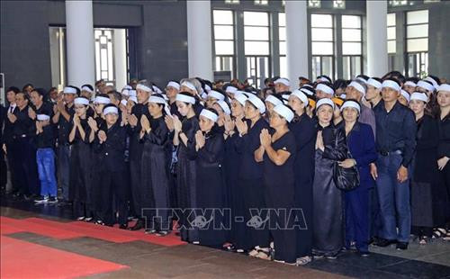 Linh cữu nguyên Tổng Bí thư Đỗ Mười quàn tại Nhà tang lễ quốc gia, số 5 Trần Thánh Tông (Hà Nội). Ảnh: TTXVN Đồng chí Trương Hòa Bình, Ủy viên Bộ Chính trị, Phó Thủ tướng thường trực Chính phủ, Trưởng Ban Tổ chức Lễ tang, tuyên bố bắt đầu Lễ truy điệu. Ảnh: Trí Dũng – TTXVN Tổng Bí thư Nguyễn Phú Trọng, Thủ tướng Nguyễn Xuân Phúc, Quyền Chủ tịch nước Đặng Thị Ngọc Thịnh, các đồng chí lãnh đạo, nguyên lãnh đạo Đảng, Nhà nước; Thủ tướng Lào Thongloun Sisoulith, các vị khách quốc tế cùng gia đình đồng chí Đỗ Mười dự Lễ truy điệu. Ảnh: Nhan Sáng – TTXVN Gia đình nguyên Tổng Bí thư Đỗ Mười tại Lễ truy điệu. Ảnh: TTXVN Các tăng ni cầu siêu, tưởng nhớ nguyên Tổng Bí thư Đỗ Mười. Ảnh: TTXVN Đại diện gia đình nguyên Tổng Bí thư Đỗ Mười thắp nén hương tưởng niệm lần cuối trước linh cữu. Ảnh: TTXVN Gia đình, họ hàng đi vòng quanh linh cữu, viếng nguyên Tổng Bí thư Đỗ Mười lần cuối. Ảnh: TTXVN Tổng Bí thư Nguyễn Phú Trọng, Trưởng Ban Lễ tang nguyên Tổng Bí thư Đỗ Mười, thay mặt lãnh đạo Đảng, Nhà nước đọc điếu văn tưởng nhớ và đưa tiễn đồng chí Đỗ Mười. Ảnh: Trí Dũng - TTXVN Ông Nguyễn Duy Trung, con trai nguyên Tổng Bí thư Đỗ Mười, thay mặt gia đình phát biểu bày tỏ lòng cảm ơn tới các đồng chí lãnh đạo Đảng, Nhà nước, những người bạn quốc tế đã tới chia buồn cùng gia đình. Ảnh: Trí Dũng – TTXVN Tổng Bí thư Nguyễn Phú Trọng và các đồng chí lãnh đạo, nguyên lãnh đạo Đảng, Nhà nước đi vòng quanh linh cữu lần cuối, vĩnh biệt đồng chí Đỗ Mười. Ảnh: Nhan Sáng – TTXVN Các tăng ni thực hiện nghi lễ cầu siêu, tưởng nhớ nguyên Tổng Bí thư Đỗ Mười. Ảnh: TTXVN Đội tiêu binh thực hiện nghi lễ chuyển di ảnh, gối huân huy chương và linh cữu đồng chí Đỗ Mười ra xe tang. Ảnh: Nhan Sáng – TTXVN Tổng Bí thư Nguyễn Phú Trọng, Thủ tướng Nguyễn Xuân Phúc đưa linh cữu đồng chí Đỗ Mười ra xe tang. Ảnh: Nhan Sáng – TTXVN Tổng Bí thư Nguyễn Phú Trọng, Thủ tướng Nguyễn Xuân Phúc cùng các đồng chí lãnh đạo, nguyên lãnh đạo Đảng, Nhà nước bên xe tang chở linh cữu đồng chí Đỗ Mười. Ảnh: Nhan Sáng – TTXVN Đoàn xe tang đưa linh cữu nguyên Tổng Bí thư Đỗ Mười di chuyển trên phố Lê Thánh Tông (Hà Nội). Ảnh: TTXVN Đoàn xe tang đưa linh cữu nguyên Tổng Bí thư Đỗ Mười di chuyển từ phố Tràng Tiền sang phố Hàng Khay (Hà Nội). Ảnh: TTXVN Đoàn xe tang đưa linh cữu nguyên Tổng Bí thư Đỗ Mười di chuyển trên phố Hàng Khay (Hà Nội). Ảnh: TTXVN Giáo viên và các em học sinh trường THCS Nguyễn Tri Phương đưa tiễn linh cữu nguyên Tổng Bí thư Đỗ Mười trên phố Hoàng Diệu (Hà Nội). Ảnh: Thành Đạt – TTXVN Đoàn xe đưa linh cữu nguyên Tổng Bí thư Đỗ Mười di chuyển trên đường Độc Lập (khu vực quảng trường Ba Đình và Nhà Quốc hội), Hà Nội. Ảnh: TTXVN Đoàn xe đưa linh cữu nguyên Tổng Bí thư Đỗ Mười trên phố Giải Phóng (Hà Nội). Ảnh: Danh Lam – TTXVN Người dân chờ đón linh cữu nguyên Tổng Bí thư Đỗ Mười tại quê nhà, khu Ma Vang, thôn 1, xã Đông Mỹ, huyện Thanh Trì, thành phố Hà Nội. Ảnh: Quang Quyết – TTXVN Đoàn xe tang đưa linh cữu nguyên Tổng Bí thư Đỗ Mười về tại quê nhà, khu Ma Vang, thôn 1, xã Đông Mỹ, huyện Thanh Trì, thành phố Hà Nội. Ảnh: Doãn Tấn – TTXVN Linh cữu nguyên Tổng Bí thư Đỗ Mười về tại quê nhà, khu Ma Vang, thôn 1, xã Đông Mỹ, huyện Thanh Trì, thành phố Hà Nội. Ảnh: Doãn Tấn – TTXVN Gia quyến nguyên Tổng Bí thư Đỗ Mười về tại quê nhà, khu Ma Vang, thôn 1, xã Đông Mỹ, huyện Thanh Trì, thành phố Hà Nội. Ảnh: Doãn Tấn – TTXVN Tổng Bí thư Nguyễn Phú Trọng cùng các đồng chí lãnh đạo, nguyên lãnh đạo cấp cao của Đảng, Nhà nước, Mặt trận Tổ quốc Việt Nam và đông đảo nhân dân địa phương dành một phút mặc niệm, vĩnh biệt nguyên Tổng Bí thư Đỗ Mười. Ảnh: Doãn Tấn – TTXVN Đội nghi lễ thực hiện nghi thức đóng huyệt mộ nguyên Tổng Bí thư Đỗ Mười. Ảnh: Doãn Tấn - TTXVN Tổng Bí thư Nguyễn Phú Trọng và các đồng chí lãnh đạo, nguyên lãnh đạo Đảng, Nhà nước, Mặt trận Tổ quốc Việt Nam thả những nắm đất đầu tiên xuống huyệt mộ nguyên Tổng Bí thư Đỗ Mười. Ảnh: Dương Giang – TTXVN Các đồng chí lãnh đạo, nguyên lãnh đạo Đảng, Nhà nước, Mặt trận Tổ quốc Việt Nam và gia đình nguyên Tổng Bí thư Đỗ Mười thả những nắm đất đầu tiên xuống huyệt mộ. Ảnh: Dương Giang – TTXVN Đồng chí Trương Hòa Bình, Ủy viên Bộ Chính trị, Phó Thủ tướng thường trực Chính phủ, Trưởng Ban Tổ chức Lễ tang phát biểu cảm ơn và tuyên bố kết thúc Lễ Quốc tang nguyên Tổng Bí thư Đỗ Mười. Ảnh: Doãn Tấn - TTXVN Phó Thủ tướng thường trực Chính phủ Trương Hòa Bình, nguyên Trưởng Ban Dân vận Trung ương Hà Thị Khiết và các đại biểu chia buồn cùng gia quyến nguyên Tổng Bí thư Đỗ Mười. Ảnh: Doãn Tấn-TTXVN Trưởng Ban Tuyên giáo Trung ương Võ Văn Thưởng chia buồn cùng gia quyến nguyên Tổng Bí thư Đỗ Mười. Ảnh: TTXVN Mộ nguyên Tổng Bí thư Đỗ Mười tại quê hương ông - Khu Ma Vang, thôn 1, xã Đông Mỹ, huyện Thanh Trì, thành phố Hà Nội. Ảnh: Doãn Tấn – TTXVN Linh cữu nguyên Tổng Bí thư Đỗ Mười quàn tại Nhà tang lễ quốc gia, số 5 Trần Thánh Tông (Hà Nội). Ảnh: TTXVN Đồng chí Trương Hòa Bình, Ủy viên Bộ Chính trị, Phó Thủ tướng thường trực Chính phủ, Trưởng Ban Tổ chức Lễ tang, tuyên bố bắt đầu Lễ truy điệu. Ảnh: Trí Dũng – TTXVN Tổng Bí thư Nguyễn Phú Trọng, Thủ tướng Nguyễn Xuân Phúc, Quyền Chủ tịch nước Đặng Thị Ngọc Thịnh, các đồng chí lãnh đạo, nguyên lãnh đạo Đảng, Nhà nước; Thủ tướng Lào Thongloun Sisoulith, các vị khách quốc tế cùng gia đình đồng chí Đỗ Mười dự Lễ truy điệu. Ảnh: Nhan Sáng – TTXVN Gia đình nguyên Tổng Bí thư Đỗ Mười tại Lễ truy điệu. Ảnh: TTXVN Các tăng ni cầu siêu, tưởng nhớ nguyên Tổng Bí thư Đỗ Mười. Ảnh: TTXVN Đại diện gia đình nguyên Tổng Bí thư Đỗ Mười thắp nén hương tưởng niệm lần cuối trước linh cữu. Ảnh: TTXVN Gia đình, họ hàng đi vòng quanh linh cữu, viếng nguyên Tổng Bí thư Đỗ Mười lần cuối. Ảnh: TTXVN Tổng Bí thư Nguyễn Phú Trọng, Trưởng Ban Lễ tang nguyên Tổng Bí thư Đỗ Mười, thay mặt lãnh đạo Đảng, Nhà nước đọc điếu văn tưởng nhớ và đưa tiễn đồng chí Đỗ Mười. Ảnh: Trí Dũng - TTXVN Ông Nguyễn Duy Trung, con trai nguyên Tổng Bí thư Đỗ Mười, thay mặt gia đình phát biểu bày tỏ lòng cảm ơn tới các đồng chí lãnh đạo Đảng, Nhà nước, những người bạn quốc tế đã tới chia buồn cùng gia đình. Ảnh: Trí Dũng – TTXVN Tổng Bí thư Nguyễn Phú Trọng và các đồng chí lãnh đạo, nguyên lãnh đạo Đảng, Nhà nước đi vòng quanh linh cữu lần cuối, vĩnh biệt đồng chí Đỗ Mười. Ảnh: Nhan Sáng – TTXVN Các tăng ni thực hiện nghi lễ cầu siêu, tưởng nhớ nguyên Tổng Bí thư Đỗ Mười. Ảnh: TTXVN Đội tiêu binh thực hiện nghi lễ chuyển di ảnh, gối huân huy chương và linh cữu đồng chí Đỗ Mười ra xe tang. Ảnh: Nhan Sáng – TTXVN Tổng Bí thư Nguyễn Phú Trọng, Thủ tướng Nguyễn Xuân Phúc đưa linh cữu đồng chí Đỗ Mười ra xe tang. Ảnh: Nhan Sáng – TTXVN Tổng Bí thư Nguyễn Phú Trọng, Thủ tướng Nguyễn Xuân Phúc cùng các đồng chí lãnh đạo, nguyên lãnh đạo Đảng, Nhà nước bên xe tang chở linh cữu đồng chí Đỗ Mười. Ảnh: Nhan Sáng – TTXVN Đoàn xe tang đưa linh cữu nguyên Tổng Bí thư Đỗ Mười di chuyển trên phố Lê Thánh Tông (Hà Nội). Ảnh: TTXVN Đoàn xe tang đưa linh cữu nguyên Tổng Bí thư Đỗ Mười di chuyển từ phố Tràng Tiền sang phố Hàng Khay (Hà Nội). Ảnh: TTXVN Đoàn xe tang đưa linh cữu nguyên Tổng Bí thư Đỗ Mười di chuyển trên phố Hàng Khay (Hà Nội). Ảnh: TTXVN Giáo viên và các em học sinh trường THCS Nguyễn Tri Phương đưa tiễn linh cữu nguyên Tổng Bí thư Đỗ Mười trên phố Hoàng Diệu (Hà Nội). Ảnh: Thành Đạt – TTXVN Đoàn xe đưa linh cữu nguyên Tổng Bí thư Đỗ Mười di chuyển trên đường Độc Lập (khu vực quảng trường Ba Đình và Nhà Quốc hội), Hà Nội. Ảnh: TTXVN Đoàn xe đưa linh cữu nguyên Tổng Bí thư Đỗ Mười trên phố Giải Phóng (Hà Nội). Ảnh: Danh Lam – TTXVN Người dân chờ đón linh cữu nguyên Tổng Bí thư Đỗ Mười tại quê nhà, khu Ma Vang, thôn 1, xã Đông Mỹ, huyện Thanh Trì, thành phố Hà Nội. Ảnh: Quang Quyết – TTXVN Đoàn xe tang đưa linh cữu nguyên Tổng Bí thư Đỗ Mười về tại quê nhà, khu Ma Vang, thôn 1, xã Đông Mỹ, huyện Thanh Trì, thành phố Hà Nội. Ảnh: Doãn Tấn – TTXVN Linh cữu nguyên Tổng Bí thư Đỗ Mười về tại quê nhà, khu Ma Vang, thôn 1, xã Đông Mỹ, huyện Thanh Trì, thành phố Hà Nội. Ảnh: Doãn Tấn – TTXVN Gia quyến nguyên Tổng Bí thư Đỗ Mười về tại quê nhà, khu Ma Vang, thôn 1, xã Đông Mỹ, huyện Thanh Trì, thành phố Hà Nội. Ảnh: Doãn Tấn – TTXVN Tổng Bí thư Nguyễn Phú Trọng cùng các đồng chí lãnh đạo, nguyên lãnh đạo cấp cao của Đảng, Nhà nước, Mặt trận Tổ quốc Việt Nam và đông đảo nhân dân địa phương dành một phút mặc niệm, vĩnh biệt nguyên Tổng Bí thư Đỗ Mười. Ảnh: Doãn Tấn – TTXVN Đội nghi lễ thực hiện nghi thức đóng huyệt mộ nguyên Tổng Bí thư Đỗ Mười. Ảnh: Doãn Tấn - TTXVN Tổng Bí thư Nguyễn Phú Trọng và các đồng chí lãnh đạo, nguyên lãnh đạo Đảng, Nhà nước, Mặt trận Tổ quốc Việt Nam thả những nắm đất đầu tiên xuống huyệt mộ nguyên Tổng Bí thư Đỗ Mười. Ảnh: Dương Giang – TTXVN Các đồng chí lãnh đạo, nguyên lãnh đạo Đảng, Nhà nước, Mặt trận Tổ quốc Việt Nam và gia đình nguyên Tổng Bí thư Đỗ Mười thả những nắm đất đầu tiên xuống huyệt mộ. Ảnh: Dương Giang – TTXVN Đồng chí Trương Hòa Bình, Ủy viên Bộ Chính trị, Phó Thủ tướng thường trực Chính phủ, Trưởng Ban Tổ chức Lễ tang phát biểu cảm ơn và tuyên bố kết thúc Lễ Quốc tang nguyên Tổng Bí thư Đỗ Mười. Ảnh: Doãn Tấn - TTXVN Phó Thủ tướng thường trực Chính phủ Trương Hòa Bình, nguyên Trưởng Ban Dân vận Trung ương Hà Thị Khiết và các đại biểu chia buồn cùng gia quyến nguyên Tổng Bí thư Đỗ Mười. Ảnh: Doãn Tấn-TTXVN Trưởng Ban Tuyên giáo Trung ương Võ Văn Thưởng chia buồn cùng gia quyến nguyên Tổng Bí thư Đỗ Mười. Ảnh: TTXVN Mộ nguyên Tổng Bí thư Đỗ Mười tại quê hương ông - Khu Ma Vang, thôn 1, xã Đông Mỹ, huyện Thanh Trì, thành phố Hà Nội. Ảnh: Doãn Tấn – TTXVN