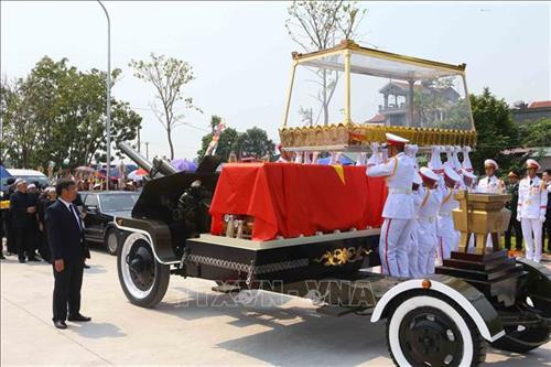 Linh cữu nguyên Tổng Bí thư Đỗ Mười quàn tại Nhà tang lễ quốc gia, số 5 Trần Thánh Tông (Hà Nội). Ảnh: TTXVN Đồng chí Trương Hòa Bình, Ủy viên Bộ Chính trị, Phó Thủ tướng thường trực Chính phủ, Trưởng Ban Tổ chức Lễ tang, tuyên bố bắt đầu Lễ truy điệu. Ảnh: Trí Dũng – TTXVN Tổng Bí thư Nguyễn Phú Trọng, Thủ tướng Nguyễn Xuân Phúc, Quyền Chủ tịch nước Đặng Thị Ngọc Thịnh, các đồng chí lãnh đạo, nguyên lãnh đạo Đảng, Nhà nước; Thủ tướng Lào Thongloun Sisoulith, các vị khách quốc tế cùng gia đình đồng chí Đỗ Mười dự Lễ truy điệu. Ảnh: Nhan Sáng – TTXVN Gia đình nguyên Tổng Bí thư Đỗ Mười tại Lễ truy điệu. Ảnh: TTXVN Các tăng ni cầu siêu, tưởng nhớ nguyên Tổng Bí thư Đỗ Mười. Ảnh: TTXVN Đại diện gia đình nguyên Tổng Bí thư Đỗ Mười thắp nén hương tưởng niệm lần cuối trước linh cữu. Ảnh: TTXVN Gia đình, họ hàng đi vòng quanh linh cữu, viếng nguyên Tổng Bí thư Đỗ Mười lần cuối. Ảnh: TTXVN Tổng Bí thư Nguyễn Phú Trọng, Trưởng Ban Lễ tang nguyên Tổng Bí thư Đỗ Mười, thay mặt lãnh đạo Đảng, Nhà nước đọc điếu văn tưởng nhớ và đưa tiễn đồng chí Đỗ Mười. Ảnh: Trí Dũng - TTXVN Ông Nguyễn Duy Trung, con trai nguyên Tổng Bí thư Đỗ Mười, thay mặt gia đình phát biểu bày tỏ lòng cảm ơn tới các đồng chí lãnh đạo Đảng, Nhà nước, những người bạn quốc tế đã tới chia buồn cùng gia đình. Ảnh: Trí Dũng – TTXVN Tổng Bí thư Nguyễn Phú Trọng và các đồng chí lãnh đạo, nguyên lãnh đạo Đảng, Nhà nước đi vòng quanh linh cữu lần cuối, vĩnh biệt đồng chí Đỗ Mười. Ảnh: Nhan Sáng – TTXVN Các tăng ni thực hiện nghi lễ cầu siêu, tưởng nhớ nguyên Tổng Bí thư Đỗ Mười. Ảnh: TTXVN Đội tiêu binh thực hiện nghi lễ chuyển di ảnh, gối huân huy chương và linh cữu đồng chí Đỗ Mười ra xe tang. Ảnh: Nhan Sáng – TTXVN Tổng Bí thư Nguyễn Phú Trọng, Thủ tướng Nguyễn Xuân Phúc đưa linh cữu đồng chí Đỗ Mười ra xe tang. Ảnh: Nhan Sáng – TTXVN Tổng Bí thư Nguyễn Phú Trọng, Thủ tướng Nguyễn Xuân Phúc cùng các đồng chí lãnh đạo, nguyên lãnh đạo Đảng, Nhà nước bên xe tang chở linh cữu đồng chí Đỗ Mười. Ảnh: Nhan Sáng – TTXVN Đoàn xe tang đưa linh cữu nguyên Tổng Bí thư Đỗ Mười di chuyển trên phố Lê Thánh Tông (Hà Nội). Ảnh: TTXVN Đoàn xe tang đưa linh cữu nguyên Tổng Bí thư Đỗ Mười di chuyển từ phố Tràng Tiền sang phố Hàng Khay (Hà Nội). Ảnh: TTXVN Đoàn xe tang đưa linh cữu nguyên Tổng Bí thư Đỗ Mười di chuyển trên phố Hàng Khay (Hà Nội). Ảnh: TTXVN Giáo viên và các em học sinh trường THCS Nguyễn Tri Phương đưa tiễn linh cữu nguyên Tổng Bí thư Đỗ Mười trên phố Hoàng Diệu (Hà Nội). Ảnh: Thành Đạt – TTXVN Đoàn xe đưa linh cữu nguyên Tổng Bí thư Đỗ Mười di chuyển trên đường Độc Lập (khu vực quảng trường Ba Đình và Nhà Quốc hội), Hà Nội. Ảnh: TTXVN Đoàn xe đưa linh cữu nguyên Tổng Bí thư Đỗ Mười trên phố Giải Phóng (Hà Nội). Ảnh: Danh Lam – TTXVN Người dân chờ đón linh cữu nguyên Tổng Bí thư Đỗ Mười tại quê nhà, khu Ma Vang, thôn 1, xã Đông Mỹ, huyện Thanh Trì, thành phố Hà Nội. Ảnh: Quang Quyết – TTXVN Đoàn xe tang đưa linh cữu nguyên Tổng Bí thư Đỗ Mười về tại quê nhà, khu Ma Vang, thôn 1, xã Đông Mỹ, huyện Thanh Trì, thành phố Hà Nội. Ảnh: Doãn Tấn – TTXVN Linh cữu nguyên Tổng Bí thư Đỗ Mười về tại quê nhà, khu Ma Vang, thôn 1, xã Đông Mỹ, huyện Thanh Trì, thành phố Hà Nội. Ảnh: Doãn Tấn – TTXVN Gia quyến nguyên Tổng Bí thư Đỗ Mười về tại quê nhà, khu Ma Vang, thôn 1, xã Đông Mỹ, huyện Thanh Trì, thành phố Hà Nội. Ảnh: Doãn Tấn – TTXVN Tổng Bí thư Nguyễn Phú Trọng cùng các đồng chí lãnh đạo, nguyên lãnh đạo cấp cao của Đảng, Nhà nước, Mặt trận Tổ quốc Việt Nam và đông đảo nhân dân địa phương dành một phút mặc niệm, vĩnh biệt nguyên Tổng Bí thư Đỗ Mười. Ảnh: Doãn Tấn – TTXVN Đội nghi lễ thực hiện nghi thức đóng huyệt mộ nguyên Tổng Bí thư Đỗ Mười. Ảnh: Doãn Tấn - TTXVN Tổng Bí thư Nguyễn Phú Trọng và các đồng chí lãnh đạo, nguyên lãnh đạo Đảng, Nhà nước, Mặt trận Tổ quốc Việt Nam thả những nắm đất đầu tiên xuống huyệt mộ nguyên Tổng Bí thư Đỗ Mười. Ảnh: Dương Giang – TTXVN Các đồng chí lãnh đạo, nguyên lãnh đạo Đảng, Nhà nước, Mặt trận Tổ quốc Việt Nam và gia đình nguyên Tổng Bí thư Đỗ Mười thả những nắm đất đầu tiên xuống huyệt mộ. Ảnh: Dương Giang – TTXVN Đồng chí Trương Hòa Bình, Ủy viên Bộ Chính trị, Phó Thủ tướng thường trực Chính phủ, Trưởng Ban Tổ chức Lễ tang phát biểu cảm ơn và tuyên bố kết thúc Lễ Quốc tang nguyên Tổng Bí thư Đỗ Mười. Ảnh: Doãn Tấn - TTXVN Phó Thủ tướng thường trực Chính phủ Trương Hòa Bình, nguyên Trưởng Ban Dân vận Trung ương Hà Thị Khiết và các đại biểu chia buồn cùng gia quyến nguyên Tổng Bí thư Đỗ Mười. Ảnh: Doãn Tấn-TTXVN Trưởng Ban Tuyên giáo Trung ương Võ Văn Thưởng chia buồn cùng gia quyến nguyên Tổng Bí thư Đỗ Mười. Ảnh: TTXVN Mộ nguyên Tổng Bí thư Đỗ Mười tại quê hương ông - Khu Ma Vang, thôn 1, xã Đông Mỹ, huyện Thanh Trì, thành phố Hà Nội. Ảnh: Doãn Tấn – TTXVN Linh cữu nguyên Tổng Bí thư Đỗ Mười quàn tại Nhà tang lễ quốc gia, số 5 Trần Thánh Tông (Hà Nội). Ảnh: TTXVN Đồng chí Trương Hòa Bình, Ủy viên Bộ Chính trị, Phó Thủ tướng thường trực Chính phủ, Trưởng Ban Tổ chức Lễ tang, tuyên bố bắt đầu Lễ truy điệu. Ảnh: Trí Dũng – TTXVN Tổng Bí thư Nguyễn Phú Trọng, Thủ tướng Nguyễn Xuân Phúc, Quyền Chủ tịch nước Đặng Thị Ngọc Thịnh, các đồng chí lãnh đạo, nguyên lãnh đạo Đảng, Nhà nước; Thủ tướng Lào Thongloun Sisoulith, các vị khách quốc tế cùng gia đình đồng chí Đỗ Mười dự Lễ truy điệu. Ảnh: Nhan Sáng – TTXVN Gia đình nguyên Tổng Bí thư Đỗ Mười tại Lễ truy điệu. Ảnh: TTXVN Các tăng ni cầu siêu, tưởng nhớ nguyên Tổng Bí thư Đỗ Mười. Ảnh: TTXVN Đại diện gia đình nguyên Tổng Bí thư Đỗ Mười thắp nén hương tưởng niệm lần cuối trước linh cữu. Ảnh: TTXVN Gia đình, họ hàng đi vòng quanh linh cữu, viếng nguyên Tổng Bí thư Đỗ Mười lần cuối. Ảnh: TTXVN Tổng Bí thư Nguyễn Phú Trọng, Trưởng Ban Lễ tang nguyên Tổng Bí thư Đỗ Mười, thay mặt lãnh đạo Đảng, Nhà nước đọc điếu văn tưởng nhớ và đưa tiễn đồng chí Đỗ Mười. Ảnh: Trí Dũng - TTXVN Ông Nguyễn Duy Trung, con trai nguyên Tổng Bí thư Đỗ Mười, thay mặt gia đình phát biểu bày tỏ lòng cảm ơn tới các đồng chí lãnh đạo Đảng, Nhà nước, những người bạn quốc tế đã tới chia buồn cùng gia đình. Ảnh: Trí Dũng – TTXVN Tổng Bí thư Nguyễn Phú Trọng và các đồng chí lãnh đạo, nguyên lãnh đạo Đảng, Nhà nước đi vòng quanh linh cữu lần cuối, vĩnh biệt đồng chí Đỗ Mười. Ảnh: Nhan Sáng – TTXVN Các tăng ni thực hiện nghi lễ cầu siêu, tưởng nhớ nguyên Tổng Bí thư Đỗ Mười. Ảnh: TTXVN Đội tiêu binh thực hiện nghi lễ chuyển di ảnh, gối huân huy chương và linh cữu đồng chí Đỗ Mười ra xe tang. Ảnh: Nhan Sáng – TTXVN Tổng Bí thư Nguyễn Phú Trọng, Thủ tướng Nguyễn Xuân Phúc đưa linh cữu đồng chí Đỗ Mười ra xe tang. Ảnh: Nhan Sáng – TTXVN Tổng Bí thư Nguyễn Phú Trọng, Thủ tướng Nguyễn Xuân Phúc cùng các đồng chí lãnh đạo, nguyên lãnh đạo Đảng, Nhà nước bên xe tang chở linh cữu đồng chí Đỗ Mười. Ảnh: Nhan Sáng – TTXVN Đoàn xe tang đưa linh cữu nguyên Tổng Bí thư Đỗ Mười di chuyển trên phố Lê Thánh Tông (Hà Nội). Ảnh: TTXVN Đoàn xe tang đưa linh cữu nguyên Tổng Bí thư Đỗ Mười di chuyển từ phố Tràng Tiền sang phố Hàng Khay (Hà Nội). Ảnh: TTXVN Đoàn xe tang đưa linh cữu nguyên Tổng Bí thư Đỗ Mười di chuyển trên phố Hàng Khay (Hà Nội). Ảnh: TTXVN Giáo viên và các em học sinh trường THCS Nguyễn Tri Phương đưa tiễn linh cữu nguyên Tổng Bí thư Đỗ Mười trên phố Hoàng Diệu (Hà Nội). Ảnh: Thành Đạt – TTXVN Đoàn xe đưa linh cữu nguyên Tổng Bí thư Đỗ Mười di chuyển trên đường Độc Lập (khu vực quảng trường Ba Đình và Nhà Quốc hội), Hà Nội. Ảnh: TTXVN Đoàn xe đưa linh cữu nguyên Tổng Bí thư Đỗ Mười trên phố Giải Phóng (Hà Nội). Ảnh: Danh Lam – TTXVN Người dân chờ đón linh cữu nguyên Tổng Bí thư Đỗ Mười tại quê nhà, khu Ma Vang, thôn 1, xã Đông Mỹ, huyện Thanh Trì, thành phố Hà Nội. Ảnh: Quang Quyết – TTXVN Đoàn xe tang đưa linh cữu nguyên Tổng Bí thư Đỗ Mười về tại quê nhà, khu Ma Vang, thôn 1, xã Đông Mỹ, huyện Thanh Trì, thành phố Hà Nội. Ảnh: Doãn Tấn – TTXVN Linh cữu nguyên Tổng Bí thư Đỗ Mười về tại quê nhà, khu Ma Vang, thôn 1, xã Đông Mỹ, huyện Thanh Trì, thành phố Hà Nội. Ảnh: Doãn Tấn – TTXVN Gia quyến nguyên Tổng Bí thư Đỗ Mười về tại quê nhà, khu Ma Vang, thôn 1, xã Đông Mỹ, huyện Thanh Trì, thành phố Hà Nội. Ảnh: Doãn Tấn – TTXVN Tổng Bí thư Nguyễn Phú Trọng cùng các đồng chí lãnh đạo, nguyên lãnh đạo cấp cao của Đảng, Nhà nước, Mặt trận Tổ quốc Việt Nam và đông đảo nhân dân địa phương dành một phút mặc niệm, vĩnh biệt nguyên Tổng Bí thư Đỗ Mười. Ảnh: Doãn Tấn – TTXVN Đội nghi lễ thực hiện nghi thức đóng huyệt mộ nguyên Tổng Bí thư Đỗ Mười. Ảnh: Doãn Tấn - TTXVN Tổng Bí thư Nguyễn Phú Trọng và các đồng chí lãnh đạo, nguyên lãnh đạo Đảng, Nhà nước, Mặt trận Tổ quốc Việt Nam thả những nắm đất đầu tiên xuống huyệt mộ nguyên Tổng Bí thư Đỗ Mười. Ảnh: Dương Giang – TTXVN Các đồng chí lãnh đạo, nguyên lãnh đạo Đảng, Nhà nước, Mặt trận Tổ quốc Việt Nam và gia đình nguyên Tổng Bí thư Đỗ Mười thả những nắm đất đầu tiên xuống huyệt mộ. Ảnh: Dương Giang – TTXVN Đồng chí Trương Hòa Bình, Ủy viên Bộ Chính trị, Phó Thủ tướng thường trực Chính phủ, Trưởng Ban Tổ chức Lễ tang phát biểu cảm ơn và tuyên bố kết thúc Lễ Quốc tang nguyên Tổng Bí thư Đỗ Mười. Ảnh: Doãn Tấn - TTXVN Phó Thủ tướng thường trực Chính phủ Trương Hòa Bình, nguyên Trưởng Ban Dân vận Trung ương Hà Thị Khiết và các đại biểu chia buồn cùng gia quyến nguyên Tổng Bí thư Đỗ Mười. Ảnh: Doãn Tấn-TTXVN Trưởng Ban Tuyên giáo Trung ương Võ Văn Thưởng chia buồn cùng gia quyến nguyên Tổng Bí thư Đỗ Mười. Ảnh: TTXVN Mộ nguyên Tổng Bí thư Đỗ Mười tại quê hương ông - Khu Ma Vang, thôn 1, xã Đông Mỹ, huyện Thanh Trì, thành phố Hà Nội. Ảnh: Doãn Tấn – TTXVN