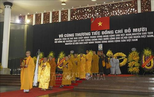 Linh cữu nguyên Tổng Bí thư Đỗ Mười quàn tại Nhà tang lễ quốc gia, số 5 Trần Thánh Tông (Hà Nội). Ảnh: TTXVN Đồng chí Trương Hòa Bình, Ủy viên Bộ Chính trị, Phó Thủ tướng thường trực Chính phủ, Trưởng Ban Tổ chức Lễ tang, tuyên bố bắt đầu Lễ truy điệu. Ảnh: Trí Dũng – TTXVN Tổng Bí thư Nguyễn Phú Trọng, Thủ tướng Nguyễn Xuân Phúc, Quyền Chủ tịch nước Đặng Thị Ngọc Thịnh, các đồng chí lãnh đạo, nguyên lãnh đạo Đảng, Nhà nước; Thủ tướng Lào Thongloun Sisoulith, các vị khách quốc tế cùng gia đình đồng chí Đỗ Mười dự Lễ truy điệu. Ảnh: Nhan Sáng – TTXVN Gia đình nguyên Tổng Bí thư Đỗ Mười tại Lễ truy điệu. Ảnh: TTXVN Các tăng ni cầu siêu, tưởng nhớ nguyên Tổng Bí thư Đỗ Mười. Ảnh: TTXVN Đại diện gia đình nguyên Tổng Bí thư Đỗ Mười thắp nén hương tưởng niệm lần cuối trước linh cữu. Ảnh: TTXVN Gia đình, họ hàng đi vòng quanh linh cữu, viếng nguyên Tổng Bí thư Đỗ Mười lần cuối. Ảnh: TTXVN Tổng Bí thư Nguyễn Phú Trọng, Trưởng Ban Lễ tang nguyên Tổng Bí thư Đỗ Mười, thay mặt lãnh đạo Đảng, Nhà nước đọc điếu văn tưởng nhớ và đưa tiễn đồng chí Đỗ Mười. Ảnh: Trí Dũng - TTXVN Ông Nguyễn Duy Trung, con trai nguyên Tổng Bí thư Đỗ Mười, thay mặt gia đình phát biểu bày tỏ lòng cảm ơn tới các đồng chí lãnh đạo Đảng, Nhà nước, những người bạn quốc tế đã tới chia buồn cùng gia đình. Ảnh: Trí Dũng – TTXVN Tổng Bí thư Nguyễn Phú Trọng và các đồng chí lãnh đạo, nguyên lãnh đạo Đảng, Nhà nước đi vòng quanh linh cữu lần cuối, vĩnh biệt đồng chí Đỗ Mười. Ảnh: Nhan Sáng – TTXVN Các tăng ni thực hiện nghi lễ cầu siêu, tưởng nhớ nguyên Tổng Bí thư Đỗ Mười. Ảnh: TTXVN Đội tiêu binh thực hiện nghi lễ chuyển di ảnh, gối huân huy chương và linh cữu đồng chí Đỗ Mười ra xe tang. Ảnh: Nhan Sáng – TTXVN Tổng Bí thư Nguyễn Phú Trọng, Thủ tướng Nguyễn Xuân Phúc đưa linh cữu đồng chí Đỗ Mười ra xe tang. Ảnh: Nhan Sáng – TTXVN Tổng Bí thư Nguyễn Phú Trọng, Thủ tướng Nguyễn Xuân Phúc cùng các đồng chí lãnh đạo, nguyên lãnh đạo Đảng, Nhà nước bên xe tang chở linh cữu đồng chí Đỗ Mười. Ảnh: Nhan Sáng – TTXVN Đoàn xe tang đưa linh cữu nguyên Tổng Bí thư Đỗ Mười di chuyển trên phố Lê Thánh Tông (Hà Nội). Ảnh: TTXVN Đoàn xe tang đưa linh cữu nguyên Tổng Bí thư Đỗ Mười di chuyển từ phố Tràng Tiền sang phố Hàng Khay (Hà Nội). Ảnh: TTXVN Đoàn xe tang đưa linh cữu nguyên Tổng Bí thư Đỗ Mười di chuyển trên phố Hàng Khay (Hà Nội). Ảnh: TTXVN Giáo viên và các em học sinh trường THCS Nguyễn Tri Phương đưa tiễn linh cữu nguyên Tổng Bí thư Đỗ Mười trên phố Hoàng Diệu (Hà Nội). Ảnh: Thành Đạt – TTXVN Đoàn xe đưa linh cữu nguyên Tổng Bí thư Đỗ Mười di chuyển trên đường Độc Lập (khu vực quảng trường Ba Đình và Nhà Quốc hội), Hà Nội. Ảnh: TTXVN Đoàn xe đưa linh cữu nguyên Tổng Bí thư Đỗ Mười trên phố Giải Phóng (Hà Nội). Ảnh: Danh Lam – TTXVN Người dân chờ đón linh cữu nguyên Tổng Bí thư Đỗ Mười tại quê nhà, khu Ma Vang, thôn 1, xã Đông Mỹ, huyện Thanh Trì, thành phố Hà Nội. Ảnh: Quang Quyết – TTXVN Đoàn xe tang đưa linh cữu nguyên Tổng Bí thư Đỗ Mười về tại quê nhà, khu Ma Vang, thôn 1, xã Đông Mỹ, huyện Thanh Trì, thành phố Hà Nội. Ảnh: Doãn Tấn – TTXVN Linh cữu nguyên Tổng Bí thư Đỗ Mười về tại quê nhà, khu Ma Vang, thôn 1, xã Đông Mỹ, huyện Thanh Trì, thành phố Hà Nội. Ảnh: Doãn Tấn – TTXVN Gia quyến nguyên Tổng Bí thư Đỗ Mười về tại quê nhà, khu Ma Vang, thôn 1, xã Đông Mỹ, huyện Thanh Trì, thành phố Hà Nội. Ảnh: Doãn Tấn – TTXVN Tổng Bí thư Nguyễn Phú Trọng cùng các đồng chí lãnh đạo, nguyên lãnh đạo cấp cao của Đảng, Nhà nước, Mặt trận Tổ quốc Việt Nam và đông đảo nhân dân địa phương dành một phút mặc niệm, vĩnh biệt nguyên Tổng Bí thư Đỗ Mười. Ảnh: Doãn Tấn – TTXVN Đội nghi lễ thực hiện nghi thức đóng huyệt mộ nguyên Tổng Bí thư Đỗ Mười. Ảnh: Doãn Tấn - TTXVN Tổng Bí thư Nguyễn Phú Trọng và các đồng chí lãnh đạo, nguyên lãnh đạo Đảng, Nhà nước, Mặt trận Tổ quốc Việt Nam thả những nắm đất đầu tiên xuống huyệt mộ nguyên Tổng Bí thư Đỗ Mười. Ảnh: Dương Giang – TTXVN Các đồng chí lãnh đạo, nguyên lãnh đạo Đảng, Nhà nước, Mặt trận Tổ quốc Việt Nam và gia đình nguyên Tổng Bí thư Đỗ Mười thả những nắm đất đầu tiên xuống huyệt mộ. Ảnh: Dương Giang – TTXVN Đồng chí Trương Hòa Bình, Ủy viên Bộ Chính trị, Phó Thủ tướng thường trực Chính phủ, Trưởng Ban Tổ chức Lễ tang phát biểu cảm ơn và tuyên bố kết thúc Lễ Quốc tang nguyên Tổng Bí thư Đỗ Mười. Ảnh: Doãn Tấn - TTXVN Phó Thủ tướng thường trực Chính phủ Trương Hòa Bình, nguyên Trưởng Ban Dân vận Trung ương Hà Thị Khiết và các đại biểu chia buồn cùng gia quyến nguyên Tổng Bí thư Đỗ Mười. Ảnh: Doãn Tấn-TTXVN Trưởng Ban Tuyên giáo Trung ương Võ Văn Thưởng chia buồn cùng gia quyến nguyên Tổng Bí thư Đỗ Mười. Ảnh: TTXVN Mộ nguyên Tổng Bí thư Đỗ Mười tại quê hương ông - Khu Ma Vang, thôn 1, xã Đông Mỹ, huyện Thanh Trì, thành phố Hà Nội. Ảnh: Doãn Tấn – TTXVN Linh cữu nguyên Tổng Bí thư Đỗ Mười quàn tại Nhà tang lễ quốc gia, số 5 Trần Thánh Tông (Hà Nội). Ảnh: TTXVN Đồng chí Trương Hòa Bình, Ủy viên Bộ Chính trị, Phó Thủ tướng thường trực Chính phủ, Trưởng Ban Tổ chức Lễ tang, tuyên bố bắt đầu Lễ truy điệu. Ảnh: Trí Dũng – TTXVN Tổng Bí thư Nguyễn Phú Trọng, Thủ tướng Nguyễn Xuân Phúc, Quyền Chủ tịch nước Đặng Thị Ngọc Thịnh, các đồng chí lãnh đạo, nguyên lãnh đạo Đảng, Nhà nước; Thủ tướng Lào Thongloun Sisoulith, các vị khách quốc tế cùng gia đình đồng chí Đỗ Mười dự Lễ truy điệu. Ảnh: Nhan Sáng – TTXVN Gia đình nguyên Tổng Bí thư Đỗ Mười tại Lễ truy điệu. Ảnh: TTXVN Các tăng ni cầu siêu, tưởng nhớ nguyên Tổng Bí thư Đỗ Mười. Ảnh: TTXVN Đại diện gia đình nguyên Tổng Bí thư Đỗ Mười thắp nén hương tưởng niệm lần cuối trước linh cữu. Ảnh: TTXVN Gia đình, họ hàng đi vòng quanh linh cữu, viếng nguyên Tổng Bí thư Đỗ Mười lần cuối. Ảnh: TTXVN Tổng Bí thư Nguyễn Phú Trọng, Trưởng Ban Lễ tang nguyên Tổng Bí thư Đỗ Mười, thay mặt lãnh đạo Đảng, Nhà nước đọc điếu văn tưởng nhớ và đưa tiễn đồng chí Đỗ Mười. Ảnh: Trí Dũng - TTXVN Ông Nguyễn Duy Trung, con trai nguyên Tổng Bí thư Đỗ Mười, thay mặt gia đình phát biểu bày tỏ lòng cảm ơn tới các đồng chí lãnh đạo Đảng, Nhà nước, những người bạn quốc tế đã tới chia buồn cùng gia đình. Ảnh: Trí Dũng – TTXVN Tổng Bí thư Nguyễn Phú Trọng và các đồng chí lãnh đạo, nguyên lãnh đạo Đảng, Nhà nước đi vòng quanh linh cữu lần cuối, vĩnh biệt đồng chí Đỗ Mười. Ảnh: Nhan Sáng – TTXVN Các tăng ni thực hiện nghi lễ cầu siêu, tưởng nhớ nguyên Tổng Bí thư Đỗ Mười. Ảnh: TTXVN Đội tiêu binh thực hiện nghi lễ chuyển di ảnh, gối huân huy chương và linh cữu đồng chí Đỗ Mười ra xe tang. Ảnh: Nhan Sáng – TTXVN Tổng Bí thư Nguyễn Phú Trọng, Thủ tướng Nguyễn Xuân Phúc đưa linh cữu đồng chí Đỗ Mười ra xe tang. Ảnh: Nhan Sáng – TTXVN Tổng Bí thư Nguyễn Phú Trọng, Thủ tướng Nguyễn Xuân Phúc cùng các đồng chí lãnh đạo, nguyên lãnh đạo Đảng, Nhà nước bên xe tang chở linh cữu đồng chí Đỗ Mười. Ảnh: Nhan Sáng – TTXVN Đoàn xe tang đưa linh cữu nguyên Tổng Bí thư Đỗ Mười di chuyển trên phố Lê Thánh Tông (Hà Nội). Ảnh: TTXVN Đoàn xe tang đưa linh cữu nguyên Tổng Bí thư Đỗ Mười di chuyển từ phố Tràng Tiền sang phố Hàng Khay (Hà Nội). Ảnh: TTXVN Đoàn xe tang đưa linh cữu nguyên Tổng Bí thư Đỗ Mười di chuyển trên phố Hàng Khay (Hà Nội). Ảnh: TTXVN Giáo viên và các em học sinh trường THCS Nguyễn Tri Phương đưa tiễn linh cữu nguyên Tổng Bí thư Đỗ Mười trên phố Hoàng Diệu (Hà Nội). Ảnh: Thành Đạt – TTXVN Đoàn xe đưa linh cữu nguyên Tổng Bí thư Đỗ Mười di chuyển trên đường Độc Lập (khu vực quảng trường Ba Đình và Nhà Quốc hội), Hà Nội. Ảnh: TTXVN Đoàn xe đưa linh cữu nguyên Tổng Bí thư Đỗ Mười trên phố Giải Phóng (Hà Nội). Ảnh: Danh Lam – TTXVN Người dân chờ đón linh cữu nguyên Tổng Bí thư Đỗ Mười tại quê nhà, khu Ma Vang, thôn 1, xã Đông Mỹ, huyện Thanh Trì, thành phố Hà Nội. Ảnh: Quang Quyết – TTXVN Đoàn xe tang đưa linh cữu nguyên Tổng Bí thư Đỗ Mười về tại quê nhà, khu Ma Vang, thôn 1, xã Đông Mỹ, huyện Thanh Trì, thành phố Hà Nội. Ảnh: Doãn Tấn – TTXVN Linh cữu nguyên Tổng Bí thư Đỗ Mười về tại quê nhà, khu Ma Vang, thôn 1, xã Đông Mỹ, huyện Thanh Trì, thành phố Hà Nội. Ảnh: Doãn Tấn – TTXVN Gia quyến nguyên Tổng Bí thư Đỗ Mười về tại quê nhà, khu Ma Vang, thôn 1, xã Đông Mỹ, huyện Thanh Trì, thành phố Hà Nội. Ảnh: Doãn Tấn – TTXVN Tổng Bí thư Nguyễn Phú Trọng cùng các đồng chí lãnh đạo, nguyên lãnh đạo cấp cao của Đảng, Nhà nước, Mặt trận Tổ quốc Việt Nam và đông đảo nhân dân địa phương dành một phút mặc niệm, vĩnh biệt nguyên Tổng Bí thư Đỗ Mười. Ảnh: Doãn Tấn – TTXVN Đội nghi lễ thực hiện nghi thức đóng huyệt mộ nguyên Tổng Bí thư Đỗ Mười. Ảnh: Doãn Tấn - TTXVN Tổng Bí thư Nguyễn Phú Trọng và các đồng chí lãnh đạo, nguyên lãnh đạo Đảng, Nhà nước, Mặt trận Tổ quốc Việt Nam thả những nắm đất đầu tiên xuống huyệt mộ nguyên Tổng Bí thư Đỗ Mười. Ảnh: Dương Giang – TTXVN Các đồng chí lãnh đạo, nguyên lãnh đạo Đảng, Nhà nước, Mặt trận Tổ quốc Việt Nam và gia đình nguyên Tổng Bí thư Đỗ Mười thả những nắm đất đầu tiên xuống huyệt mộ. Ảnh: Dương Giang – TTXVN Đồng chí Trương Hòa Bình, Ủy viên Bộ Chính trị, Phó Thủ tướng thường trực Chính phủ, Trưởng Ban Tổ chức Lễ tang phát biểu cảm ơn và tuyên bố kết thúc Lễ Quốc tang nguyên Tổng Bí thư Đỗ Mười. Ảnh: Doãn Tấn - TTXVN Phó Thủ tướng thường trực Chính phủ Trương Hòa Bình, nguyên Trưởng Ban Dân vận Trung ương Hà Thị Khiết và các đại biểu chia buồn cùng gia quyến nguyên Tổng Bí thư Đỗ Mười. Ảnh: Doãn Tấn-TTXVN Trưởng Ban Tuyên giáo Trung ương Võ Văn Thưởng chia buồn cùng gia quyến nguyên Tổng Bí thư Đỗ Mười. Ảnh: TTXVN Mộ nguyên Tổng Bí thư Đỗ Mười tại quê hương ông - Khu Ma Vang, thôn 1, xã Đông Mỹ, huyện Thanh Trì, thành phố Hà Nội. Ảnh: Doãn Tấn – TTXVN