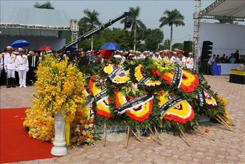 Linh cữu nguyên Tổng Bí thư Đỗ Mười quàn tại Nhà tang lễ quốc gia, số 5 Trần Thánh Tông (Hà Nội). Ảnh: TTXVN Đồng chí Trương Hòa Bình, Ủy viên Bộ Chính trị, Phó Thủ tướng thường trực Chính phủ, Trưởng Ban Tổ chức Lễ tang, tuyên bố bắt đầu Lễ truy điệu. Ảnh: Trí Dũng – TTXVN Tổng Bí thư Nguyễn Phú Trọng, Thủ tướng Nguyễn Xuân Phúc, Quyền Chủ tịch nước Đặng Thị Ngọc Thịnh, các đồng chí lãnh đạo, nguyên lãnh đạo Đảng, Nhà nước; Thủ tướng Lào Thongloun Sisoulith, các vị khách quốc tế cùng gia đình đồng chí Đỗ Mười dự Lễ truy điệu. Ảnh: Nhan Sáng – TTXVN Gia đình nguyên Tổng Bí thư Đỗ Mười tại Lễ truy điệu. Ảnh: TTXVN Các tăng ni cầu siêu, tưởng nhớ nguyên Tổng Bí thư Đỗ Mười. Ảnh: TTXVN Đại diện gia đình nguyên Tổng Bí thư Đỗ Mười thắp nén hương tưởng niệm lần cuối trước linh cữu. Ảnh: TTXVN Gia đình, họ hàng đi vòng quanh linh cữu, viếng nguyên Tổng Bí thư Đỗ Mười lần cuối. Ảnh: TTXVN Tổng Bí thư Nguyễn Phú Trọng, Trưởng Ban Lễ tang nguyên Tổng Bí thư Đỗ Mười, thay mặt lãnh đạo Đảng, Nhà nước đọc điếu văn tưởng nhớ và đưa tiễn đồng chí Đỗ Mười. Ảnh: Trí Dũng - TTXVN Ông Nguyễn Duy Trung, con trai nguyên Tổng Bí thư Đỗ Mười, thay mặt gia đình phát biểu bày tỏ lòng cảm ơn tới các đồng chí lãnh đạo Đảng, Nhà nước, những người bạn quốc tế đã tới chia buồn cùng gia đình. Ảnh: Trí Dũng – TTXVN Tổng Bí thư Nguyễn Phú Trọng và các đồng chí lãnh đạo, nguyên lãnh đạo Đảng, Nhà nước đi vòng quanh linh cữu lần cuối, vĩnh biệt đồng chí Đỗ Mười. Ảnh: Nhan Sáng – TTXVN Các tăng ni thực hiện nghi lễ cầu siêu, tưởng nhớ nguyên Tổng Bí thư Đỗ Mười. Ảnh: TTXVN Đội tiêu binh thực hiện nghi lễ chuyển di ảnh, gối huân huy chương và linh cữu đồng chí Đỗ Mười ra xe tang. Ảnh: Nhan Sáng – TTXVN Tổng Bí thư Nguyễn Phú Trọng, Thủ tướng Nguyễn Xuân Phúc đưa linh cữu đồng chí Đỗ Mười ra xe tang. Ảnh: Nhan Sáng – TTXVN Tổng Bí thư Nguyễn Phú Trọng, Thủ tướng Nguyễn Xuân Phúc cùng các đồng chí lãnh đạo, nguyên lãnh đạo Đảng, Nhà nước bên xe tang chở linh cữu đồng chí Đỗ Mười. Ảnh: Nhan Sáng – TTXVN Đoàn xe tang đưa linh cữu nguyên Tổng Bí thư Đỗ Mười di chuyển trên phố Lê Thánh Tông (Hà Nội). Ảnh: TTXVN Đoàn xe tang đưa linh cữu nguyên Tổng Bí thư Đỗ Mười di chuyển từ phố Tràng Tiền sang phố Hàng Khay (Hà Nội). Ảnh: TTXVN Đoàn xe tang đưa linh cữu nguyên Tổng Bí thư Đỗ Mười di chuyển trên phố Hàng Khay (Hà Nội). Ảnh: TTXVN Giáo viên và các em học sinh trường THCS Nguyễn Tri Phương đưa tiễn linh cữu nguyên Tổng Bí thư Đỗ Mười trên phố Hoàng Diệu (Hà Nội). Ảnh: Thành Đạt – TTXVN Đoàn xe đưa linh cữu nguyên Tổng Bí thư Đỗ Mười di chuyển trên đường Độc Lập (khu vực quảng trường Ba Đình và Nhà Quốc hội), Hà Nội. Ảnh: TTXVN Đoàn xe đưa linh cữu nguyên Tổng Bí thư Đỗ Mười trên phố Giải Phóng (Hà Nội). Ảnh: Danh Lam – TTXVN Người dân chờ đón linh cữu nguyên Tổng Bí thư Đỗ Mười tại quê nhà, khu Ma Vang, thôn 1, xã Đông Mỹ, huyện Thanh Trì, thành phố Hà Nội. Ảnh: Quang Quyết – TTXVN Đoàn xe tang đưa linh cữu nguyên Tổng Bí thư Đỗ Mười về tại quê nhà, khu Ma Vang, thôn 1, xã Đông Mỹ, huyện Thanh Trì, thành phố Hà Nội. Ảnh: Doãn Tấn – TTXVN Linh cữu nguyên Tổng Bí thư Đỗ Mười về tại quê nhà, khu Ma Vang, thôn 1, xã Đông Mỹ, huyện Thanh Trì, thành phố Hà Nội. Ảnh: Doãn Tấn – TTXVN Gia quyến nguyên Tổng Bí thư Đỗ Mười về tại quê nhà, khu Ma Vang, thôn 1, xã Đông Mỹ, huyện Thanh Trì, thành phố Hà Nội. Ảnh: Doãn Tấn – TTXVN Tổng Bí thư Nguyễn Phú Trọng cùng các đồng chí lãnh đạo, nguyên lãnh đạo cấp cao của Đảng, Nhà nước, Mặt trận Tổ quốc Việt Nam và đông đảo nhân dân địa phương dành một phút mặc niệm, vĩnh biệt nguyên Tổng Bí thư Đỗ Mười. Ảnh: Doãn Tấn – TTXVN Đội nghi lễ thực hiện nghi thức đóng huyệt mộ nguyên Tổng Bí thư Đỗ Mười. Ảnh: Doãn Tấn - TTXVN Tổng Bí thư Nguyễn Phú Trọng và các đồng chí lãnh đạo, nguyên lãnh đạo Đảng, Nhà nước, Mặt trận Tổ quốc Việt Nam thả những nắm đất đầu tiên xuống huyệt mộ nguyên Tổng Bí thư Đỗ Mười. Ảnh: Dương Giang – TTXVN Các đồng chí lãnh đạo, nguyên lãnh đạo Đảng, Nhà nước, Mặt trận Tổ quốc Việt Nam và gia đình nguyên Tổng Bí thư Đỗ Mười thả những nắm đất đầu tiên xuống huyệt mộ. Ảnh: Dương Giang – TTXVN Đồng chí Trương Hòa Bình, Ủy viên Bộ Chính trị, Phó Thủ tướng thường trực Chính phủ, Trưởng Ban Tổ chức Lễ tang phát biểu cảm ơn và tuyên bố kết thúc Lễ Quốc tang nguyên Tổng Bí thư Đỗ Mười. Ảnh: Doãn Tấn - TTXVN Phó Thủ tướng thường trực Chính phủ Trương Hòa Bình, nguyên Trưởng Ban Dân vận Trung ương Hà Thị Khiết và các đại biểu chia buồn cùng gia quyến nguyên Tổng Bí thư Đỗ Mười. Ảnh: Doãn Tấn-TTXVN Trưởng Ban Tuyên giáo Trung ương Võ Văn Thưởng chia buồn cùng gia quyến nguyên Tổng Bí thư Đỗ Mười. Ảnh: TTXVN Mộ nguyên Tổng Bí thư Đỗ Mười tại quê hương ông - Khu Ma Vang, thôn 1, xã Đông Mỹ, huyện Thanh Trì, thành phố Hà Nội. Ảnh: Doãn Tấn – TTXVN Linh cữu nguyên Tổng Bí thư Đỗ Mười quàn tại Nhà tang lễ quốc gia, số 5 Trần Thánh Tông (Hà Nội). Ảnh: TTXVN Đồng chí Trương Hòa Bình, Ủy viên Bộ Chính trị, Phó Thủ tướng thường trực Chính phủ, Trưởng Ban Tổ chức Lễ tang, tuyên bố bắt đầu Lễ truy điệu. Ảnh: Trí Dũng – TTXVN Tổng Bí thư Nguyễn Phú Trọng, Thủ tướng Nguyễn Xuân Phúc, Quyền Chủ tịch nước Đặng Thị Ngọc Thịnh, các đồng chí lãnh đạo, nguyên lãnh đạo Đảng, Nhà nước; Thủ tướng Lào Thongloun Sisoulith, các vị khách quốc tế cùng gia đình đồng chí Đỗ Mười dự Lễ truy điệu. Ảnh: Nhan Sáng – TTXVN Gia đình nguyên Tổng Bí thư Đỗ Mười tại Lễ truy điệu. Ảnh: TTXVN Các tăng ni cầu siêu, tưởng nhớ nguyên Tổng Bí thư Đỗ Mười. Ảnh: TTXVN Đại diện gia đình nguyên Tổng Bí thư Đỗ Mười thắp nén hương tưởng niệm lần cuối trước linh cữu. Ảnh: TTXVN Gia đình, họ hàng đi vòng quanh linh cữu, viếng nguyên Tổng Bí thư Đỗ Mười lần cuối. Ảnh: TTXVN Tổng Bí thư Nguyễn Phú Trọng, Trưởng Ban Lễ tang nguyên Tổng Bí thư Đỗ Mười, thay mặt lãnh đạo Đảng, Nhà nước đọc điếu văn tưởng nhớ và đưa tiễn đồng chí Đỗ Mười. Ảnh: Trí Dũng - TTXVN Ông Nguyễn Duy Trung, con trai nguyên Tổng Bí thư Đỗ Mười, thay mặt gia đình phát biểu bày tỏ lòng cảm ơn tới các đồng chí lãnh đạo Đảng, Nhà nước, những người bạn quốc tế đã tới chia buồn cùng gia đình. Ảnh: Trí Dũng – TTXVN Tổng Bí thư Nguyễn Phú Trọng và các đồng chí lãnh đạo, nguyên lãnh đạo Đảng, Nhà nước đi vòng quanh linh cữu lần cuối, vĩnh biệt đồng chí Đỗ Mười. Ảnh: Nhan Sáng – TTXVN Các tăng ni thực hiện nghi lễ cầu siêu, tưởng nhớ nguyên Tổng Bí thư Đỗ Mười. Ảnh: TTXVN Đội tiêu binh thực hiện nghi lễ chuyển di ảnh, gối huân huy chương và linh cữu đồng chí Đỗ Mười ra xe tang. Ảnh: Nhan Sáng – TTXVN Tổng Bí thư Nguyễn Phú Trọng, Thủ tướng Nguyễn Xuân Phúc đưa linh cữu đồng chí Đỗ Mười ra xe tang. Ảnh: Nhan Sáng – TTXVN Tổng Bí thư Nguyễn Phú Trọng, Thủ tướng Nguyễn Xuân Phúc cùng các đồng chí lãnh đạo, nguyên lãnh đạo Đảng, Nhà nước bên xe tang chở linh cữu đồng chí Đỗ Mười. Ảnh: Nhan Sáng – TTXVN Đoàn xe tang đưa linh cữu nguyên Tổng Bí thư Đỗ Mười di chuyển trên phố Lê Thánh Tông (Hà Nội). Ảnh: TTXVN Đoàn xe tang đưa linh cữu nguyên Tổng Bí thư Đỗ Mười di chuyển từ phố Tràng Tiền sang phố Hàng Khay (Hà Nội). Ảnh: TTXVN Đoàn xe tang đưa linh cữu nguyên Tổng Bí thư Đỗ Mười di chuyển trên phố Hàng Khay (Hà Nội). Ảnh: TTXVN Giáo viên và các em học sinh trường THCS Nguyễn Tri Phương đưa tiễn linh cữu nguyên Tổng Bí thư Đỗ Mười trên phố Hoàng Diệu (Hà Nội). Ảnh: Thành Đạt – TTXVN Đoàn xe đưa linh cữu nguyên Tổng Bí thư Đỗ Mười di chuyển trên đường Độc Lập (khu vực quảng trường Ba Đình và Nhà Quốc hội), Hà Nội. Ảnh: TTXVN Đoàn xe đưa linh cữu nguyên Tổng Bí thư Đỗ Mười trên phố Giải Phóng (Hà Nội). Ảnh: Danh Lam – TTXVN Người dân chờ đón linh cữu nguyên Tổng Bí thư Đỗ Mười tại quê nhà, khu Ma Vang, thôn 1, xã Đông Mỹ, huyện Thanh Trì, thành phố Hà Nội. Ảnh: Quang Quyết – TTXVN Đoàn xe tang đưa linh cữu nguyên Tổng Bí thư Đỗ Mười về tại quê nhà, khu Ma Vang, thôn 1, xã Đông Mỹ, huyện Thanh Trì, thành phố Hà Nội. Ảnh: Doãn Tấn – TTXVN Linh cữu nguyên Tổng Bí thư Đỗ Mười về tại quê nhà, khu Ma Vang, thôn 1, xã Đông Mỹ, huyện Thanh Trì, thành phố Hà Nội. Ảnh: Doãn Tấn – TTXVN Gia quyến nguyên Tổng Bí thư Đỗ Mười về tại quê nhà, khu Ma Vang, thôn 1, xã Đông Mỹ, huyện Thanh Trì, thành phố Hà Nội. Ảnh: Doãn Tấn – TTXVN Tổng Bí thư Nguyễn Phú Trọng cùng các đồng chí lãnh đạo, nguyên lãnh đạo cấp cao của Đảng, Nhà nước, Mặt trận Tổ quốc Việt Nam và đông đảo nhân dân địa phương dành một phút mặc niệm, vĩnh biệt nguyên Tổng Bí thư Đỗ Mười. Ảnh: Doãn Tấn – TTXVN Đội nghi lễ thực hiện nghi thức đóng huyệt mộ nguyên Tổng Bí thư Đỗ Mười. Ảnh: Doãn Tấn - TTXVN Tổng Bí thư Nguyễn Phú Trọng và các đồng chí lãnh đạo, nguyên lãnh đạo Đảng, Nhà nước, Mặt trận Tổ quốc Việt Nam thả những nắm đất đầu tiên xuống huyệt mộ nguyên Tổng Bí thư Đỗ Mười. Ảnh: Dương Giang – TTXVN Các đồng chí lãnh đạo, nguyên lãnh đạo Đảng, Nhà nước, Mặt trận Tổ quốc Việt Nam và gia đình nguyên Tổng Bí thư Đỗ Mười thả những nắm đất đầu tiên xuống huyệt mộ. Ảnh: Dương Giang – TTXVN Đồng chí Trương Hòa Bình, Ủy viên Bộ Chính trị, Phó Thủ tướng thường trực Chính phủ, Trưởng Ban Tổ chức Lễ tang phát biểu cảm ơn và tuyên bố kết thúc Lễ Quốc tang nguyên Tổng Bí thư Đỗ Mười. Ảnh: Doãn Tấn - TTXVN Phó Thủ tướng thường trực Chính phủ Trương Hòa Bình, nguyên Trưởng Ban Dân vận Trung ương Hà Thị Khiết và các đại biểu chia buồn cùng gia quyến nguyên Tổng Bí thư Đỗ Mười. Ảnh: Doãn Tấn-TTXVN Trưởng Ban Tuyên giáo Trung ương Võ Văn Thưởng chia buồn cùng gia quyến nguyên Tổng Bí thư Đỗ Mười. Ảnh: TTXVN Mộ nguyên Tổng Bí thư Đỗ Mười tại quê hương ông - Khu Ma Vang, thôn 1, xã Đông Mỹ, huyện Thanh Trì, thành phố Hà Nội. Ảnh: Doãn Tấn – TTXVN