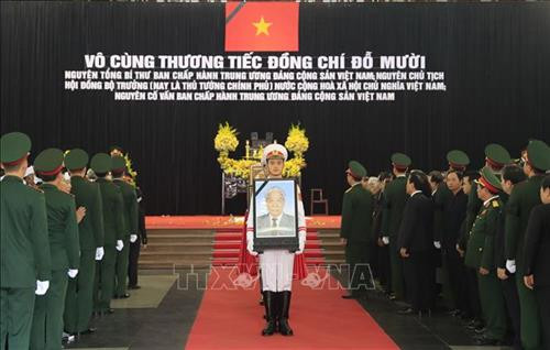 Linh cữu nguyên Tổng Bí thư Đỗ Mười quàn tại Nhà tang lễ quốc gia, số 5 Trần Thánh Tông (Hà Nội). Ảnh: TTXVN Đồng chí Trương Hòa Bình, Ủy viên Bộ Chính trị, Phó Thủ tướng thường trực Chính phủ, Trưởng Ban Tổ chức Lễ tang, tuyên bố bắt đầu Lễ truy điệu. Ảnh: Trí Dũng – TTXVN Tổng Bí thư Nguyễn Phú Trọng, Thủ tướng Nguyễn Xuân Phúc, Quyền Chủ tịch nước Đặng Thị Ngọc Thịnh, các đồng chí lãnh đạo, nguyên lãnh đạo Đảng, Nhà nước; Thủ tướng Lào Thongloun Sisoulith, các vị khách quốc tế cùng gia đình đồng chí Đỗ Mười dự Lễ truy điệu. Ảnh: Nhan Sáng – TTXVN Gia đình nguyên Tổng Bí thư Đỗ Mười tại Lễ truy điệu. Ảnh: TTXVN Các tăng ni cầu siêu, tưởng nhớ nguyên Tổng Bí thư Đỗ Mười. Ảnh: TTXVN Đại diện gia đình nguyên Tổng Bí thư Đỗ Mười thắp nén hương tưởng niệm lần cuối trước linh cữu. Ảnh: TTXVN Gia đình, họ hàng đi vòng quanh linh cữu, viếng nguyên Tổng Bí thư Đỗ Mười lần cuối. Ảnh: TTXVN Tổng Bí thư Nguyễn Phú Trọng, Trưởng Ban Lễ tang nguyên Tổng Bí thư Đỗ Mười, thay mặt lãnh đạo Đảng, Nhà nước đọc điếu văn tưởng nhớ và đưa tiễn đồng chí Đỗ Mười. Ảnh: Trí Dũng - TTXVN Ông Nguyễn Duy Trung, con trai nguyên Tổng Bí thư Đỗ Mười, thay mặt gia đình phát biểu bày tỏ lòng cảm ơn tới các đồng chí lãnh đạo Đảng, Nhà nước, những người bạn quốc tế đã tới chia buồn cùng gia đình. Ảnh: Trí Dũng – TTXVN Tổng Bí thư Nguyễn Phú Trọng và các đồng chí lãnh đạo, nguyên lãnh đạo Đảng, Nhà nước đi vòng quanh linh cữu lần cuối, vĩnh biệt đồng chí Đỗ Mười. Ảnh: Nhan Sáng – TTXVN Các tăng ni thực hiện nghi lễ cầu siêu, tưởng nhớ nguyên Tổng Bí thư Đỗ Mười. Ảnh: TTXVN Đội tiêu binh thực hiện nghi lễ chuyển di ảnh, gối huân huy chương và linh cữu đồng chí Đỗ Mười ra xe tang. Ảnh: Nhan Sáng – TTXVN Tổng Bí thư Nguyễn Phú Trọng, Thủ tướng Nguyễn Xuân Phúc đưa linh cữu đồng chí Đỗ Mười ra xe tang. Ảnh: Nhan Sáng – TTXVN Tổng Bí thư Nguyễn Phú Trọng, Thủ tướng Nguyễn Xuân Phúc cùng các đồng chí lãnh đạo, nguyên lãnh đạo Đảng, Nhà nước bên xe tang chở linh cữu đồng chí Đỗ Mười. Ảnh: Nhan Sáng – TTXVN Đoàn xe tang đưa linh cữu nguyên Tổng Bí thư Đỗ Mười di chuyển trên phố Lê Thánh Tông (Hà Nội). Ảnh: TTXVN Đoàn xe tang đưa linh cữu nguyên Tổng Bí thư Đỗ Mười di chuyển từ phố Tràng Tiền sang phố Hàng Khay (Hà Nội). Ảnh: TTXVN Đoàn xe tang đưa linh cữu nguyên Tổng Bí thư Đỗ Mười di chuyển trên phố Hàng Khay (Hà Nội). Ảnh: TTXVN Giáo viên và các em học sinh trường THCS Nguyễn Tri Phương đưa tiễn linh cữu nguyên Tổng Bí thư Đỗ Mười trên phố Hoàng Diệu (Hà Nội). Ảnh: Thành Đạt – TTXVN Đoàn xe đưa linh cữu nguyên Tổng Bí thư Đỗ Mười di chuyển trên đường Độc Lập (khu vực quảng trường Ba Đình và Nhà Quốc hội), Hà Nội. Ảnh: TTXVN Đoàn xe đưa linh cữu nguyên Tổng Bí thư Đỗ Mười trên phố Giải Phóng (Hà Nội). Ảnh: Danh Lam – TTXVN Người dân chờ đón linh cữu nguyên Tổng Bí thư Đỗ Mười tại quê nhà, khu Ma Vang, thôn 1, xã Đông Mỹ, huyện Thanh Trì, thành phố Hà Nội. Ảnh: Quang Quyết – TTXVN Đoàn xe tang đưa linh cữu nguyên Tổng Bí thư Đỗ Mười về tại quê nhà, khu Ma Vang, thôn 1, xã Đông Mỹ, huyện Thanh Trì, thành phố Hà Nội. Ảnh: Doãn Tấn – TTXVN Linh cữu nguyên Tổng Bí thư Đỗ Mười về tại quê nhà, khu Ma Vang, thôn 1, xã Đông Mỹ, huyện Thanh Trì, thành phố Hà Nội. Ảnh: Doãn Tấn – TTXVN Gia quyến nguyên Tổng Bí thư Đỗ Mười về tại quê nhà, khu Ma Vang, thôn 1, xã Đông Mỹ, huyện Thanh Trì, thành phố Hà Nội. Ảnh: Doãn Tấn – TTXVN Tổng Bí thư Nguyễn Phú Trọng cùng các đồng chí lãnh đạo, nguyên lãnh đạo cấp cao của Đảng, Nhà nước, Mặt trận Tổ quốc Việt Nam và đông đảo nhân dân địa phương dành một phút mặc niệm, vĩnh biệt nguyên Tổng Bí thư Đỗ Mười. Ảnh: Doãn Tấn – TTXVN Đội nghi lễ thực hiện nghi thức đóng huyệt mộ nguyên Tổng Bí thư Đỗ Mười. Ảnh: Doãn Tấn - TTXVN Tổng Bí thư Nguyễn Phú Trọng và các đồng chí lãnh đạo, nguyên lãnh đạo Đảng, Nhà nước, Mặt trận Tổ quốc Việt Nam thả những nắm đất đầu tiên xuống huyệt mộ nguyên Tổng Bí thư Đỗ Mười. Ảnh: Dương Giang – TTXVN Các đồng chí lãnh đạo, nguyên lãnh đạo Đảng, Nhà nước, Mặt trận Tổ quốc Việt Nam và gia đình nguyên Tổng Bí thư Đỗ Mười thả những nắm đất đầu tiên xuống huyệt mộ. Ảnh: Dương Giang – TTXVN Đồng chí Trương Hòa Bình, Ủy viên Bộ Chính trị, Phó Thủ tướng thường trực Chính phủ, Trưởng Ban Tổ chức Lễ tang phát biểu cảm ơn và tuyên bố kết thúc Lễ Quốc tang nguyên Tổng Bí thư Đỗ Mười. Ảnh: Doãn Tấn - TTXVN Phó Thủ tướng thường trực Chính phủ Trương Hòa Bình, nguyên Trưởng Ban Dân vận Trung ương Hà Thị Khiết và các đại biểu chia buồn cùng gia quyến nguyên Tổng Bí thư Đỗ Mười. Ảnh: Doãn Tấn-TTXVN Trưởng Ban Tuyên giáo Trung ương Võ Văn Thưởng chia buồn cùng gia quyến nguyên Tổng Bí thư Đỗ Mười. Ảnh: TTXVN Mộ nguyên Tổng Bí thư Đỗ Mười tại quê hương ông - Khu Ma Vang, thôn 1, xã Đông Mỹ, huyện Thanh Trì, thành phố Hà Nội. Ảnh: Doãn Tấn – TTXVN Linh cữu nguyên Tổng Bí thư Đỗ Mười quàn tại Nhà tang lễ quốc gia, số 5 Trần Thánh Tông (Hà Nội). Ảnh: TTXVN Đồng chí Trương Hòa Bình, Ủy viên Bộ Chính trị, Phó Thủ tướng thường trực Chính phủ, Trưởng Ban Tổ chức Lễ tang, tuyên bố bắt đầu Lễ truy điệu. Ảnh: Trí Dũng – TTXVN Tổng Bí thư Nguyễn Phú Trọng, Thủ tướng Nguyễn Xuân Phúc, Quyền Chủ tịch nước Đặng Thị Ngọc Thịnh, các đồng chí lãnh đạo, nguyên lãnh đạo Đảng, Nhà nước; Thủ tướng Lào Thongloun Sisoulith, các vị khách quốc tế cùng gia đình đồng chí Đỗ Mười dự Lễ truy điệu. Ảnh: Nhan Sáng – TTXVN Gia đình nguyên Tổng Bí thư Đỗ Mười tại Lễ truy điệu. Ảnh: TTXVN Các tăng ni cầu siêu, tưởng nhớ nguyên Tổng Bí thư Đỗ Mười. Ảnh: TTXVN Đại diện gia đình nguyên Tổng Bí thư Đỗ Mười thắp nén hương tưởng niệm lần cuối trước linh cữu. Ảnh: TTXVN Gia đình, họ hàng đi vòng quanh linh cữu, viếng nguyên Tổng Bí thư Đỗ Mười lần cuối. Ảnh: TTXVN Tổng Bí thư Nguyễn Phú Trọng, Trưởng Ban Lễ tang nguyên Tổng Bí thư Đỗ Mười, thay mặt lãnh đạo Đảng, Nhà nước đọc điếu văn tưởng nhớ và đưa tiễn đồng chí Đỗ Mười. Ảnh: Trí Dũng - TTXVN Ông Nguyễn Duy Trung, con trai nguyên Tổng Bí thư Đỗ Mười, thay mặt gia đình phát biểu bày tỏ lòng cảm ơn tới các đồng chí lãnh đạo Đảng, Nhà nước, những người bạn quốc tế đã tới chia buồn cùng gia đình. Ảnh: Trí Dũng – TTXVN Tổng Bí thư Nguyễn Phú Trọng và các đồng chí lãnh đạo, nguyên lãnh đạo Đảng, Nhà nước đi vòng quanh linh cữu lần cuối, vĩnh biệt đồng chí Đỗ Mười. Ảnh: Nhan Sáng – TTXVN Các tăng ni thực hiện nghi lễ cầu siêu, tưởng nhớ nguyên Tổng Bí thư Đỗ Mười. Ảnh: TTXVN Đội tiêu binh thực hiện nghi lễ chuyển di ảnh, gối huân huy chương và linh cữu đồng chí Đỗ Mười ra xe tang. Ảnh: Nhan Sáng – TTXVN Tổng Bí thư Nguyễn Phú Trọng, Thủ tướng Nguyễn Xuân Phúc đưa linh cữu đồng chí Đỗ Mười ra xe tang. Ảnh: Nhan Sáng – TTXVN Tổng Bí thư Nguyễn Phú Trọng, Thủ tướng Nguyễn Xuân Phúc cùng các đồng chí lãnh đạo, nguyên lãnh đạo Đảng, Nhà nước bên xe tang chở linh cữu đồng chí Đỗ Mười. Ảnh: Nhan Sáng – TTXVN Đoàn xe tang đưa linh cữu nguyên Tổng Bí thư Đỗ Mười di chuyển trên phố Lê Thánh Tông (Hà Nội). Ảnh: TTXVN Đoàn xe tang đưa linh cữu nguyên Tổng Bí thư Đỗ Mười di chuyển từ phố Tràng Tiền sang phố Hàng Khay (Hà Nội). Ảnh: TTXVN Đoàn xe tang đưa linh cữu nguyên Tổng Bí thư Đỗ Mười di chuyển trên phố Hàng Khay (Hà Nội). Ảnh: TTXVN Giáo viên và các em học sinh trường THCS Nguyễn Tri Phương đưa tiễn linh cữu nguyên Tổng Bí thư Đỗ Mười trên phố Hoàng Diệu (Hà Nội). Ảnh: Thành Đạt – TTXVN Đoàn xe đưa linh cữu nguyên Tổng Bí thư Đỗ Mười di chuyển trên đường Độc Lập (khu vực quảng trường Ba Đình và Nhà Quốc hội), Hà Nội. Ảnh: TTXVN Đoàn xe đưa linh cữu nguyên Tổng Bí thư Đỗ Mười trên phố Giải Phóng (Hà Nội). Ảnh: Danh Lam – TTXVN Người dân chờ đón linh cữu nguyên Tổng Bí thư Đỗ Mười tại quê nhà, khu Ma Vang, thôn 1, xã Đông Mỹ, huyện Thanh Trì, thành phố Hà Nội. Ảnh: Quang Quyết – TTXVN Đoàn xe tang đưa linh cữu nguyên Tổng Bí thư Đỗ Mười về tại quê nhà, khu Ma Vang, thôn 1, xã Đông Mỹ, huyện Thanh Trì, thành phố Hà Nội. Ảnh: Doãn Tấn – TTXVN Linh cữu nguyên Tổng Bí thư Đỗ Mười về tại quê nhà, khu Ma Vang, thôn 1, xã Đông Mỹ, huyện Thanh Trì, thành phố Hà Nội. Ảnh: Doãn Tấn – TTXVN Gia quyến nguyên Tổng Bí thư Đỗ Mười về tại quê nhà, khu Ma Vang, thôn 1, xã Đông Mỹ, huyện Thanh Trì, thành phố Hà Nội. Ảnh: Doãn Tấn – TTXVN Tổng Bí thư Nguyễn Phú Trọng cùng các đồng chí lãnh đạo, nguyên lãnh đạo cấp cao của Đảng, Nhà nước, Mặt trận Tổ quốc Việt Nam và đông đảo nhân dân địa phương dành một phút mặc niệm, vĩnh biệt nguyên Tổng Bí thư Đỗ Mười. Ảnh: Doãn Tấn – TTXVN Đội nghi lễ thực hiện nghi thức đóng huyệt mộ nguyên Tổng Bí thư Đỗ Mười. Ảnh: Doãn Tấn - TTXVN Tổng Bí thư Nguyễn Phú Trọng và các đồng chí lãnh đạo, nguyên lãnh đạo Đảng, Nhà nước, Mặt trận Tổ quốc Việt Nam thả những nắm đất đầu tiên xuống huyệt mộ nguyên Tổng Bí thư Đỗ Mười. Ảnh: Dương Giang – TTXVN Các đồng chí lãnh đạo, nguyên lãnh đạo Đảng, Nhà nước, Mặt trận Tổ quốc Việt Nam và gia đình nguyên Tổng Bí thư Đỗ Mười thả những nắm đất đầu tiên xuống huyệt mộ. Ảnh: Dương Giang – TTXVN Đồng chí Trương Hòa Bình, Ủy viên Bộ Chính trị, Phó Thủ tướng thường trực Chính phủ, Trưởng Ban Tổ chức Lễ tang phát biểu cảm ơn và tuyên bố kết thúc Lễ Quốc tang nguyên Tổng Bí thư Đỗ Mười. Ảnh: Doãn Tấn - TTXVN Phó Thủ tướng thường trực Chính phủ Trương Hòa Bình, nguyên Trưởng Ban Dân vận Trung ương Hà Thị Khiết và các đại biểu chia buồn cùng gia quyến nguyên Tổng Bí thư Đỗ Mười. Ảnh: Doãn Tấn-TTXVN Trưởng Ban Tuyên giáo Trung ương Võ Văn Thưởng chia buồn cùng gia quyến nguyên Tổng Bí thư Đỗ Mười. Ảnh: TTXVN Mộ nguyên Tổng Bí thư Đỗ Mười tại quê hương ông - Khu Ma Vang, thôn 1, xã Đông Mỹ, huyện Thanh Trì, thành phố Hà Nội. Ảnh: Doãn Tấn – TTXVN