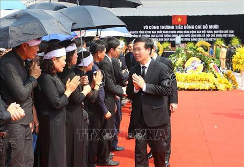 Linh cữu nguyên Tổng Bí thư Đỗ Mười quàn tại Nhà tang lễ quốc gia, số 5 Trần Thánh Tông (Hà Nội). Ảnh: TTXVN Đồng chí Trương Hòa Bình, Ủy viên Bộ Chính trị, Phó Thủ tướng thường trực Chính phủ, Trưởng Ban Tổ chức Lễ tang, tuyên bố bắt đầu Lễ truy điệu. Ảnh: Trí Dũng – TTXVN Tổng Bí thư Nguyễn Phú Trọng, Thủ tướng Nguyễn Xuân Phúc, Quyền Chủ tịch nước Đặng Thị Ngọc Thịnh, các đồng chí lãnh đạo, nguyên lãnh đạo Đảng, Nhà nước; Thủ tướng Lào Thongloun Sisoulith, các vị khách quốc tế cùng gia đình đồng chí Đỗ Mười dự Lễ truy điệu. Ảnh: Nhan Sáng – TTXVN Gia đình nguyên Tổng Bí thư Đỗ Mười tại Lễ truy điệu. Ảnh: TTXVN Các tăng ni cầu siêu, tưởng nhớ nguyên Tổng Bí thư Đỗ Mười. Ảnh: TTXVN Đại diện gia đình nguyên Tổng Bí thư Đỗ Mười thắp nén hương tưởng niệm lần cuối trước linh cữu. Ảnh: TTXVN Gia đình, họ hàng đi vòng quanh linh cữu, viếng nguyên Tổng Bí thư Đỗ Mười lần cuối. Ảnh: TTXVN Tổng Bí thư Nguyễn Phú Trọng, Trưởng Ban Lễ tang nguyên Tổng Bí thư Đỗ Mười, thay mặt lãnh đạo Đảng, Nhà nước đọc điếu văn tưởng nhớ và đưa tiễn đồng chí Đỗ Mười. Ảnh: Trí Dũng - TTXVN Ông Nguyễn Duy Trung, con trai nguyên Tổng Bí thư Đỗ Mười, thay mặt gia đình phát biểu bày tỏ lòng cảm ơn tới các đồng chí lãnh đạo Đảng, Nhà nước, những người bạn quốc tế đã tới chia buồn cùng gia đình. Ảnh: Trí Dũng – TTXVN Tổng Bí thư Nguyễn Phú Trọng và các đồng chí lãnh đạo, nguyên lãnh đạo Đảng, Nhà nước đi vòng quanh linh cữu lần cuối, vĩnh biệt đồng chí Đỗ Mười. Ảnh: Nhan Sáng – TTXVN Các tăng ni thực hiện nghi lễ cầu siêu, tưởng nhớ nguyên Tổng Bí thư Đỗ Mười. Ảnh: TTXVN Đội tiêu binh thực hiện nghi lễ chuyển di ảnh, gối huân huy chương và linh cữu đồng chí Đỗ Mười ra xe tang. Ảnh: Nhan Sáng – TTXVN Tổng Bí thư Nguyễn Phú Trọng, Thủ tướng Nguyễn Xuân Phúc đưa linh cữu đồng chí Đỗ Mười ra xe tang. Ảnh: Nhan Sáng – TTXVN Tổng Bí thư Nguyễn Phú Trọng, Thủ tướng Nguyễn Xuân Phúc cùng các đồng chí lãnh đạo, nguyên lãnh đạo Đảng, Nhà nước bên xe tang chở linh cữu đồng chí Đỗ Mười. Ảnh: Nhan Sáng – TTXVN Đoàn xe tang đưa linh cữu nguyên Tổng Bí thư Đỗ Mười di chuyển trên phố Lê Thánh Tông (Hà Nội). Ảnh: TTXVN Đoàn xe tang đưa linh cữu nguyên Tổng Bí thư Đỗ Mười di chuyển từ phố Tràng Tiền sang phố Hàng Khay (Hà Nội). Ảnh: TTXVN Đoàn xe tang đưa linh cữu nguyên Tổng Bí thư Đỗ Mười di chuyển trên phố Hàng Khay (Hà Nội). Ảnh: TTXVN Giáo viên và các em học sinh trường THCS Nguyễn Tri Phương đưa tiễn linh cữu nguyên Tổng Bí thư Đỗ Mười trên phố Hoàng Diệu (Hà Nội). Ảnh: Thành Đạt – TTXVN Đoàn xe đưa linh cữu nguyên Tổng Bí thư Đỗ Mười di chuyển trên đường Độc Lập (khu vực quảng trường Ba Đình và Nhà Quốc hội), Hà Nội. Ảnh: TTXVN Đoàn xe đưa linh cữu nguyên Tổng Bí thư Đỗ Mười trên phố Giải Phóng (Hà Nội). Ảnh: Danh Lam – TTXVN Người dân chờ đón linh cữu nguyên Tổng Bí thư Đỗ Mười tại quê nhà, khu Ma Vang, thôn 1, xã Đông Mỹ, huyện Thanh Trì, thành phố Hà Nội. Ảnh: Quang Quyết – TTXVN Đoàn xe tang đưa linh cữu nguyên Tổng Bí thư Đỗ Mười về tại quê nhà, khu Ma Vang, thôn 1, xã Đông Mỹ, huyện Thanh Trì, thành phố Hà Nội. Ảnh: Doãn Tấn – TTXVN Linh cữu nguyên Tổng Bí thư Đỗ Mười về tại quê nhà, khu Ma Vang, thôn 1, xã Đông Mỹ, huyện Thanh Trì, thành phố Hà Nội. Ảnh: Doãn Tấn – TTXVN Gia quyến nguyên Tổng Bí thư Đỗ Mười về tại quê nhà, khu Ma Vang, thôn 1, xã Đông Mỹ, huyện Thanh Trì, thành phố Hà Nội. Ảnh: Doãn Tấn – TTXVN Tổng Bí thư Nguyễn Phú Trọng cùng các đồng chí lãnh đạo, nguyên lãnh đạo cấp cao của Đảng, Nhà nước, Mặt trận Tổ quốc Việt Nam và đông đảo nhân dân địa phương dành một phút mặc niệm, vĩnh biệt nguyên Tổng Bí thư Đỗ Mười. Ảnh: Doãn Tấn – TTXVN Đội nghi lễ thực hiện nghi thức đóng huyệt mộ nguyên Tổng Bí thư Đỗ Mười. Ảnh: Doãn Tấn - TTXVN Tổng Bí thư Nguyễn Phú Trọng và các đồng chí lãnh đạo, nguyên lãnh đạo Đảng, Nhà nước, Mặt trận Tổ quốc Việt Nam thả những nắm đất đầu tiên xuống huyệt mộ nguyên Tổng Bí thư Đỗ Mười. Ảnh: Dương Giang – TTXVN Các đồng chí lãnh đạo, nguyên lãnh đạo Đảng, Nhà nước, Mặt trận Tổ quốc Việt Nam và gia đình nguyên Tổng Bí thư Đỗ Mười thả những nắm đất đầu tiên xuống huyệt mộ. Ảnh: Dương Giang – TTXVN Đồng chí Trương Hòa Bình, Ủy viên Bộ Chính trị, Phó Thủ tướng thường trực Chính phủ, Trưởng Ban Tổ chức Lễ tang phát biểu cảm ơn và tuyên bố kết thúc Lễ Quốc tang nguyên Tổng Bí thư Đỗ Mười. Ảnh: Doãn Tấn - TTXVN Phó Thủ tướng thường trực Chính phủ Trương Hòa Bình, nguyên Trưởng Ban Dân vận Trung ương Hà Thị Khiết và các đại biểu chia buồn cùng gia quyến nguyên Tổng Bí thư Đỗ Mười. Ảnh: Doãn Tấn-TTXVN Trưởng Ban Tuyên giáo Trung ương Võ Văn Thưởng chia buồn cùng gia quyến nguyên Tổng Bí thư Đỗ Mười. Ảnh: TTXVN Mộ nguyên Tổng Bí thư Đỗ Mười tại quê hương ông - Khu Ma Vang, thôn 1, xã Đông Mỹ, huyện Thanh Trì, thành phố Hà Nội. Ảnh: Doãn Tấn – TTXVN Linh cữu nguyên Tổng Bí thư Đỗ Mười quàn tại Nhà tang lễ quốc gia, số 5 Trần Thánh Tông (Hà Nội). Ảnh: TTXVN Đồng chí Trương Hòa Bình, Ủy viên Bộ Chính trị, Phó Thủ tướng thường trực Chính phủ, Trưởng Ban Tổ chức Lễ tang, tuyên bố bắt đầu Lễ truy điệu. Ảnh: Trí Dũng – TTXVN Tổng Bí thư Nguyễn Phú Trọng, Thủ tướng Nguyễn Xuân Phúc, Quyền Chủ tịch nước Đặng Thị Ngọc Thịnh, các đồng chí lãnh đạo, nguyên lãnh đạo Đảng, Nhà nước; Thủ tướng Lào Thongloun Sisoulith, các vị khách quốc tế cùng gia đình đồng chí Đỗ Mười dự Lễ truy điệu. Ảnh: Nhan Sáng – TTXVN Gia đình nguyên Tổng Bí thư Đỗ Mười tại Lễ truy điệu. Ảnh: TTXVN Các tăng ni cầu siêu, tưởng nhớ nguyên Tổng Bí thư Đỗ Mười. Ảnh: TTXVN Đại diện gia đình nguyên Tổng Bí thư Đỗ Mười thắp nén hương tưởng niệm lần cuối trước linh cữu. Ảnh: TTXVN Gia đình, họ hàng đi vòng quanh linh cữu, viếng nguyên Tổng Bí thư Đỗ Mười lần cuối. Ảnh: TTXVN Tổng Bí thư Nguyễn Phú Trọng, Trưởng Ban Lễ tang nguyên Tổng Bí thư Đỗ Mười, thay mặt lãnh đạo Đảng, Nhà nước đọc điếu văn tưởng nhớ và đưa tiễn đồng chí Đỗ Mười. Ảnh: Trí Dũng - TTXVN Ông Nguyễn Duy Trung, con trai nguyên Tổng Bí thư Đỗ Mười, thay mặt gia đình phát biểu bày tỏ lòng cảm ơn tới các đồng chí lãnh đạo Đảng, Nhà nước, những người bạn quốc tế đã tới chia buồn cùng gia đình. Ảnh: Trí Dũng – TTXVN Tổng Bí thư Nguyễn Phú Trọng và các đồng chí lãnh đạo, nguyên lãnh đạo Đảng, Nhà nước đi vòng quanh linh cữu lần cuối, vĩnh biệt đồng chí Đỗ Mười. Ảnh: Nhan Sáng – TTXVN Các tăng ni thực hiện nghi lễ cầu siêu, tưởng nhớ nguyên Tổng Bí thư Đỗ Mười. Ảnh: TTXVN Đội tiêu binh thực hiện nghi lễ chuyển di ảnh, gối huân huy chương và linh cữu đồng chí Đỗ Mười ra xe tang. Ảnh: Nhan Sáng – TTXVN Tổng Bí thư Nguyễn Phú Trọng, Thủ tướng Nguyễn Xuân Phúc đưa linh cữu đồng chí Đỗ Mười ra xe tang. Ảnh: Nhan Sáng – TTXVN Tổng Bí thư Nguyễn Phú Trọng, Thủ tướng Nguyễn Xuân Phúc cùng các đồng chí lãnh đạo, nguyên lãnh đạo Đảng, Nhà nước bên xe tang chở linh cữu đồng chí Đỗ Mười. Ảnh: Nhan Sáng – TTXVN Đoàn xe tang đưa linh cữu nguyên Tổng Bí thư Đỗ Mười di chuyển trên phố Lê Thánh Tông (Hà Nội). Ảnh: TTXVN Đoàn xe tang đưa linh cữu nguyên Tổng Bí thư Đỗ Mười di chuyển từ phố Tràng Tiền sang phố Hàng Khay (Hà Nội). Ảnh: TTXVN Đoàn xe tang đưa linh cữu nguyên Tổng Bí thư Đỗ Mười di chuyển trên phố Hàng Khay (Hà Nội). Ảnh: TTXVN Giáo viên và các em học sinh trường THCS Nguyễn Tri Phương đưa tiễn linh cữu nguyên Tổng Bí thư Đỗ Mười trên phố Hoàng Diệu (Hà Nội). Ảnh: Thành Đạt – TTXVN Đoàn xe đưa linh cữu nguyên Tổng Bí thư Đỗ Mười di chuyển trên đường Độc Lập (khu vực quảng trường Ba Đình và Nhà Quốc hội), Hà Nội. Ảnh: TTXVN Đoàn xe đưa linh cữu nguyên Tổng Bí thư Đỗ Mười trên phố Giải Phóng (Hà Nội). Ảnh: Danh Lam – TTXVN Người dân chờ đón linh cữu nguyên Tổng Bí thư Đỗ Mười tại quê nhà, khu Ma Vang, thôn 1, xã Đông Mỹ, huyện Thanh Trì, thành phố Hà Nội. Ảnh: Quang Quyết – TTXVN Đoàn xe tang đưa linh cữu nguyên Tổng Bí thư Đỗ Mười về tại quê nhà, khu Ma Vang, thôn 1, xã Đông Mỹ, huyện Thanh Trì, thành phố Hà Nội. Ảnh: Doãn Tấn – TTXVN Linh cữu nguyên Tổng Bí thư Đỗ Mười về tại quê nhà, khu Ma Vang, thôn 1, xã Đông Mỹ, huyện Thanh Trì, thành phố Hà Nội. Ảnh: Doãn Tấn – TTXVN Gia quyến nguyên Tổng Bí thư Đỗ Mười về tại quê nhà, khu Ma Vang, thôn 1, xã Đông Mỹ, huyện Thanh Trì, thành phố Hà Nội. Ảnh: Doãn Tấn – TTXVN Tổng Bí thư Nguyễn Phú Trọng cùng các đồng chí lãnh đạo, nguyên lãnh đạo cấp cao của Đảng, Nhà nước, Mặt trận Tổ quốc Việt Nam và đông đảo nhân dân địa phương dành một phút mặc niệm, vĩnh biệt nguyên Tổng Bí thư Đỗ Mười. Ảnh: Doãn Tấn – TTXVN Đội nghi lễ thực hiện nghi thức đóng huyệt mộ nguyên Tổng Bí thư Đỗ Mười. Ảnh: Doãn Tấn - TTXVN Tổng Bí thư Nguyễn Phú Trọng và các đồng chí lãnh đạo, nguyên lãnh đạo Đảng, Nhà nước, Mặt trận Tổ quốc Việt Nam thả những nắm đất đầu tiên xuống huyệt mộ nguyên Tổng Bí thư Đỗ Mười. Ảnh: Dương Giang – TTXVN Các đồng chí lãnh đạo, nguyên lãnh đạo Đảng, Nhà nước, Mặt trận Tổ quốc Việt Nam và gia đình nguyên Tổng Bí thư Đỗ Mười thả những nắm đất đầu tiên xuống huyệt mộ. Ảnh: Dương Giang – TTXVN Đồng chí Trương Hòa Bình, Ủy viên Bộ Chính trị, Phó Thủ tướng thường trực Chính phủ, Trưởng Ban Tổ chức Lễ tang phát biểu cảm ơn và tuyên bố kết thúc Lễ Quốc tang nguyên Tổng Bí thư Đỗ Mười. Ảnh: Doãn Tấn - TTXVN Phó Thủ tướng thường trực Chính phủ Trương Hòa Bình, nguyên Trưởng Ban Dân vận Trung ương Hà Thị Khiết và các đại biểu chia buồn cùng gia quyến nguyên Tổng Bí thư Đỗ Mười. Ảnh: Doãn Tấn-TTXVN Trưởng Ban Tuyên giáo Trung ương Võ Văn Thưởng chia buồn cùng gia quyến nguyên Tổng Bí thư Đỗ Mười. Ảnh: TTXVN Mộ nguyên Tổng Bí thư Đỗ Mười tại quê hương ông - Khu Ma Vang, thôn 1, xã Đông Mỹ, huyện Thanh Trì, thành phố Hà Nội. Ảnh: Doãn Tấn – TTXVN