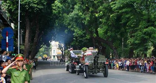 Linh cữu nguyên Tổng Bí thư Đỗ Mười quàn tại Nhà tang lễ quốc gia, số 5 Trần Thánh Tông (Hà Nội). Ảnh: TTXVN Đồng chí Trương Hòa Bình, Ủy viên Bộ Chính trị, Phó Thủ tướng thường trực Chính phủ, Trưởng Ban Tổ chức Lễ tang, tuyên bố bắt đầu Lễ truy điệu. Ảnh: Trí Dũng – TTXVN Tổng Bí thư Nguyễn Phú Trọng, Thủ tướng Nguyễn Xuân Phúc, Quyền Chủ tịch nước Đặng Thị Ngọc Thịnh, các đồng chí lãnh đạo, nguyên lãnh đạo Đảng, Nhà nước; Thủ tướng Lào Thongloun Sisoulith, các vị khách quốc tế cùng gia đình đồng chí Đỗ Mười dự Lễ truy điệu. Ảnh: Nhan Sáng – TTXVN Gia đình nguyên Tổng Bí thư Đỗ Mười tại Lễ truy điệu. Ảnh: TTXVN Các tăng ni cầu siêu, tưởng nhớ nguyên Tổng Bí thư Đỗ Mười. Ảnh: TTXVN Đại diện gia đình nguyên Tổng Bí thư Đỗ Mười thắp nén hương tưởng niệm lần cuối trước linh cữu. Ảnh: TTXVN Gia đình, họ hàng đi vòng quanh linh cữu, viếng nguyên Tổng Bí thư Đỗ Mười lần cuối. Ảnh: TTXVN Tổng Bí thư Nguyễn Phú Trọng, Trưởng Ban Lễ tang nguyên Tổng Bí thư Đỗ Mười, thay mặt lãnh đạo Đảng, Nhà nước đọc điếu văn tưởng nhớ và đưa tiễn đồng chí Đỗ Mười. Ảnh: Trí Dũng - TTXVN Ông Nguyễn Duy Trung, con trai nguyên Tổng Bí thư Đỗ Mười, thay mặt gia đình phát biểu bày tỏ lòng cảm ơn tới các đồng chí lãnh đạo Đảng, Nhà nước, những người bạn quốc tế đã tới chia buồn cùng gia đình. Ảnh: Trí Dũng – TTXVN Tổng Bí thư Nguyễn Phú Trọng và các đồng chí lãnh đạo, nguyên lãnh đạo Đảng, Nhà nước đi vòng quanh linh cữu lần cuối, vĩnh biệt đồng chí Đỗ Mười. Ảnh: Nhan Sáng – TTXVN Các tăng ni thực hiện nghi lễ cầu siêu, tưởng nhớ nguyên Tổng Bí thư Đỗ Mười. Ảnh: TTXVN Đội tiêu binh thực hiện nghi lễ chuyển di ảnh, gối huân huy chương và linh cữu đồng chí Đỗ Mười ra xe tang. Ảnh: Nhan Sáng – TTXVN Tổng Bí thư Nguyễn Phú Trọng, Thủ tướng Nguyễn Xuân Phúc đưa linh cữu đồng chí Đỗ Mười ra xe tang. Ảnh: Nhan Sáng – TTXVN Tổng Bí thư Nguyễn Phú Trọng, Thủ tướng Nguyễn Xuân Phúc cùng các đồng chí lãnh đạo, nguyên lãnh đạo Đảng, Nhà nước bên xe tang chở linh cữu đồng chí Đỗ Mười. Ảnh: Nhan Sáng – TTXVN Đoàn xe tang đưa linh cữu nguyên Tổng Bí thư Đỗ Mười di chuyển trên phố Lê Thánh Tông (Hà Nội). Ảnh: TTXVN Đoàn xe tang đưa linh cữu nguyên Tổng Bí thư Đỗ Mười di chuyển từ phố Tràng Tiền sang phố Hàng Khay (Hà Nội). Ảnh: TTXVN Đoàn xe tang đưa linh cữu nguyên Tổng Bí thư Đỗ Mười di chuyển trên phố Hàng Khay (Hà Nội). Ảnh: TTXVN Giáo viên và các em học sinh trường THCS Nguyễn Tri Phương đưa tiễn linh cữu nguyên Tổng Bí thư Đỗ Mười trên phố Hoàng Diệu (Hà Nội). Ảnh: Thành Đạt – TTXVN Đoàn xe đưa linh cữu nguyên Tổng Bí thư Đỗ Mười di chuyển trên đường Độc Lập (khu vực quảng trường Ba Đình và Nhà Quốc hội), Hà Nội. Ảnh: TTXVN Đoàn xe đưa linh cữu nguyên Tổng Bí thư Đỗ Mười trên phố Giải Phóng (Hà Nội). Ảnh: Danh Lam – TTXVN Người dân chờ đón linh cữu nguyên Tổng Bí thư Đỗ Mười tại quê nhà, khu Ma Vang, thôn 1, xã Đông Mỹ, huyện Thanh Trì, thành phố Hà Nội. Ảnh: Quang Quyết – TTXVN Đoàn xe tang đưa linh cữu nguyên Tổng Bí thư Đỗ Mười về tại quê nhà, khu Ma Vang, thôn 1, xã Đông Mỹ, huyện Thanh Trì, thành phố Hà Nội. Ảnh: Doãn Tấn – TTXVN Linh cữu nguyên Tổng Bí thư Đỗ Mười về tại quê nhà, khu Ma Vang, thôn 1, xã Đông Mỹ, huyện Thanh Trì, thành phố Hà Nội. Ảnh: Doãn Tấn – TTXVN Gia quyến nguyên Tổng Bí thư Đỗ Mười về tại quê nhà, khu Ma Vang, thôn 1, xã Đông Mỹ, huyện Thanh Trì, thành phố Hà Nội. Ảnh: Doãn Tấn – TTXVN Tổng Bí thư Nguyễn Phú Trọng cùng các đồng chí lãnh đạo, nguyên lãnh đạo cấp cao của Đảng, Nhà nước, Mặt trận Tổ quốc Việt Nam và đông đảo nhân dân địa phương dành một phút mặc niệm, vĩnh biệt nguyên Tổng Bí thư Đỗ Mười. Ảnh: Doãn Tấn – TTXVN Đội nghi lễ thực hiện nghi thức đóng huyệt mộ nguyên Tổng Bí thư Đỗ Mười. Ảnh: Doãn Tấn - TTXVN Tổng Bí thư Nguyễn Phú Trọng và các đồng chí lãnh đạo, nguyên lãnh đạo Đảng, Nhà nước, Mặt trận Tổ quốc Việt Nam thả những nắm đất đầu tiên xuống huyệt mộ nguyên Tổng Bí thư Đỗ Mười. Ảnh: Dương Giang – TTXVN Các đồng chí lãnh đạo, nguyên lãnh đạo Đảng, Nhà nước, Mặt trận Tổ quốc Việt Nam và gia đình nguyên Tổng Bí thư Đỗ Mười thả những nắm đất đầu tiên xuống huyệt mộ. Ảnh: Dương Giang – TTXVN Đồng chí Trương Hòa Bình, Ủy viên Bộ Chính trị, Phó Thủ tướng thường trực Chính phủ, Trưởng Ban Tổ chức Lễ tang phát biểu cảm ơn và tuyên bố kết thúc Lễ Quốc tang nguyên Tổng Bí thư Đỗ Mười. Ảnh: Doãn Tấn - TTXVN Phó Thủ tướng thường trực Chính phủ Trương Hòa Bình, nguyên Trưởng Ban Dân vận Trung ương Hà Thị Khiết và các đại biểu chia buồn cùng gia quyến nguyên Tổng Bí thư Đỗ Mười. Ảnh: Doãn Tấn-TTXVN Trưởng Ban Tuyên giáo Trung ương Võ Văn Thưởng chia buồn cùng gia quyến nguyên Tổng Bí thư Đỗ Mười. Ảnh: TTXVN Mộ nguyên Tổng Bí thư Đỗ Mười tại quê hương ông - Khu Ma Vang, thôn 1, xã Đông Mỹ, huyện Thanh Trì, thành phố Hà Nội. Ảnh: Doãn Tấn – TTXVN Linh cữu nguyên Tổng Bí thư Đỗ Mười quàn tại Nhà tang lễ quốc gia, số 5 Trần Thánh Tông (Hà Nội). Ảnh: TTXVN Đồng chí Trương Hòa Bình, Ủy viên Bộ Chính trị, Phó Thủ tướng thường trực Chính phủ, Trưởng Ban Tổ chức Lễ tang, tuyên bố bắt đầu Lễ truy điệu. Ảnh: Trí Dũng – TTXVN Tổng Bí thư Nguyễn Phú Trọng, Thủ tướng Nguyễn Xuân Phúc, Quyền Chủ tịch nước Đặng Thị Ngọc Thịnh, các đồng chí lãnh đạo, nguyên lãnh đạo Đảng, Nhà nước; Thủ tướng Lào Thongloun Sisoulith, các vị khách quốc tế cùng gia đình đồng chí Đỗ Mười dự Lễ truy điệu. Ảnh: Nhan Sáng – TTXVN Gia đình nguyên Tổng Bí thư Đỗ Mười tại Lễ truy điệu. Ảnh: TTXVN Các tăng ni cầu siêu, tưởng nhớ nguyên Tổng Bí thư Đỗ Mười. Ảnh: TTXVN Đại diện gia đình nguyên Tổng Bí thư Đỗ Mười thắp nén hương tưởng niệm lần cuối trước linh cữu. Ảnh: TTXVN Gia đình, họ hàng đi vòng quanh linh cữu, viếng nguyên Tổng Bí thư Đỗ Mười lần cuối. Ảnh: TTXVN Tổng Bí thư Nguyễn Phú Trọng, Trưởng Ban Lễ tang nguyên Tổng Bí thư Đỗ Mười, thay mặt lãnh đạo Đảng, Nhà nước đọc điếu văn tưởng nhớ và đưa tiễn đồng chí Đỗ Mười. Ảnh: Trí Dũng - TTXVN Ông Nguyễn Duy Trung, con trai nguyên Tổng Bí thư Đỗ Mười, thay mặt gia đình phát biểu bày tỏ lòng cảm ơn tới các đồng chí lãnh đạo Đảng, Nhà nước, những người bạn quốc tế đã tới chia buồn cùng gia đình. Ảnh: Trí Dũng – TTXVN Tổng Bí thư Nguyễn Phú Trọng và các đồng chí lãnh đạo, nguyên lãnh đạo Đảng, Nhà nước đi vòng quanh linh cữu lần cuối, vĩnh biệt đồng chí Đỗ Mười. Ảnh: Nhan Sáng – TTXVN Các tăng ni thực hiện nghi lễ cầu siêu, tưởng nhớ nguyên Tổng Bí thư Đỗ Mười. Ảnh: TTXVN Đội tiêu binh thực hiện nghi lễ chuyển di ảnh, gối huân huy chương và linh cữu đồng chí Đỗ Mười ra xe tang. Ảnh: Nhan Sáng – TTXVN Tổng Bí thư Nguyễn Phú Trọng, Thủ tướng Nguyễn Xuân Phúc đưa linh cữu đồng chí Đỗ Mười ra xe tang. Ảnh: Nhan Sáng – TTXVN Tổng Bí thư Nguyễn Phú Trọng, Thủ tướng Nguyễn Xuân Phúc cùng các đồng chí lãnh đạo, nguyên lãnh đạo Đảng, Nhà nước bên xe tang chở linh cữu đồng chí Đỗ Mười. Ảnh: Nhan Sáng – TTXVN Đoàn xe tang đưa linh cữu nguyên Tổng Bí thư Đỗ Mười di chuyển trên phố Lê Thánh Tông (Hà Nội). Ảnh: TTXVN Đoàn xe tang đưa linh cữu nguyên Tổng Bí thư Đỗ Mười di chuyển từ phố Tràng Tiền sang phố Hàng Khay (Hà Nội). Ảnh: TTXVN Đoàn xe tang đưa linh cữu nguyên Tổng Bí thư Đỗ Mười di chuyển trên phố Hàng Khay (Hà Nội). Ảnh: TTXVN Giáo viên và các em học sinh trường THCS Nguyễn Tri Phương đưa tiễn linh cữu nguyên Tổng Bí thư Đỗ Mười trên phố Hoàng Diệu (Hà Nội). Ảnh: Thành Đạt – TTXVN Đoàn xe đưa linh cữu nguyên Tổng Bí thư Đỗ Mười di chuyển trên đường Độc Lập (khu vực quảng trường Ba Đình và Nhà Quốc hội), Hà Nội. Ảnh: TTXVN Đoàn xe đưa linh cữu nguyên Tổng Bí thư Đỗ Mười trên phố Giải Phóng (Hà Nội). Ảnh: Danh Lam – TTXVN Người dân chờ đón linh cữu nguyên Tổng Bí thư Đỗ Mười tại quê nhà, khu Ma Vang, thôn 1, xã Đông Mỹ, huyện Thanh Trì, thành phố Hà Nội. Ảnh: Quang Quyết – TTXVN Đoàn xe tang đưa linh cữu nguyên Tổng Bí thư Đỗ Mười về tại quê nhà, khu Ma Vang, thôn 1, xã Đông Mỹ, huyện Thanh Trì, thành phố Hà Nội. Ảnh: Doãn Tấn – TTXVN Linh cữu nguyên Tổng Bí thư Đỗ Mười về tại quê nhà, khu Ma Vang, thôn 1, xã Đông Mỹ, huyện Thanh Trì, thành phố Hà Nội. Ảnh: Doãn Tấn – TTXVN Gia quyến nguyên Tổng Bí thư Đỗ Mười về tại quê nhà, khu Ma Vang, thôn 1, xã Đông Mỹ, huyện Thanh Trì, thành phố Hà Nội. Ảnh: Doãn Tấn – TTXVN Tổng Bí thư Nguyễn Phú Trọng cùng các đồng chí lãnh đạo, nguyên lãnh đạo cấp cao của Đảng, Nhà nước, Mặt trận Tổ quốc Việt Nam và đông đảo nhân dân địa phương dành một phút mặc niệm, vĩnh biệt nguyên Tổng Bí thư Đỗ Mười. Ảnh: Doãn Tấn – TTXVN Đội nghi lễ thực hiện nghi thức đóng huyệt mộ nguyên Tổng Bí thư Đỗ Mười. Ảnh: Doãn Tấn - TTXVN Tổng Bí thư Nguyễn Phú Trọng và các đồng chí lãnh đạo, nguyên lãnh đạo Đảng, Nhà nước, Mặt trận Tổ quốc Việt Nam thả những nắm đất đầu tiên xuống huyệt mộ nguyên Tổng Bí thư Đỗ Mười. Ảnh: Dương Giang – TTXVN Các đồng chí lãnh đạo, nguyên lãnh đạo Đảng, Nhà nước, Mặt trận Tổ quốc Việt Nam và gia đình nguyên Tổng Bí thư Đỗ Mười thả những nắm đất đầu tiên xuống huyệt mộ. Ảnh: Dương Giang – TTXVN Đồng chí Trương Hòa Bình, Ủy viên Bộ Chính trị, Phó Thủ tướng thường trực Chính phủ, Trưởng Ban Tổ chức Lễ tang phát biểu cảm ơn và tuyên bố kết thúc Lễ Quốc tang nguyên Tổng Bí thư Đỗ Mười. Ảnh: Doãn Tấn - TTXVN Phó Thủ tướng thường trực Chính phủ Trương Hòa Bình, nguyên Trưởng Ban Dân vận Trung ương Hà Thị Khiết và các đại biểu chia buồn cùng gia quyến nguyên Tổng Bí thư Đỗ Mười. Ảnh: Doãn Tấn-TTXVN Trưởng Ban Tuyên giáo Trung ương Võ Văn Thưởng chia buồn cùng gia quyến nguyên Tổng Bí thư Đỗ Mười. Ảnh: TTXVN Mộ nguyên Tổng Bí thư Đỗ Mười tại quê hương ông - Khu Ma Vang, thôn 1, xã Đông Mỹ, huyện Thanh Trì, thành phố Hà Nội. Ảnh: Doãn Tấn – TTXVN