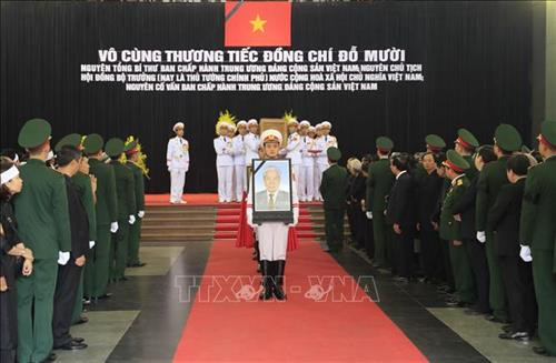 Linh cữu nguyên Tổng Bí thư Đỗ Mười quàn tại Nhà tang lễ quốc gia, số 5 Trần Thánh Tông (Hà Nội). Ảnh: TTXVN Đồng chí Trương Hòa Bình, Ủy viên Bộ Chính trị, Phó Thủ tướng thường trực Chính phủ, Trưởng Ban Tổ chức Lễ tang, tuyên bố bắt đầu Lễ truy điệu. Ảnh: Trí Dũng – TTXVN Tổng Bí thư Nguyễn Phú Trọng, Thủ tướng Nguyễn Xuân Phúc, Quyền Chủ tịch nước Đặng Thị Ngọc Thịnh, các đồng chí lãnh đạo, nguyên lãnh đạo Đảng, Nhà nước; Thủ tướng Lào Thongloun Sisoulith, các vị khách quốc tế cùng gia đình đồng chí Đỗ Mười dự Lễ truy điệu. Ảnh: Nhan Sáng – TTXVN Gia đình nguyên Tổng Bí thư Đỗ Mười tại Lễ truy điệu. Ảnh: TTXVN Các tăng ni cầu siêu, tưởng nhớ nguyên Tổng Bí thư Đỗ Mười. Ảnh: TTXVN Đại diện gia đình nguyên Tổng Bí thư Đỗ Mười thắp nén hương tưởng niệm lần cuối trước linh cữu. Ảnh: TTXVN Gia đình, họ hàng đi vòng quanh linh cữu, viếng nguyên Tổng Bí thư Đỗ Mười lần cuối. Ảnh: TTXVN Tổng Bí thư Nguyễn Phú Trọng, Trưởng Ban Lễ tang nguyên Tổng Bí thư Đỗ Mười, thay mặt lãnh đạo Đảng, Nhà nước đọc điếu văn tưởng nhớ và đưa tiễn đồng chí Đỗ Mười. Ảnh: Trí Dũng - TTXVN Ông Nguyễn Duy Trung, con trai nguyên Tổng Bí thư Đỗ Mười, thay mặt gia đình phát biểu bày tỏ lòng cảm ơn tới các đồng chí lãnh đạo Đảng, Nhà nước, những người bạn quốc tế đã tới chia buồn cùng gia đình. Ảnh: Trí Dũng – TTXVN Tổng Bí thư Nguyễn Phú Trọng và các đồng chí lãnh đạo, nguyên lãnh đạo Đảng, Nhà nước đi vòng quanh linh cữu lần cuối, vĩnh biệt đồng chí Đỗ Mười. Ảnh: Nhan Sáng – TTXVN Các tăng ni thực hiện nghi lễ cầu siêu, tưởng nhớ nguyên Tổng Bí thư Đỗ Mười. Ảnh: TTXVN Đội tiêu binh thực hiện nghi lễ chuyển di ảnh, gối huân huy chương và linh cữu đồng chí Đỗ Mười ra xe tang. Ảnh: Nhan Sáng – TTXVN Tổng Bí thư Nguyễn Phú Trọng, Thủ tướng Nguyễn Xuân Phúc đưa linh cữu đồng chí Đỗ Mười ra xe tang. Ảnh: Nhan Sáng – TTXVN Tổng Bí thư Nguyễn Phú Trọng, Thủ tướng Nguyễn Xuân Phúc cùng các đồng chí lãnh đạo, nguyên lãnh đạo Đảng, Nhà nước bên xe tang chở linh cữu đồng chí Đỗ Mười. Ảnh: Nhan Sáng – TTXVN Đoàn xe tang đưa linh cữu nguyên Tổng Bí thư Đỗ Mười di chuyển trên phố Lê Thánh Tông (Hà Nội). Ảnh: TTXVN Đoàn xe tang đưa linh cữu nguyên Tổng Bí thư Đỗ Mười di chuyển từ phố Tràng Tiền sang phố Hàng Khay (Hà Nội). Ảnh: TTXVN Đoàn xe tang đưa linh cữu nguyên Tổng Bí thư Đỗ Mười di chuyển trên phố Hàng Khay (Hà Nội). Ảnh: TTXVN Giáo viên và các em học sinh trường THCS Nguyễn Tri Phương đưa tiễn linh cữu nguyên Tổng Bí thư Đỗ Mười trên phố Hoàng Diệu (Hà Nội). Ảnh: Thành Đạt – TTXVN Đoàn xe đưa linh cữu nguyên Tổng Bí thư Đỗ Mười di chuyển trên đường Độc Lập (khu vực quảng trường Ba Đình và Nhà Quốc hội), Hà Nội. Ảnh: TTXVN Đoàn xe đưa linh cữu nguyên Tổng Bí thư Đỗ Mười trên phố Giải Phóng (Hà Nội). Ảnh: Danh Lam – TTXVN Người dân chờ đón linh cữu nguyên Tổng Bí thư Đỗ Mười tại quê nhà, khu Ma Vang, thôn 1, xã Đông Mỹ, huyện Thanh Trì, thành phố Hà Nội. Ảnh: Quang Quyết – TTXVN Đoàn xe tang đưa linh cữu nguyên Tổng Bí thư Đỗ Mười về tại quê nhà, khu Ma Vang, thôn 1, xã Đông Mỹ, huyện Thanh Trì, thành phố Hà Nội. Ảnh: Doãn Tấn – TTXVN Linh cữu nguyên Tổng Bí thư Đỗ Mười về tại quê nhà, khu Ma Vang, thôn 1, xã Đông Mỹ, huyện Thanh Trì, thành phố Hà Nội. Ảnh: Doãn Tấn – TTXVN Gia quyến nguyên Tổng Bí thư Đỗ Mười về tại quê nhà, khu Ma Vang, thôn 1, xã Đông Mỹ, huyện Thanh Trì, thành phố Hà Nội. Ảnh: Doãn Tấn – TTXVN Tổng Bí thư Nguyễn Phú Trọng cùng các đồng chí lãnh đạo, nguyên lãnh đạo cấp cao của Đảng, Nhà nước, Mặt trận Tổ quốc Việt Nam và đông đảo nhân dân địa phương dành một phút mặc niệm, vĩnh biệt nguyên Tổng Bí thư Đỗ Mười. Ảnh: Doãn Tấn – TTXVN Đội nghi lễ thực hiện nghi thức đóng huyệt mộ nguyên Tổng Bí thư Đỗ Mười. Ảnh: Doãn Tấn - TTXVN Tổng Bí thư Nguyễn Phú Trọng và các đồng chí lãnh đạo, nguyên lãnh đạo Đảng, Nhà nước, Mặt trận Tổ quốc Việt Nam thả những nắm đất đầu tiên xuống huyệt mộ nguyên Tổng Bí thư Đỗ Mười. Ảnh: Dương Giang – TTXVN Các đồng chí lãnh đạo, nguyên lãnh đạo Đảng, Nhà nước, Mặt trận Tổ quốc Việt Nam và gia đình nguyên Tổng Bí thư Đỗ Mười thả những nắm đất đầu tiên xuống huyệt mộ. Ảnh: Dương Giang – TTXVN Đồng chí Trương Hòa Bình, Ủy viên Bộ Chính trị, Phó Thủ tướng thường trực Chính phủ, Trưởng Ban Tổ chức Lễ tang phát biểu cảm ơn và tuyên bố kết thúc Lễ Quốc tang nguyên Tổng Bí thư Đỗ Mười. Ảnh: Doãn Tấn - TTXVN Phó Thủ tướng thường trực Chính phủ Trương Hòa Bình, nguyên Trưởng Ban Dân vận Trung ương Hà Thị Khiết và các đại biểu chia buồn cùng gia quyến nguyên Tổng Bí thư Đỗ Mười. Ảnh: Doãn Tấn-TTXVN Trưởng Ban Tuyên giáo Trung ương Võ Văn Thưởng chia buồn cùng gia quyến nguyên Tổng Bí thư Đỗ Mười. Ảnh: TTXVN Mộ nguyên Tổng Bí thư Đỗ Mười tại quê hương ông - Khu Ma Vang, thôn 1, xã Đông Mỹ, huyện Thanh Trì, thành phố Hà Nội. Ảnh: Doãn Tấn – TTXVN Linh cữu nguyên Tổng Bí thư Đỗ Mười quàn tại Nhà tang lễ quốc gia, số 5 Trần Thánh Tông (Hà Nội). Ảnh: TTXVN Đồng chí Trương Hòa Bình, Ủy viên Bộ Chính trị, Phó Thủ tướng thường trực Chính phủ, Trưởng Ban Tổ chức Lễ tang, tuyên bố bắt đầu Lễ truy điệu. Ảnh: Trí Dũng – TTXVN Tổng Bí thư Nguyễn Phú Trọng, Thủ tướng Nguyễn Xuân Phúc, Quyền Chủ tịch nước Đặng Thị Ngọc Thịnh, các đồng chí lãnh đạo, nguyên lãnh đạo Đảng, Nhà nước; Thủ tướng Lào Thongloun Sisoulith, các vị khách quốc tế cùng gia đình đồng chí Đỗ Mười dự Lễ truy điệu. Ảnh: Nhan Sáng – TTXVN Gia đình nguyên Tổng Bí thư Đỗ Mười tại Lễ truy điệu. Ảnh: TTXVN Các tăng ni cầu siêu, tưởng nhớ nguyên Tổng Bí thư Đỗ Mười. Ảnh: TTXVN Đại diện gia đình nguyên Tổng Bí thư Đỗ Mười thắp nén hương tưởng niệm lần cuối trước linh cữu. Ảnh: TTXVN Gia đình, họ hàng đi vòng quanh linh cữu, viếng nguyên Tổng Bí thư Đỗ Mười lần cuối. Ảnh: TTXVN Tổng Bí thư Nguyễn Phú Trọng, Trưởng Ban Lễ tang nguyên Tổng Bí thư Đỗ Mười, thay mặt lãnh đạo Đảng, Nhà nước đọc điếu văn tưởng nhớ và đưa tiễn đồng chí Đỗ Mười. Ảnh: Trí Dũng - TTXVN Ông Nguyễn Duy Trung, con trai nguyên Tổng Bí thư Đỗ Mười, thay mặt gia đình phát biểu bày tỏ lòng cảm ơn tới các đồng chí lãnh đạo Đảng, Nhà nước, những người bạn quốc tế đã tới chia buồn cùng gia đình. Ảnh: Trí Dũng – TTXVN Tổng Bí thư Nguyễn Phú Trọng và các đồng chí lãnh đạo, nguyên lãnh đạo Đảng, Nhà nước đi vòng quanh linh cữu lần cuối, vĩnh biệt đồng chí Đỗ Mười. Ảnh: Nhan Sáng – TTXVN Các tăng ni thực hiện nghi lễ cầu siêu, tưởng nhớ nguyên Tổng Bí thư Đỗ Mười. Ảnh: TTXVN Đội tiêu binh thực hiện nghi lễ chuyển di ảnh, gối huân huy chương và linh cữu đồng chí Đỗ Mười ra xe tang. Ảnh: Nhan Sáng – TTXVN Tổng Bí thư Nguyễn Phú Trọng, Thủ tướng Nguyễn Xuân Phúc đưa linh cữu đồng chí Đỗ Mười ra xe tang. Ảnh: Nhan Sáng – TTXVN Tổng Bí thư Nguyễn Phú Trọng, Thủ tướng Nguyễn Xuân Phúc cùng các đồng chí lãnh đạo, nguyên lãnh đạo Đảng, Nhà nước bên xe tang chở linh cữu đồng chí Đỗ Mười. Ảnh: Nhan Sáng – TTXVN Đoàn xe tang đưa linh cữu nguyên Tổng Bí thư Đỗ Mười di chuyển trên phố Lê Thánh Tông (Hà Nội). Ảnh: TTXVN Đoàn xe tang đưa linh cữu nguyên Tổng Bí thư Đỗ Mười di chuyển từ phố Tràng Tiền sang phố Hàng Khay (Hà Nội). Ảnh: TTXVN Đoàn xe tang đưa linh cữu nguyên Tổng Bí thư Đỗ Mười di chuyển trên phố Hàng Khay (Hà Nội). Ảnh: TTXVN Giáo viên và các em học sinh trường THCS Nguyễn Tri Phương đưa tiễn linh cữu nguyên Tổng Bí thư Đỗ Mười trên phố Hoàng Diệu (Hà Nội). Ảnh: Thành Đạt – TTXVN Đoàn xe đưa linh cữu nguyên Tổng Bí thư Đỗ Mười di chuyển trên đường Độc Lập (khu vực quảng trường Ba Đình và Nhà Quốc hội), Hà Nội. Ảnh: TTXVN Đoàn xe đưa linh cữu nguyên Tổng Bí thư Đỗ Mười trên phố Giải Phóng (Hà Nội). Ảnh: Danh Lam – TTXVN Người dân chờ đón linh cữu nguyên Tổng Bí thư Đỗ Mười tại quê nhà, khu Ma Vang, thôn 1, xã Đông Mỹ, huyện Thanh Trì, thành phố Hà Nội. Ảnh: Quang Quyết – TTXVN Đoàn xe tang đưa linh cữu nguyên Tổng Bí thư Đỗ Mười về tại quê nhà, khu Ma Vang, thôn 1, xã Đông Mỹ, huyện Thanh Trì, thành phố Hà Nội. Ảnh: Doãn Tấn – TTXVN Linh cữu nguyên Tổng Bí thư Đỗ Mười về tại quê nhà, khu Ma Vang, thôn 1, xã Đông Mỹ, huyện Thanh Trì, thành phố Hà Nội. Ảnh: Doãn Tấn – TTXVN Gia quyến nguyên Tổng Bí thư Đỗ Mười về tại quê nhà, khu Ma Vang, thôn 1, xã Đông Mỹ, huyện Thanh Trì, thành phố Hà Nội. Ảnh: Doãn Tấn – TTXVN Tổng Bí thư Nguyễn Phú Trọng cùng các đồng chí lãnh đạo, nguyên lãnh đạo cấp cao của Đảng, Nhà nước, Mặt trận Tổ quốc Việt Nam và đông đảo nhân dân địa phương dành một phút mặc niệm, vĩnh biệt nguyên Tổng Bí thư Đỗ Mười. Ảnh: Doãn Tấn – TTXVN Đội nghi lễ thực hiện nghi thức đóng huyệt mộ nguyên Tổng Bí thư Đỗ Mười. Ảnh: Doãn Tấn - TTXVN Tổng Bí thư Nguyễn Phú Trọng và các đồng chí lãnh đạo, nguyên lãnh đạo Đảng, Nhà nước, Mặt trận Tổ quốc Việt Nam thả những nắm đất đầu tiên xuống huyệt mộ nguyên Tổng Bí thư Đỗ Mười. Ảnh: Dương Giang – TTXVN Các đồng chí lãnh đạo, nguyên lãnh đạo Đảng, Nhà nước, Mặt trận Tổ quốc Việt Nam và gia đình nguyên Tổng Bí thư Đỗ Mười thả những nắm đất đầu tiên xuống huyệt mộ. Ảnh: Dương Giang – TTXVN Đồng chí Trương Hòa Bình, Ủy viên Bộ Chính trị, Phó Thủ tướng thường trực Chính phủ, Trưởng Ban Tổ chức Lễ tang phát biểu cảm ơn và tuyên bố kết thúc Lễ Quốc tang nguyên Tổng Bí thư Đỗ Mười. Ảnh: Doãn Tấn - TTXVN Phó Thủ tướng thường trực Chính phủ Trương Hòa Bình, nguyên Trưởng Ban Dân vận Trung ương Hà Thị Khiết và các đại biểu chia buồn cùng gia quyến nguyên Tổng Bí thư Đỗ Mười. Ảnh: Doãn Tấn-TTXVN Trưởng Ban Tuyên giáo Trung ương Võ Văn Thưởng chia buồn cùng gia quyến nguyên Tổng Bí thư Đỗ Mười. Ảnh: TTXVN Mộ nguyên Tổng Bí thư Đỗ Mười tại quê hương ông - Khu Ma Vang, thôn 1, xã Đông Mỹ, huyện Thanh Trì, thành phố Hà Nội. Ảnh: Doãn Tấn – TTXVN