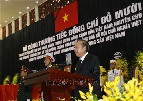 Linh cữu nguyên Tổng Bí thư Đỗ Mười quàn tại Nhà tang lễ quốc gia, số 5 Trần Thánh Tông (Hà Nội). Ảnh: TTXVN Đồng chí Trương Hòa Bình, Ủy viên Bộ Chính trị, Phó Thủ tướng thường trực Chính phủ, Trưởng Ban Tổ chức Lễ tang, tuyên bố bắt đầu Lễ truy điệu. Ảnh: Trí Dũng – TTXVN Tổng Bí thư Nguyễn Phú Trọng, Thủ tướng Nguyễn Xuân Phúc, Quyền Chủ tịch nước Đặng Thị Ngọc Thịnh, các đồng chí lãnh đạo, nguyên lãnh đạo Đảng, Nhà nước; Thủ tướng Lào Thongloun Sisoulith, các vị khách quốc tế cùng gia đình đồng chí Đỗ Mười dự Lễ truy điệu. Ảnh: Nhan Sáng – TTXVN Gia đình nguyên Tổng Bí thư Đỗ Mười tại Lễ truy điệu. Ảnh: TTXVN Các tăng ni cầu siêu, tưởng nhớ nguyên Tổng Bí thư Đỗ Mười. Ảnh: TTXVN Đại diện gia đình nguyên Tổng Bí thư Đỗ Mười thắp nén hương tưởng niệm lần cuối trước linh cữu. Ảnh: TTXVN Gia đình, họ hàng đi vòng quanh linh cữu, viếng nguyên Tổng Bí thư Đỗ Mười lần cuối. Ảnh: TTXVN Tổng Bí thư Nguyễn Phú Trọng, Trưởng Ban Lễ tang nguyên Tổng Bí thư Đỗ Mười, thay mặt lãnh đạo Đảng, Nhà nước đọc điếu văn tưởng nhớ và đưa tiễn đồng chí Đỗ Mười. Ảnh: Trí Dũng - TTXVN Ông Nguyễn Duy Trung, con trai nguyên Tổng Bí thư Đỗ Mười, thay mặt gia đình phát biểu bày tỏ lòng cảm ơn tới các đồng chí lãnh đạo Đảng, Nhà nước, những người bạn quốc tế đã tới chia buồn cùng gia đình. Ảnh: Trí Dũng – TTXVN Tổng Bí thư Nguyễn Phú Trọng và các đồng chí lãnh đạo, nguyên lãnh đạo Đảng, Nhà nước đi vòng quanh linh cữu lần cuối, vĩnh biệt đồng chí Đỗ Mười. Ảnh: Nhan Sáng – TTXVN Các tăng ni thực hiện nghi lễ cầu siêu, tưởng nhớ nguyên Tổng Bí thư Đỗ Mười. Ảnh: TTXVN Đội tiêu binh thực hiện nghi lễ chuyển di ảnh, gối huân huy chương và linh cữu đồng chí Đỗ Mười ra xe tang. Ảnh: Nhan Sáng – TTXVN Tổng Bí thư Nguyễn Phú Trọng, Thủ tướng Nguyễn Xuân Phúc đưa linh cữu đồng chí Đỗ Mười ra xe tang. Ảnh: Nhan Sáng – TTXVN Tổng Bí thư Nguyễn Phú Trọng, Thủ tướng Nguyễn Xuân Phúc cùng các đồng chí lãnh đạo, nguyên lãnh đạo Đảng, Nhà nước bên xe tang chở linh cữu đồng chí Đỗ Mười. Ảnh: Nhan Sáng – TTXVN Đoàn xe tang đưa linh cữu nguyên Tổng Bí thư Đỗ Mười di chuyển trên phố Lê Thánh Tông (Hà Nội). Ảnh: TTXVN Đoàn xe tang đưa linh cữu nguyên Tổng Bí thư Đỗ Mười di chuyển từ phố Tràng Tiền sang phố Hàng Khay (Hà Nội). Ảnh: TTXVN Đoàn xe tang đưa linh cữu nguyên Tổng Bí thư Đỗ Mười di chuyển trên phố Hàng Khay (Hà Nội). Ảnh: TTXVN Giáo viên và các em học sinh trường THCS Nguyễn Tri Phương đưa tiễn linh cữu nguyên Tổng Bí thư Đỗ Mười trên phố Hoàng Diệu (Hà Nội). Ảnh: Thành Đạt – TTXVN Đoàn xe đưa linh cữu nguyên Tổng Bí thư Đỗ Mười di chuyển trên đường Độc Lập (khu vực quảng trường Ba Đình và Nhà Quốc hội), Hà Nội. Ảnh: TTXVN Đoàn xe đưa linh cữu nguyên Tổng Bí thư Đỗ Mười trên phố Giải Phóng (Hà Nội). Ảnh: Danh Lam – TTXVN Người dân chờ đón linh cữu nguyên Tổng Bí thư Đỗ Mười tại quê nhà, khu Ma Vang, thôn 1, xã Đông Mỹ, huyện Thanh Trì, thành phố Hà Nội. Ảnh: Quang Quyết – TTXVN Đoàn xe tang đưa linh cữu nguyên Tổng Bí thư Đỗ Mười về tại quê nhà, khu Ma Vang, thôn 1, xã Đông Mỹ, huyện Thanh Trì, thành phố Hà Nội. Ảnh: Doãn Tấn – TTXVN Linh cữu nguyên Tổng Bí thư Đỗ Mười về tại quê nhà, khu Ma Vang, thôn 1, xã Đông Mỹ, huyện Thanh Trì, thành phố Hà Nội. Ảnh: Doãn Tấn – TTXVN Gia quyến nguyên Tổng Bí thư Đỗ Mười về tại quê nhà, khu Ma Vang, thôn 1, xã Đông Mỹ, huyện Thanh Trì, thành phố Hà Nội. Ảnh: Doãn Tấn – TTXVN Tổng Bí thư Nguyễn Phú Trọng cùng các đồng chí lãnh đạo, nguyên lãnh đạo cấp cao của Đảng, Nhà nước, Mặt trận Tổ quốc Việt Nam và đông đảo nhân dân địa phương dành một phút mặc niệm, vĩnh biệt nguyên Tổng Bí thư Đỗ Mười. Ảnh: Doãn Tấn – TTXVN Đội nghi lễ thực hiện nghi thức đóng huyệt mộ nguyên Tổng Bí thư Đỗ Mười. Ảnh: Doãn Tấn - TTXVN Tổng Bí thư Nguyễn Phú Trọng và các đồng chí lãnh đạo, nguyên lãnh đạo Đảng, Nhà nước, Mặt trận Tổ quốc Việt Nam thả những nắm đất đầu tiên xuống huyệt mộ nguyên Tổng Bí thư Đỗ Mười. Ảnh: Dương Giang – TTXVN Các đồng chí lãnh đạo, nguyên lãnh đạo Đảng, Nhà nước, Mặt trận Tổ quốc Việt Nam và gia đình nguyên Tổng Bí thư Đỗ Mười thả những nắm đất đầu tiên xuống huyệt mộ. Ảnh: Dương Giang – TTXVN Đồng chí Trương Hòa Bình, Ủy viên Bộ Chính trị, Phó Thủ tướng thường trực Chính phủ, Trưởng Ban Tổ chức Lễ tang phát biểu cảm ơn và tuyên bố kết thúc Lễ Quốc tang nguyên Tổng Bí thư Đỗ Mười. Ảnh: Doãn Tấn - TTXVN Phó Thủ tướng thường trực Chính phủ Trương Hòa Bình, nguyên Trưởng Ban Dân vận Trung ương Hà Thị Khiết và các đại biểu chia buồn cùng gia quyến nguyên Tổng Bí thư Đỗ Mười. Ảnh: Doãn Tấn-TTXVN Trưởng Ban Tuyên giáo Trung ương Võ Văn Thưởng chia buồn cùng gia quyến nguyên Tổng Bí thư Đỗ Mười. Ảnh: TTXVN Mộ nguyên Tổng Bí thư Đỗ Mười tại quê hương ông - Khu Ma Vang, thôn 1, xã Đông Mỹ, huyện Thanh Trì, thành phố Hà Nội. Ảnh: Doãn Tấn – TTXVN Linh cữu nguyên Tổng Bí thư Đỗ Mười quàn tại Nhà tang lễ quốc gia, số 5 Trần Thánh Tông (Hà Nội). Ảnh: TTXVN Đồng chí Trương Hòa Bình, Ủy viên Bộ Chính trị, Phó Thủ tướng thường trực Chính phủ, Trưởng Ban Tổ chức Lễ tang, tuyên bố bắt đầu Lễ truy điệu. Ảnh: Trí Dũng – TTXVN Tổng Bí thư Nguyễn Phú Trọng, Thủ tướng Nguyễn Xuân Phúc, Quyền Chủ tịch nước Đặng Thị Ngọc Thịnh, các đồng chí lãnh đạo, nguyên lãnh đạo Đảng, Nhà nước; Thủ tướng Lào Thongloun Sisoulith, các vị khách quốc tế cùng gia đình đồng chí Đỗ Mười dự Lễ truy điệu. Ảnh: Nhan Sáng – TTXVN Gia đình nguyên Tổng Bí thư Đỗ Mười tại Lễ truy điệu. Ảnh: TTXVN Các tăng ni cầu siêu, tưởng nhớ nguyên Tổng Bí thư Đỗ Mười. Ảnh: TTXVN Đại diện gia đình nguyên Tổng Bí thư Đỗ Mười thắp nén hương tưởng niệm lần cuối trước linh cữu. Ảnh: TTXVN Gia đình, họ hàng đi vòng quanh linh cữu, viếng nguyên Tổng Bí thư Đỗ Mười lần cuối. Ảnh: TTXVN Tổng Bí thư Nguyễn Phú Trọng, Trưởng Ban Lễ tang nguyên Tổng Bí thư Đỗ Mười, thay mặt lãnh đạo Đảng, Nhà nước đọc điếu văn tưởng nhớ và đưa tiễn đồng chí Đỗ Mười. Ảnh: Trí Dũng - TTXVN Ông Nguyễn Duy Trung, con trai nguyên Tổng Bí thư Đỗ Mười, thay mặt gia đình phát biểu bày tỏ lòng cảm ơn tới các đồng chí lãnh đạo Đảng, Nhà nước, những người bạn quốc tế đã tới chia buồn cùng gia đình. Ảnh: Trí Dũng – TTXVN Tổng Bí thư Nguyễn Phú Trọng và các đồng chí lãnh đạo, nguyên lãnh đạo Đảng, Nhà nước đi vòng quanh linh cữu lần cuối, vĩnh biệt đồng chí Đỗ Mười. Ảnh: Nhan Sáng – TTXVN Các tăng ni thực hiện nghi lễ cầu siêu, tưởng nhớ nguyên Tổng Bí thư Đỗ Mười. Ảnh: TTXVN Đội tiêu binh thực hiện nghi lễ chuyển di ảnh, gối huân huy chương và linh cữu đồng chí Đỗ Mười ra xe tang. Ảnh: Nhan Sáng – TTXVN Tổng Bí thư Nguyễn Phú Trọng, Thủ tướng Nguyễn Xuân Phúc đưa linh cữu đồng chí Đỗ Mười ra xe tang. Ảnh: Nhan Sáng – TTXVN Tổng Bí thư Nguyễn Phú Trọng, Thủ tướng Nguyễn Xuân Phúc cùng các đồng chí lãnh đạo, nguyên lãnh đạo Đảng, Nhà nước bên xe tang chở linh cữu đồng chí Đỗ Mười. Ảnh: Nhan Sáng – TTXVN Đoàn xe tang đưa linh cữu nguyên Tổng Bí thư Đỗ Mười di chuyển trên phố Lê Thánh Tông (Hà Nội). Ảnh: TTXVN Đoàn xe tang đưa linh cữu nguyên Tổng Bí thư Đỗ Mười di chuyển từ phố Tràng Tiền sang phố Hàng Khay (Hà Nội). Ảnh: TTXVN Đoàn xe tang đưa linh cữu nguyên Tổng Bí thư Đỗ Mười di chuyển trên phố Hàng Khay (Hà Nội). Ảnh: TTXVN Giáo viên và các em học sinh trường THCS Nguyễn Tri Phương đưa tiễn linh cữu nguyên Tổng Bí thư Đỗ Mười trên phố Hoàng Diệu (Hà Nội). Ảnh: Thành Đạt – TTXVN Đoàn xe đưa linh cữu nguyên Tổng Bí thư Đỗ Mười di chuyển trên đường Độc Lập (khu vực quảng trường Ba Đình và Nhà Quốc hội), Hà Nội. Ảnh: TTXVN Đoàn xe đưa linh cữu nguyên Tổng Bí thư Đỗ Mười trên phố Giải Phóng (Hà Nội). Ảnh: Danh Lam – TTXVN Người dân chờ đón linh cữu nguyên Tổng Bí thư Đỗ Mười tại quê nhà, khu Ma Vang, thôn 1, xã Đông Mỹ, huyện Thanh Trì, thành phố Hà Nội. Ảnh: Quang Quyết – TTXVN Đoàn xe tang đưa linh cữu nguyên Tổng Bí thư Đỗ Mười về tại quê nhà, khu Ma Vang, thôn 1, xã Đông Mỹ, huyện Thanh Trì, thành phố Hà Nội. Ảnh: Doãn Tấn – TTXVN Linh cữu nguyên Tổng Bí thư Đỗ Mười về tại quê nhà, khu Ma Vang, thôn 1, xã Đông Mỹ, huyện Thanh Trì, thành phố Hà Nội. Ảnh: Doãn Tấn – TTXVN Gia quyến nguyên Tổng Bí thư Đỗ Mười về tại quê nhà, khu Ma Vang, thôn 1, xã Đông Mỹ, huyện Thanh Trì, thành phố Hà Nội. Ảnh: Doãn Tấn – TTXVN Tổng Bí thư Nguyễn Phú Trọng cùng các đồng chí lãnh đạo, nguyên lãnh đạo cấp cao của Đảng, Nhà nước, Mặt trận Tổ quốc Việt Nam và đông đảo nhân dân địa phương dành một phút mặc niệm, vĩnh biệt nguyên Tổng Bí thư Đỗ Mười. Ảnh: Doãn Tấn – TTXVN Đội nghi lễ thực hiện nghi thức đóng huyệt mộ nguyên Tổng Bí thư Đỗ Mười. Ảnh: Doãn Tấn - TTXVN Tổng Bí thư Nguyễn Phú Trọng và các đồng chí lãnh đạo, nguyên lãnh đạo Đảng, Nhà nước, Mặt trận Tổ quốc Việt Nam thả những nắm đất đầu tiên xuống huyệt mộ nguyên Tổng Bí thư Đỗ Mười. Ảnh: Dương Giang – TTXVN Các đồng chí lãnh đạo, nguyên lãnh đạo Đảng, Nhà nước, Mặt trận Tổ quốc Việt Nam và gia đình nguyên Tổng Bí thư Đỗ Mười thả những nắm đất đầu tiên xuống huyệt mộ. Ảnh: Dương Giang – TTXVN Đồng chí Trương Hòa Bình, Ủy viên Bộ Chính trị, Phó Thủ tướng thường trực Chính phủ, Trưởng Ban Tổ chức Lễ tang phát biểu cảm ơn và tuyên bố kết thúc Lễ Quốc tang nguyên Tổng Bí thư Đỗ Mười. Ảnh: Doãn Tấn - TTXVN Phó Thủ tướng thường trực Chính phủ Trương Hòa Bình, nguyên Trưởng Ban Dân vận Trung ương Hà Thị Khiết và các đại biểu chia buồn cùng gia quyến nguyên Tổng Bí thư Đỗ Mười. Ảnh: Doãn Tấn-TTXVN Trưởng Ban Tuyên giáo Trung ương Võ Văn Thưởng chia buồn cùng gia quyến nguyên Tổng Bí thư Đỗ Mười. Ảnh: TTXVN Mộ nguyên Tổng Bí thư Đỗ Mười tại quê hương ông - Khu Ma Vang, thôn 1, xã Đông Mỹ, huyện Thanh Trì, thành phố Hà Nội. Ảnh: Doãn Tấn – TTXVN