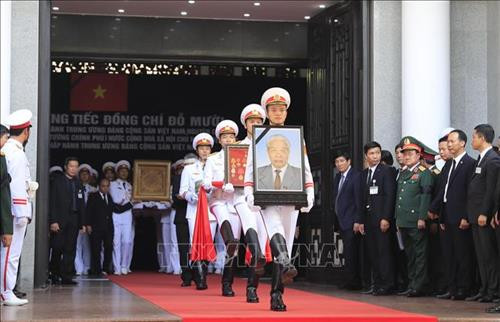 Linh cữu nguyên Tổng Bí thư Đỗ Mười quàn tại Nhà tang lễ quốc gia, số 5 Trần Thánh Tông (Hà Nội). Ảnh: TTXVN Đồng chí Trương Hòa Bình, Ủy viên Bộ Chính trị, Phó Thủ tướng thường trực Chính phủ, Trưởng Ban Tổ chức Lễ tang, tuyên bố bắt đầu Lễ truy điệu. Ảnh: Trí Dũng – TTXVN Tổng Bí thư Nguyễn Phú Trọng, Thủ tướng Nguyễn Xuân Phúc, Quyền Chủ tịch nước Đặng Thị Ngọc Thịnh, các đồng chí lãnh đạo, nguyên lãnh đạo Đảng, Nhà nước; Thủ tướng Lào Thongloun Sisoulith, các vị khách quốc tế cùng gia đình đồng chí Đỗ Mười dự Lễ truy điệu. Ảnh: Nhan Sáng – TTXVN Gia đình nguyên Tổng Bí thư Đỗ Mười tại Lễ truy điệu. Ảnh: TTXVN Các tăng ni cầu siêu, tưởng nhớ nguyên Tổng Bí thư Đỗ Mười. Ảnh: TTXVN Đại diện gia đình nguyên Tổng Bí thư Đỗ Mười thắp nén hương tưởng niệm lần cuối trước linh cữu. Ảnh: TTXVN Gia đình, họ hàng đi vòng quanh linh cữu, viếng nguyên Tổng Bí thư Đỗ Mười lần cuối. Ảnh: TTXVN Tổng Bí thư Nguyễn Phú Trọng, Trưởng Ban Lễ tang nguyên Tổng Bí thư Đỗ Mười, thay mặt lãnh đạo Đảng, Nhà nước đọc điếu văn tưởng nhớ và đưa tiễn đồng chí Đỗ Mười. Ảnh: Trí Dũng - TTXVN Ông Nguyễn Duy Trung, con trai nguyên Tổng Bí thư Đỗ Mười, thay mặt gia đình phát biểu bày tỏ lòng cảm ơn tới các đồng chí lãnh đạo Đảng, Nhà nước, những người bạn quốc tế đã tới chia buồn cùng gia đình. Ảnh: Trí Dũng – TTXVN Tổng Bí thư Nguyễn Phú Trọng và các đồng chí lãnh đạo, nguyên lãnh đạo Đảng, Nhà nước đi vòng quanh linh cữu lần cuối, vĩnh biệt đồng chí Đỗ Mười. Ảnh: Nhan Sáng – TTXVN Các tăng ni thực hiện nghi lễ cầu siêu, tưởng nhớ nguyên Tổng Bí thư Đỗ Mười. Ảnh: TTXVN Đội tiêu binh thực hiện nghi lễ chuyển di ảnh, gối huân huy chương và linh cữu đồng chí Đỗ Mười ra xe tang. Ảnh: Nhan Sáng – TTXVN Tổng Bí thư Nguyễn Phú Trọng, Thủ tướng Nguyễn Xuân Phúc đưa linh cữu đồng chí Đỗ Mười ra xe tang. Ảnh: Nhan Sáng – TTXVN Tổng Bí thư Nguyễn Phú Trọng, Thủ tướng Nguyễn Xuân Phúc cùng các đồng chí lãnh đạo, nguyên lãnh đạo Đảng, Nhà nước bên xe tang chở linh cữu đồng chí Đỗ Mười. Ảnh: Nhan Sáng – TTXVN Đoàn xe tang đưa linh cữu nguyên Tổng Bí thư Đỗ Mười di chuyển trên phố Lê Thánh Tông (Hà Nội). Ảnh: TTXVN Đoàn xe tang đưa linh cữu nguyên Tổng Bí thư Đỗ Mười di chuyển từ phố Tràng Tiền sang phố Hàng Khay (Hà Nội). Ảnh: TTXVN Đoàn xe tang đưa linh cữu nguyên Tổng Bí thư Đỗ Mười di chuyển trên phố Hàng Khay (Hà Nội). Ảnh: TTXVN Giáo viên và các em học sinh trường THCS Nguyễn Tri Phương đưa tiễn linh cữu nguyên Tổng Bí thư Đỗ Mười trên phố Hoàng Diệu (Hà Nội). Ảnh: Thành Đạt – TTXVN Đoàn xe đưa linh cữu nguyên Tổng Bí thư Đỗ Mười di chuyển trên đường Độc Lập (khu vực quảng trường Ba Đình và Nhà Quốc hội), Hà Nội. Ảnh: TTXVN Đoàn xe đưa linh cữu nguyên Tổng Bí thư Đỗ Mười trên phố Giải Phóng (Hà Nội). Ảnh: Danh Lam – TTXVN Người dân chờ đón linh cữu nguyên Tổng Bí thư Đỗ Mười tại quê nhà, khu Ma Vang, thôn 1, xã Đông Mỹ, huyện Thanh Trì, thành phố Hà Nội. Ảnh: Quang Quyết – TTXVN Đoàn xe tang đưa linh cữu nguyên Tổng Bí thư Đỗ Mười về tại quê nhà, khu Ma Vang, thôn 1, xã Đông Mỹ, huyện Thanh Trì, thành phố Hà Nội. Ảnh: Doãn Tấn – TTXVN Linh cữu nguyên Tổng Bí thư Đỗ Mười về tại quê nhà, khu Ma Vang, thôn 1, xã Đông Mỹ, huyện Thanh Trì, thành phố Hà Nội. Ảnh: Doãn Tấn – TTXVN Gia quyến nguyên Tổng Bí thư Đỗ Mười về tại quê nhà, khu Ma Vang, thôn 1, xã Đông Mỹ, huyện Thanh Trì, thành phố Hà Nội. Ảnh: Doãn Tấn – TTXVN Tổng Bí thư Nguyễn Phú Trọng cùng các đồng chí lãnh đạo, nguyên lãnh đạo cấp cao của Đảng, Nhà nước, Mặt trận Tổ quốc Việt Nam và đông đảo nhân dân địa phương dành một phút mặc niệm, vĩnh biệt nguyên Tổng Bí thư Đỗ Mười. Ảnh: Doãn Tấn – TTXVN Đội nghi lễ thực hiện nghi thức đóng huyệt mộ nguyên Tổng Bí thư Đỗ Mười. Ảnh: Doãn Tấn - TTXVN Tổng Bí thư Nguyễn Phú Trọng và các đồng chí lãnh đạo, nguyên lãnh đạo Đảng, Nhà nước, Mặt trận Tổ quốc Việt Nam thả những nắm đất đầu tiên xuống huyệt mộ nguyên Tổng Bí thư Đỗ Mười. Ảnh: Dương Giang – TTXVN Các đồng chí lãnh đạo, nguyên lãnh đạo Đảng, Nhà nước, Mặt trận Tổ quốc Việt Nam và gia đình nguyên Tổng Bí thư Đỗ Mười thả những nắm đất đầu tiên xuống huyệt mộ. Ảnh: Dương Giang – TTXVN Đồng chí Trương Hòa Bình, Ủy viên Bộ Chính trị, Phó Thủ tướng thường trực Chính phủ, Trưởng Ban Tổ chức Lễ tang phát biểu cảm ơn và tuyên bố kết thúc Lễ Quốc tang nguyên Tổng Bí thư Đỗ Mười. Ảnh: Doãn Tấn - TTXVN Phó Thủ tướng thường trực Chính phủ Trương Hòa Bình, nguyên Trưởng Ban Dân vận Trung ương Hà Thị Khiết và các đại biểu chia buồn cùng gia quyến nguyên Tổng Bí thư Đỗ Mười. Ảnh: Doãn Tấn-TTXVN Trưởng Ban Tuyên giáo Trung ương Võ Văn Thưởng chia buồn cùng gia quyến nguyên Tổng Bí thư Đỗ Mười. Ảnh: TTXVN Mộ nguyên Tổng Bí thư Đỗ Mười tại quê hương ông - Khu Ma Vang, thôn 1, xã Đông Mỹ, huyện Thanh Trì, thành phố Hà Nội. Ảnh: Doãn Tấn – TTXVN Linh cữu nguyên Tổng Bí thư Đỗ Mười quàn tại Nhà tang lễ quốc gia, số 5 Trần Thánh Tông (Hà Nội). Ảnh: TTXVN Đồng chí Trương Hòa Bình, Ủy viên Bộ Chính trị, Phó Thủ tướng thường trực Chính phủ, Trưởng Ban Tổ chức Lễ tang, tuyên bố bắt đầu Lễ truy điệu. Ảnh: Trí Dũng – TTXVN Tổng Bí thư Nguyễn Phú Trọng, Thủ tướng Nguyễn Xuân Phúc, Quyền Chủ tịch nước Đặng Thị Ngọc Thịnh, các đồng chí lãnh đạo, nguyên lãnh đạo Đảng, Nhà nước; Thủ tướng Lào Thongloun Sisoulith, các vị khách quốc tế cùng gia đình đồng chí Đỗ Mười dự Lễ truy điệu. Ảnh: Nhan Sáng – TTXVN Gia đình nguyên Tổng Bí thư Đỗ Mười tại Lễ truy điệu. Ảnh: TTXVN Các tăng ni cầu siêu, tưởng nhớ nguyên Tổng Bí thư Đỗ Mười. Ảnh: TTXVN Đại diện gia đình nguyên Tổng Bí thư Đỗ Mười thắp nén hương tưởng niệm lần cuối trước linh cữu. Ảnh: TTXVN Gia đình, họ hàng đi vòng quanh linh cữu, viếng nguyên Tổng Bí thư Đỗ Mười lần cuối. Ảnh: TTXVN Tổng Bí thư Nguyễn Phú Trọng, Trưởng Ban Lễ tang nguyên Tổng Bí thư Đỗ Mười, thay mặt lãnh đạo Đảng, Nhà nước đọc điếu văn tưởng nhớ và đưa tiễn đồng chí Đỗ Mười. Ảnh: Trí Dũng - TTXVN Ông Nguyễn Duy Trung, con trai nguyên Tổng Bí thư Đỗ Mười, thay mặt gia đình phát biểu bày tỏ lòng cảm ơn tới các đồng chí lãnh đạo Đảng, Nhà nước, những người bạn quốc tế đã tới chia buồn cùng gia đình. Ảnh: Trí Dũng – TTXVN Tổng Bí thư Nguyễn Phú Trọng và các đồng chí lãnh đạo, nguyên lãnh đạo Đảng, Nhà nước đi vòng quanh linh cữu lần cuối, vĩnh biệt đồng chí Đỗ Mười. Ảnh: Nhan Sáng – TTXVN Các tăng ni thực hiện nghi lễ cầu siêu, tưởng nhớ nguyên Tổng Bí thư Đỗ Mười. Ảnh: TTXVN Đội tiêu binh thực hiện nghi lễ chuyển di ảnh, gối huân huy chương và linh cữu đồng chí Đỗ Mười ra xe tang. Ảnh: Nhan Sáng – TTXVN Tổng Bí thư Nguyễn Phú Trọng, Thủ tướng Nguyễn Xuân Phúc đưa linh cữu đồng chí Đỗ Mười ra xe tang. Ảnh: Nhan Sáng – TTXVN Tổng Bí thư Nguyễn Phú Trọng, Thủ tướng Nguyễn Xuân Phúc cùng các đồng chí lãnh đạo, nguyên lãnh đạo Đảng, Nhà nước bên xe tang chở linh cữu đồng chí Đỗ Mười. Ảnh: Nhan Sáng – TTXVN Đoàn xe tang đưa linh cữu nguyên Tổng Bí thư Đỗ Mười di chuyển trên phố Lê Thánh Tông (Hà Nội). Ảnh: TTXVN Đoàn xe tang đưa linh cữu nguyên Tổng Bí thư Đỗ Mười di chuyển từ phố Tràng Tiền sang phố Hàng Khay (Hà Nội). Ảnh: TTXVN Đoàn xe tang đưa linh cữu nguyên Tổng Bí thư Đỗ Mười di chuyển trên phố Hàng Khay (Hà Nội). Ảnh: TTXVN Giáo viên và các em học sinh trường THCS Nguyễn Tri Phương đưa tiễn linh cữu nguyên Tổng Bí thư Đỗ Mười trên phố Hoàng Diệu (Hà Nội). Ảnh: Thành Đạt – TTXVN Đoàn xe đưa linh cữu nguyên Tổng Bí thư Đỗ Mười di chuyển trên đường Độc Lập (khu vực quảng trường Ba Đình và Nhà Quốc hội), Hà Nội. Ảnh: TTXVN Đoàn xe đưa linh cữu nguyên Tổng Bí thư Đỗ Mười trên phố Giải Phóng (Hà Nội). Ảnh: Danh Lam – TTXVN Người dân chờ đón linh cữu nguyên Tổng Bí thư Đỗ Mười tại quê nhà, khu Ma Vang, thôn 1, xã Đông Mỹ, huyện Thanh Trì, thành phố Hà Nội. Ảnh: Quang Quyết – TTXVN Đoàn xe tang đưa linh cữu nguyên Tổng Bí thư Đỗ Mười về tại quê nhà, khu Ma Vang, thôn 1, xã Đông Mỹ, huyện Thanh Trì, thành phố Hà Nội. Ảnh: Doãn Tấn – TTXVN Linh cữu nguyên Tổng Bí thư Đỗ Mười về tại quê nhà, khu Ma Vang, thôn 1, xã Đông Mỹ, huyện Thanh Trì, thành phố Hà Nội. Ảnh: Doãn Tấn – TTXVN Gia quyến nguyên Tổng Bí thư Đỗ Mười về tại quê nhà, khu Ma Vang, thôn 1, xã Đông Mỹ, huyện Thanh Trì, thành phố Hà Nội. Ảnh: Doãn Tấn – TTXVN Tổng Bí thư Nguyễn Phú Trọng cùng các đồng chí lãnh đạo, nguyên lãnh đạo cấp cao của Đảng, Nhà nước, Mặt trận Tổ quốc Việt Nam và đông đảo nhân dân địa phương dành một phút mặc niệm, vĩnh biệt nguyên Tổng Bí thư Đỗ Mười. Ảnh: Doãn Tấn – TTXVN Đội nghi lễ thực hiện nghi thức đóng huyệt mộ nguyên Tổng Bí thư Đỗ Mười. Ảnh: Doãn Tấn - TTXVN Tổng Bí thư Nguyễn Phú Trọng và các đồng chí lãnh đạo, nguyên lãnh đạo Đảng, Nhà nước, Mặt trận Tổ quốc Việt Nam thả những nắm đất đầu tiên xuống huyệt mộ nguyên Tổng Bí thư Đỗ Mười. Ảnh: Dương Giang – TTXVN Các đồng chí lãnh đạo, nguyên lãnh đạo Đảng, Nhà nước, Mặt trận Tổ quốc Việt Nam và gia đình nguyên Tổng Bí thư Đỗ Mười thả những nắm đất đầu tiên xuống huyệt mộ. Ảnh: Dương Giang – TTXVN Đồng chí Trương Hòa Bình, Ủy viên Bộ Chính trị, Phó Thủ tướng thường trực Chính phủ, Trưởng Ban Tổ chức Lễ tang phát biểu cảm ơn và tuyên bố kết thúc Lễ Quốc tang nguyên Tổng Bí thư Đỗ Mười. Ảnh: Doãn Tấn - TTXVN Phó Thủ tướng thường trực Chính phủ Trương Hòa Bình, nguyên Trưởng Ban Dân vận Trung ương Hà Thị Khiết và các đại biểu chia buồn cùng gia quyến nguyên Tổng Bí thư Đỗ Mười. Ảnh: Doãn Tấn-TTXVN Trưởng Ban Tuyên giáo Trung ương Võ Văn Thưởng chia buồn cùng gia quyến nguyên Tổng Bí thư Đỗ Mười. Ảnh: TTXVN Mộ nguyên Tổng Bí thư Đỗ Mười tại quê hương ông - Khu Ma Vang, thôn 1, xã Đông Mỹ, huyện Thanh Trì, thành phố Hà Nội. Ảnh: Doãn Tấn – TTXVN