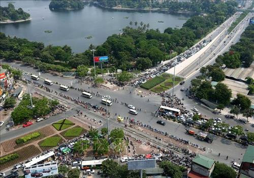 Linh cữu nguyên Tổng Bí thư Đỗ Mười quàn tại Nhà tang lễ quốc gia, số 5 Trần Thánh Tông (Hà Nội). Ảnh: TTXVN Đồng chí Trương Hòa Bình, Ủy viên Bộ Chính trị, Phó Thủ tướng thường trực Chính phủ, Trưởng Ban Tổ chức Lễ tang, tuyên bố bắt đầu Lễ truy điệu. Ảnh: Trí Dũng – TTXVN Tổng Bí thư Nguyễn Phú Trọng, Thủ tướng Nguyễn Xuân Phúc, Quyền Chủ tịch nước Đặng Thị Ngọc Thịnh, các đồng chí lãnh đạo, nguyên lãnh đạo Đảng, Nhà nước; Thủ tướng Lào Thongloun Sisoulith, các vị khách quốc tế cùng gia đình đồng chí Đỗ Mười dự Lễ truy điệu. Ảnh: Nhan Sáng – TTXVN Gia đình nguyên Tổng Bí thư Đỗ Mười tại Lễ truy điệu. Ảnh: TTXVN Các tăng ni cầu siêu, tưởng nhớ nguyên Tổng Bí thư Đỗ Mười. Ảnh: TTXVN Đại diện gia đình nguyên Tổng Bí thư Đỗ Mười thắp nén hương tưởng niệm lần cuối trước linh cữu. Ảnh: TTXVN Gia đình, họ hàng đi vòng quanh linh cữu, viếng nguyên Tổng Bí thư Đỗ Mười lần cuối. Ảnh: TTXVN Tổng Bí thư Nguyễn Phú Trọng, Trưởng Ban Lễ tang nguyên Tổng Bí thư Đỗ Mười, thay mặt lãnh đạo Đảng, Nhà nước đọc điếu văn tưởng nhớ và đưa tiễn đồng chí Đỗ Mười. Ảnh: Trí Dũng - TTXVN Ông Nguyễn Duy Trung, con trai nguyên Tổng Bí thư Đỗ Mười, thay mặt gia đình phát biểu bày tỏ lòng cảm ơn tới các đồng chí lãnh đạo Đảng, Nhà nước, những người bạn quốc tế đã tới chia buồn cùng gia đình. Ảnh: Trí Dũng – TTXVN Tổng Bí thư Nguyễn Phú Trọng và các đồng chí lãnh đạo, nguyên lãnh đạo Đảng, Nhà nước đi vòng quanh linh cữu lần cuối, vĩnh biệt đồng chí Đỗ Mười. Ảnh: Nhan Sáng – TTXVN Các tăng ni thực hiện nghi lễ cầu siêu, tưởng nhớ nguyên Tổng Bí thư Đỗ Mười. Ảnh: TTXVN Đội tiêu binh thực hiện nghi lễ chuyển di ảnh, gối huân huy chương và linh cữu đồng chí Đỗ Mười ra xe tang. Ảnh: Nhan Sáng – TTXVN Tổng Bí thư Nguyễn Phú Trọng, Thủ tướng Nguyễn Xuân Phúc đưa linh cữu đồng chí Đỗ Mười ra xe tang. Ảnh: Nhan Sáng – TTXVN Tổng Bí thư Nguyễn Phú Trọng, Thủ tướng Nguyễn Xuân Phúc cùng các đồng chí lãnh đạo, nguyên lãnh đạo Đảng, Nhà nước bên xe tang chở linh cữu đồng chí Đỗ Mười. Ảnh: Nhan Sáng – TTXVN Đoàn xe tang đưa linh cữu nguyên Tổng Bí thư Đỗ Mười di chuyển trên phố Lê Thánh Tông (Hà Nội). Ảnh: TTXVN Đoàn xe tang đưa linh cữu nguyên Tổng Bí thư Đỗ Mười di chuyển từ phố Tràng Tiền sang phố Hàng Khay (Hà Nội). Ảnh: TTXVN Đoàn xe tang đưa linh cữu nguyên Tổng Bí thư Đỗ Mười di chuyển trên phố Hàng Khay (Hà Nội). Ảnh: TTXVN Giáo viên và các em học sinh trường THCS Nguyễn Tri Phương đưa tiễn linh cữu nguyên Tổng Bí thư Đỗ Mười trên phố Hoàng Diệu (Hà Nội). Ảnh: Thành Đạt – TTXVN Đoàn xe đưa linh cữu nguyên Tổng Bí thư Đỗ Mười di chuyển trên đường Độc Lập (khu vực quảng trường Ba Đình và Nhà Quốc hội), Hà Nội. Ảnh: TTXVN Đoàn xe đưa linh cữu nguyên Tổng Bí thư Đỗ Mười trên phố Giải Phóng (Hà Nội). Ảnh: Danh Lam – TTXVN Người dân chờ đón linh cữu nguyên Tổng Bí thư Đỗ Mười tại quê nhà, khu Ma Vang, thôn 1, xã Đông Mỹ, huyện Thanh Trì, thành phố Hà Nội. Ảnh: Quang Quyết – TTXVN Đoàn xe tang đưa linh cữu nguyên Tổng Bí thư Đỗ Mười về tại quê nhà, khu Ma Vang, thôn 1, xã Đông Mỹ, huyện Thanh Trì, thành phố Hà Nội. Ảnh: Doãn Tấn – TTXVN Linh cữu nguyên Tổng Bí thư Đỗ Mười về tại quê nhà, khu Ma Vang, thôn 1, xã Đông Mỹ, huyện Thanh Trì, thành phố Hà Nội. Ảnh: Doãn Tấn – TTXVN Gia quyến nguyên Tổng Bí thư Đỗ Mười về tại quê nhà, khu Ma Vang, thôn 1, xã Đông Mỹ, huyện Thanh Trì, thành phố Hà Nội. Ảnh: Doãn Tấn – TTXVN Tổng Bí thư Nguyễn Phú Trọng cùng các đồng chí lãnh đạo, nguyên lãnh đạo cấp cao của Đảng, Nhà nước, Mặt trận Tổ quốc Việt Nam và đông đảo nhân dân địa phương dành một phút mặc niệm, vĩnh biệt nguyên Tổng Bí thư Đỗ Mười. Ảnh: Doãn Tấn – TTXVN Đội nghi lễ thực hiện nghi thức đóng huyệt mộ nguyên Tổng Bí thư Đỗ Mười. Ảnh: Doãn Tấn - TTXVN Tổng Bí thư Nguyễn Phú Trọng và các đồng chí lãnh đạo, nguyên lãnh đạo Đảng, Nhà nước, Mặt trận Tổ quốc Việt Nam thả những nắm đất đầu tiên xuống huyệt mộ nguyên Tổng Bí thư Đỗ Mười. Ảnh: Dương Giang – TTXVN Các đồng chí lãnh đạo, nguyên lãnh đạo Đảng, Nhà nước, Mặt trận Tổ quốc Việt Nam và gia đình nguyên Tổng Bí thư Đỗ Mười thả những nắm đất đầu tiên xuống huyệt mộ. Ảnh: Dương Giang – TTXVN Đồng chí Trương Hòa Bình, Ủy viên Bộ Chính trị, Phó Thủ tướng thường trực Chính phủ, Trưởng Ban Tổ chức Lễ tang phát biểu cảm ơn và tuyên bố kết thúc Lễ Quốc tang nguyên Tổng Bí thư Đỗ Mười. Ảnh: Doãn Tấn - TTXVN Phó Thủ tướng thường trực Chính phủ Trương Hòa Bình, nguyên Trưởng Ban Dân vận Trung ương Hà Thị Khiết và các đại biểu chia buồn cùng gia quyến nguyên Tổng Bí thư Đỗ Mười. Ảnh: Doãn Tấn-TTXVN Trưởng Ban Tuyên giáo Trung ương Võ Văn Thưởng chia buồn cùng gia quyến nguyên Tổng Bí thư Đỗ Mười. Ảnh: TTXVN Mộ nguyên Tổng Bí thư Đỗ Mười tại quê hương ông - Khu Ma Vang, thôn 1, xã Đông Mỹ, huyện Thanh Trì, thành phố Hà Nội. Ảnh: Doãn Tấn – TTXVN Linh cữu nguyên Tổng Bí thư Đỗ Mười quàn tại Nhà tang lễ quốc gia, số 5 Trần Thánh Tông (Hà Nội). Ảnh: TTXVN Đồng chí Trương Hòa Bình, Ủy viên Bộ Chính trị, Phó Thủ tướng thường trực Chính phủ, Trưởng Ban Tổ chức Lễ tang, tuyên bố bắt đầu Lễ truy điệu. Ảnh: Trí Dũng – TTXVN Tổng Bí thư Nguyễn Phú Trọng, Thủ tướng Nguyễn Xuân Phúc, Quyền Chủ tịch nước Đặng Thị Ngọc Thịnh, các đồng chí lãnh đạo, nguyên lãnh đạo Đảng, Nhà nước; Thủ tướng Lào Thongloun Sisoulith, các vị khách quốc tế cùng gia đình đồng chí Đỗ Mười dự Lễ truy điệu. Ảnh: Nhan Sáng – TTXVN Gia đình nguyên Tổng Bí thư Đỗ Mười tại Lễ truy điệu. Ảnh: TTXVN Các tăng ni cầu siêu, tưởng nhớ nguyên Tổng Bí thư Đỗ Mười. Ảnh: TTXVN Đại diện gia đình nguyên Tổng Bí thư Đỗ Mười thắp nén hương tưởng niệm lần cuối trước linh cữu. Ảnh: TTXVN Gia đình, họ hàng đi vòng quanh linh cữu, viếng nguyên Tổng Bí thư Đỗ Mười lần cuối. Ảnh: TTXVN Tổng Bí thư Nguyễn Phú Trọng, Trưởng Ban Lễ tang nguyên Tổng Bí thư Đỗ Mười, thay mặt lãnh đạo Đảng, Nhà nước đọc điếu văn tưởng nhớ và đưa tiễn đồng chí Đỗ Mười. Ảnh: Trí Dũng - TTXVN Ông Nguyễn Duy Trung, con trai nguyên Tổng Bí thư Đỗ Mười, thay mặt gia đình phát biểu bày tỏ lòng cảm ơn tới các đồng chí lãnh đạo Đảng, Nhà nước, những người bạn quốc tế đã tới chia buồn cùng gia đình. Ảnh: Trí Dũng – TTXVN Tổng Bí thư Nguyễn Phú Trọng và các đồng chí lãnh đạo, nguyên lãnh đạo Đảng, Nhà nước đi vòng quanh linh cữu lần cuối, vĩnh biệt đồng chí Đỗ Mười. Ảnh: Nhan Sáng – TTXVN Các tăng ni thực hiện nghi lễ cầu siêu, tưởng nhớ nguyên Tổng Bí thư Đỗ Mười. Ảnh: TTXVN Đội tiêu binh thực hiện nghi lễ chuyển di ảnh, gối huân huy chương và linh cữu đồng chí Đỗ Mười ra xe tang. Ảnh: Nhan Sáng – TTXVN Tổng Bí thư Nguyễn Phú Trọng, Thủ tướng Nguyễn Xuân Phúc đưa linh cữu đồng chí Đỗ Mười ra xe tang. Ảnh: Nhan Sáng – TTXVN Tổng Bí thư Nguyễn Phú Trọng, Thủ tướng Nguyễn Xuân Phúc cùng các đồng chí lãnh đạo, nguyên lãnh đạo Đảng, Nhà nước bên xe tang chở linh cữu đồng chí Đỗ Mười. Ảnh: Nhan Sáng – TTXVN Đoàn xe tang đưa linh cữu nguyên Tổng Bí thư Đỗ Mười di chuyển trên phố Lê Thánh Tông (Hà Nội). Ảnh: TTXVN Đoàn xe tang đưa linh cữu nguyên Tổng Bí thư Đỗ Mười di chuyển từ phố Tràng Tiền sang phố Hàng Khay (Hà Nội). Ảnh: TTXVN Đoàn xe tang đưa linh cữu nguyên Tổng Bí thư Đỗ Mười di chuyển trên phố Hàng Khay (Hà Nội). Ảnh: TTXVN Giáo viên và các em học sinh trường THCS Nguyễn Tri Phương đưa tiễn linh cữu nguyên Tổng Bí thư Đỗ Mười trên phố Hoàng Diệu (Hà Nội). Ảnh: Thành Đạt – TTXVN Đoàn xe đưa linh cữu nguyên Tổng Bí thư Đỗ Mười di chuyển trên đường Độc Lập (khu vực quảng trường Ba Đình và Nhà Quốc hội), Hà Nội. Ảnh: TTXVN Đoàn xe đưa linh cữu nguyên Tổng Bí thư Đỗ Mười trên phố Giải Phóng (Hà Nội). Ảnh: Danh Lam – TTXVN Người dân chờ đón linh cữu nguyên Tổng Bí thư Đỗ Mười tại quê nhà, khu Ma Vang, thôn 1, xã Đông Mỹ, huyện Thanh Trì, thành phố Hà Nội. Ảnh: Quang Quyết – TTXVN Đoàn xe tang đưa linh cữu nguyên Tổng Bí thư Đỗ Mười về tại quê nhà, khu Ma Vang, thôn 1, xã Đông Mỹ, huyện Thanh Trì, thành phố Hà Nội. Ảnh: Doãn Tấn – TTXVN Linh cữu nguyên Tổng Bí thư Đỗ Mười về tại quê nhà, khu Ma Vang, thôn 1, xã Đông Mỹ, huyện Thanh Trì, thành phố Hà Nội. Ảnh: Doãn Tấn – TTXVN Gia quyến nguyên Tổng Bí thư Đỗ Mười về tại quê nhà, khu Ma Vang, thôn 1, xã Đông Mỹ, huyện Thanh Trì, thành phố Hà Nội. Ảnh: Doãn Tấn – TTXVN Tổng Bí thư Nguyễn Phú Trọng cùng các đồng chí lãnh đạo, nguyên lãnh đạo cấp cao của Đảng, Nhà nước, Mặt trận Tổ quốc Việt Nam và đông đảo nhân dân địa phương dành một phút mặc niệm, vĩnh biệt nguyên Tổng Bí thư Đỗ Mười. Ảnh: Doãn Tấn – TTXVN Đội nghi lễ thực hiện nghi thức đóng huyệt mộ nguyên Tổng Bí thư Đỗ Mười. Ảnh: Doãn Tấn - TTXVN Tổng Bí thư Nguyễn Phú Trọng và các đồng chí lãnh đạo, nguyên lãnh đạo Đảng, Nhà nước, Mặt trận Tổ quốc Việt Nam thả những nắm đất đầu tiên xuống huyệt mộ nguyên Tổng Bí thư Đỗ Mười. Ảnh: Dương Giang – TTXVN Các đồng chí lãnh đạo, nguyên lãnh đạo Đảng, Nhà nước, Mặt trận Tổ quốc Việt Nam và gia đình nguyên Tổng Bí thư Đỗ Mười thả những nắm đất đầu tiên xuống huyệt mộ. Ảnh: Dương Giang – TTXVN Đồng chí Trương Hòa Bình, Ủy viên Bộ Chính trị, Phó Thủ tướng thường trực Chính phủ, Trưởng Ban Tổ chức Lễ tang phát biểu cảm ơn và tuyên bố kết thúc Lễ Quốc tang nguyên Tổng Bí thư Đỗ Mười. Ảnh: Doãn Tấn - TTXVN Phó Thủ tướng thường trực Chính phủ Trương Hòa Bình, nguyên Trưởng Ban Dân vận Trung ương Hà Thị Khiết và các đại biểu chia buồn cùng gia quyến nguyên Tổng Bí thư Đỗ Mười. Ảnh: Doãn Tấn-TTXVN Trưởng Ban Tuyên giáo Trung ương Võ Văn Thưởng chia buồn cùng gia quyến nguyên Tổng Bí thư Đỗ Mười. Ảnh: TTXVN Mộ nguyên Tổng Bí thư Đỗ Mười tại quê hương ông - Khu Ma Vang, thôn 1, xã Đông Mỹ, huyện Thanh Trì, thành phố Hà Nội. Ảnh: Doãn Tấn – TTXVN