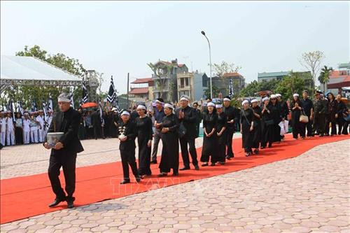 Linh cữu nguyên Tổng Bí thư Đỗ Mười quàn tại Nhà tang lễ quốc gia, số 5 Trần Thánh Tông (Hà Nội). Ảnh: TTXVN Đồng chí Trương Hòa Bình, Ủy viên Bộ Chính trị, Phó Thủ tướng thường trực Chính phủ, Trưởng Ban Tổ chức Lễ tang, tuyên bố bắt đầu Lễ truy điệu. Ảnh: Trí Dũng – TTXVN Tổng Bí thư Nguyễn Phú Trọng, Thủ tướng Nguyễn Xuân Phúc, Quyền Chủ tịch nước Đặng Thị Ngọc Thịnh, các đồng chí lãnh đạo, nguyên lãnh đạo Đảng, Nhà nước; Thủ tướng Lào Thongloun Sisoulith, các vị khách quốc tế cùng gia đình đồng chí Đỗ Mười dự Lễ truy điệu. Ảnh: Nhan Sáng – TTXVN Gia đình nguyên Tổng Bí thư Đỗ Mười tại Lễ truy điệu. Ảnh: TTXVN Các tăng ni cầu siêu, tưởng nhớ nguyên Tổng Bí thư Đỗ Mười. Ảnh: TTXVN Đại diện gia đình nguyên Tổng Bí thư Đỗ Mười thắp nén hương tưởng niệm lần cuối trước linh cữu. Ảnh: TTXVN Gia đình, họ hàng đi vòng quanh linh cữu, viếng nguyên Tổng Bí thư Đỗ Mười lần cuối. Ảnh: TTXVN Tổng Bí thư Nguyễn Phú Trọng, Trưởng Ban Lễ tang nguyên Tổng Bí thư Đỗ Mười, thay mặt lãnh đạo Đảng, Nhà nước đọc điếu văn tưởng nhớ và đưa tiễn đồng chí Đỗ Mười. Ảnh: Trí Dũng - TTXVN Ông Nguyễn Duy Trung, con trai nguyên Tổng Bí thư Đỗ Mười, thay mặt gia đình phát biểu bày tỏ lòng cảm ơn tới các đồng chí lãnh đạo Đảng, Nhà nước, những người bạn quốc tế đã tới chia buồn cùng gia đình. Ảnh: Trí Dũng – TTXVN Tổng Bí thư Nguyễn Phú Trọng và các đồng chí lãnh đạo, nguyên lãnh đạo Đảng, Nhà nước đi vòng quanh linh cữu lần cuối, vĩnh biệt đồng chí Đỗ Mười. Ảnh: Nhan Sáng – TTXVN Các tăng ni thực hiện nghi lễ cầu siêu, tưởng nhớ nguyên Tổng Bí thư Đỗ Mười. Ảnh: TTXVN Đội tiêu binh thực hiện nghi lễ chuyển di ảnh, gối huân huy chương và linh cữu đồng chí Đỗ Mười ra xe tang. Ảnh: Nhan Sáng – TTXVN Tổng Bí thư Nguyễn Phú Trọng, Thủ tướng Nguyễn Xuân Phúc đưa linh cữu đồng chí Đỗ Mười ra xe tang. Ảnh: Nhan Sáng – TTXVN Tổng Bí thư Nguyễn Phú Trọng, Thủ tướng Nguyễn Xuân Phúc cùng các đồng chí lãnh đạo, nguyên lãnh đạo Đảng, Nhà nước bên xe tang chở linh cữu đồng chí Đỗ Mười. Ảnh: Nhan Sáng – TTXVN Đoàn xe tang đưa linh cữu nguyên Tổng Bí thư Đỗ Mười di chuyển trên phố Lê Thánh Tông (Hà Nội). Ảnh: TTXVN Đoàn xe tang đưa linh cữu nguyên Tổng Bí thư Đỗ Mười di chuyển từ phố Tràng Tiền sang phố Hàng Khay (Hà Nội). Ảnh: TTXVN Đoàn xe tang đưa linh cữu nguyên Tổng Bí thư Đỗ Mười di chuyển trên phố Hàng Khay (Hà Nội). Ảnh: TTXVN Giáo viên và các em học sinh trường THCS Nguyễn Tri Phương đưa tiễn linh cữu nguyên Tổng Bí thư Đỗ Mười trên phố Hoàng Diệu (Hà Nội). Ảnh: Thành Đạt – TTXVN Đoàn xe đưa linh cữu nguyên Tổng Bí thư Đỗ Mười di chuyển trên đường Độc Lập (khu vực quảng trường Ba Đình và Nhà Quốc hội), Hà Nội. Ảnh: TTXVN Đoàn xe đưa linh cữu nguyên Tổng Bí thư Đỗ Mười trên phố Giải Phóng (Hà Nội). Ảnh: Danh Lam – TTXVN Người dân chờ đón linh cữu nguyên Tổng Bí thư Đỗ Mười tại quê nhà, khu Ma Vang, thôn 1, xã Đông Mỹ, huyện Thanh Trì, thành phố Hà Nội. Ảnh: Quang Quyết – TTXVN Đoàn xe tang đưa linh cữu nguyên Tổng Bí thư Đỗ Mười về tại quê nhà, khu Ma Vang, thôn 1, xã Đông Mỹ, huyện Thanh Trì, thành phố Hà Nội. Ảnh: Doãn Tấn – TTXVN Linh cữu nguyên Tổng Bí thư Đỗ Mười về tại quê nhà, khu Ma Vang, thôn 1, xã Đông Mỹ, huyện Thanh Trì, thành phố Hà Nội. Ảnh: Doãn Tấn – TTXVN Gia quyến nguyên Tổng Bí thư Đỗ Mười về tại quê nhà, khu Ma Vang, thôn 1, xã Đông Mỹ, huyện Thanh Trì, thành phố Hà Nội. Ảnh: Doãn Tấn – TTXVN Tổng Bí thư Nguyễn Phú Trọng cùng các đồng chí lãnh đạo, nguyên lãnh đạo cấp cao của Đảng, Nhà nước, Mặt trận Tổ quốc Việt Nam và đông đảo nhân dân địa phương dành một phút mặc niệm, vĩnh biệt nguyên Tổng Bí thư Đỗ Mười. Ảnh: Doãn Tấn – TTXVN Đội nghi lễ thực hiện nghi thức đóng huyệt mộ nguyên Tổng Bí thư Đỗ Mười. Ảnh: Doãn Tấn - TTXVN Tổng Bí thư Nguyễn Phú Trọng và các đồng chí lãnh đạo, nguyên lãnh đạo Đảng, Nhà nước, Mặt trận Tổ quốc Việt Nam thả những nắm đất đầu tiên xuống huyệt mộ nguyên Tổng Bí thư Đỗ Mười. Ảnh: Dương Giang – TTXVN Các đồng chí lãnh đạo, nguyên lãnh đạo Đảng, Nhà nước, Mặt trận Tổ quốc Việt Nam và gia đình nguyên Tổng Bí thư Đỗ Mười thả những nắm đất đầu tiên xuống huyệt mộ. Ảnh: Dương Giang – TTXVN Đồng chí Trương Hòa Bình, Ủy viên Bộ Chính trị, Phó Thủ tướng thường trực Chính phủ, Trưởng Ban Tổ chức Lễ tang phát biểu cảm ơn và tuyên bố kết thúc Lễ Quốc tang nguyên Tổng Bí thư Đỗ Mười. Ảnh: Doãn Tấn - TTXVN Phó Thủ tướng thường trực Chính phủ Trương Hòa Bình, nguyên Trưởng Ban Dân vận Trung ương Hà Thị Khiết và các đại biểu chia buồn cùng gia quyến nguyên Tổng Bí thư Đỗ Mười. Ảnh: Doãn Tấn-TTXVN Trưởng Ban Tuyên giáo Trung ương Võ Văn Thưởng chia buồn cùng gia quyến nguyên Tổng Bí thư Đỗ Mười. Ảnh: TTXVN Mộ nguyên Tổng Bí thư Đỗ Mười tại quê hương ông - Khu Ma Vang, thôn 1, xã Đông Mỹ, huyện Thanh Trì, thành phố Hà Nội. Ảnh: Doãn Tấn – TTXVN Linh cữu nguyên Tổng Bí thư Đỗ Mười quàn tại Nhà tang lễ quốc gia, số 5 Trần Thánh Tông (Hà Nội). Ảnh: TTXVN Đồng chí Trương Hòa Bình, Ủy viên Bộ Chính trị, Phó Thủ tướng thường trực Chính phủ, Trưởng Ban Tổ chức Lễ tang, tuyên bố bắt đầu Lễ truy điệu. Ảnh: Trí Dũng – TTXVN Tổng Bí thư Nguyễn Phú Trọng, Thủ tướng Nguyễn Xuân Phúc, Quyền Chủ tịch nước Đặng Thị Ngọc Thịnh, các đồng chí lãnh đạo, nguyên lãnh đạo Đảng, Nhà nước; Thủ tướng Lào Thongloun Sisoulith, các vị khách quốc tế cùng gia đình đồng chí Đỗ Mười dự Lễ truy điệu. Ảnh: Nhan Sáng – TTXVN Gia đình nguyên Tổng Bí thư Đỗ Mười tại Lễ truy điệu. Ảnh: TTXVN Các tăng ni cầu siêu, tưởng nhớ nguyên Tổng Bí thư Đỗ Mười. Ảnh: TTXVN Đại diện gia đình nguyên Tổng Bí thư Đỗ Mười thắp nén hương tưởng niệm lần cuối trước linh cữu. Ảnh: TTXVN Gia đình, họ hàng đi vòng quanh linh cữu, viếng nguyên Tổng Bí thư Đỗ Mười lần cuối. Ảnh: TTXVN Tổng Bí thư Nguyễn Phú Trọng, Trưởng Ban Lễ tang nguyên Tổng Bí thư Đỗ Mười, thay mặt lãnh đạo Đảng, Nhà nước đọc điếu văn tưởng nhớ và đưa tiễn đồng chí Đỗ Mười. Ảnh: Trí Dũng - TTXVN Ông Nguyễn Duy Trung, con trai nguyên Tổng Bí thư Đỗ Mười, thay mặt gia đình phát biểu bày tỏ lòng cảm ơn tới các đồng chí lãnh đạo Đảng, Nhà nước, những người bạn quốc tế đã tới chia buồn cùng gia đình. Ảnh: Trí Dũng – TTXVN Tổng Bí thư Nguyễn Phú Trọng và các đồng chí lãnh đạo, nguyên lãnh đạo Đảng, Nhà nước đi vòng quanh linh cữu lần cuối, vĩnh biệt đồng chí Đỗ Mười. Ảnh: Nhan Sáng – TTXVN Các tăng ni thực hiện nghi lễ cầu siêu, tưởng nhớ nguyên Tổng Bí thư Đỗ Mười. Ảnh: TTXVN Đội tiêu binh thực hiện nghi lễ chuyển di ảnh, gối huân huy chương và linh cữu đồng chí Đỗ Mười ra xe tang. Ảnh: Nhan Sáng – TTXVN Tổng Bí thư Nguyễn Phú Trọng, Thủ tướng Nguyễn Xuân Phúc đưa linh cữu đồng chí Đỗ Mười ra xe tang. Ảnh: Nhan Sáng – TTXVN Tổng Bí thư Nguyễn Phú Trọng, Thủ tướng Nguyễn Xuân Phúc cùng các đồng chí lãnh đạo, nguyên lãnh đạo Đảng, Nhà nước bên xe tang chở linh cữu đồng chí Đỗ Mười. Ảnh: Nhan Sáng – TTXVN Đoàn xe tang đưa linh cữu nguyên Tổng Bí thư Đỗ Mười di chuyển trên phố Lê Thánh Tông (Hà Nội). Ảnh: TTXVN Đoàn xe tang đưa linh cữu nguyên Tổng Bí thư Đỗ Mười di chuyển từ phố Tràng Tiền sang phố Hàng Khay (Hà Nội). Ảnh: TTXVN Đoàn xe tang đưa linh cữu nguyên Tổng Bí thư Đỗ Mười di chuyển trên phố Hàng Khay (Hà Nội). Ảnh: TTXVN Giáo viên và các em học sinh trường THCS Nguyễn Tri Phương đưa tiễn linh cữu nguyên Tổng Bí thư Đỗ Mười trên phố Hoàng Diệu (Hà Nội). Ảnh: Thành Đạt – TTXVN Đoàn xe đưa linh cữu nguyên Tổng Bí thư Đỗ Mười di chuyển trên đường Độc Lập (khu vực quảng trường Ba Đình và Nhà Quốc hội), Hà Nội. Ảnh: TTXVN Đoàn xe đưa linh cữu nguyên Tổng Bí thư Đỗ Mười trên phố Giải Phóng (Hà Nội). Ảnh: Danh Lam – TTXVN Người dân chờ đón linh cữu nguyên Tổng Bí thư Đỗ Mười tại quê nhà, khu Ma Vang, thôn 1, xã Đông Mỹ, huyện Thanh Trì, thành phố Hà Nội. Ảnh: Quang Quyết – TTXVN Đoàn xe tang đưa linh cữu nguyên Tổng Bí thư Đỗ Mười về tại quê nhà, khu Ma Vang, thôn 1, xã Đông Mỹ, huyện Thanh Trì, thành phố Hà Nội. Ảnh: Doãn Tấn – TTXVN Linh cữu nguyên Tổng Bí thư Đỗ Mười về tại quê nhà, khu Ma Vang, thôn 1, xã Đông Mỹ, huyện Thanh Trì, thành phố Hà Nội. Ảnh: Doãn Tấn – TTXVN Gia quyến nguyên Tổng Bí thư Đỗ Mười về tại quê nhà, khu Ma Vang, thôn 1, xã Đông Mỹ, huyện Thanh Trì, thành phố Hà Nội. Ảnh: Doãn Tấn – TTXVN Tổng Bí thư Nguyễn Phú Trọng cùng các đồng chí lãnh đạo, nguyên lãnh đạo cấp cao của Đảng, Nhà nước, Mặt trận Tổ quốc Việt Nam và đông đảo nhân dân địa phương dành một phút mặc niệm, vĩnh biệt nguyên Tổng Bí thư Đỗ Mười. Ảnh: Doãn Tấn – TTXVN Đội nghi lễ thực hiện nghi thức đóng huyệt mộ nguyên Tổng Bí thư Đỗ Mười. Ảnh: Doãn Tấn - TTXVN Tổng Bí thư Nguyễn Phú Trọng và các đồng chí lãnh đạo, nguyên lãnh đạo Đảng, Nhà nước, Mặt trận Tổ quốc Việt Nam thả những nắm đất đầu tiên xuống huyệt mộ nguyên Tổng Bí thư Đỗ Mười. Ảnh: Dương Giang – TTXVN Các đồng chí lãnh đạo, nguyên lãnh đạo Đảng, Nhà nước, Mặt trận Tổ quốc Việt Nam và gia đình nguyên Tổng Bí thư Đỗ Mười thả những nắm đất đầu tiên xuống huyệt mộ. Ảnh: Dương Giang – TTXVN Đồng chí Trương Hòa Bình, Ủy viên Bộ Chính trị, Phó Thủ tướng thường trực Chính phủ, Trưởng Ban Tổ chức Lễ tang phát biểu cảm ơn và tuyên bố kết thúc Lễ Quốc tang nguyên Tổng Bí thư Đỗ Mười. Ảnh: Doãn Tấn - TTXVN Phó Thủ tướng thường trực Chính phủ Trương Hòa Bình, nguyên Trưởng Ban Dân vận Trung ương Hà Thị Khiết và các đại biểu chia buồn cùng gia quyến nguyên Tổng Bí thư Đỗ Mười. Ảnh: Doãn Tấn-TTXVN Trưởng Ban Tuyên giáo Trung ương Võ Văn Thưởng chia buồn cùng gia quyến nguyên Tổng Bí thư Đỗ Mười. Ảnh: TTXVN Mộ nguyên Tổng Bí thư Đỗ Mười tại quê hương ông - Khu Ma Vang, thôn 1, xã Đông Mỹ, huyện Thanh Trì, thành phố Hà Nội. Ảnh: Doãn Tấn – TTXVN