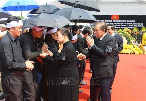 Linh cữu nguyên Tổng Bí thư Đỗ Mười quàn tại Nhà tang lễ quốc gia, số 5 Trần Thánh Tông (Hà Nội). Ảnh: TTXVN Đồng chí Trương Hòa Bình, Ủy viên Bộ Chính trị, Phó Thủ tướng thường trực Chính phủ, Trưởng Ban Tổ chức Lễ tang, tuyên bố bắt đầu Lễ truy điệu. Ảnh: Trí Dũng – TTXVN Tổng Bí thư Nguyễn Phú Trọng, Thủ tướng Nguyễn Xuân Phúc, Quyền Chủ tịch nước Đặng Thị Ngọc Thịnh, các đồng chí lãnh đạo, nguyên lãnh đạo Đảng, Nhà nước; Thủ tướng Lào Thongloun Sisoulith, các vị khách quốc tế cùng gia đình đồng chí Đỗ Mười dự Lễ truy điệu. Ảnh: Nhan Sáng – TTXVN Gia đình nguyên Tổng Bí thư Đỗ Mười tại Lễ truy điệu. Ảnh: TTXVN Các tăng ni cầu siêu, tưởng nhớ nguyên Tổng Bí thư Đỗ Mười. Ảnh: TTXVN Đại diện gia đình nguyên Tổng Bí thư Đỗ Mười thắp nén hương tưởng niệm lần cuối trước linh cữu. Ảnh: TTXVN Gia đình, họ hàng đi vòng quanh linh cữu, viếng nguyên Tổng Bí thư Đỗ Mười lần cuối. Ảnh: TTXVN Tổng Bí thư Nguyễn Phú Trọng, Trưởng Ban Lễ tang nguyên Tổng Bí thư Đỗ Mười, thay mặt lãnh đạo Đảng, Nhà nước đọc điếu văn tưởng nhớ và đưa tiễn đồng chí Đỗ Mười. Ảnh: Trí Dũng - TTXVN Ông Nguyễn Duy Trung, con trai nguyên Tổng Bí thư Đỗ Mười, thay mặt gia đình phát biểu bày tỏ lòng cảm ơn tới các đồng chí lãnh đạo Đảng, Nhà nước, những người bạn quốc tế đã tới chia buồn cùng gia đình. Ảnh: Trí Dũng – TTXVN Tổng Bí thư Nguyễn Phú Trọng và các đồng chí lãnh đạo, nguyên lãnh đạo Đảng, Nhà nước đi vòng quanh linh cữu lần cuối, vĩnh biệt đồng chí Đỗ Mười. Ảnh: Nhan Sáng – TTXVN Các tăng ni thực hiện nghi lễ cầu siêu, tưởng nhớ nguyên Tổng Bí thư Đỗ Mười. Ảnh: TTXVN Đội tiêu binh thực hiện nghi lễ chuyển di ảnh, gối huân huy chương và linh cữu đồng chí Đỗ Mười ra xe tang. Ảnh: Nhan Sáng – TTXVN Tổng Bí thư Nguyễn Phú Trọng, Thủ tướng Nguyễn Xuân Phúc đưa linh cữu đồng chí Đỗ Mười ra xe tang. Ảnh: Nhan Sáng – TTXVN Tổng Bí thư Nguyễn Phú Trọng, Thủ tướng Nguyễn Xuân Phúc cùng các đồng chí lãnh đạo, nguyên lãnh đạo Đảng, Nhà nước bên xe tang chở linh cữu đồng chí Đỗ Mười. Ảnh: Nhan Sáng – TTXVN Đoàn xe tang đưa linh cữu nguyên Tổng Bí thư Đỗ Mười di chuyển trên phố Lê Thánh Tông (Hà Nội). Ảnh: TTXVN Đoàn xe tang đưa linh cữu nguyên Tổng Bí thư Đỗ Mười di chuyển từ phố Tràng Tiền sang phố Hàng Khay (Hà Nội). Ảnh: TTXVN Đoàn xe tang đưa linh cữu nguyên Tổng Bí thư Đỗ Mười di chuyển trên phố Hàng Khay (Hà Nội). Ảnh: TTXVN Giáo viên và các em học sinh trường THCS Nguyễn Tri Phương đưa tiễn linh cữu nguyên Tổng Bí thư Đỗ Mười trên phố Hoàng Diệu (Hà Nội). Ảnh: Thành Đạt – TTXVN Đoàn xe đưa linh cữu nguyên Tổng Bí thư Đỗ Mười di chuyển trên đường Độc Lập (khu vực quảng trường Ba Đình và Nhà Quốc hội), Hà Nội. Ảnh: TTXVN Đoàn xe đưa linh cữu nguyên Tổng Bí thư Đỗ Mười trên phố Giải Phóng (Hà Nội). Ảnh: Danh Lam – TTXVN Người dân chờ đón linh cữu nguyên Tổng Bí thư Đỗ Mười tại quê nhà, khu Ma Vang, thôn 1, xã Đông Mỹ, huyện Thanh Trì, thành phố Hà Nội. Ảnh: Quang Quyết – TTXVN Đoàn xe tang đưa linh cữu nguyên Tổng Bí thư Đỗ Mười về tại quê nhà, khu Ma Vang, thôn 1, xã Đông Mỹ, huyện Thanh Trì, thành phố Hà Nội. Ảnh: Doãn Tấn – TTXVN Linh cữu nguyên Tổng Bí thư Đỗ Mười về tại quê nhà, khu Ma Vang, thôn 1, xã Đông Mỹ, huyện Thanh Trì, thành phố Hà Nội. Ảnh: Doãn Tấn – TTXVN Gia quyến nguyên Tổng Bí thư Đỗ Mười về tại quê nhà, khu Ma Vang, thôn 1, xã Đông Mỹ, huyện Thanh Trì, thành phố Hà Nội. Ảnh: Doãn Tấn – TTXVN Tổng Bí thư Nguyễn Phú Trọng cùng các đồng chí lãnh đạo, nguyên lãnh đạo cấp cao của Đảng, Nhà nước, Mặt trận Tổ quốc Việt Nam và đông đảo nhân dân địa phương dành một phút mặc niệm, vĩnh biệt nguyên Tổng Bí thư Đỗ Mười. Ảnh: Doãn Tấn – TTXVN Đội nghi lễ thực hiện nghi thức đóng huyệt mộ nguyên Tổng Bí thư Đỗ Mười. Ảnh: Doãn Tấn - TTXVN Tổng Bí thư Nguyễn Phú Trọng và các đồng chí lãnh đạo, nguyên lãnh đạo Đảng, Nhà nước, Mặt trận Tổ quốc Việt Nam thả những nắm đất đầu tiên xuống huyệt mộ nguyên Tổng Bí thư Đỗ Mười. Ảnh: Dương Giang – TTXVN Các đồng chí lãnh đạo, nguyên lãnh đạo Đảng, Nhà nước, Mặt trận Tổ quốc Việt Nam và gia đình nguyên Tổng Bí thư Đỗ Mười thả những nắm đất đầu tiên xuống huyệt mộ. Ảnh: Dương Giang – TTXVN Đồng chí Trương Hòa Bình, Ủy viên Bộ Chính trị, Phó Thủ tướng thường trực Chính phủ, Trưởng Ban Tổ chức Lễ tang phát biểu cảm ơn và tuyên bố kết thúc Lễ Quốc tang nguyên Tổng Bí thư Đỗ Mười. Ảnh: Doãn Tấn - TTXVN Phó Thủ tướng thường trực Chính phủ Trương Hòa Bình, nguyên Trưởng Ban Dân vận Trung ương Hà Thị Khiết và các đại biểu chia buồn cùng gia quyến nguyên Tổng Bí thư Đỗ Mười. Ảnh: Doãn Tấn-TTXVN Trưởng Ban Tuyên giáo Trung ương Võ Văn Thưởng chia buồn cùng gia quyến nguyên Tổng Bí thư Đỗ Mười. Ảnh: TTXVN Mộ nguyên Tổng Bí thư Đỗ Mười tại quê hương ông - Khu Ma Vang, thôn 1, xã Đông Mỹ, huyện Thanh Trì, thành phố Hà Nội. Ảnh: Doãn Tấn – TTXVN Linh cữu nguyên Tổng Bí thư Đỗ Mười quàn tại Nhà tang lễ quốc gia, số 5 Trần Thánh Tông (Hà Nội). Ảnh: TTXVN Đồng chí Trương Hòa Bình, Ủy viên Bộ Chính trị, Phó Thủ tướng thường trực Chính phủ, Trưởng Ban Tổ chức Lễ tang, tuyên bố bắt đầu Lễ truy điệu. Ảnh: Trí Dũng – TTXVN Tổng Bí thư Nguyễn Phú Trọng, Thủ tướng Nguyễn Xuân Phúc, Quyền Chủ tịch nước Đặng Thị Ngọc Thịnh, các đồng chí lãnh đạo, nguyên lãnh đạo Đảng, Nhà nước; Thủ tướng Lào Thongloun Sisoulith, các vị khách quốc tế cùng gia đình đồng chí Đỗ Mười dự Lễ truy điệu. Ảnh: Nhan Sáng – TTXVN Gia đình nguyên Tổng Bí thư Đỗ Mười tại Lễ truy điệu. Ảnh: TTXVN Các tăng ni cầu siêu, tưởng nhớ nguyên Tổng Bí thư Đỗ Mười. Ảnh: TTXVN Đại diện gia đình nguyên Tổng Bí thư Đỗ Mười thắp nén hương tưởng niệm lần cuối trước linh cữu. Ảnh: TTXVN Gia đình, họ hàng đi vòng quanh linh cữu, viếng nguyên Tổng Bí thư Đỗ Mười lần cuối. Ảnh: TTXVN Tổng Bí thư Nguyễn Phú Trọng, Trưởng Ban Lễ tang nguyên Tổng Bí thư Đỗ Mười, thay mặt lãnh đạo Đảng, Nhà nước đọc điếu văn tưởng nhớ và đưa tiễn đồng chí Đỗ Mười. Ảnh: Trí Dũng - TTXVN Ông Nguyễn Duy Trung, con trai nguyên Tổng Bí thư Đỗ Mười, thay mặt gia đình phát biểu bày tỏ lòng cảm ơn tới các đồng chí lãnh đạo Đảng, Nhà nước, những người bạn quốc tế đã tới chia buồn cùng gia đình. Ảnh: Trí Dũng – TTXVN Tổng Bí thư Nguyễn Phú Trọng và các đồng chí lãnh đạo, nguyên lãnh đạo Đảng, Nhà nước đi vòng quanh linh cữu lần cuối, vĩnh biệt đồng chí Đỗ Mười. Ảnh: Nhan Sáng – TTXVN Các tăng ni thực hiện nghi lễ cầu siêu, tưởng nhớ nguyên Tổng Bí thư Đỗ Mười. Ảnh: TTXVN Đội tiêu binh thực hiện nghi lễ chuyển di ảnh, gối huân huy chương và linh cữu đồng chí Đỗ Mười ra xe tang. Ảnh: Nhan Sáng – TTXVN Tổng Bí thư Nguyễn Phú Trọng, Thủ tướng Nguyễn Xuân Phúc đưa linh cữu đồng chí Đỗ Mười ra xe tang. Ảnh: Nhan Sáng – TTXVN Tổng Bí thư Nguyễn Phú Trọng, Thủ tướng Nguyễn Xuân Phúc cùng các đồng chí lãnh đạo, nguyên lãnh đạo Đảng, Nhà nước bên xe tang chở linh cữu đồng chí Đỗ Mười. Ảnh: Nhan Sáng – TTXVN Đoàn xe tang đưa linh cữu nguyên Tổng Bí thư Đỗ Mười di chuyển trên phố Lê Thánh Tông (Hà Nội). Ảnh: TTXVN Đoàn xe tang đưa linh cữu nguyên Tổng Bí thư Đỗ Mười di chuyển từ phố Tràng Tiền sang phố Hàng Khay (Hà Nội). Ảnh: TTXVN Đoàn xe tang đưa linh cữu nguyên Tổng Bí thư Đỗ Mười di chuyển trên phố Hàng Khay (Hà Nội). Ảnh: TTXVN Giáo viên và các em học sinh trường THCS Nguyễn Tri Phương đưa tiễn linh cữu nguyên Tổng Bí thư Đỗ Mười trên phố Hoàng Diệu (Hà Nội). Ảnh: Thành Đạt – TTXVN Đoàn xe đưa linh cữu nguyên Tổng Bí thư Đỗ Mười di chuyển trên đường Độc Lập (khu vực quảng trường Ba Đình và Nhà Quốc hội), Hà Nội. Ảnh: TTXVN Đoàn xe đưa linh cữu nguyên Tổng Bí thư Đỗ Mười trên phố Giải Phóng (Hà Nội). Ảnh: Danh Lam – TTXVN Người dân chờ đón linh cữu nguyên Tổng Bí thư Đỗ Mười tại quê nhà, khu Ma Vang, thôn 1, xã Đông Mỹ, huyện Thanh Trì, thành phố Hà Nội. Ảnh: Quang Quyết – TTXVN Đoàn xe tang đưa linh cữu nguyên Tổng Bí thư Đỗ Mười về tại quê nhà, khu Ma Vang, thôn 1, xã Đông Mỹ, huyện Thanh Trì, thành phố Hà Nội. Ảnh: Doãn Tấn – TTXVN Linh cữu nguyên Tổng Bí thư Đỗ Mười về tại quê nhà, khu Ma Vang, thôn 1, xã Đông Mỹ, huyện Thanh Trì, thành phố Hà Nội. Ảnh: Doãn Tấn – TTXVN Gia quyến nguyên Tổng Bí thư Đỗ Mười về tại quê nhà, khu Ma Vang, thôn 1, xã Đông Mỹ, huyện Thanh Trì, thành phố Hà Nội. Ảnh: Doãn Tấn – TTXVN Tổng Bí thư Nguyễn Phú Trọng cùng các đồng chí lãnh đạo, nguyên lãnh đạo cấp cao của Đảng, Nhà nước, Mặt trận Tổ quốc Việt Nam và đông đảo nhân dân địa phương dành một phút mặc niệm, vĩnh biệt nguyên Tổng Bí thư Đỗ Mười. Ảnh: Doãn Tấn – TTXVN Đội nghi lễ thực hiện nghi thức đóng huyệt mộ nguyên Tổng Bí thư Đỗ Mười. Ảnh: Doãn Tấn - TTXVN Tổng Bí thư Nguyễn Phú Trọng và các đồng chí lãnh đạo, nguyên lãnh đạo Đảng, Nhà nước, Mặt trận Tổ quốc Việt Nam thả những nắm đất đầu tiên xuống huyệt mộ nguyên Tổng Bí thư Đỗ Mười. Ảnh: Dương Giang – TTXVN Các đồng chí lãnh đạo, nguyên lãnh đạo Đảng, Nhà nước, Mặt trận Tổ quốc Việt Nam và gia đình nguyên Tổng Bí thư Đỗ Mười thả những nắm đất đầu tiên xuống huyệt mộ. Ảnh: Dương Giang – TTXVN Đồng chí Trương Hòa Bình, Ủy viên Bộ Chính trị, Phó Thủ tướng thường trực Chính phủ, Trưởng Ban Tổ chức Lễ tang phát biểu cảm ơn và tuyên bố kết thúc Lễ Quốc tang nguyên Tổng Bí thư Đỗ Mười. Ảnh: Doãn Tấn - TTXVN Phó Thủ tướng thường trực Chính phủ Trương Hòa Bình, nguyên Trưởng Ban Dân vận Trung ương Hà Thị Khiết và các đại biểu chia buồn cùng gia quyến nguyên Tổng Bí thư Đỗ Mười. Ảnh: Doãn Tấn-TTXVN Trưởng Ban Tuyên giáo Trung ương Võ Văn Thưởng chia buồn cùng gia quyến nguyên Tổng Bí thư Đỗ Mười. Ảnh: TTXVN Mộ nguyên Tổng Bí thư Đỗ Mười tại quê hương ông - Khu Ma Vang, thôn 1, xã Đông Mỹ, huyện Thanh Trì, thành phố Hà Nội. Ảnh: Doãn Tấn – TTXVN