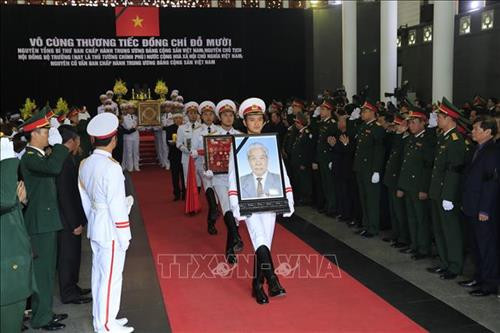 Linh cữu nguyên Tổng Bí thư Đỗ Mười quàn tại Nhà tang lễ quốc gia, số 5 Trần Thánh Tông (Hà Nội). Ảnh: TTXVN Đồng chí Trương Hòa Bình, Ủy viên Bộ Chính trị, Phó Thủ tướng thường trực Chính phủ, Trưởng Ban Tổ chức Lễ tang, tuyên bố bắt đầu Lễ truy điệu. Ảnh: Trí Dũng – TTXVN Tổng Bí thư Nguyễn Phú Trọng, Thủ tướng Nguyễn Xuân Phúc, Quyền Chủ tịch nước Đặng Thị Ngọc Thịnh, các đồng chí lãnh đạo, nguyên lãnh đạo Đảng, Nhà nước; Thủ tướng Lào Thongloun Sisoulith, các vị khách quốc tế cùng gia đình đồng chí Đỗ Mười dự Lễ truy điệu. Ảnh: Nhan Sáng – TTXVN Gia đình nguyên Tổng Bí thư Đỗ Mười tại Lễ truy điệu. Ảnh: TTXVN Các tăng ni cầu siêu, tưởng nhớ nguyên Tổng Bí thư Đỗ Mười. Ảnh: TTXVN Đại diện gia đình nguyên Tổng Bí thư Đỗ Mười thắp nén hương tưởng niệm lần cuối trước linh cữu. Ảnh: TTXVN Gia đình, họ hàng đi vòng quanh linh cữu, viếng nguyên Tổng Bí thư Đỗ Mười lần cuối. Ảnh: TTXVN Tổng Bí thư Nguyễn Phú Trọng, Trưởng Ban Lễ tang nguyên Tổng Bí thư Đỗ Mười, thay mặt lãnh đạo Đảng, Nhà nước đọc điếu văn tưởng nhớ và đưa tiễn đồng chí Đỗ Mười. Ảnh: Trí Dũng - TTXVN Ông Nguyễn Duy Trung, con trai nguyên Tổng Bí thư Đỗ Mười, thay mặt gia đình phát biểu bày tỏ lòng cảm ơn tới các đồng chí lãnh đạo Đảng, Nhà nước, những người bạn quốc tế đã tới chia buồn cùng gia đình. Ảnh: Trí Dũng – TTXVN Tổng Bí thư Nguyễn Phú Trọng và các đồng chí lãnh đạo, nguyên lãnh đạo Đảng, Nhà nước đi vòng quanh linh cữu lần cuối, vĩnh biệt đồng chí Đỗ Mười. Ảnh: Nhan Sáng – TTXVN Các tăng ni thực hiện nghi lễ cầu siêu, tưởng nhớ nguyên Tổng Bí thư Đỗ Mười. Ảnh: TTXVN Đội tiêu binh thực hiện nghi lễ chuyển di ảnh, gối huân huy chương và linh cữu đồng chí Đỗ Mười ra xe tang. Ảnh: Nhan Sáng – TTXVN Tổng Bí thư Nguyễn Phú Trọng, Thủ tướng Nguyễn Xuân Phúc đưa linh cữu đồng chí Đỗ Mười ra xe tang. Ảnh: Nhan Sáng – TTXVN Tổng Bí thư Nguyễn Phú Trọng, Thủ tướng Nguyễn Xuân Phúc cùng các đồng chí lãnh đạo, nguyên lãnh đạo Đảng, Nhà nước bên xe tang chở linh cữu đồng chí Đỗ Mười. Ảnh: Nhan Sáng – TTXVN Đoàn xe tang đưa linh cữu nguyên Tổng Bí thư Đỗ Mười di chuyển trên phố Lê Thánh Tông (Hà Nội). Ảnh: TTXVN Đoàn xe tang đưa linh cữu nguyên Tổng Bí thư Đỗ Mười di chuyển từ phố Tràng Tiền sang phố Hàng Khay (Hà Nội). Ảnh: TTXVN Đoàn xe tang đưa linh cữu nguyên Tổng Bí thư Đỗ Mười di chuyển trên phố Hàng Khay (Hà Nội). Ảnh: TTXVN Giáo viên và các em học sinh trường THCS Nguyễn Tri Phương đưa tiễn linh cữu nguyên Tổng Bí thư Đỗ Mười trên phố Hoàng Diệu (Hà Nội). Ảnh: Thành Đạt – TTXVN Đoàn xe đưa linh cữu nguyên Tổng Bí thư Đỗ Mười di chuyển trên đường Độc Lập (khu vực quảng trường Ba Đình và Nhà Quốc hội), Hà Nội. Ảnh: TTXVN Đoàn xe đưa linh cữu nguyên Tổng Bí thư Đỗ Mười trên phố Giải Phóng (Hà Nội). Ảnh: Danh Lam – TTXVN Người dân chờ đón linh cữu nguyên Tổng Bí thư Đỗ Mười tại quê nhà, khu Ma Vang, thôn 1, xã Đông Mỹ, huyện Thanh Trì, thành phố Hà Nội. Ảnh: Quang Quyết – TTXVN Đoàn xe tang đưa linh cữu nguyên Tổng Bí thư Đỗ Mười về tại quê nhà, khu Ma Vang, thôn 1, xã Đông Mỹ, huyện Thanh Trì, thành phố Hà Nội. Ảnh: Doãn Tấn – TTXVN Linh cữu nguyên Tổng Bí thư Đỗ Mười về tại quê nhà, khu Ma Vang, thôn 1, xã Đông Mỹ, huyện Thanh Trì, thành phố Hà Nội. Ảnh: Doãn Tấn – TTXVN Gia quyến nguyên Tổng Bí thư Đỗ Mười về tại quê nhà, khu Ma Vang, thôn 1, xã Đông Mỹ, huyện Thanh Trì, thành phố Hà Nội. Ảnh: Doãn Tấn – TTXVN Tổng Bí thư Nguyễn Phú Trọng cùng các đồng chí lãnh đạo, nguyên lãnh đạo cấp cao của Đảng, Nhà nước, Mặt trận Tổ quốc Việt Nam và đông đảo nhân dân địa phương dành một phút mặc niệm, vĩnh biệt nguyên Tổng Bí thư Đỗ Mười. Ảnh: Doãn Tấn – TTXVN Đội nghi lễ thực hiện nghi thức đóng huyệt mộ nguyên Tổng Bí thư Đỗ Mười. Ảnh: Doãn Tấn - TTXVN Tổng Bí thư Nguyễn Phú Trọng và các đồng chí lãnh đạo, nguyên lãnh đạo Đảng, Nhà nước, Mặt trận Tổ quốc Việt Nam thả những nắm đất đầu tiên xuống huyệt mộ nguyên Tổng Bí thư Đỗ Mười. Ảnh: Dương Giang – TTXVN Các đồng chí lãnh đạo, nguyên lãnh đạo Đảng, Nhà nước, Mặt trận Tổ quốc Việt Nam và gia đình nguyên Tổng Bí thư Đỗ Mười thả những nắm đất đầu tiên xuống huyệt mộ. Ảnh: Dương Giang – TTXVN Đồng chí Trương Hòa Bình, Ủy viên Bộ Chính trị, Phó Thủ tướng thường trực Chính phủ, Trưởng Ban Tổ chức Lễ tang phát biểu cảm ơn và tuyên bố kết thúc Lễ Quốc tang nguyên Tổng Bí thư Đỗ Mười. Ảnh: Doãn Tấn - TTXVN Phó Thủ tướng thường trực Chính phủ Trương Hòa Bình, nguyên Trưởng Ban Dân vận Trung ương Hà Thị Khiết và các đại biểu chia buồn cùng gia quyến nguyên Tổng Bí thư Đỗ Mười. Ảnh: Doãn Tấn-TTXVN Trưởng Ban Tuyên giáo Trung ương Võ Văn Thưởng chia buồn cùng gia quyến nguyên Tổng Bí thư Đỗ Mười. Ảnh: TTXVN Mộ nguyên Tổng Bí thư Đỗ Mười tại quê hương ông - Khu Ma Vang, thôn 1, xã Đông Mỹ, huyện Thanh Trì, thành phố Hà Nội. Ảnh: Doãn Tấn – TTXVN Linh cữu nguyên Tổng Bí thư Đỗ Mười quàn tại Nhà tang lễ quốc gia, số 5 Trần Thánh Tông (Hà Nội). Ảnh: TTXVN Đồng chí Trương Hòa Bình, Ủy viên Bộ Chính trị, Phó Thủ tướng thường trực Chính phủ, Trưởng Ban Tổ chức Lễ tang, tuyên bố bắt đầu Lễ truy điệu. Ảnh: Trí Dũng – TTXVN Tổng Bí thư Nguyễn Phú Trọng, Thủ tướng Nguyễn Xuân Phúc, Quyền Chủ tịch nước Đặng Thị Ngọc Thịnh, các đồng chí lãnh đạo, nguyên lãnh đạo Đảng, Nhà nước; Thủ tướng Lào Thongloun Sisoulith, các vị khách quốc tế cùng gia đình đồng chí Đỗ Mười dự Lễ truy điệu. Ảnh: Nhan Sáng – TTXVN Gia đình nguyên Tổng Bí thư Đỗ Mười tại Lễ truy điệu. Ảnh: TTXVN Các tăng ni cầu siêu, tưởng nhớ nguyên Tổng Bí thư Đỗ Mười. Ảnh: TTXVN Đại diện gia đình nguyên Tổng Bí thư Đỗ Mười thắp nén hương tưởng niệm lần cuối trước linh cữu. Ảnh: TTXVN Gia đình, họ hàng đi vòng quanh linh cữu, viếng nguyên Tổng Bí thư Đỗ Mười lần cuối. Ảnh: TTXVN Tổng Bí thư Nguyễn Phú Trọng, Trưởng Ban Lễ tang nguyên Tổng Bí thư Đỗ Mười, thay mặt lãnh đạo Đảng, Nhà nước đọc điếu văn tưởng nhớ và đưa tiễn đồng chí Đỗ Mười. Ảnh: Trí Dũng - TTXVN Ông Nguyễn Duy Trung, con trai nguyên Tổng Bí thư Đỗ Mười, thay mặt gia đình phát biểu bày tỏ lòng cảm ơn tới các đồng chí lãnh đạo Đảng, Nhà nước, những người bạn quốc tế đã tới chia buồn cùng gia đình. Ảnh: Trí Dũng – TTXVN Tổng Bí thư Nguyễn Phú Trọng và các đồng chí lãnh đạo, nguyên lãnh đạo Đảng, Nhà nước đi vòng quanh linh cữu lần cuối, vĩnh biệt đồng chí Đỗ Mười. Ảnh: Nhan Sáng – TTXVN Các tăng ni thực hiện nghi lễ cầu siêu, tưởng nhớ nguyên Tổng Bí thư Đỗ Mười. Ảnh: TTXVN Đội tiêu binh thực hiện nghi lễ chuyển di ảnh, gối huân huy chương và linh cữu đồng chí Đỗ Mười ra xe tang. Ảnh: Nhan Sáng – TTXVN Tổng Bí thư Nguyễn Phú Trọng, Thủ tướng Nguyễn Xuân Phúc đưa linh cữu đồng chí Đỗ Mười ra xe tang. Ảnh: Nhan Sáng – TTXVN Tổng Bí thư Nguyễn Phú Trọng, Thủ tướng Nguyễn Xuân Phúc cùng các đồng chí lãnh đạo, nguyên lãnh đạo Đảng, Nhà nước bên xe tang chở linh cữu đồng chí Đỗ Mười. Ảnh: Nhan Sáng – TTXVN Đoàn xe tang đưa linh cữu nguyên Tổng Bí thư Đỗ Mười di chuyển trên phố Lê Thánh Tông (Hà Nội). Ảnh: TTXVN Đoàn xe tang đưa linh cữu nguyên Tổng Bí thư Đỗ Mười di chuyển từ phố Tràng Tiền sang phố Hàng Khay (Hà Nội). Ảnh: TTXVN Đoàn xe tang đưa linh cữu nguyên Tổng Bí thư Đỗ Mười di chuyển trên phố Hàng Khay (Hà Nội). Ảnh: TTXVN Giáo viên và các em học sinh trường THCS Nguyễn Tri Phương đưa tiễn linh cữu nguyên Tổng Bí thư Đỗ Mười trên phố Hoàng Diệu (Hà Nội). Ảnh: Thành Đạt – TTXVN Đoàn xe đưa linh cữu nguyên Tổng Bí thư Đỗ Mười di chuyển trên đường Độc Lập (khu vực quảng trường Ba Đình và Nhà Quốc hội), Hà Nội. Ảnh: TTXVN Đoàn xe đưa linh cữu nguyên Tổng Bí thư Đỗ Mười trên phố Giải Phóng (Hà Nội). Ảnh: Danh Lam – TTXVN Người dân chờ đón linh cữu nguyên Tổng Bí thư Đỗ Mười tại quê nhà, khu Ma Vang, thôn 1, xã Đông Mỹ, huyện Thanh Trì, thành phố Hà Nội. Ảnh: Quang Quyết – TTXVN Đoàn xe tang đưa linh cữu nguyên Tổng Bí thư Đỗ Mười về tại quê nhà, khu Ma Vang, thôn 1, xã Đông Mỹ, huyện Thanh Trì, thành phố Hà Nội. Ảnh: Doãn Tấn – TTXVN Linh cữu nguyên Tổng Bí thư Đỗ Mười về tại quê nhà, khu Ma Vang, thôn 1, xã Đông Mỹ, huyện Thanh Trì, thành phố Hà Nội. Ảnh: Doãn Tấn – TTXVN Gia quyến nguyên Tổng Bí thư Đỗ Mười về tại quê nhà, khu Ma Vang, thôn 1, xã Đông Mỹ, huyện Thanh Trì, thành phố Hà Nội. Ảnh: Doãn Tấn – TTXVN Tổng Bí thư Nguyễn Phú Trọng cùng các đồng chí lãnh đạo, nguyên lãnh đạo cấp cao của Đảng, Nhà nước, Mặt trận Tổ quốc Việt Nam và đông đảo nhân dân địa phương dành một phút mặc niệm, vĩnh biệt nguyên Tổng Bí thư Đỗ Mười. Ảnh: Doãn Tấn – TTXVN Đội nghi lễ thực hiện nghi thức đóng huyệt mộ nguyên Tổng Bí thư Đỗ Mười. Ảnh: Doãn Tấn - TTXVN Tổng Bí thư Nguyễn Phú Trọng và các đồng chí lãnh đạo, nguyên lãnh đạo Đảng, Nhà nước, Mặt trận Tổ quốc Việt Nam thả những nắm đất đầu tiên xuống huyệt mộ nguyên Tổng Bí thư Đỗ Mười. Ảnh: Dương Giang – TTXVN Các đồng chí lãnh đạo, nguyên lãnh đạo Đảng, Nhà nước, Mặt trận Tổ quốc Việt Nam và gia đình nguyên Tổng Bí thư Đỗ Mười thả những nắm đất đầu tiên xuống huyệt mộ. Ảnh: Dương Giang – TTXVN Đồng chí Trương Hòa Bình, Ủy viên Bộ Chính trị, Phó Thủ tướng thường trực Chính phủ, Trưởng Ban Tổ chức Lễ tang phát biểu cảm ơn và tuyên bố kết thúc Lễ Quốc tang nguyên Tổng Bí thư Đỗ Mười. Ảnh: Doãn Tấn - TTXVN Phó Thủ tướng thường trực Chính phủ Trương Hòa Bình, nguyên Trưởng Ban Dân vận Trung ương Hà Thị Khiết và các đại biểu chia buồn cùng gia quyến nguyên Tổng Bí thư Đỗ Mười. Ảnh: Doãn Tấn-TTXVN Trưởng Ban Tuyên giáo Trung ương Võ Văn Thưởng chia buồn cùng gia quyến nguyên Tổng Bí thư Đỗ Mười. Ảnh: TTXVN Mộ nguyên Tổng Bí thư Đỗ Mười tại quê hương ông - Khu Ma Vang, thôn 1, xã Đông Mỹ, huyện Thanh Trì, thành phố Hà Nội. Ảnh: Doãn Tấn – TTXVN