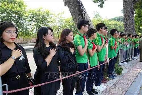 Linh cữu nguyên Tổng Bí thư Đỗ Mười quàn tại Nhà tang lễ quốc gia, số 5 Trần Thánh Tông (Hà Nội). Ảnh: TTXVN Đồng chí Trương Hòa Bình, Ủy viên Bộ Chính trị, Phó Thủ tướng thường trực Chính phủ, Trưởng Ban Tổ chức Lễ tang, tuyên bố bắt đầu Lễ truy điệu. Ảnh: Trí Dũng – TTXVN Tổng Bí thư Nguyễn Phú Trọng, Thủ tướng Nguyễn Xuân Phúc, Quyền Chủ tịch nước Đặng Thị Ngọc Thịnh, các đồng chí lãnh đạo, nguyên lãnh đạo Đảng, Nhà nước; Thủ tướng Lào Thongloun Sisoulith, các vị khách quốc tế cùng gia đình đồng chí Đỗ Mười dự Lễ truy điệu. Ảnh: Nhan Sáng – TTXVN Gia đình nguyên Tổng Bí thư Đỗ Mười tại Lễ truy điệu. Ảnh: TTXVN Các tăng ni cầu siêu, tưởng nhớ nguyên Tổng Bí thư Đỗ Mười. Ảnh: TTXVN Đại diện gia đình nguyên Tổng Bí thư Đỗ Mười thắp nén hương tưởng niệm lần cuối trước linh cữu. Ảnh: TTXVN Gia đình, họ hàng đi vòng quanh linh cữu, viếng nguyên Tổng Bí thư Đỗ Mười lần cuối. Ảnh: TTXVN Tổng Bí thư Nguyễn Phú Trọng, Trưởng Ban Lễ tang nguyên Tổng Bí thư Đỗ Mười, thay mặt lãnh đạo Đảng, Nhà nước đọc điếu văn tưởng nhớ và đưa tiễn đồng chí Đỗ Mười. Ảnh: Trí Dũng - TTXVN Ông Nguyễn Duy Trung, con trai nguyên Tổng Bí thư Đỗ Mười, thay mặt gia đình phát biểu bày tỏ lòng cảm ơn tới các đồng chí lãnh đạo Đảng, Nhà nước, những người bạn quốc tế đã tới chia buồn cùng gia đình. Ảnh: Trí Dũng – TTXVN Tổng Bí thư Nguyễn Phú Trọng và các đồng chí lãnh đạo, nguyên lãnh đạo Đảng, Nhà nước đi vòng quanh linh cữu lần cuối, vĩnh biệt đồng chí Đỗ Mười. Ảnh: Nhan Sáng – TTXVN Các tăng ni thực hiện nghi lễ cầu siêu, tưởng nhớ nguyên Tổng Bí thư Đỗ Mười. Ảnh: TTXVN Đội tiêu binh thực hiện nghi lễ chuyển di ảnh, gối huân huy chương và linh cữu đồng chí Đỗ Mười ra xe tang. Ảnh: Nhan Sáng – TTXVN Tổng Bí thư Nguyễn Phú Trọng, Thủ tướng Nguyễn Xuân Phúc đưa linh cữu đồng chí Đỗ Mười ra xe tang. Ảnh: Nhan Sáng – TTXVN Tổng Bí thư Nguyễn Phú Trọng, Thủ tướng Nguyễn Xuân Phúc cùng các đồng chí lãnh đạo, nguyên lãnh đạo Đảng, Nhà nước bên xe tang chở linh cữu đồng chí Đỗ Mười. Ảnh: Nhan Sáng – TTXVN Đoàn xe tang đưa linh cữu nguyên Tổng Bí thư Đỗ Mười di chuyển trên phố Lê Thánh Tông (Hà Nội). Ảnh: TTXVN Đoàn xe tang đưa linh cữu nguyên Tổng Bí thư Đỗ Mười di chuyển từ phố Tràng Tiền sang phố Hàng Khay (Hà Nội). Ảnh: TTXVN Đoàn xe tang đưa linh cữu nguyên Tổng Bí thư Đỗ Mười di chuyển trên phố Hàng Khay (Hà Nội). Ảnh: TTXVN Giáo viên và các em học sinh trường THCS Nguyễn Tri Phương đưa tiễn linh cữu nguyên Tổng Bí thư Đỗ Mười trên phố Hoàng Diệu (Hà Nội). Ảnh: Thành Đạt – TTXVN Đoàn xe đưa linh cữu nguyên Tổng Bí thư Đỗ Mười di chuyển trên đường Độc Lập (khu vực quảng trường Ba Đình và Nhà Quốc hội), Hà Nội. Ảnh: TTXVN Đoàn xe đưa linh cữu nguyên Tổng Bí thư Đỗ Mười trên phố Giải Phóng (Hà Nội). Ảnh: Danh Lam – TTXVN Người dân chờ đón linh cữu nguyên Tổng Bí thư Đỗ Mười tại quê nhà, khu Ma Vang, thôn 1, xã Đông Mỹ, huyện Thanh Trì, thành phố Hà Nội. Ảnh: Quang Quyết – TTXVN Đoàn xe tang đưa linh cữu nguyên Tổng Bí thư Đỗ Mười về tại quê nhà, khu Ma Vang, thôn 1, xã Đông Mỹ, huyện Thanh Trì, thành phố Hà Nội. Ảnh: Doãn Tấn – TTXVN Linh cữu nguyên Tổng Bí thư Đỗ Mười về tại quê nhà, khu Ma Vang, thôn 1, xã Đông Mỹ, huyện Thanh Trì, thành phố Hà Nội. Ảnh: Doãn Tấn – TTXVN Gia quyến nguyên Tổng Bí thư Đỗ Mười về tại quê nhà, khu Ma Vang, thôn 1, xã Đông Mỹ, huyện Thanh Trì, thành phố Hà Nội. Ảnh: Doãn Tấn – TTXVN Tổng Bí thư Nguyễn Phú Trọng cùng các đồng chí lãnh đạo, nguyên lãnh đạo cấp cao của Đảng, Nhà nước, Mặt trận Tổ quốc Việt Nam và đông đảo nhân dân địa phương dành một phút mặc niệm, vĩnh biệt nguyên Tổng Bí thư Đỗ Mười. Ảnh: Doãn Tấn – TTXVN Đội nghi lễ thực hiện nghi thức đóng huyệt mộ nguyên Tổng Bí thư Đỗ Mười. Ảnh: Doãn Tấn - TTXVN Tổng Bí thư Nguyễn Phú Trọng và các đồng chí lãnh đạo, nguyên lãnh đạo Đảng, Nhà nước, Mặt trận Tổ quốc Việt Nam thả những nắm đất đầu tiên xuống huyệt mộ nguyên Tổng Bí thư Đỗ Mười. Ảnh: Dương Giang – TTXVN Các đồng chí lãnh đạo, nguyên lãnh đạo Đảng, Nhà nước, Mặt trận Tổ quốc Việt Nam và gia đình nguyên Tổng Bí thư Đỗ Mười thả những nắm đất đầu tiên xuống huyệt mộ. Ảnh: Dương Giang – TTXVN Đồng chí Trương Hòa Bình, Ủy viên Bộ Chính trị, Phó Thủ tướng thường trực Chính phủ, Trưởng Ban Tổ chức Lễ tang phát biểu cảm ơn và tuyên bố kết thúc Lễ Quốc tang nguyên Tổng Bí thư Đỗ Mười. Ảnh: Doãn Tấn - TTXVN Phó Thủ tướng thường trực Chính phủ Trương Hòa Bình, nguyên Trưởng Ban Dân vận Trung ương Hà Thị Khiết và các đại biểu chia buồn cùng gia quyến nguyên Tổng Bí thư Đỗ Mười. Ảnh: Doãn Tấn-TTXVN Trưởng Ban Tuyên giáo Trung ương Võ Văn Thưởng chia buồn cùng gia quyến nguyên Tổng Bí thư Đỗ Mười. Ảnh: TTXVN Mộ nguyên Tổng Bí thư Đỗ Mười tại quê hương ông - Khu Ma Vang, thôn 1, xã Đông Mỹ, huyện Thanh Trì, thành phố Hà Nội. Ảnh: Doãn Tấn – TTXVN Linh cữu nguyên Tổng Bí thư Đỗ Mười quàn tại Nhà tang lễ quốc gia, số 5 Trần Thánh Tông (Hà Nội). Ảnh: TTXVN Đồng chí Trương Hòa Bình, Ủy viên Bộ Chính trị, Phó Thủ tướng thường trực Chính phủ, Trưởng Ban Tổ chức Lễ tang, tuyên bố bắt đầu Lễ truy điệu. Ảnh: Trí Dũng – TTXVN Tổng Bí thư Nguyễn Phú Trọng, Thủ tướng Nguyễn Xuân Phúc, Quyền Chủ tịch nước Đặng Thị Ngọc Thịnh, các đồng chí lãnh đạo, nguyên lãnh đạo Đảng, Nhà nước; Thủ tướng Lào Thongloun Sisoulith, các vị khách quốc tế cùng gia đình đồng chí Đỗ Mười dự Lễ truy điệu. Ảnh: Nhan Sáng – TTXVN Gia đình nguyên Tổng Bí thư Đỗ Mười tại Lễ truy điệu. Ảnh: TTXVN Các tăng ni cầu siêu, tưởng nhớ nguyên Tổng Bí thư Đỗ Mười. Ảnh: TTXVN Đại diện gia đình nguyên Tổng Bí thư Đỗ Mười thắp nén hương tưởng niệm lần cuối trước linh cữu. Ảnh: TTXVN Gia đình, họ hàng đi vòng quanh linh cữu, viếng nguyên Tổng Bí thư Đỗ Mười lần cuối. Ảnh: TTXVN Tổng Bí thư Nguyễn Phú Trọng, Trưởng Ban Lễ tang nguyên Tổng Bí thư Đỗ Mười, thay mặt lãnh đạo Đảng, Nhà nước đọc điếu văn tưởng nhớ và đưa tiễn đồng chí Đỗ Mười. Ảnh: Trí Dũng - TTXVN Ông Nguyễn Duy Trung, con trai nguyên Tổng Bí thư Đỗ Mười, thay mặt gia đình phát biểu bày tỏ lòng cảm ơn tới các đồng chí lãnh đạo Đảng, Nhà nước, những người bạn quốc tế đã tới chia buồn cùng gia đình. Ảnh: Trí Dũng – TTXVN Tổng Bí thư Nguyễn Phú Trọng và các đồng chí lãnh đạo, nguyên lãnh đạo Đảng, Nhà nước đi vòng quanh linh cữu lần cuối, vĩnh biệt đồng chí Đỗ Mười. Ảnh: Nhan Sáng – TTXVN Các tăng ni thực hiện nghi lễ cầu siêu, tưởng nhớ nguyên Tổng Bí thư Đỗ Mười. Ảnh: TTXVN Đội tiêu binh thực hiện nghi lễ chuyển di ảnh, gối huân huy chương và linh cữu đồng chí Đỗ Mười ra xe tang. Ảnh: Nhan Sáng – TTXVN Tổng Bí thư Nguyễn Phú Trọng, Thủ tướng Nguyễn Xuân Phúc đưa linh cữu đồng chí Đỗ Mười ra xe tang. Ảnh: Nhan Sáng – TTXVN Tổng Bí thư Nguyễn Phú Trọng, Thủ tướng Nguyễn Xuân Phúc cùng các đồng chí lãnh đạo, nguyên lãnh đạo Đảng, Nhà nước bên xe tang chở linh cữu đồng chí Đỗ Mười. Ảnh: Nhan Sáng – TTXVN Đoàn xe tang đưa linh cữu nguyên Tổng Bí thư Đỗ Mười di chuyển trên phố Lê Thánh Tông (Hà Nội). Ảnh: TTXVN Đoàn xe tang đưa linh cữu nguyên Tổng Bí thư Đỗ Mười di chuyển từ phố Tràng Tiền sang phố Hàng Khay (Hà Nội). Ảnh: TTXVN Đoàn xe tang đưa linh cữu nguyên Tổng Bí thư Đỗ Mười di chuyển trên phố Hàng Khay (Hà Nội). Ảnh: TTXVN Giáo viên và các em học sinh trường THCS Nguyễn Tri Phương đưa tiễn linh cữu nguyên Tổng Bí thư Đỗ Mười trên phố Hoàng Diệu (Hà Nội). Ảnh: Thành Đạt – TTXVN Đoàn xe đưa linh cữu nguyên Tổng Bí thư Đỗ Mười di chuyển trên đường Độc Lập (khu vực quảng trường Ba Đình và Nhà Quốc hội), Hà Nội. Ảnh: TTXVN Đoàn xe đưa linh cữu nguyên Tổng Bí thư Đỗ Mười trên phố Giải Phóng (Hà Nội). Ảnh: Danh Lam – TTXVN Người dân chờ đón linh cữu nguyên Tổng Bí thư Đỗ Mười tại quê nhà, khu Ma Vang, thôn 1, xã Đông Mỹ, huyện Thanh Trì, thành phố Hà Nội. Ảnh: Quang Quyết – TTXVN Đoàn xe tang đưa linh cữu nguyên Tổng Bí thư Đỗ Mười về tại quê nhà, khu Ma Vang, thôn 1, xã Đông Mỹ, huyện Thanh Trì, thành phố Hà Nội. Ảnh: Doãn Tấn – TTXVN Linh cữu nguyên Tổng Bí thư Đỗ Mười về tại quê nhà, khu Ma Vang, thôn 1, xã Đông Mỹ, huyện Thanh Trì, thành phố Hà Nội. Ảnh: Doãn Tấn – TTXVN Gia quyến nguyên Tổng Bí thư Đỗ Mười về tại quê nhà, khu Ma Vang, thôn 1, xã Đông Mỹ, huyện Thanh Trì, thành phố Hà Nội. Ảnh: Doãn Tấn – TTXVN Tổng Bí thư Nguyễn Phú Trọng cùng các đồng chí lãnh đạo, nguyên lãnh đạo cấp cao của Đảng, Nhà nước, Mặt trận Tổ quốc Việt Nam và đông đảo nhân dân địa phương dành một phút mặc niệm, vĩnh biệt nguyên Tổng Bí thư Đỗ Mười. Ảnh: Doãn Tấn – TTXVN Đội nghi lễ thực hiện nghi thức đóng huyệt mộ nguyên Tổng Bí thư Đỗ Mười. Ảnh: Doãn Tấn - TTXVN Tổng Bí thư Nguyễn Phú Trọng và các đồng chí lãnh đạo, nguyên lãnh đạo Đảng, Nhà nước, Mặt trận Tổ quốc Việt Nam thả những nắm đất đầu tiên xuống huyệt mộ nguyên Tổng Bí thư Đỗ Mười. Ảnh: Dương Giang – TTXVN Các đồng chí lãnh đạo, nguyên lãnh đạo Đảng, Nhà nước, Mặt trận Tổ quốc Việt Nam và gia đình nguyên Tổng Bí thư Đỗ Mười thả những nắm đất đầu tiên xuống huyệt mộ. Ảnh: Dương Giang – TTXVN Đồng chí Trương Hòa Bình, Ủy viên Bộ Chính trị, Phó Thủ tướng thường trực Chính phủ, Trưởng Ban Tổ chức Lễ tang phát biểu cảm ơn và tuyên bố kết thúc Lễ Quốc tang nguyên Tổng Bí thư Đỗ Mười. Ảnh: Doãn Tấn - TTXVN Phó Thủ tướng thường trực Chính phủ Trương Hòa Bình, nguyên Trưởng Ban Dân vận Trung ương Hà Thị Khiết và các đại biểu chia buồn cùng gia quyến nguyên Tổng Bí thư Đỗ Mười. Ảnh: Doãn Tấn-TTXVN Trưởng Ban Tuyên giáo Trung ương Võ Văn Thưởng chia buồn cùng gia quyến nguyên Tổng Bí thư Đỗ Mười. Ảnh: TTXVN Mộ nguyên Tổng Bí thư Đỗ Mười tại quê hương ông - Khu Ma Vang, thôn 1, xã Đông Mỹ, huyện Thanh Trì, thành phố Hà Nội. Ảnh: Doãn Tấn – TTXVN