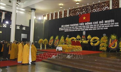 Linh cữu nguyên Tổng Bí thư Đỗ Mười quàn tại Nhà tang lễ quốc gia, số 5 Trần Thánh Tông (Hà Nội). Ảnh: TTXVN Đồng chí Trương Hòa Bình, Ủy viên Bộ Chính trị, Phó Thủ tướng thường trực Chính phủ, Trưởng Ban Tổ chức Lễ tang, tuyên bố bắt đầu Lễ truy điệu. Ảnh: Trí Dũng – TTXVN Tổng Bí thư Nguyễn Phú Trọng, Thủ tướng Nguyễn Xuân Phúc, Quyền Chủ tịch nước Đặng Thị Ngọc Thịnh, các đồng chí lãnh đạo, nguyên lãnh đạo Đảng, Nhà nước; Thủ tướng Lào Thongloun Sisoulith, các vị khách quốc tế cùng gia đình đồng chí Đỗ Mười dự Lễ truy điệu. Ảnh: Nhan Sáng – TTXVN Gia đình nguyên Tổng Bí thư Đỗ Mười tại Lễ truy điệu. Ảnh: TTXVN Các tăng ni cầu siêu, tưởng nhớ nguyên Tổng Bí thư Đỗ Mười. Ảnh: TTXVN Đại diện gia đình nguyên Tổng Bí thư Đỗ Mười thắp nén hương tưởng niệm lần cuối trước linh cữu. Ảnh: TTXVN Gia đình, họ hàng đi vòng quanh linh cữu, viếng nguyên Tổng Bí thư Đỗ Mười lần cuối. Ảnh: TTXVN Tổng Bí thư Nguyễn Phú Trọng, Trưởng Ban Lễ tang nguyên Tổng Bí thư Đỗ Mười, thay mặt lãnh đạo Đảng, Nhà nước đọc điếu văn tưởng nhớ và đưa tiễn đồng chí Đỗ Mười. Ảnh: Trí Dũng - TTXVN Ông Nguyễn Duy Trung, con trai nguyên Tổng Bí thư Đỗ Mười, thay mặt gia đình phát biểu bày tỏ lòng cảm ơn tới các đồng chí lãnh đạo Đảng, Nhà nước, những người bạn quốc tế đã tới chia buồn cùng gia đình. Ảnh: Trí Dũng – TTXVN Tổng Bí thư Nguyễn Phú Trọng và các đồng chí lãnh đạo, nguyên lãnh đạo Đảng, Nhà nước đi vòng quanh linh cữu lần cuối, vĩnh biệt đồng chí Đỗ Mười. Ảnh: Nhan Sáng – TTXVN Các tăng ni thực hiện nghi lễ cầu siêu, tưởng nhớ nguyên Tổng Bí thư Đỗ Mười. Ảnh: TTXVN Đội tiêu binh thực hiện nghi lễ chuyển di ảnh, gối huân huy chương và linh cữu đồng chí Đỗ Mười ra xe tang. Ảnh: Nhan Sáng – TTXVN Tổng Bí thư Nguyễn Phú Trọng, Thủ tướng Nguyễn Xuân Phúc đưa linh cữu đồng chí Đỗ Mười ra xe tang. Ảnh: Nhan Sáng – TTXVN Tổng Bí thư Nguyễn Phú Trọng, Thủ tướng Nguyễn Xuân Phúc cùng các đồng chí lãnh đạo, nguyên lãnh đạo Đảng, Nhà nước bên xe tang chở linh cữu đồng chí Đỗ Mười. Ảnh: Nhan Sáng – TTXVN Đoàn xe tang đưa linh cữu nguyên Tổng Bí thư Đỗ Mười di chuyển trên phố Lê Thánh Tông (Hà Nội). Ảnh: TTXVN Đoàn xe tang đưa linh cữu nguyên Tổng Bí thư Đỗ Mười di chuyển từ phố Tràng Tiền sang phố Hàng Khay (Hà Nội). Ảnh: TTXVN Đoàn xe tang đưa linh cữu nguyên Tổng Bí thư Đỗ Mười di chuyển trên phố Hàng Khay (Hà Nội). Ảnh: TTXVN Giáo viên và các em học sinh trường THCS Nguyễn Tri Phương đưa tiễn linh cữu nguyên Tổng Bí thư Đỗ Mười trên phố Hoàng Diệu (Hà Nội). Ảnh: Thành Đạt – TTXVN Đoàn xe đưa linh cữu nguyên Tổng Bí thư Đỗ Mười di chuyển trên đường Độc Lập (khu vực quảng trường Ba Đình và Nhà Quốc hội), Hà Nội. Ảnh: TTXVN Đoàn xe đưa linh cữu nguyên Tổng Bí thư Đỗ Mười trên phố Giải Phóng (Hà Nội). Ảnh: Danh Lam – TTXVN Người dân chờ đón linh cữu nguyên Tổng Bí thư Đỗ Mười tại quê nhà, khu Ma Vang, thôn 1, xã Đông Mỹ, huyện Thanh Trì, thành phố Hà Nội. Ảnh: Quang Quyết – TTXVN Đoàn xe tang đưa linh cữu nguyên Tổng Bí thư Đỗ Mười về tại quê nhà, khu Ma Vang, thôn 1, xã Đông Mỹ, huyện Thanh Trì, thành phố Hà Nội. Ảnh: Doãn Tấn – TTXVN Linh cữu nguyên Tổng Bí thư Đỗ Mười về tại quê nhà, khu Ma Vang, thôn 1, xã Đông Mỹ, huyện Thanh Trì, thành phố Hà Nội. Ảnh: Doãn Tấn – TTXVN Gia quyến nguyên Tổng Bí thư Đỗ Mười về tại quê nhà, khu Ma Vang, thôn 1, xã Đông Mỹ, huyện Thanh Trì, thành phố Hà Nội. Ảnh: Doãn Tấn – TTXVN Tổng Bí thư Nguyễn Phú Trọng cùng các đồng chí lãnh đạo, nguyên lãnh đạo cấp cao của Đảng, Nhà nước, Mặt trận Tổ quốc Việt Nam và đông đảo nhân dân địa phương dành một phút mặc niệm, vĩnh biệt nguyên Tổng Bí thư Đỗ Mười. Ảnh: Doãn Tấn – TTXVN Đội nghi lễ thực hiện nghi thức đóng huyệt mộ nguyên Tổng Bí thư Đỗ Mười. Ảnh: Doãn Tấn - TTXVN Tổng Bí thư Nguyễn Phú Trọng và các đồng chí lãnh đạo, nguyên lãnh đạo Đảng, Nhà nước, Mặt trận Tổ quốc Việt Nam thả những nắm đất đầu tiên xuống huyệt mộ nguyên Tổng Bí thư Đỗ Mười. Ảnh: Dương Giang – TTXVN Các đồng chí lãnh đạo, nguyên lãnh đạo Đảng, Nhà nước, Mặt trận Tổ quốc Việt Nam và gia đình nguyên Tổng Bí thư Đỗ Mười thả những nắm đất đầu tiên xuống huyệt mộ. Ảnh: Dương Giang – TTXVN Đồng chí Trương Hòa Bình, Ủy viên Bộ Chính trị, Phó Thủ tướng thường trực Chính phủ, Trưởng Ban Tổ chức Lễ tang phát biểu cảm ơn và tuyên bố kết thúc Lễ Quốc tang nguyên Tổng Bí thư Đỗ Mười. Ảnh: Doãn Tấn - TTXVN Phó Thủ tướng thường trực Chính phủ Trương Hòa Bình, nguyên Trưởng Ban Dân vận Trung ương Hà Thị Khiết và các đại biểu chia buồn cùng gia quyến nguyên Tổng Bí thư Đỗ Mười. Ảnh: Doãn Tấn-TTXVN Trưởng Ban Tuyên giáo Trung ương Võ Văn Thưởng chia buồn cùng gia quyến nguyên Tổng Bí thư Đỗ Mười. Ảnh: TTXVN Mộ nguyên Tổng Bí thư Đỗ Mười tại quê hương ông - Khu Ma Vang, thôn 1, xã Đông Mỹ, huyện Thanh Trì, thành phố Hà Nội. Ảnh: Doãn Tấn – TTXVN Linh cữu nguyên Tổng Bí thư Đỗ Mười quàn tại Nhà tang lễ quốc gia, số 5 Trần Thánh Tông (Hà Nội). Ảnh: TTXVN Đồng chí Trương Hòa Bình, Ủy viên Bộ Chính trị, Phó Thủ tướng thường trực Chính phủ, Trưởng Ban Tổ chức Lễ tang, tuyên bố bắt đầu Lễ truy điệu. Ảnh: Trí Dũng – TTXVN Tổng Bí thư Nguyễn Phú Trọng, Thủ tướng Nguyễn Xuân Phúc, Quyền Chủ tịch nước Đặng Thị Ngọc Thịnh, các đồng chí lãnh đạo, nguyên lãnh đạo Đảng, Nhà nước; Thủ tướng Lào Thongloun Sisoulith, các vị khách quốc tế cùng gia đình đồng chí Đỗ Mười dự Lễ truy điệu. Ảnh: Nhan Sáng – TTXVN Gia đình nguyên Tổng Bí thư Đỗ Mười tại Lễ truy điệu. Ảnh: TTXVN Các tăng ni cầu siêu, tưởng nhớ nguyên Tổng Bí thư Đỗ Mười. Ảnh: TTXVN Đại diện gia đình nguyên Tổng Bí thư Đỗ Mười thắp nén hương tưởng niệm lần cuối trước linh cữu. Ảnh: TTXVN Gia đình, họ hàng đi vòng quanh linh cữu, viếng nguyên Tổng Bí thư Đỗ Mười lần cuối. Ảnh: TTXVN Tổng Bí thư Nguyễn Phú Trọng, Trưởng Ban Lễ tang nguyên Tổng Bí thư Đỗ Mười, thay mặt lãnh đạo Đảng, Nhà nước đọc điếu văn tưởng nhớ và đưa tiễn đồng chí Đỗ Mười. Ảnh: Trí Dũng - TTXVN Ông Nguyễn Duy Trung, con trai nguyên Tổng Bí thư Đỗ Mười, thay mặt gia đình phát biểu bày tỏ lòng cảm ơn tới các đồng chí lãnh đạo Đảng, Nhà nước, những người bạn quốc tế đã tới chia buồn cùng gia đình. Ảnh: Trí Dũng – TTXVN Tổng Bí thư Nguyễn Phú Trọng và các đồng chí lãnh đạo, nguyên lãnh đạo Đảng, Nhà nước đi vòng quanh linh cữu lần cuối, vĩnh biệt đồng chí Đỗ Mười. Ảnh: Nhan Sáng – TTXVN Các tăng ni thực hiện nghi lễ cầu siêu, tưởng nhớ nguyên Tổng Bí thư Đỗ Mười. Ảnh: TTXVN Đội tiêu binh thực hiện nghi lễ chuyển di ảnh, gối huân huy chương và linh cữu đồng chí Đỗ Mười ra xe tang. Ảnh: Nhan Sáng – TTXVN Tổng Bí thư Nguyễn Phú Trọng, Thủ tướng Nguyễn Xuân Phúc đưa linh cữu đồng chí Đỗ Mười ra xe tang. Ảnh: Nhan Sáng – TTXVN Tổng Bí thư Nguyễn Phú Trọng, Thủ tướng Nguyễn Xuân Phúc cùng các đồng chí lãnh đạo, nguyên lãnh đạo Đảng, Nhà nước bên xe tang chở linh cữu đồng chí Đỗ Mười. Ảnh: Nhan Sáng – TTXVN Đoàn xe tang đưa linh cữu nguyên Tổng Bí thư Đỗ Mười di chuyển trên phố Lê Thánh Tông (Hà Nội). Ảnh: TTXVN Đoàn xe tang đưa linh cữu nguyên Tổng Bí thư Đỗ Mười di chuyển từ phố Tràng Tiền sang phố Hàng Khay (Hà Nội). Ảnh: TTXVN Đoàn xe tang đưa linh cữu nguyên Tổng Bí thư Đỗ Mười di chuyển trên phố Hàng Khay (Hà Nội). Ảnh: TTXVN Giáo viên và các em học sinh trường THCS Nguyễn Tri Phương đưa tiễn linh cữu nguyên Tổng Bí thư Đỗ Mười trên phố Hoàng Diệu (Hà Nội). Ảnh: Thành Đạt – TTXVN Đoàn xe đưa linh cữu nguyên Tổng Bí thư Đỗ Mười di chuyển trên đường Độc Lập (khu vực quảng trường Ba Đình và Nhà Quốc hội), Hà Nội. Ảnh: TTXVN Đoàn xe đưa linh cữu nguyên Tổng Bí thư Đỗ Mười trên phố Giải Phóng (Hà Nội). Ảnh: Danh Lam – TTXVN Người dân chờ đón linh cữu nguyên Tổng Bí thư Đỗ Mười tại quê nhà, khu Ma Vang, thôn 1, xã Đông Mỹ, huyện Thanh Trì, thành phố Hà Nội. Ảnh: Quang Quyết – TTXVN Đoàn xe tang đưa linh cữu nguyên Tổng Bí thư Đỗ Mười về tại quê nhà, khu Ma Vang, thôn 1, xã Đông Mỹ, huyện Thanh Trì, thành phố Hà Nội. Ảnh: Doãn Tấn – TTXVN Linh cữu nguyên Tổng Bí thư Đỗ Mười về tại quê nhà, khu Ma Vang, thôn 1, xã Đông Mỹ, huyện Thanh Trì, thành phố Hà Nội. Ảnh: Doãn Tấn – TTXVN Gia quyến nguyên Tổng Bí thư Đỗ Mười về tại quê nhà, khu Ma Vang, thôn 1, xã Đông Mỹ, huyện Thanh Trì, thành phố Hà Nội. Ảnh: Doãn Tấn – TTXVN Tổng Bí thư Nguyễn Phú Trọng cùng các đồng chí lãnh đạo, nguyên lãnh đạo cấp cao của Đảng, Nhà nước, Mặt trận Tổ quốc Việt Nam và đông đảo nhân dân địa phương dành một phút mặc niệm, vĩnh biệt nguyên Tổng Bí thư Đỗ Mười. Ảnh: Doãn Tấn – TTXVN Đội nghi lễ thực hiện nghi thức đóng huyệt mộ nguyên Tổng Bí thư Đỗ Mười. Ảnh: Doãn Tấn - TTXVN Tổng Bí thư Nguyễn Phú Trọng và các đồng chí lãnh đạo, nguyên lãnh đạo Đảng, Nhà nước, Mặt trận Tổ quốc Việt Nam thả những nắm đất đầu tiên xuống huyệt mộ nguyên Tổng Bí thư Đỗ Mười. Ảnh: Dương Giang – TTXVN Các đồng chí lãnh đạo, nguyên lãnh đạo Đảng, Nhà nước, Mặt trận Tổ quốc Việt Nam và gia đình nguyên Tổng Bí thư Đỗ Mười thả những nắm đất đầu tiên xuống huyệt mộ. Ảnh: Dương Giang – TTXVN Đồng chí Trương Hòa Bình, Ủy viên Bộ Chính trị, Phó Thủ tướng thường trực Chính phủ, Trưởng Ban Tổ chức Lễ tang phát biểu cảm ơn và tuyên bố kết thúc Lễ Quốc tang nguyên Tổng Bí thư Đỗ Mười. Ảnh: Doãn Tấn - TTXVN Phó Thủ tướng thường trực Chính phủ Trương Hòa Bình, nguyên Trưởng Ban Dân vận Trung ương Hà Thị Khiết và các đại biểu chia buồn cùng gia quyến nguyên Tổng Bí thư Đỗ Mười. Ảnh: Doãn Tấn-TTXVN Trưởng Ban Tuyên giáo Trung ương Võ Văn Thưởng chia buồn cùng gia quyến nguyên Tổng Bí thư Đỗ Mười. Ảnh: TTXVN Mộ nguyên Tổng Bí thư Đỗ Mười tại quê hương ông - Khu Ma Vang, thôn 1, xã Đông Mỹ, huyện Thanh Trì, thành phố Hà Nội. Ảnh: Doãn Tấn – TTXVN