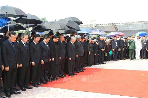 Linh cữu nguyên Tổng Bí thư Đỗ Mười quàn tại Nhà tang lễ quốc gia, số 5 Trần Thánh Tông (Hà Nội). Ảnh: TTXVN Đồng chí Trương Hòa Bình, Ủy viên Bộ Chính trị, Phó Thủ tướng thường trực Chính phủ, Trưởng Ban Tổ chức Lễ tang, tuyên bố bắt đầu Lễ truy điệu. Ảnh: Trí Dũng – TTXVN Tổng Bí thư Nguyễn Phú Trọng, Thủ tướng Nguyễn Xuân Phúc, Quyền Chủ tịch nước Đặng Thị Ngọc Thịnh, các đồng chí lãnh đạo, nguyên lãnh đạo Đảng, Nhà nước; Thủ tướng Lào Thongloun Sisoulith, các vị khách quốc tế cùng gia đình đồng chí Đỗ Mười dự Lễ truy điệu. Ảnh: Nhan Sáng – TTXVN Gia đình nguyên Tổng Bí thư Đỗ Mười tại Lễ truy điệu. Ảnh: TTXVN Các tăng ni cầu siêu, tưởng nhớ nguyên Tổng Bí thư Đỗ Mười. Ảnh: TTXVN Đại diện gia đình nguyên Tổng Bí thư Đỗ Mười thắp nén hương tưởng niệm lần cuối trước linh cữu. Ảnh: TTXVN Gia đình, họ hàng đi vòng quanh linh cữu, viếng nguyên Tổng Bí thư Đỗ Mười lần cuối. Ảnh: TTXVN Tổng Bí thư Nguyễn Phú Trọng, Trưởng Ban Lễ tang nguyên Tổng Bí thư Đỗ Mười, thay mặt lãnh đạo Đảng, Nhà nước đọc điếu văn tưởng nhớ và đưa tiễn đồng chí Đỗ Mười. Ảnh: Trí Dũng - TTXVN Ông Nguyễn Duy Trung, con trai nguyên Tổng Bí thư Đỗ Mười, thay mặt gia đình phát biểu bày tỏ lòng cảm ơn tới các đồng chí lãnh đạo Đảng, Nhà nước, những người bạn quốc tế đã tới chia buồn cùng gia đình. Ảnh: Trí Dũng – TTXVN Tổng Bí thư Nguyễn Phú Trọng và các đồng chí lãnh đạo, nguyên lãnh đạo Đảng, Nhà nước đi vòng quanh linh cữu lần cuối, vĩnh biệt đồng chí Đỗ Mười. Ảnh: Nhan Sáng – TTXVN Các tăng ni thực hiện nghi lễ cầu siêu, tưởng nhớ nguyên Tổng Bí thư Đỗ Mười. Ảnh: TTXVN Đội tiêu binh thực hiện nghi lễ chuyển di ảnh, gối huân huy chương và linh cữu đồng chí Đỗ Mười ra xe tang. Ảnh: Nhan Sáng – TTXVN Tổng Bí thư Nguyễn Phú Trọng, Thủ tướng Nguyễn Xuân Phúc đưa linh cữu đồng chí Đỗ Mười ra xe tang. Ảnh: Nhan Sáng – TTXVN Tổng Bí thư Nguyễn Phú Trọng, Thủ tướng Nguyễn Xuân Phúc cùng các đồng chí lãnh đạo, nguyên lãnh đạo Đảng, Nhà nước bên xe tang chở linh cữu đồng chí Đỗ Mười. Ảnh: Nhan Sáng – TTXVN Đoàn xe tang đưa linh cữu nguyên Tổng Bí thư Đỗ Mười di chuyển trên phố Lê Thánh Tông (Hà Nội). Ảnh: TTXVN Đoàn xe tang đưa linh cữu nguyên Tổng Bí thư Đỗ Mười di chuyển từ phố Tràng Tiền sang phố Hàng Khay (Hà Nội). Ảnh: TTXVN Đoàn xe tang đưa linh cữu nguyên Tổng Bí thư Đỗ Mười di chuyển trên phố Hàng Khay (Hà Nội). Ảnh: TTXVN Giáo viên và các em học sinh trường THCS Nguyễn Tri Phương đưa tiễn linh cữu nguyên Tổng Bí thư Đỗ Mười trên phố Hoàng Diệu (Hà Nội). Ảnh: Thành Đạt – TTXVN Đoàn xe đưa linh cữu nguyên Tổng Bí thư Đỗ Mười di chuyển trên đường Độc Lập (khu vực quảng trường Ba Đình và Nhà Quốc hội), Hà Nội. Ảnh: TTXVN Đoàn xe đưa linh cữu nguyên Tổng Bí thư Đỗ Mười trên phố Giải Phóng (Hà Nội). Ảnh: Danh Lam – TTXVN Người dân chờ đón linh cữu nguyên Tổng Bí thư Đỗ Mười tại quê nhà, khu Ma Vang, thôn 1, xã Đông Mỹ, huyện Thanh Trì, thành phố Hà Nội. Ảnh: Quang Quyết – TTXVN Đoàn xe tang đưa linh cữu nguyên Tổng Bí thư Đỗ Mười về tại quê nhà, khu Ma Vang, thôn 1, xã Đông Mỹ, huyện Thanh Trì, thành phố Hà Nội. Ảnh: Doãn Tấn – TTXVN Linh cữu nguyên Tổng Bí thư Đỗ Mười về tại quê nhà, khu Ma Vang, thôn 1, xã Đông Mỹ, huyện Thanh Trì, thành phố Hà Nội. Ảnh: Doãn Tấn – TTXVN Gia quyến nguyên Tổng Bí thư Đỗ Mười về tại quê nhà, khu Ma Vang, thôn 1, xã Đông Mỹ, huyện Thanh Trì, thành phố Hà Nội. Ảnh: Doãn Tấn – TTXVN Tổng Bí thư Nguyễn Phú Trọng cùng các đồng chí lãnh đạo, nguyên lãnh đạo cấp cao của Đảng, Nhà nước, Mặt trận Tổ quốc Việt Nam và đông đảo nhân dân địa phương dành một phút mặc niệm, vĩnh biệt nguyên Tổng Bí thư Đỗ Mười. Ảnh: Doãn Tấn – TTXVN Đội nghi lễ thực hiện nghi thức đóng huyệt mộ nguyên Tổng Bí thư Đỗ Mười. Ảnh: Doãn Tấn - TTXVN Tổng Bí thư Nguyễn Phú Trọng và các đồng chí lãnh đạo, nguyên lãnh đạo Đảng, Nhà nước, Mặt trận Tổ quốc Việt Nam thả những nắm đất đầu tiên xuống huyệt mộ nguyên Tổng Bí thư Đỗ Mười. Ảnh: Dương Giang – TTXVN Các đồng chí lãnh đạo, nguyên lãnh đạo Đảng, Nhà nước, Mặt trận Tổ quốc Việt Nam và gia đình nguyên Tổng Bí thư Đỗ Mười thả những nắm đất đầu tiên xuống huyệt mộ. Ảnh: Dương Giang – TTXVN Đồng chí Trương Hòa Bình, Ủy viên Bộ Chính trị, Phó Thủ tướng thường trực Chính phủ, Trưởng Ban Tổ chức Lễ tang phát biểu cảm ơn và tuyên bố kết thúc Lễ Quốc tang nguyên Tổng Bí thư Đỗ Mười. Ảnh: Doãn Tấn - TTXVN Phó Thủ tướng thường trực Chính phủ Trương Hòa Bình, nguyên Trưởng Ban Dân vận Trung ương Hà Thị Khiết và các đại biểu chia buồn cùng gia quyến nguyên Tổng Bí thư Đỗ Mười. Ảnh: Doãn Tấn-TTXVN Trưởng Ban Tuyên giáo Trung ương Võ Văn Thưởng chia buồn cùng gia quyến nguyên Tổng Bí thư Đỗ Mười. Ảnh: TTXVN Mộ nguyên Tổng Bí thư Đỗ Mười tại quê hương ông - Khu Ma Vang, thôn 1, xã Đông Mỹ, huyện Thanh Trì, thành phố Hà Nội. Ảnh: Doãn Tấn – TTXVN Linh cữu nguyên Tổng Bí thư Đỗ Mười quàn tại Nhà tang lễ quốc gia, số 5 Trần Thánh Tông (Hà Nội). Ảnh: TTXVN Đồng chí Trương Hòa Bình, Ủy viên Bộ Chính trị, Phó Thủ tướng thường trực Chính phủ, Trưởng Ban Tổ chức Lễ tang, tuyên bố bắt đầu Lễ truy điệu. Ảnh: Trí Dũng – TTXVN Tổng Bí thư Nguyễn Phú Trọng, Thủ tướng Nguyễn Xuân Phúc, Quyền Chủ tịch nước Đặng Thị Ngọc Thịnh, các đồng chí lãnh đạo, nguyên lãnh đạo Đảng, Nhà nước; Thủ tướng Lào Thongloun Sisoulith, các vị khách quốc tế cùng gia đình đồng chí Đỗ Mười dự Lễ truy điệu. Ảnh: Nhan Sáng – TTXVN Gia đình nguyên Tổng Bí thư Đỗ Mười tại Lễ truy điệu. Ảnh: TTXVN Các tăng ni cầu siêu, tưởng nhớ nguyên Tổng Bí thư Đỗ Mười. Ảnh: TTXVN Đại diện gia đình nguyên Tổng Bí thư Đỗ Mười thắp nén hương tưởng niệm lần cuối trước linh cữu. Ảnh: TTXVN Gia đình, họ hàng đi vòng quanh linh cữu, viếng nguyên Tổng Bí thư Đỗ Mười lần cuối. Ảnh: TTXVN Tổng Bí thư Nguyễn Phú Trọng, Trưởng Ban Lễ tang nguyên Tổng Bí thư Đỗ Mười, thay mặt lãnh đạo Đảng, Nhà nước đọc điếu văn tưởng nhớ và đưa tiễn đồng chí Đỗ Mười. Ảnh: Trí Dũng - TTXVN Ông Nguyễn Duy Trung, con trai nguyên Tổng Bí thư Đỗ Mười, thay mặt gia đình phát biểu bày tỏ lòng cảm ơn tới các đồng chí lãnh đạo Đảng, Nhà nước, những người bạn quốc tế đã tới chia buồn cùng gia đình. Ảnh: Trí Dũng – TTXVN Tổng Bí thư Nguyễn Phú Trọng và các đồng chí lãnh đạo, nguyên lãnh đạo Đảng, Nhà nước đi vòng quanh linh cữu lần cuối, vĩnh biệt đồng chí Đỗ Mười. Ảnh: Nhan Sáng – TTXVN Các tăng ni thực hiện nghi lễ cầu siêu, tưởng nhớ nguyên Tổng Bí thư Đỗ Mười. Ảnh: TTXVN Đội tiêu binh thực hiện nghi lễ chuyển di ảnh, gối huân huy chương và linh cữu đồng chí Đỗ Mười ra xe tang. Ảnh: Nhan Sáng – TTXVN Tổng Bí thư Nguyễn Phú Trọng, Thủ tướng Nguyễn Xuân Phúc đưa linh cữu đồng chí Đỗ Mười ra xe tang. Ảnh: Nhan Sáng – TTXVN Tổng Bí thư Nguyễn Phú Trọng, Thủ tướng Nguyễn Xuân Phúc cùng các đồng chí lãnh đạo, nguyên lãnh đạo Đảng, Nhà nước bên xe tang chở linh cữu đồng chí Đỗ Mười. Ảnh: Nhan Sáng – TTXVN Đoàn xe tang đưa linh cữu nguyên Tổng Bí thư Đỗ Mười di chuyển trên phố Lê Thánh Tông (Hà Nội). Ảnh: TTXVN Đoàn xe tang đưa linh cữu nguyên Tổng Bí thư Đỗ Mười di chuyển từ phố Tràng Tiền sang phố Hàng Khay (Hà Nội). Ảnh: TTXVN Đoàn xe tang đưa linh cữu nguyên Tổng Bí thư Đỗ Mười di chuyển trên phố Hàng Khay (Hà Nội). Ảnh: TTXVN Giáo viên và các em học sinh trường THCS Nguyễn Tri Phương đưa tiễn linh cữu nguyên Tổng Bí thư Đỗ Mười trên phố Hoàng Diệu (Hà Nội). Ảnh: Thành Đạt – TTXVN Đoàn xe đưa linh cữu nguyên Tổng Bí thư Đỗ Mười di chuyển trên đường Độc Lập (khu vực quảng trường Ba Đình và Nhà Quốc hội), Hà Nội. Ảnh: TTXVN Đoàn xe đưa linh cữu nguyên Tổng Bí thư Đỗ Mười trên phố Giải Phóng (Hà Nội). Ảnh: Danh Lam – TTXVN Người dân chờ đón linh cữu nguyên Tổng Bí thư Đỗ Mười tại quê nhà, khu Ma Vang, thôn 1, xã Đông Mỹ, huyện Thanh Trì, thành phố Hà Nội. Ảnh: Quang Quyết – TTXVN Đoàn xe tang đưa linh cữu nguyên Tổng Bí thư Đỗ Mười về tại quê nhà, khu Ma Vang, thôn 1, xã Đông Mỹ, huyện Thanh Trì, thành phố Hà Nội. Ảnh: Doãn Tấn – TTXVN Linh cữu nguyên Tổng Bí thư Đỗ Mười về tại quê nhà, khu Ma Vang, thôn 1, xã Đông Mỹ, huyện Thanh Trì, thành phố Hà Nội. Ảnh: Doãn Tấn – TTXVN Gia quyến nguyên Tổng Bí thư Đỗ Mười về tại quê nhà, khu Ma Vang, thôn 1, xã Đông Mỹ, huyện Thanh Trì, thành phố Hà Nội. Ảnh: Doãn Tấn – TTXVN Tổng Bí thư Nguyễn Phú Trọng cùng các đồng chí lãnh đạo, nguyên lãnh đạo cấp cao của Đảng, Nhà nước, Mặt trận Tổ quốc Việt Nam và đông đảo nhân dân địa phương dành một phút mặc niệm, vĩnh biệt nguyên Tổng Bí thư Đỗ Mười. Ảnh: Doãn Tấn – TTXVN Đội nghi lễ thực hiện nghi thức đóng huyệt mộ nguyên Tổng Bí thư Đỗ Mười. Ảnh: Doãn Tấn - TTXVN Tổng Bí thư Nguyễn Phú Trọng và các đồng chí lãnh đạo, nguyên lãnh đạo Đảng, Nhà nước, Mặt trận Tổ quốc Việt Nam thả những nắm đất đầu tiên xuống huyệt mộ nguyên Tổng Bí thư Đỗ Mười. Ảnh: Dương Giang – TTXVN Các đồng chí lãnh đạo, nguyên lãnh đạo Đảng, Nhà nước, Mặt trận Tổ quốc Việt Nam và gia đình nguyên Tổng Bí thư Đỗ Mười thả những nắm đất đầu tiên xuống huyệt mộ. Ảnh: Dương Giang – TTXVN Đồng chí Trương Hòa Bình, Ủy viên Bộ Chính trị, Phó Thủ tướng thường trực Chính phủ, Trưởng Ban Tổ chức Lễ tang phát biểu cảm ơn và tuyên bố kết thúc Lễ Quốc tang nguyên Tổng Bí thư Đỗ Mười. Ảnh: Doãn Tấn - TTXVN Phó Thủ tướng thường trực Chính phủ Trương Hòa Bình, nguyên Trưởng Ban Dân vận Trung ương Hà Thị Khiết và các đại biểu chia buồn cùng gia quyến nguyên Tổng Bí thư Đỗ Mười. Ảnh: Doãn Tấn-TTXVN Trưởng Ban Tuyên giáo Trung ương Võ Văn Thưởng chia buồn cùng gia quyến nguyên Tổng Bí thư Đỗ Mười. Ảnh: TTXVN Mộ nguyên Tổng Bí thư Đỗ Mười tại quê hương ông - Khu Ma Vang, thôn 1, xã Đông Mỹ, huyện Thanh Trì, thành phố Hà Nội. Ảnh: Doãn Tấn – TTXVN