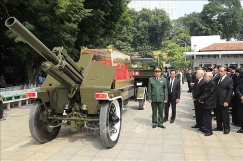 Linh cữu nguyên Tổng Bí thư Đỗ Mười quàn tại Nhà tang lễ quốc gia, số 5 Trần Thánh Tông (Hà Nội). Ảnh: TTXVN Đồng chí Trương Hòa Bình, Ủy viên Bộ Chính trị, Phó Thủ tướng thường trực Chính phủ, Trưởng Ban Tổ chức Lễ tang, tuyên bố bắt đầu Lễ truy điệu. Ảnh: Trí Dũng – TTXVN Tổng Bí thư Nguyễn Phú Trọng, Thủ tướng Nguyễn Xuân Phúc, Quyền Chủ tịch nước Đặng Thị Ngọc Thịnh, các đồng chí lãnh đạo, nguyên lãnh đạo Đảng, Nhà nước; Thủ tướng Lào Thongloun Sisoulith, các vị khách quốc tế cùng gia đình đồng chí Đỗ Mười dự Lễ truy điệu. Ảnh: Nhan Sáng – TTXVN Gia đình nguyên Tổng Bí thư Đỗ Mười tại Lễ truy điệu. Ảnh: TTXVN Các tăng ni cầu siêu, tưởng nhớ nguyên Tổng Bí thư Đỗ Mười. Ảnh: TTXVN Đại diện gia đình nguyên Tổng Bí thư Đỗ Mười thắp nén hương tưởng niệm lần cuối trước linh cữu. Ảnh: TTXVN Gia đình, họ hàng đi vòng quanh linh cữu, viếng nguyên Tổng Bí thư Đỗ Mười lần cuối. Ảnh: TTXVN Tổng Bí thư Nguyễn Phú Trọng, Trưởng Ban Lễ tang nguyên Tổng Bí thư Đỗ Mười, thay mặt lãnh đạo Đảng, Nhà nước đọc điếu văn tưởng nhớ và đưa tiễn đồng chí Đỗ Mười. Ảnh: Trí Dũng - TTXVN Ông Nguyễn Duy Trung, con trai nguyên Tổng Bí thư Đỗ Mười, thay mặt gia đình phát biểu bày tỏ lòng cảm ơn tới các đồng chí lãnh đạo Đảng, Nhà nước, những người bạn quốc tế đã tới chia buồn cùng gia đình. Ảnh: Trí Dũng – TTXVN Tổng Bí thư Nguyễn Phú Trọng và các đồng chí lãnh đạo, nguyên lãnh đạo Đảng, Nhà nước đi vòng quanh linh cữu lần cuối, vĩnh biệt đồng chí Đỗ Mười. Ảnh: Nhan Sáng – TTXVN Các tăng ni thực hiện nghi lễ cầu siêu, tưởng nhớ nguyên Tổng Bí thư Đỗ Mười. Ảnh: TTXVN Đội tiêu binh thực hiện nghi lễ chuyển di ảnh, gối huân huy chương và linh cữu đồng chí Đỗ Mười ra xe tang. Ảnh: Nhan Sáng – TTXVN Tổng Bí thư Nguyễn Phú Trọng, Thủ tướng Nguyễn Xuân Phúc đưa linh cữu đồng chí Đỗ Mười ra xe tang. Ảnh: Nhan Sáng – TTXVN Tổng Bí thư Nguyễn Phú Trọng, Thủ tướng Nguyễn Xuân Phúc cùng các đồng chí lãnh đạo, nguyên lãnh đạo Đảng, Nhà nước bên xe tang chở linh cữu đồng chí Đỗ Mười. Ảnh: Nhan Sáng – TTXVN Đoàn xe tang đưa linh cữu nguyên Tổng Bí thư Đỗ Mười di chuyển trên phố Lê Thánh Tông (Hà Nội). Ảnh: TTXVN Đoàn xe tang đưa linh cữu nguyên Tổng Bí thư Đỗ Mười di chuyển từ phố Tràng Tiền sang phố Hàng Khay (Hà Nội). Ảnh: TTXVN Đoàn xe tang đưa linh cữu nguyên Tổng Bí thư Đỗ Mười di chuyển trên phố Hàng Khay (Hà Nội). Ảnh: TTXVN Giáo viên và các em học sinh trường THCS Nguyễn Tri Phương đưa tiễn linh cữu nguyên Tổng Bí thư Đỗ Mười trên phố Hoàng Diệu (Hà Nội). Ảnh: Thành Đạt – TTXVN Đoàn xe đưa linh cữu nguyên Tổng Bí thư Đỗ Mười di chuyển trên đường Độc Lập (khu vực quảng trường Ba Đình và Nhà Quốc hội), Hà Nội. Ảnh: TTXVN Đoàn xe đưa linh cữu nguyên Tổng Bí thư Đỗ Mười trên phố Giải Phóng (Hà Nội). Ảnh: Danh Lam – TTXVN Người dân chờ đón linh cữu nguyên Tổng Bí thư Đỗ Mười tại quê nhà, khu Ma Vang, thôn 1, xã Đông Mỹ, huyện Thanh Trì, thành phố Hà Nội. Ảnh: Quang Quyết – TTXVN Đoàn xe tang đưa linh cữu nguyên Tổng Bí thư Đỗ Mười về tại quê nhà, khu Ma Vang, thôn 1, xã Đông Mỹ, huyện Thanh Trì, thành phố Hà Nội. Ảnh: Doãn Tấn – TTXVN Linh cữu nguyên Tổng Bí thư Đỗ Mười về tại quê nhà, khu Ma Vang, thôn 1, xã Đông Mỹ, huyện Thanh Trì, thành phố Hà Nội. Ảnh: Doãn Tấn – TTXVN Gia quyến nguyên Tổng Bí thư Đỗ Mười về tại quê nhà, khu Ma Vang, thôn 1, xã Đông Mỹ, huyện Thanh Trì, thành phố Hà Nội. Ảnh: Doãn Tấn – TTXVN Tổng Bí thư Nguyễn Phú Trọng cùng các đồng chí lãnh đạo, nguyên lãnh đạo cấp cao của Đảng, Nhà nước, Mặt trận Tổ quốc Việt Nam và đông đảo nhân dân địa phương dành một phút mặc niệm, vĩnh biệt nguyên Tổng Bí thư Đỗ Mười. Ảnh: Doãn Tấn – TTXVN Đội nghi lễ thực hiện nghi thức đóng huyệt mộ nguyên Tổng Bí thư Đỗ Mười. Ảnh: Doãn Tấn - TTXVN Tổng Bí thư Nguyễn Phú Trọng và các đồng chí lãnh đạo, nguyên lãnh đạo Đảng, Nhà nước, Mặt trận Tổ quốc Việt Nam thả những nắm đất đầu tiên xuống huyệt mộ nguyên Tổng Bí thư Đỗ Mười. Ảnh: Dương Giang – TTXVN Các đồng chí lãnh đạo, nguyên lãnh đạo Đảng, Nhà nước, Mặt trận Tổ quốc Việt Nam và gia đình nguyên Tổng Bí thư Đỗ Mười thả những nắm đất đầu tiên xuống huyệt mộ. Ảnh: Dương Giang – TTXVN Đồng chí Trương Hòa Bình, Ủy viên Bộ Chính trị, Phó Thủ tướng thường trực Chính phủ, Trưởng Ban Tổ chức Lễ tang phát biểu cảm ơn và tuyên bố kết thúc Lễ Quốc tang nguyên Tổng Bí thư Đỗ Mười. Ảnh: Doãn Tấn - TTXVN Phó Thủ tướng thường trực Chính phủ Trương Hòa Bình, nguyên Trưởng Ban Dân vận Trung ương Hà Thị Khiết và các đại biểu chia buồn cùng gia quyến nguyên Tổng Bí thư Đỗ Mười. Ảnh: Doãn Tấn-TTXVN Trưởng Ban Tuyên giáo Trung ương Võ Văn Thưởng chia buồn cùng gia quyến nguyên Tổng Bí thư Đỗ Mười. Ảnh: TTXVN Mộ nguyên Tổng Bí thư Đỗ Mười tại quê hương ông - Khu Ma Vang, thôn 1, xã Đông Mỹ, huyện Thanh Trì, thành phố Hà Nội. Ảnh: Doãn Tấn – TTXVN Linh cữu nguyên Tổng Bí thư Đỗ Mười quàn tại Nhà tang lễ quốc gia, số 5 Trần Thánh Tông (Hà Nội). Ảnh: TTXVN Đồng chí Trương Hòa Bình, Ủy viên Bộ Chính trị, Phó Thủ tướng thường trực Chính phủ, Trưởng Ban Tổ chức Lễ tang, tuyên bố bắt đầu Lễ truy điệu. Ảnh: Trí Dũng – TTXVN Tổng Bí thư Nguyễn Phú Trọng, Thủ tướng Nguyễn Xuân Phúc, Quyền Chủ tịch nước Đặng Thị Ngọc Thịnh, các đồng chí lãnh đạo, nguyên lãnh đạo Đảng, Nhà nước; Thủ tướng Lào Thongloun Sisoulith, các vị khách quốc tế cùng gia đình đồng chí Đỗ Mười dự Lễ truy điệu. Ảnh: Nhan Sáng – TTXVN Gia đình nguyên Tổng Bí thư Đỗ Mười tại Lễ truy điệu. Ảnh: TTXVN Các tăng ni cầu siêu, tưởng nhớ nguyên Tổng Bí thư Đỗ Mười. Ảnh: TTXVN Đại diện gia đình nguyên Tổng Bí thư Đỗ Mười thắp nén hương tưởng niệm lần cuối trước linh cữu. Ảnh: TTXVN Gia đình, họ hàng đi vòng quanh linh cữu, viếng nguyên Tổng Bí thư Đỗ Mười lần cuối. Ảnh: TTXVN Tổng Bí thư Nguyễn Phú Trọng, Trưởng Ban Lễ tang nguyên Tổng Bí thư Đỗ Mười, thay mặt lãnh đạo Đảng, Nhà nước đọc điếu văn tưởng nhớ và đưa tiễn đồng chí Đỗ Mười. Ảnh: Trí Dũng - TTXVN Ông Nguyễn Duy Trung, con trai nguyên Tổng Bí thư Đỗ Mười, thay mặt gia đình phát biểu bày tỏ lòng cảm ơn tới các đồng chí lãnh đạo Đảng, Nhà nước, những người bạn quốc tế đã tới chia buồn cùng gia đình. Ảnh: Trí Dũng – TTXVN Tổng Bí thư Nguyễn Phú Trọng và các đồng chí lãnh đạo, nguyên lãnh đạo Đảng, Nhà nước đi vòng quanh linh cữu lần cuối, vĩnh biệt đồng chí Đỗ Mười. Ảnh: Nhan Sáng – TTXVN Các tăng ni thực hiện nghi lễ cầu siêu, tưởng nhớ nguyên Tổng Bí thư Đỗ Mười. Ảnh: TTXVN Đội tiêu binh thực hiện nghi lễ chuyển di ảnh, gối huân huy chương và linh cữu đồng chí Đỗ Mười ra xe tang. Ảnh: Nhan Sáng – TTXVN Tổng Bí thư Nguyễn Phú Trọng, Thủ tướng Nguyễn Xuân Phúc đưa linh cữu đồng chí Đỗ Mười ra xe tang. Ảnh: Nhan Sáng – TTXVN Tổng Bí thư Nguyễn Phú Trọng, Thủ tướng Nguyễn Xuân Phúc cùng các đồng chí lãnh đạo, nguyên lãnh đạo Đảng, Nhà nước bên xe tang chở linh cữu đồng chí Đỗ Mười. Ảnh: Nhan Sáng – TTXVN Đoàn xe tang đưa linh cữu nguyên Tổng Bí thư Đỗ Mười di chuyển trên phố Lê Thánh Tông (Hà Nội). Ảnh: TTXVN Đoàn xe tang đưa linh cữu nguyên Tổng Bí thư Đỗ Mười di chuyển từ phố Tràng Tiền sang phố Hàng Khay (Hà Nội). Ảnh: TTXVN Đoàn xe tang đưa linh cữu nguyên Tổng Bí thư Đỗ Mười di chuyển trên phố Hàng Khay (Hà Nội). Ảnh: TTXVN Giáo viên và các em học sinh trường THCS Nguyễn Tri Phương đưa tiễn linh cữu nguyên Tổng Bí thư Đỗ Mười trên phố Hoàng Diệu (Hà Nội). Ảnh: Thành Đạt – TTXVN Đoàn xe đưa linh cữu nguyên Tổng Bí thư Đỗ Mười di chuyển trên đường Độc Lập (khu vực quảng trường Ba Đình và Nhà Quốc hội), Hà Nội. Ảnh: TTXVN Đoàn xe đưa linh cữu nguyên Tổng Bí thư Đỗ Mười trên phố Giải Phóng (Hà Nội). Ảnh: Danh Lam – TTXVN Người dân chờ đón linh cữu nguyên Tổng Bí thư Đỗ Mười tại quê nhà, khu Ma Vang, thôn 1, xã Đông Mỹ, huyện Thanh Trì, thành phố Hà Nội. Ảnh: Quang Quyết – TTXVN Đoàn xe tang đưa linh cữu nguyên Tổng Bí thư Đỗ Mười về tại quê nhà, khu Ma Vang, thôn 1, xã Đông Mỹ, huyện Thanh Trì, thành phố Hà Nội. Ảnh: Doãn Tấn – TTXVN Linh cữu nguyên Tổng Bí thư Đỗ Mười về tại quê nhà, khu Ma Vang, thôn 1, xã Đông Mỹ, huyện Thanh Trì, thành phố Hà Nội. Ảnh: Doãn Tấn – TTXVN Gia quyến nguyên Tổng Bí thư Đỗ Mười về tại quê nhà, khu Ma Vang, thôn 1, xã Đông Mỹ, huyện Thanh Trì, thành phố Hà Nội. Ảnh: Doãn Tấn – TTXVN Tổng Bí thư Nguyễn Phú Trọng cùng các đồng chí lãnh đạo, nguyên lãnh đạo cấp cao của Đảng, Nhà nước, Mặt trận Tổ quốc Việt Nam và đông đảo nhân dân địa phương dành một phút mặc niệm, vĩnh biệt nguyên Tổng Bí thư Đỗ Mười. Ảnh: Doãn Tấn – TTXVN Đội nghi lễ thực hiện nghi thức đóng huyệt mộ nguyên Tổng Bí thư Đỗ Mười. Ảnh: Doãn Tấn - TTXVN Tổng Bí thư Nguyễn Phú Trọng và các đồng chí lãnh đạo, nguyên lãnh đạo Đảng, Nhà nước, Mặt trận Tổ quốc Việt Nam thả những nắm đất đầu tiên xuống huyệt mộ nguyên Tổng Bí thư Đỗ Mười. Ảnh: Dương Giang – TTXVN Các đồng chí lãnh đạo, nguyên lãnh đạo Đảng, Nhà nước, Mặt trận Tổ quốc Việt Nam và gia đình nguyên Tổng Bí thư Đỗ Mười thả những nắm đất đầu tiên xuống huyệt mộ. Ảnh: Dương Giang – TTXVN Đồng chí Trương Hòa Bình, Ủy viên Bộ Chính trị, Phó Thủ tướng thường trực Chính phủ, Trưởng Ban Tổ chức Lễ tang phát biểu cảm ơn và tuyên bố kết thúc Lễ Quốc tang nguyên Tổng Bí thư Đỗ Mười. Ảnh: Doãn Tấn - TTXVN Phó Thủ tướng thường trực Chính phủ Trương Hòa Bình, nguyên Trưởng Ban Dân vận Trung ương Hà Thị Khiết và các đại biểu chia buồn cùng gia quyến nguyên Tổng Bí thư Đỗ Mười. Ảnh: Doãn Tấn-TTXVN Trưởng Ban Tuyên giáo Trung ương Võ Văn Thưởng chia buồn cùng gia quyến nguyên Tổng Bí thư Đỗ Mười. Ảnh: TTXVN Mộ nguyên Tổng Bí thư Đỗ Mười tại quê hương ông - Khu Ma Vang, thôn 1, xã Đông Mỹ, huyện Thanh Trì, thành phố Hà Nội. Ảnh: Doãn Tấn – TTXVN