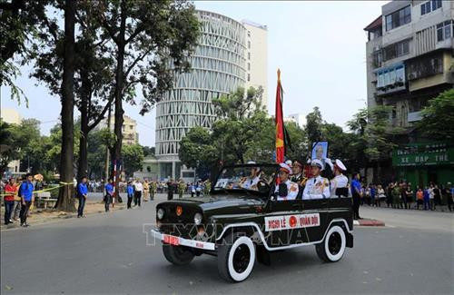 Linh cữu nguyên Tổng Bí thư Đỗ Mười quàn tại Nhà tang lễ quốc gia, số 5 Trần Thánh Tông (Hà Nội). Ảnh: TTXVN Đồng chí Trương Hòa Bình, Ủy viên Bộ Chính trị, Phó Thủ tướng thường trực Chính phủ, Trưởng Ban Tổ chức Lễ tang, tuyên bố bắt đầu Lễ truy điệu. Ảnh: Trí Dũng – TTXVN Tổng Bí thư Nguyễn Phú Trọng, Thủ tướng Nguyễn Xuân Phúc, Quyền Chủ tịch nước Đặng Thị Ngọc Thịnh, các đồng chí lãnh đạo, nguyên lãnh đạo Đảng, Nhà nước; Thủ tướng Lào Thongloun Sisoulith, các vị khách quốc tế cùng gia đình đồng chí Đỗ Mười dự Lễ truy điệu. Ảnh: Nhan Sáng – TTXVN Gia đình nguyên Tổng Bí thư Đỗ Mười tại Lễ truy điệu. Ảnh: TTXVN Các tăng ni cầu siêu, tưởng nhớ nguyên Tổng Bí thư Đỗ Mười. Ảnh: TTXVN Đại diện gia đình nguyên Tổng Bí thư Đỗ Mười thắp nén hương tưởng niệm lần cuối trước linh cữu. Ảnh: TTXVN Gia đình, họ hàng đi vòng quanh linh cữu, viếng nguyên Tổng Bí thư Đỗ Mười lần cuối. Ảnh: TTXVN Tổng Bí thư Nguyễn Phú Trọng, Trưởng Ban Lễ tang nguyên Tổng Bí thư Đỗ Mười, thay mặt lãnh đạo Đảng, Nhà nước đọc điếu văn tưởng nhớ và đưa tiễn đồng chí Đỗ Mười. Ảnh: Trí Dũng - TTXVN Ông Nguyễn Duy Trung, con trai nguyên Tổng Bí thư Đỗ Mười, thay mặt gia đình phát biểu bày tỏ lòng cảm ơn tới các đồng chí lãnh đạo Đảng, Nhà nước, những người bạn quốc tế đã tới chia buồn cùng gia đình. Ảnh: Trí Dũng – TTXVN Tổng Bí thư Nguyễn Phú Trọng và các đồng chí lãnh đạo, nguyên lãnh đạo Đảng, Nhà nước đi vòng quanh linh cữu lần cuối, vĩnh biệt đồng chí Đỗ Mười. Ảnh: Nhan Sáng – TTXVN Các tăng ni thực hiện nghi lễ cầu siêu, tưởng nhớ nguyên Tổng Bí thư Đỗ Mười. Ảnh: TTXVN Đội tiêu binh thực hiện nghi lễ chuyển di ảnh, gối huân huy chương và linh cữu đồng chí Đỗ Mười ra xe tang. Ảnh: Nhan Sáng – TTXVN Tổng Bí thư Nguyễn Phú Trọng, Thủ tướng Nguyễn Xuân Phúc đưa linh cữu đồng chí Đỗ Mười ra xe tang. Ảnh: Nhan Sáng – TTXVN Tổng Bí thư Nguyễn Phú Trọng, Thủ tướng Nguyễn Xuân Phúc cùng các đồng chí lãnh đạo, nguyên lãnh đạo Đảng, Nhà nước bên xe tang chở linh cữu đồng chí Đỗ Mười. Ảnh: Nhan Sáng – TTXVN Đoàn xe tang đưa linh cữu nguyên Tổng Bí thư Đỗ Mười di chuyển trên phố Lê Thánh Tông (Hà Nội). Ảnh: TTXVN Đoàn xe tang đưa linh cữu nguyên Tổng Bí thư Đỗ Mười di chuyển từ phố Tràng Tiền sang phố Hàng Khay (Hà Nội). Ảnh: TTXVN Đoàn xe tang đưa linh cữu nguyên Tổng Bí thư Đỗ Mười di chuyển trên phố Hàng Khay (Hà Nội). Ảnh: TTXVN Giáo viên và các em học sinh trường THCS Nguyễn Tri Phương đưa tiễn linh cữu nguyên Tổng Bí thư Đỗ Mười trên phố Hoàng Diệu (Hà Nội). Ảnh: Thành Đạt – TTXVN Đoàn xe đưa linh cữu nguyên Tổng Bí thư Đỗ Mười di chuyển trên đường Độc Lập (khu vực quảng trường Ba Đình và Nhà Quốc hội), Hà Nội. Ảnh: TTXVN Đoàn xe đưa linh cữu nguyên Tổng Bí thư Đỗ Mười trên phố Giải Phóng (Hà Nội). Ảnh: Danh Lam – TTXVN Người dân chờ đón linh cữu nguyên Tổng Bí thư Đỗ Mười tại quê nhà, khu Ma Vang, thôn 1, xã Đông Mỹ, huyện Thanh Trì, thành phố Hà Nội. Ảnh: Quang Quyết – TTXVN Đoàn xe tang đưa linh cữu nguyên Tổng Bí thư Đỗ Mười về tại quê nhà, khu Ma Vang, thôn 1, xã Đông Mỹ, huyện Thanh Trì, thành phố Hà Nội. Ảnh: Doãn Tấn – TTXVN Linh cữu nguyên Tổng Bí thư Đỗ Mười về tại quê nhà, khu Ma Vang, thôn 1, xã Đông Mỹ, huyện Thanh Trì, thành phố Hà Nội. Ảnh: Doãn Tấn – TTXVN Gia quyến nguyên Tổng Bí thư Đỗ Mười về tại quê nhà, khu Ma Vang, thôn 1, xã Đông Mỹ, huyện Thanh Trì, thành phố Hà Nội. Ảnh: Doãn Tấn – TTXVN Tổng Bí thư Nguyễn Phú Trọng cùng các đồng chí lãnh đạo, nguyên lãnh đạo cấp cao của Đảng, Nhà nước, Mặt trận Tổ quốc Việt Nam và đông đảo nhân dân địa phương dành một phút mặc niệm, vĩnh biệt nguyên Tổng Bí thư Đỗ Mười. Ảnh: Doãn Tấn – TTXVN Đội nghi lễ thực hiện nghi thức đóng huyệt mộ nguyên Tổng Bí thư Đỗ Mười. Ảnh: Doãn Tấn - TTXVN Tổng Bí thư Nguyễn Phú Trọng và các đồng chí lãnh đạo, nguyên lãnh đạo Đảng, Nhà nước, Mặt trận Tổ quốc Việt Nam thả những nắm đất đầu tiên xuống huyệt mộ nguyên Tổng Bí thư Đỗ Mười. Ảnh: Dương Giang – TTXVN Các đồng chí lãnh đạo, nguyên lãnh đạo Đảng, Nhà nước, Mặt trận Tổ quốc Việt Nam và gia đình nguyên Tổng Bí thư Đỗ Mười thả những nắm đất đầu tiên xuống huyệt mộ. Ảnh: Dương Giang – TTXVN Đồng chí Trương Hòa Bình, Ủy viên Bộ Chính trị, Phó Thủ tướng thường trực Chính phủ, Trưởng Ban Tổ chức Lễ tang phát biểu cảm ơn và tuyên bố kết thúc Lễ Quốc tang nguyên Tổng Bí thư Đỗ Mười. Ảnh: Doãn Tấn - TTXVN Phó Thủ tướng thường trực Chính phủ Trương Hòa Bình, nguyên Trưởng Ban Dân vận Trung ương Hà Thị Khiết và các đại biểu chia buồn cùng gia quyến nguyên Tổng Bí thư Đỗ Mười. Ảnh: Doãn Tấn-TTXVN Trưởng Ban Tuyên giáo Trung ương Võ Văn Thưởng chia buồn cùng gia quyến nguyên Tổng Bí thư Đỗ Mười. Ảnh: TTXVN Mộ nguyên Tổng Bí thư Đỗ Mười tại quê hương ông - Khu Ma Vang, thôn 1, xã Đông Mỹ, huyện Thanh Trì, thành phố Hà Nội. Ảnh: Doãn Tấn – TTXVN Linh cữu nguyên Tổng Bí thư Đỗ Mười quàn tại Nhà tang lễ quốc gia, số 5 Trần Thánh Tông (Hà Nội). Ảnh: TTXVN Đồng chí Trương Hòa Bình, Ủy viên Bộ Chính trị, Phó Thủ tướng thường trực Chính phủ, Trưởng Ban Tổ chức Lễ tang, tuyên bố bắt đầu Lễ truy điệu. Ảnh: Trí Dũng – TTXVN Tổng Bí thư Nguyễn Phú Trọng, Thủ tướng Nguyễn Xuân Phúc, Quyền Chủ tịch nước Đặng Thị Ngọc Thịnh, các đồng chí lãnh đạo, nguyên lãnh đạo Đảng, Nhà nước; Thủ tướng Lào Thongloun Sisoulith, các vị khách quốc tế cùng gia đình đồng chí Đỗ Mười dự Lễ truy điệu. Ảnh: Nhan Sáng – TTXVN Gia đình nguyên Tổng Bí thư Đỗ Mười tại Lễ truy điệu. Ảnh: TTXVN Các tăng ni cầu siêu, tưởng nhớ nguyên Tổng Bí thư Đỗ Mười. Ảnh: TTXVN Đại diện gia đình nguyên Tổng Bí thư Đỗ Mười thắp nén hương tưởng niệm lần cuối trước linh cữu. Ảnh: TTXVN Gia đình, họ hàng đi vòng quanh linh cữu, viếng nguyên Tổng Bí thư Đỗ Mười lần cuối. Ảnh: TTXVN Tổng Bí thư Nguyễn Phú Trọng, Trưởng Ban Lễ tang nguyên Tổng Bí thư Đỗ Mười, thay mặt lãnh đạo Đảng, Nhà nước đọc điếu văn tưởng nhớ và đưa tiễn đồng chí Đỗ Mười. Ảnh: Trí Dũng - TTXVN Ông Nguyễn Duy Trung, con trai nguyên Tổng Bí thư Đỗ Mười, thay mặt gia đình phát biểu bày tỏ lòng cảm ơn tới các đồng chí lãnh đạo Đảng, Nhà nước, những người bạn quốc tế đã tới chia buồn cùng gia đình. Ảnh: Trí Dũng – TTXVN Tổng Bí thư Nguyễn Phú Trọng và các đồng chí lãnh đạo, nguyên lãnh đạo Đảng, Nhà nước đi vòng quanh linh cữu lần cuối, vĩnh biệt đồng chí Đỗ Mười. Ảnh: Nhan Sáng – TTXVN Các tăng ni thực hiện nghi lễ cầu siêu, tưởng nhớ nguyên Tổng Bí thư Đỗ Mười. Ảnh: TTXVN Đội tiêu binh thực hiện nghi lễ chuyển di ảnh, gối huân huy chương và linh cữu đồng chí Đỗ Mười ra xe tang. Ảnh: Nhan Sáng – TTXVN Tổng Bí thư Nguyễn Phú Trọng, Thủ tướng Nguyễn Xuân Phúc đưa linh cữu đồng chí Đỗ Mười ra xe tang. Ảnh: Nhan Sáng – TTXVN Tổng Bí thư Nguyễn Phú Trọng, Thủ tướng Nguyễn Xuân Phúc cùng các đồng chí lãnh đạo, nguyên lãnh đạo Đảng, Nhà nước bên xe tang chở linh cữu đồng chí Đỗ Mười. Ảnh: Nhan Sáng – TTXVN Đoàn xe tang đưa linh cữu nguyên Tổng Bí thư Đỗ Mười di chuyển trên phố Lê Thánh Tông (Hà Nội). Ảnh: TTXVN Đoàn xe tang đưa linh cữu nguyên Tổng Bí thư Đỗ Mười di chuyển từ phố Tràng Tiền sang phố Hàng Khay (Hà Nội). Ảnh: TTXVN Đoàn xe tang đưa linh cữu nguyên Tổng Bí thư Đỗ Mười di chuyển trên phố Hàng Khay (Hà Nội). Ảnh: TTXVN Giáo viên và các em học sinh trường THCS Nguyễn Tri Phương đưa tiễn linh cữu nguyên Tổng Bí thư Đỗ Mười trên phố Hoàng Diệu (Hà Nội). Ảnh: Thành Đạt – TTXVN Đoàn xe đưa linh cữu nguyên Tổng Bí thư Đỗ Mười di chuyển trên đường Độc Lập (khu vực quảng trường Ba Đình và Nhà Quốc hội), Hà Nội. Ảnh: TTXVN Đoàn xe đưa linh cữu nguyên Tổng Bí thư Đỗ Mười trên phố Giải Phóng (Hà Nội). Ảnh: Danh Lam – TTXVN Người dân chờ đón linh cữu nguyên Tổng Bí thư Đỗ Mười tại quê nhà, khu Ma Vang, thôn 1, xã Đông Mỹ, huyện Thanh Trì, thành phố Hà Nội. Ảnh: Quang Quyết – TTXVN Đoàn xe tang đưa linh cữu nguyên Tổng Bí thư Đỗ Mười về tại quê nhà, khu Ma Vang, thôn 1, xã Đông Mỹ, huyện Thanh Trì, thành phố Hà Nội. Ảnh: Doãn Tấn – TTXVN Linh cữu nguyên Tổng Bí thư Đỗ Mười về tại quê nhà, khu Ma Vang, thôn 1, xã Đông Mỹ, huyện Thanh Trì, thành phố Hà Nội. Ảnh: Doãn Tấn – TTXVN Gia quyến nguyên Tổng Bí thư Đỗ Mười về tại quê nhà, khu Ma Vang, thôn 1, xã Đông Mỹ, huyện Thanh Trì, thành phố Hà Nội. Ảnh: Doãn Tấn – TTXVN Tổng Bí thư Nguyễn Phú Trọng cùng các đồng chí lãnh đạo, nguyên lãnh đạo cấp cao của Đảng, Nhà nước, Mặt trận Tổ quốc Việt Nam và đông đảo nhân dân địa phương dành một phút mặc niệm, vĩnh biệt nguyên Tổng Bí thư Đỗ Mười. Ảnh: Doãn Tấn – TTXVN Đội nghi lễ thực hiện nghi thức đóng huyệt mộ nguyên Tổng Bí thư Đỗ Mười. Ảnh: Doãn Tấn - TTXVN Tổng Bí thư Nguyễn Phú Trọng và các đồng chí lãnh đạo, nguyên lãnh đạo Đảng, Nhà nước, Mặt trận Tổ quốc Việt Nam thả những nắm đất đầu tiên xuống huyệt mộ nguyên Tổng Bí thư Đỗ Mười. Ảnh: Dương Giang – TTXVN Các đồng chí lãnh đạo, nguyên lãnh đạo Đảng, Nhà nước, Mặt trận Tổ quốc Việt Nam và gia đình nguyên Tổng Bí thư Đỗ Mười thả những nắm đất đầu tiên xuống huyệt mộ. Ảnh: Dương Giang – TTXVN Đồng chí Trương Hòa Bình, Ủy viên Bộ Chính trị, Phó Thủ tướng thường trực Chính phủ, Trưởng Ban Tổ chức Lễ tang phát biểu cảm ơn và tuyên bố kết thúc Lễ Quốc tang nguyên Tổng Bí thư Đỗ Mười. Ảnh: Doãn Tấn - TTXVN Phó Thủ tướng thường trực Chính phủ Trương Hòa Bình, nguyên Trưởng Ban Dân vận Trung ương Hà Thị Khiết và các đại biểu chia buồn cùng gia quyến nguyên Tổng Bí thư Đỗ Mười. Ảnh: Doãn Tấn-TTXVN Trưởng Ban Tuyên giáo Trung ương Võ Văn Thưởng chia buồn cùng gia quyến nguyên Tổng Bí thư Đỗ Mười. Ảnh: TTXVN Mộ nguyên Tổng Bí thư Đỗ Mười tại quê hương ông - Khu Ma Vang, thôn 1, xã Đông Mỹ, huyện Thanh Trì, thành phố Hà Nội. Ảnh: Doãn Tấn – TTXVN