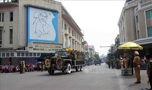 Linh cữu nguyên Tổng Bí thư Đỗ Mười quàn tại Nhà tang lễ quốc gia, số 5 Trần Thánh Tông (Hà Nội). Ảnh: TTXVN Đồng chí Trương Hòa Bình, Ủy viên Bộ Chính trị, Phó Thủ tướng thường trực Chính phủ, Trưởng Ban Tổ chức Lễ tang, tuyên bố bắt đầu Lễ truy điệu. Ảnh: Trí Dũng – TTXVN Tổng Bí thư Nguyễn Phú Trọng, Thủ tướng Nguyễn Xuân Phúc, Quyền Chủ tịch nước Đặng Thị Ngọc Thịnh, các đồng chí lãnh đạo, nguyên lãnh đạo Đảng, Nhà nước; Thủ tướng Lào Thongloun Sisoulith, các vị khách quốc tế cùng gia đình đồng chí Đỗ Mười dự Lễ truy điệu. Ảnh: Nhan Sáng – TTXVN Gia đình nguyên Tổng Bí thư Đỗ Mười tại Lễ truy điệu. Ảnh: TTXVN Các tăng ni cầu siêu, tưởng nhớ nguyên Tổng Bí thư Đỗ Mười. Ảnh: TTXVN Đại diện gia đình nguyên Tổng Bí thư Đỗ Mười thắp nén hương tưởng niệm lần cuối trước linh cữu. Ảnh: TTXVN Gia đình, họ hàng đi vòng quanh linh cữu, viếng nguyên Tổng Bí thư Đỗ Mười lần cuối. Ảnh: TTXVN Tổng Bí thư Nguyễn Phú Trọng, Trưởng Ban Lễ tang nguyên Tổng Bí thư Đỗ Mười, thay mặt lãnh đạo Đảng, Nhà nước đọc điếu văn tưởng nhớ và đưa tiễn đồng chí Đỗ Mười. Ảnh: Trí Dũng - TTXVN Ông Nguyễn Duy Trung, con trai nguyên Tổng Bí thư Đỗ Mười, thay mặt gia đình phát biểu bày tỏ lòng cảm ơn tới các đồng chí lãnh đạo Đảng, Nhà nước, những người bạn quốc tế đã tới chia buồn cùng gia đình. Ảnh: Trí Dũng – TTXVN Tổng Bí thư Nguyễn Phú Trọng và các đồng chí lãnh đạo, nguyên lãnh đạo Đảng, Nhà nước đi vòng quanh linh cữu lần cuối, vĩnh biệt đồng chí Đỗ Mười. Ảnh: Nhan Sáng – TTXVN Các tăng ni thực hiện nghi lễ cầu siêu, tưởng nhớ nguyên Tổng Bí thư Đỗ Mười. Ảnh: TTXVN Đội tiêu binh thực hiện nghi lễ chuyển di ảnh, gối huân huy chương và linh cữu đồng chí Đỗ Mười ra xe tang. Ảnh: Nhan Sáng – TTXVN Tổng Bí thư Nguyễn Phú Trọng, Thủ tướng Nguyễn Xuân Phúc đưa linh cữu đồng chí Đỗ Mười ra xe tang. Ảnh: Nhan Sáng – TTXVN Tổng Bí thư Nguyễn Phú Trọng, Thủ tướng Nguyễn Xuân Phúc cùng các đồng chí lãnh đạo, nguyên lãnh đạo Đảng, Nhà nước bên xe tang chở linh cữu đồng chí Đỗ Mười. Ảnh: Nhan Sáng – TTXVN Đoàn xe tang đưa linh cữu nguyên Tổng Bí thư Đỗ Mười di chuyển trên phố Lê Thánh Tông (Hà Nội). Ảnh: TTXVN Đoàn xe tang đưa linh cữu nguyên Tổng Bí thư Đỗ Mười di chuyển từ phố Tràng Tiền sang phố Hàng Khay (Hà Nội). Ảnh: TTXVN Đoàn xe tang đưa linh cữu nguyên Tổng Bí thư Đỗ Mười di chuyển trên phố Hàng Khay (Hà Nội). Ảnh: TTXVN Giáo viên và các em học sinh trường THCS Nguyễn Tri Phương đưa tiễn linh cữu nguyên Tổng Bí thư Đỗ Mười trên phố Hoàng Diệu (Hà Nội). Ảnh: Thành Đạt – TTXVN Đoàn xe đưa linh cữu nguyên Tổng Bí thư Đỗ Mười di chuyển trên đường Độc Lập (khu vực quảng trường Ba Đình và Nhà Quốc hội), Hà Nội. Ảnh: TTXVN Đoàn xe đưa linh cữu nguyên Tổng Bí thư Đỗ Mười trên phố Giải Phóng (Hà Nội). Ảnh: Danh Lam – TTXVN Người dân chờ đón linh cữu nguyên Tổng Bí thư Đỗ Mười tại quê nhà, khu Ma Vang, thôn 1, xã Đông Mỹ, huyện Thanh Trì, thành phố Hà Nội. Ảnh: Quang Quyết – TTXVN Đoàn xe tang đưa linh cữu nguyên Tổng Bí thư Đỗ Mười về tại quê nhà, khu Ma Vang, thôn 1, xã Đông Mỹ, huyện Thanh Trì, thành phố Hà Nội. Ảnh: Doãn Tấn – TTXVN Linh cữu nguyên Tổng Bí thư Đỗ Mười về tại quê nhà, khu Ma Vang, thôn 1, xã Đông Mỹ, huyện Thanh Trì, thành phố Hà Nội. Ảnh: Doãn Tấn – TTXVN Gia quyến nguyên Tổng Bí thư Đỗ Mười về tại quê nhà, khu Ma Vang, thôn 1, xã Đông Mỹ, huyện Thanh Trì, thành phố Hà Nội. Ảnh: Doãn Tấn – TTXVN Tổng Bí thư Nguyễn Phú Trọng cùng các đồng chí lãnh đạo, nguyên lãnh đạo cấp cao của Đảng, Nhà nước, Mặt trận Tổ quốc Việt Nam và đông đảo nhân dân địa phương dành một phút mặc niệm, vĩnh biệt nguyên Tổng Bí thư Đỗ Mười. Ảnh: Doãn Tấn – TTXVN Đội nghi lễ thực hiện nghi thức đóng huyệt mộ nguyên Tổng Bí thư Đỗ Mười. Ảnh: Doãn Tấn - TTXVN Tổng Bí thư Nguyễn Phú Trọng và các đồng chí lãnh đạo, nguyên lãnh đạo Đảng, Nhà nước, Mặt trận Tổ quốc Việt Nam thả những nắm đất đầu tiên xuống huyệt mộ nguyên Tổng Bí thư Đỗ Mười. Ảnh: Dương Giang – TTXVN Các đồng chí lãnh đạo, nguyên lãnh đạo Đảng, Nhà nước, Mặt trận Tổ quốc Việt Nam và gia đình nguyên Tổng Bí thư Đỗ Mười thả những nắm đất đầu tiên xuống huyệt mộ. Ảnh: Dương Giang – TTXVN Đồng chí Trương Hòa Bình, Ủy viên Bộ Chính trị, Phó Thủ tướng thường trực Chính phủ, Trưởng Ban Tổ chức Lễ tang phát biểu cảm ơn và tuyên bố kết thúc Lễ Quốc tang nguyên Tổng Bí thư Đỗ Mười. Ảnh: Doãn Tấn - TTXVN Phó Thủ tướng thường trực Chính phủ Trương Hòa Bình, nguyên Trưởng Ban Dân vận Trung ương Hà Thị Khiết và các đại biểu chia buồn cùng gia quyến nguyên Tổng Bí thư Đỗ Mười. Ảnh: Doãn Tấn-TTXVN Trưởng Ban Tuyên giáo Trung ương Võ Văn Thưởng chia buồn cùng gia quyến nguyên Tổng Bí thư Đỗ Mười. Ảnh: TTXVN Mộ nguyên Tổng Bí thư Đỗ Mười tại quê hương ông - Khu Ma Vang, thôn 1, xã Đông Mỹ, huyện Thanh Trì, thành phố Hà Nội. Ảnh: Doãn Tấn – TTXVN Linh cữu nguyên Tổng Bí thư Đỗ Mười quàn tại Nhà tang lễ quốc gia, số 5 Trần Thánh Tông (Hà Nội). Ảnh: TTXVN Đồng chí Trương Hòa Bình, Ủy viên Bộ Chính trị, Phó Thủ tướng thường trực Chính phủ, Trưởng Ban Tổ chức Lễ tang, tuyên bố bắt đầu Lễ truy điệu. Ảnh: Trí Dũng – TTXVN Tổng Bí thư Nguyễn Phú Trọng, Thủ tướng Nguyễn Xuân Phúc, Quyền Chủ tịch nước Đặng Thị Ngọc Thịnh, các đồng chí lãnh đạo, nguyên lãnh đạo Đảng, Nhà nước; Thủ tướng Lào Thongloun Sisoulith, các vị khách quốc tế cùng gia đình đồng chí Đỗ Mười dự Lễ truy điệu. Ảnh: Nhan Sáng – TTXVN Gia đình nguyên Tổng Bí thư Đỗ Mười tại Lễ truy điệu. Ảnh: TTXVN Các tăng ni cầu siêu, tưởng nhớ nguyên Tổng Bí thư Đỗ Mười. Ảnh: TTXVN Đại diện gia đình nguyên Tổng Bí thư Đỗ Mười thắp nén hương tưởng niệm lần cuối trước linh cữu. Ảnh: TTXVN Gia đình, họ hàng đi vòng quanh linh cữu, viếng nguyên Tổng Bí thư Đỗ Mười lần cuối. Ảnh: TTXVN Tổng Bí thư Nguyễn Phú Trọng, Trưởng Ban Lễ tang nguyên Tổng Bí thư Đỗ Mười, thay mặt lãnh đạo Đảng, Nhà nước đọc điếu văn tưởng nhớ và đưa tiễn đồng chí Đỗ Mười. Ảnh: Trí Dũng - TTXVN Ông Nguyễn Duy Trung, con trai nguyên Tổng Bí thư Đỗ Mười, thay mặt gia đình phát biểu bày tỏ lòng cảm ơn tới các đồng chí lãnh đạo Đảng, Nhà nước, những người bạn quốc tế đã tới chia buồn cùng gia đình. Ảnh: Trí Dũng – TTXVN Tổng Bí thư Nguyễn Phú Trọng và các đồng chí lãnh đạo, nguyên lãnh đạo Đảng, Nhà nước đi vòng quanh linh cữu lần cuối, vĩnh biệt đồng chí Đỗ Mười. Ảnh: Nhan Sáng – TTXVN Các tăng ni thực hiện nghi lễ cầu siêu, tưởng nhớ nguyên Tổng Bí thư Đỗ Mười. Ảnh: TTXVN Đội tiêu binh thực hiện nghi lễ chuyển di ảnh, gối huân huy chương và linh cữu đồng chí Đỗ Mười ra xe tang. Ảnh: Nhan Sáng – TTXVN Tổng Bí thư Nguyễn Phú Trọng, Thủ tướng Nguyễn Xuân Phúc đưa linh cữu đồng chí Đỗ Mười ra xe tang. Ảnh: Nhan Sáng – TTXVN Tổng Bí thư Nguyễn Phú Trọng, Thủ tướng Nguyễn Xuân Phúc cùng các đồng chí lãnh đạo, nguyên lãnh đạo Đảng, Nhà nước bên xe tang chở linh cữu đồng chí Đỗ Mười. Ảnh: Nhan Sáng – TTXVN Đoàn xe tang đưa linh cữu nguyên Tổng Bí thư Đỗ Mười di chuyển trên phố Lê Thánh Tông (Hà Nội). Ảnh: TTXVN Đoàn xe tang đưa linh cữu nguyên Tổng Bí thư Đỗ Mười di chuyển từ phố Tràng Tiền sang phố Hàng Khay (Hà Nội). Ảnh: TTXVN Đoàn xe tang đưa linh cữu nguyên Tổng Bí thư Đỗ Mười di chuyển trên phố Hàng Khay (Hà Nội). Ảnh: TTXVN Giáo viên và các em học sinh trường THCS Nguyễn Tri Phương đưa tiễn linh cữu nguyên Tổng Bí thư Đỗ Mười trên phố Hoàng Diệu (Hà Nội). Ảnh: Thành Đạt – TTXVN Đoàn xe đưa linh cữu nguyên Tổng Bí thư Đỗ Mười di chuyển trên đường Độc Lập (khu vực quảng trường Ba Đình và Nhà Quốc hội), Hà Nội. Ảnh: TTXVN Đoàn xe đưa linh cữu nguyên Tổng Bí thư Đỗ Mười trên phố Giải Phóng (Hà Nội). Ảnh: Danh Lam – TTXVN Người dân chờ đón linh cữu nguyên Tổng Bí thư Đỗ Mười tại quê nhà, khu Ma Vang, thôn 1, xã Đông Mỹ, huyện Thanh Trì, thành phố Hà Nội. Ảnh: Quang Quyết – TTXVN Đoàn xe tang đưa linh cữu nguyên Tổng Bí thư Đỗ Mười về tại quê nhà, khu Ma Vang, thôn 1, xã Đông Mỹ, huyện Thanh Trì, thành phố Hà Nội. Ảnh: Doãn Tấn – TTXVN Linh cữu nguyên Tổng Bí thư Đỗ Mười về tại quê nhà, khu Ma Vang, thôn 1, xã Đông Mỹ, huyện Thanh Trì, thành phố Hà Nội. Ảnh: Doãn Tấn – TTXVN Gia quyến nguyên Tổng Bí thư Đỗ Mười về tại quê nhà, khu Ma Vang, thôn 1, xã Đông Mỹ, huyện Thanh Trì, thành phố Hà Nội. Ảnh: Doãn Tấn – TTXVN Tổng Bí thư Nguyễn Phú Trọng cùng các đồng chí lãnh đạo, nguyên lãnh đạo cấp cao của Đảng, Nhà nước, Mặt trận Tổ quốc Việt Nam và đông đảo nhân dân địa phương dành một phút mặc niệm, vĩnh biệt nguyên Tổng Bí thư Đỗ Mười. Ảnh: Doãn Tấn – TTXVN Đội nghi lễ thực hiện nghi thức đóng huyệt mộ nguyên Tổng Bí thư Đỗ Mười. Ảnh: Doãn Tấn - TTXVN Tổng Bí thư Nguyễn Phú Trọng và các đồng chí lãnh đạo, nguyên lãnh đạo Đảng, Nhà nước, Mặt trận Tổ quốc Việt Nam thả những nắm đất đầu tiên xuống huyệt mộ nguyên Tổng Bí thư Đỗ Mười. Ảnh: Dương Giang – TTXVN Các đồng chí lãnh đạo, nguyên lãnh đạo Đảng, Nhà nước, Mặt trận Tổ quốc Việt Nam và gia đình nguyên Tổng Bí thư Đỗ Mười thả những nắm đất đầu tiên xuống huyệt mộ. Ảnh: Dương Giang – TTXVN Đồng chí Trương Hòa Bình, Ủy viên Bộ Chính trị, Phó Thủ tướng thường trực Chính phủ, Trưởng Ban Tổ chức Lễ tang phát biểu cảm ơn và tuyên bố kết thúc Lễ Quốc tang nguyên Tổng Bí thư Đỗ Mười. Ảnh: Doãn Tấn - TTXVN Phó Thủ tướng thường trực Chính phủ Trương Hòa Bình, nguyên Trưởng Ban Dân vận Trung ương Hà Thị Khiết và các đại biểu chia buồn cùng gia quyến nguyên Tổng Bí thư Đỗ Mười. Ảnh: Doãn Tấn-TTXVN Trưởng Ban Tuyên giáo Trung ương Võ Văn Thưởng chia buồn cùng gia quyến nguyên Tổng Bí thư Đỗ Mười. Ảnh: TTXVN Mộ nguyên Tổng Bí thư Đỗ Mười tại quê hương ông - Khu Ma Vang, thôn 1, xã Đông Mỹ, huyện Thanh Trì, thành phố Hà Nội. Ảnh: Doãn Tấn – TTXVN