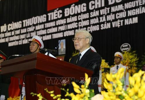 Linh cữu nguyên Tổng Bí thư Đỗ Mười quàn tại Nhà tang lễ quốc gia, số 5 Trần Thánh Tông (Hà Nội). Ảnh: TTXVN Đồng chí Trương Hòa Bình, Ủy viên Bộ Chính trị, Phó Thủ tướng thường trực Chính phủ, Trưởng Ban Tổ chức Lễ tang, tuyên bố bắt đầu Lễ truy điệu. Ảnh: Trí Dũng – TTXVN Tổng Bí thư Nguyễn Phú Trọng, Thủ tướng Nguyễn Xuân Phúc, Quyền Chủ tịch nước Đặng Thị Ngọc Thịnh, các đồng chí lãnh đạo, nguyên lãnh đạo Đảng, Nhà nước; Thủ tướng Lào Thongloun Sisoulith, các vị khách quốc tế cùng gia đình đồng chí Đỗ Mười dự Lễ truy điệu. Ảnh: Nhan Sáng – TTXVN Gia đình nguyên Tổng Bí thư Đỗ Mười tại Lễ truy điệu. Ảnh: TTXVN Các tăng ni cầu siêu, tưởng nhớ nguyên Tổng Bí thư Đỗ Mười. Ảnh: TTXVN Đại diện gia đình nguyên Tổng Bí thư Đỗ Mười thắp nén hương tưởng niệm lần cuối trước linh cữu. Ảnh: TTXVN Gia đình, họ hàng đi vòng quanh linh cữu, viếng nguyên Tổng Bí thư Đỗ Mười lần cuối. Ảnh: TTXVN Tổng Bí thư Nguyễn Phú Trọng, Trưởng Ban Lễ tang nguyên Tổng Bí thư Đỗ Mười, thay mặt lãnh đạo Đảng, Nhà nước đọc điếu văn tưởng nhớ và đưa tiễn đồng chí Đỗ Mười. Ảnh: Trí Dũng - TTXVN Ông Nguyễn Duy Trung, con trai nguyên Tổng Bí thư Đỗ Mười, thay mặt gia đình phát biểu bày tỏ lòng cảm ơn tới các đồng chí lãnh đạo Đảng, Nhà nước, những người bạn quốc tế đã tới chia buồn cùng gia đình. Ảnh: Trí Dũng – TTXVN Tổng Bí thư Nguyễn Phú Trọng và các đồng chí lãnh đạo, nguyên lãnh đạo Đảng, Nhà nước đi vòng quanh linh cữu lần cuối, vĩnh biệt đồng chí Đỗ Mười. Ảnh: Nhan Sáng – TTXVN Các tăng ni thực hiện nghi lễ cầu siêu, tưởng nhớ nguyên Tổng Bí thư Đỗ Mười. Ảnh: TTXVN Đội tiêu binh thực hiện nghi lễ chuyển di ảnh, gối huân huy chương và linh cữu đồng chí Đỗ Mười ra xe tang. Ảnh: Nhan Sáng – TTXVN Tổng Bí thư Nguyễn Phú Trọng, Thủ tướng Nguyễn Xuân Phúc đưa linh cữu đồng chí Đỗ Mười ra xe tang. Ảnh: Nhan Sáng – TTXVN Tổng Bí thư Nguyễn Phú Trọng, Thủ tướng Nguyễn Xuân Phúc cùng các đồng chí lãnh đạo, nguyên lãnh đạo Đảng, Nhà nước bên xe tang chở linh cữu đồng chí Đỗ Mười. Ảnh: Nhan Sáng – TTXVN Đoàn xe tang đưa linh cữu nguyên Tổng Bí thư Đỗ Mười di chuyển trên phố Lê Thánh Tông (Hà Nội). Ảnh: TTXVN Đoàn xe tang đưa linh cữu nguyên Tổng Bí thư Đỗ Mười di chuyển từ phố Tràng Tiền sang phố Hàng Khay (Hà Nội). Ảnh: TTXVN Đoàn xe tang đưa linh cữu nguyên Tổng Bí thư Đỗ Mười di chuyển trên phố Hàng Khay (Hà Nội). Ảnh: TTXVN Giáo viên và các em học sinh trường THCS Nguyễn Tri Phương đưa tiễn linh cữu nguyên Tổng Bí thư Đỗ Mười trên phố Hoàng Diệu (Hà Nội). Ảnh: Thành Đạt – TTXVN Đoàn xe đưa linh cữu nguyên Tổng Bí thư Đỗ Mười di chuyển trên đường Độc Lập (khu vực quảng trường Ba Đình và Nhà Quốc hội), Hà Nội. Ảnh: TTXVN Đoàn xe đưa linh cữu nguyên Tổng Bí thư Đỗ Mười trên phố Giải Phóng (Hà Nội). Ảnh: Danh Lam – TTXVN Người dân chờ đón linh cữu nguyên Tổng Bí thư Đỗ Mười tại quê nhà, khu Ma Vang, thôn 1, xã Đông Mỹ, huyện Thanh Trì, thành phố Hà Nội. Ảnh: Quang Quyết – TTXVN Đoàn xe tang đưa linh cữu nguyên Tổng Bí thư Đỗ Mười về tại quê nhà, khu Ma Vang, thôn 1, xã Đông Mỹ, huyện Thanh Trì, thành phố Hà Nội. Ảnh: Doãn Tấn – TTXVN Linh cữu nguyên Tổng Bí thư Đỗ Mười về tại quê nhà, khu Ma Vang, thôn 1, xã Đông Mỹ, huyện Thanh Trì, thành phố Hà Nội. Ảnh: Doãn Tấn – TTXVN Gia quyến nguyên Tổng Bí thư Đỗ Mười về tại quê nhà, khu Ma Vang, thôn 1, xã Đông Mỹ, huyện Thanh Trì, thành phố Hà Nội. Ảnh: Doãn Tấn – TTXVN Tổng Bí thư Nguyễn Phú Trọng cùng các đồng chí lãnh đạo, nguyên lãnh đạo cấp cao của Đảng, Nhà nước, Mặt trận Tổ quốc Việt Nam và đông đảo nhân dân địa phương dành một phút mặc niệm, vĩnh biệt nguyên Tổng Bí thư Đỗ Mười. Ảnh: Doãn Tấn – TTXVN Đội nghi lễ thực hiện nghi thức đóng huyệt mộ nguyên Tổng Bí thư Đỗ Mười. Ảnh: Doãn Tấn - TTXVN Tổng Bí thư Nguyễn Phú Trọng và các đồng chí lãnh đạo, nguyên lãnh đạo Đảng, Nhà nước, Mặt trận Tổ quốc Việt Nam thả những nắm đất đầu tiên xuống huyệt mộ nguyên Tổng Bí thư Đỗ Mười. Ảnh: Dương Giang – TTXVN Các đồng chí lãnh đạo, nguyên lãnh đạo Đảng, Nhà nước, Mặt trận Tổ quốc Việt Nam và gia đình nguyên Tổng Bí thư Đỗ Mười thả những nắm đất đầu tiên xuống huyệt mộ. Ảnh: Dương Giang – TTXVN Đồng chí Trương Hòa Bình, Ủy viên Bộ Chính trị, Phó Thủ tướng thường trực Chính phủ, Trưởng Ban Tổ chức Lễ tang phát biểu cảm ơn và tuyên bố kết thúc Lễ Quốc tang nguyên Tổng Bí thư Đỗ Mười. Ảnh: Doãn Tấn - TTXVN Phó Thủ tướng thường trực Chính phủ Trương Hòa Bình, nguyên Trưởng Ban Dân vận Trung ương Hà Thị Khiết và các đại biểu chia buồn cùng gia quyến nguyên Tổng Bí thư Đỗ Mười. Ảnh: Doãn Tấn-TTXVN Trưởng Ban Tuyên giáo Trung ương Võ Văn Thưởng chia buồn cùng gia quyến nguyên Tổng Bí thư Đỗ Mười. Ảnh: TTXVN Mộ nguyên Tổng Bí thư Đỗ Mười tại quê hương ông - Khu Ma Vang, thôn 1, xã Đông Mỹ, huyện Thanh Trì, thành phố Hà Nội. Ảnh: Doãn Tấn – TTXVN Linh cữu nguyên Tổng Bí thư Đỗ Mười quàn tại Nhà tang lễ quốc gia, số 5 Trần Thánh Tông (Hà Nội). Ảnh: TTXVN Đồng chí Trương Hòa Bình, Ủy viên Bộ Chính trị, Phó Thủ tướng thường trực Chính phủ, Trưởng Ban Tổ chức Lễ tang, tuyên bố bắt đầu Lễ truy điệu. Ảnh: Trí Dũng – TTXVN Tổng Bí thư Nguyễn Phú Trọng, Thủ tướng Nguyễn Xuân Phúc, Quyền Chủ tịch nước Đặng Thị Ngọc Thịnh, các đồng chí lãnh đạo, nguyên lãnh đạo Đảng, Nhà nước; Thủ tướng Lào Thongloun Sisoulith, các vị khách quốc tế cùng gia đình đồng chí Đỗ Mười dự Lễ truy điệu. Ảnh: Nhan Sáng – TTXVN Gia đình nguyên Tổng Bí thư Đỗ Mười tại Lễ truy điệu. Ảnh: TTXVN Các tăng ni cầu siêu, tưởng nhớ nguyên Tổng Bí thư Đỗ Mười. Ảnh: TTXVN Đại diện gia đình nguyên Tổng Bí thư Đỗ Mười thắp nén hương tưởng niệm lần cuối trước linh cữu. Ảnh: TTXVN Gia đình, họ hàng đi vòng quanh linh cữu, viếng nguyên Tổng Bí thư Đỗ Mười lần cuối. Ảnh: TTXVN Tổng Bí thư Nguyễn Phú Trọng, Trưởng Ban Lễ tang nguyên Tổng Bí thư Đỗ Mười, thay mặt lãnh đạo Đảng, Nhà nước đọc điếu văn tưởng nhớ và đưa tiễn đồng chí Đỗ Mười. Ảnh: Trí Dũng - TTXVN Ông Nguyễn Duy Trung, con trai nguyên Tổng Bí thư Đỗ Mười, thay mặt gia đình phát biểu bày tỏ lòng cảm ơn tới các đồng chí lãnh đạo Đảng, Nhà nước, những người bạn quốc tế đã tới chia buồn cùng gia đình. Ảnh: Trí Dũng – TTXVN Tổng Bí thư Nguyễn Phú Trọng và các đồng chí lãnh đạo, nguyên lãnh đạo Đảng, Nhà nước đi vòng quanh linh cữu lần cuối, vĩnh biệt đồng chí Đỗ Mười. Ảnh: Nhan Sáng – TTXVN Các tăng ni thực hiện nghi lễ cầu siêu, tưởng nhớ nguyên Tổng Bí thư Đỗ Mười. Ảnh: TTXVN Đội tiêu binh thực hiện nghi lễ chuyển di ảnh, gối huân huy chương và linh cữu đồng chí Đỗ Mười ra xe tang. Ảnh: Nhan Sáng – TTXVN Tổng Bí thư Nguyễn Phú Trọng, Thủ tướng Nguyễn Xuân Phúc đưa linh cữu đồng chí Đỗ Mười ra xe tang. Ảnh: Nhan Sáng – TTXVN Tổng Bí thư Nguyễn Phú Trọng, Thủ tướng Nguyễn Xuân Phúc cùng các đồng chí lãnh đạo, nguyên lãnh đạo Đảng, Nhà nước bên xe tang chở linh cữu đồng chí Đỗ Mười. Ảnh: Nhan Sáng – TTXVN Đoàn xe tang đưa linh cữu nguyên Tổng Bí thư Đỗ Mười di chuyển trên phố Lê Thánh Tông (Hà Nội). Ảnh: TTXVN Đoàn xe tang đưa linh cữu nguyên Tổng Bí thư Đỗ Mười di chuyển từ phố Tràng Tiền sang phố Hàng Khay (Hà Nội). Ảnh: TTXVN Đoàn xe tang đưa linh cữu nguyên Tổng Bí thư Đỗ Mười di chuyển trên phố Hàng Khay (Hà Nội). Ảnh: TTXVN Giáo viên và các em học sinh trường THCS Nguyễn Tri Phương đưa tiễn linh cữu nguyên Tổng Bí thư Đỗ Mười trên phố Hoàng Diệu (Hà Nội). Ảnh: Thành Đạt – TTXVN Đoàn xe đưa linh cữu nguyên Tổng Bí thư Đỗ Mười di chuyển trên đường Độc Lập (khu vực quảng trường Ba Đình và Nhà Quốc hội), Hà Nội. Ảnh: TTXVN Đoàn xe đưa linh cữu nguyên Tổng Bí thư Đỗ Mười trên phố Giải Phóng (Hà Nội). Ảnh: Danh Lam – TTXVN Người dân chờ đón linh cữu nguyên Tổng Bí thư Đỗ Mười tại quê nhà, khu Ma Vang, thôn 1, xã Đông Mỹ, huyện Thanh Trì, thành phố Hà Nội. Ảnh: Quang Quyết – TTXVN Đoàn xe tang đưa linh cữu nguyên Tổng Bí thư Đỗ Mười về tại quê nhà, khu Ma Vang, thôn 1, xã Đông Mỹ, huyện Thanh Trì, thành phố Hà Nội. Ảnh: Doãn Tấn – TTXVN Linh cữu nguyên Tổng Bí thư Đỗ Mười về tại quê nhà, khu Ma Vang, thôn 1, xã Đông Mỹ, huyện Thanh Trì, thành phố Hà Nội. Ảnh: Doãn Tấn – TTXVN Gia quyến nguyên Tổng Bí thư Đỗ Mười về tại quê nhà, khu Ma Vang, thôn 1, xã Đông Mỹ, huyện Thanh Trì, thành phố Hà Nội. Ảnh: Doãn Tấn – TTXVN Tổng Bí thư Nguyễn Phú Trọng cùng các đồng chí lãnh đạo, nguyên lãnh đạo cấp cao của Đảng, Nhà nước, Mặt trận Tổ quốc Việt Nam và đông đảo nhân dân địa phương dành một phút mặc niệm, vĩnh biệt nguyên Tổng Bí thư Đỗ Mười. Ảnh: Doãn Tấn – TTXVN Đội nghi lễ thực hiện nghi thức đóng huyệt mộ nguyên Tổng Bí thư Đỗ Mười. Ảnh: Doãn Tấn - TTXVN Tổng Bí thư Nguyễn Phú Trọng và các đồng chí lãnh đạo, nguyên lãnh đạo Đảng, Nhà nước, Mặt trận Tổ quốc Việt Nam thả những nắm đất đầu tiên xuống huyệt mộ nguyên Tổng Bí thư Đỗ Mười. Ảnh: Dương Giang – TTXVN Các đồng chí lãnh đạo, nguyên lãnh đạo Đảng, Nhà nước, Mặt trận Tổ quốc Việt Nam và gia đình nguyên Tổng Bí thư Đỗ Mười thả những nắm đất đầu tiên xuống huyệt mộ. Ảnh: Dương Giang – TTXVN Đồng chí Trương Hòa Bình, Ủy viên Bộ Chính trị, Phó Thủ tướng thường trực Chính phủ, Trưởng Ban Tổ chức Lễ tang phát biểu cảm ơn và tuyên bố kết thúc Lễ Quốc tang nguyên Tổng Bí thư Đỗ Mười. Ảnh: Doãn Tấn - TTXVN Phó Thủ tướng thường trực Chính phủ Trương Hòa Bình, nguyên Trưởng Ban Dân vận Trung ương Hà Thị Khiết và các đại biểu chia buồn cùng gia quyến nguyên Tổng Bí thư Đỗ Mười. Ảnh: Doãn Tấn-TTXVN Trưởng Ban Tuyên giáo Trung ương Võ Văn Thưởng chia buồn cùng gia quyến nguyên Tổng Bí thư Đỗ Mười. Ảnh: TTXVN Mộ nguyên Tổng Bí thư Đỗ Mười tại quê hương ông - Khu Ma Vang, thôn 1, xã Đông Mỹ, huyện Thanh Trì, thành phố Hà Nội. Ảnh: Doãn Tấn – TTXVN