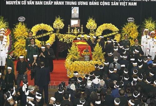 Linh cữu nguyên Tổng Bí thư Đỗ Mười quàn tại Nhà tang lễ quốc gia, số 5 Trần Thánh Tông (Hà Nội). Ảnh: TTXVN Đồng chí Trương Hòa Bình, Ủy viên Bộ Chính trị, Phó Thủ tướng thường trực Chính phủ, Trưởng Ban Tổ chức Lễ tang, tuyên bố bắt đầu Lễ truy điệu. Ảnh: Trí Dũng – TTXVN Tổng Bí thư Nguyễn Phú Trọng, Thủ tướng Nguyễn Xuân Phúc, Quyền Chủ tịch nước Đặng Thị Ngọc Thịnh, các đồng chí lãnh đạo, nguyên lãnh đạo Đảng, Nhà nước; Thủ tướng Lào Thongloun Sisoulith, các vị khách quốc tế cùng gia đình đồng chí Đỗ Mười dự Lễ truy điệu. Ảnh: Nhan Sáng – TTXVN Gia đình nguyên Tổng Bí thư Đỗ Mười tại Lễ truy điệu. Ảnh: TTXVN Các tăng ni cầu siêu, tưởng nhớ nguyên Tổng Bí thư Đỗ Mười. Ảnh: TTXVN Đại diện gia đình nguyên Tổng Bí thư Đỗ Mười thắp nén hương tưởng niệm lần cuối trước linh cữu. Ảnh: TTXVN Gia đình, họ hàng đi vòng quanh linh cữu, viếng nguyên Tổng Bí thư Đỗ Mười lần cuối. Ảnh: TTXVN Tổng Bí thư Nguyễn Phú Trọng, Trưởng Ban Lễ tang nguyên Tổng Bí thư Đỗ Mười, thay mặt lãnh đạo Đảng, Nhà nước đọc điếu văn tưởng nhớ và đưa tiễn đồng chí Đỗ Mười. Ảnh: Trí Dũng - TTXVN Ông Nguyễn Duy Trung, con trai nguyên Tổng Bí thư Đỗ Mười, thay mặt gia đình phát biểu bày tỏ lòng cảm ơn tới các đồng chí lãnh đạo Đảng, Nhà nước, những người bạn quốc tế đã tới chia buồn cùng gia đình. Ảnh: Trí Dũng – TTXVN Tổng Bí thư Nguyễn Phú Trọng và các đồng chí lãnh đạo, nguyên lãnh đạo Đảng, Nhà nước đi vòng quanh linh cữu lần cuối, vĩnh biệt đồng chí Đỗ Mười. Ảnh: Nhan Sáng – TTXVN Các tăng ni thực hiện nghi lễ cầu siêu, tưởng nhớ nguyên Tổng Bí thư Đỗ Mười. Ảnh: TTXVN Đội tiêu binh thực hiện nghi lễ chuyển di ảnh, gối huân huy chương và linh cữu đồng chí Đỗ Mười ra xe tang. Ảnh: Nhan Sáng – TTXVN Tổng Bí thư Nguyễn Phú Trọng, Thủ tướng Nguyễn Xuân Phúc đưa linh cữu đồng chí Đỗ Mười ra xe tang. Ảnh: Nhan Sáng – TTXVN Tổng Bí thư Nguyễn Phú Trọng, Thủ tướng Nguyễn Xuân Phúc cùng các đồng chí lãnh đạo, nguyên lãnh đạo Đảng, Nhà nước bên xe tang chở linh cữu đồng chí Đỗ Mười. Ảnh: Nhan Sáng – TTXVN Đoàn xe tang đưa linh cữu nguyên Tổng Bí thư Đỗ Mười di chuyển trên phố Lê Thánh Tông (Hà Nội). Ảnh: TTXVN Đoàn xe tang đưa linh cữu nguyên Tổng Bí thư Đỗ Mười di chuyển từ phố Tràng Tiền sang phố Hàng Khay (Hà Nội). Ảnh: TTXVN Đoàn xe tang đưa linh cữu nguyên Tổng Bí thư Đỗ Mười di chuyển trên phố Hàng Khay (Hà Nội). Ảnh: TTXVN Giáo viên và các em học sinh trường THCS Nguyễn Tri Phương đưa tiễn linh cữu nguyên Tổng Bí thư Đỗ Mười trên phố Hoàng Diệu (Hà Nội). Ảnh: Thành Đạt – TTXVN Đoàn xe đưa linh cữu nguyên Tổng Bí thư Đỗ Mười di chuyển trên đường Độc Lập (khu vực quảng trường Ba Đình và Nhà Quốc hội), Hà Nội. Ảnh: TTXVN Đoàn xe đưa linh cữu nguyên Tổng Bí thư Đỗ Mười trên phố Giải Phóng (Hà Nội). Ảnh: Danh Lam – TTXVN Người dân chờ đón linh cữu nguyên Tổng Bí thư Đỗ Mười tại quê nhà, khu Ma Vang, thôn 1, xã Đông Mỹ, huyện Thanh Trì, thành phố Hà Nội. Ảnh: Quang Quyết – TTXVN Đoàn xe tang đưa linh cữu nguyên Tổng Bí thư Đỗ Mười về tại quê nhà, khu Ma Vang, thôn 1, xã Đông Mỹ, huyện Thanh Trì, thành phố Hà Nội. Ảnh: Doãn Tấn – TTXVN Linh cữu nguyên Tổng Bí thư Đỗ Mười về tại quê nhà, khu Ma Vang, thôn 1, xã Đông Mỹ, huyện Thanh Trì, thành phố Hà Nội. Ảnh: Doãn Tấn – TTXVN Gia quyến nguyên Tổng Bí thư Đỗ Mười về tại quê nhà, khu Ma Vang, thôn 1, xã Đông Mỹ, huyện Thanh Trì, thành phố Hà Nội. Ảnh: Doãn Tấn – TTXVN Tổng Bí thư Nguyễn Phú Trọng cùng các đồng chí lãnh đạo, nguyên lãnh đạo cấp cao của Đảng, Nhà nước, Mặt trận Tổ quốc Việt Nam và đông đảo nhân dân địa phương dành một phút mặc niệm, vĩnh biệt nguyên Tổng Bí thư Đỗ Mười. Ảnh: Doãn Tấn – TTXVN Đội nghi lễ thực hiện nghi thức đóng huyệt mộ nguyên Tổng Bí thư Đỗ Mười. Ảnh: Doãn Tấn - TTXVN Tổng Bí thư Nguyễn Phú Trọng và các đồng chí lãnh đạo, nguyên lãnh đạo Đảng, Nhà nước, Mặt trận Tổ quốc Việt Nam thả những nắm đất đầu tiên xuống huyệt mộ nguyên Tổng Bí thư Đỗ Mười. Ảnh: Dương Giang – TTXVN Các đồng chí lãnh đạo, nguyên lãnh đạo Đảng, Nhà nước, Mặt trận Tổ quốc Việt Nam và gia đình nguyên Tổng Bí thư Đỗ Mười thả những nắm đất đầu tiên xuống huyệt mộ. Ảnh: Dương Giang – TTXVN Đồng chí Trương Hòa Bình, Ủy viên Bộ Chính trị, Phó Thủ tướng thường trực Chính phủ, Trưởng Ban Tổ chức Lễ tang phát biểu cảm ơn và tuyên bố kết thúc Lễ Quốc tang nguyên Tổng Bí thư Đỗ Mười. Ảnh: Doãn Tấn - TTXVN Phó Thủ tướng thường trực Chính phủ Trương Hòa Bình, nguyên Trưởng Ban Dân vận Trung ương Hà Thị Khiết và các đại biểu chia buồn cùng gia quyến nguyên Tổng Bí thư Đỗ Mười. Ảnh: Doãn Tấn-TTXVN Trưởng Ban Tuyên giáo Trung ương Võ Văn Thưởng chia buồn cùng gia quyến nguyên Tổng Bí thư Đỗ Mười. Ảnh: TTXVN Mộ nguyên Tổng Bí thư Đỗ Mười tại quê hương ông - Khu Ma Vang, thôn 1, xã Đông Mỹ, huyện Thanh Trì, thành phố Hà Nội. Ảnh: Doãn Tấn – TTXVN Linh cữu nguyên Tổng Bí thư Đỗ Mười quàn tại Nhà tang lễ quốc gia, số 5 Trần Thánh Tông (Hà Nội). Ảnh: TTXVN Đồng chí Trương Hòa Bình, Ủy viên Bộ Chính trị, Phó Thủ tướng thường trực Chính phủ, Trưởng Ban Tổ chức Lễ tang, tuyên bố bắt đầu Lễ truy điệu. Ảnh: Trí Dũng – TTXVN Tổng Bí thư Nguyễn Phú Trọng, Thủ tướng Nguyễn Xuân Phúc, Quyền Chủ tịch nước Đặng Thị Ngọc Thịnh, các đồng chí lãnh đạo, nguyên lãnh đạo Đảng, Nhà nước; Thủ tướng Lào Thongloun Sisoulith, các vị khách quốc tế cùng gia đình đồng chí Đỗ Mười dự Lễ truy điệu. Ảnh: Nhan Sáng – TTXVN Gia đình nguyên Tổng Bí thư Đỗ Mười tại Lễ truy điệu. Ảnh: TTXVN Các tăng ni cầu siêu, tưởng nhớ nguyên Tổng Bí thư Đỗ Mười. Ảnh: TTXVN Đại diện gia đình nguyên Tổng Bí thư Đỗ Mười thắp nén hương tưởng niệm lần cuối trước linh cữu. Ảnh: TTXVN Gia đình, họ hàng đi vòng quanh linh cữu, viếng nguyên Tổng Bí thư Đỗ Mười lần cuối. Ảnh: TTXVN Tổng Bí thư Nguyễn Phú Trọng, Trưởng Ban Lễ tang nguyên Tổng Bí thư Đỗ Mười, thay mặt lãnh đạo Đảng, Nhà nước đọc điếu văn tưởng nhớ và đưa tiễn đồng chí Đỗ Mười. Ảnh: Trí Dũng - TTXVN Ông Nguyễn Duy Trung, con trai nguyên Tổng Bí thư Đỗ Mười, thay mặt gia đình phát biểu bày tỏ lòng cảm ơn tới các đồng chí lãnh đạo Đảng, Nhà nước, những người bạn quốc tế đã tới chia buồn cùng gia đình. Ảnh: Trí Dũng – TTXVN Tổng Bí thư Nguyễn Phú Trọng và các đồng chí lãnh đạo, nguyên lãnh đạo Đảng, Nhà nước đi vòng quanh linh cữu lần cuối, vĩnh biệt đồng chí Đỗ Mười. Ảnh: Nhan Sáng – TTXVN Các tăng ni thực hiện nghi lễ cầu siêu, tưởng nhớ nguyên Tổng Bí thư Đỗ Mười. Ảnh: TTXVN Đội tiêu binh thực hiện nghi lễ chuyển di ảnh, gối huân huy chương và linh cữu đồng chí Đỗ Mười ra xe tang. Ảnh: Nhan Sáng – TTXVN Tổng Bí thư Nguyễn Phú Trọng, Thủ tướng Nguyễn Xuân Phúc đưa linh cữu đồng chí Đỗ Mười ra xe tang. Ảnh: Nhan Sáng – TTXVN Tổng Bí thư Nguyễn Phú Trọng, Thủ tướng Nguyễn Xuân Phúc cùng các đồng chí lãnh đạo, nguyên lãnh đạo Đảng, Nhà nước bên xe tang chở linh cữu đồng chí Đỗ Mười. Ảnh: Nhan Sáng – TTXVN Đoàn xe tang đưa linh cữu nguyên Tổng Bí thư Đỗ Mười di chuyển trên phố Lê Thánh Tông (Hà Nội). Ảnh: TTXVN Đoàn xe tang đưa linh cữu nguyên Tổng Bí thư Đỗ Mười di chuyển từ phố Tràng Tiền sang phố Hàng Khay (Hà Nội). Ảnh: TTXVN Đoàn xe tang đưa linh cữu nguyên Tổng Bí thư Đỗ Mười di chuyển trên phố Hàng Khay (Hà Nội). Ảnh: TTXVN Giáo viên và các em học sinh trường THCS Nguyễn Tri Phương đưa tiễn linh cữu nguyên Tổng Bí thư Đỗ Mười trên phố Hoàng Diệu (Hà Nội). Ảnh: Thành Đạt – TTXVN Đoàn xe đưa linh cữu nguyên Tổng Bí thư Đỗ Mười di chuyển trên đường Độc Lập (khu vực quảng trường Ba Đình và Nhà Quốc hội), Hà Nội. Ảnh: TTXVN Đoàn xe đưa linh cữu nguyên Tổng Bí thư Đỗ Mười trên phố Giải Phóng (Hà Nội). Ảnh: Danh Lam – TTXVN Người dân chờ đón linh cữu nguyên Tổng Bí thư Đỗ Mười tại quê nhà, khu Ma Vang, thôn 1, xã Đông Mỹ, huyện Thanh Trì, thành phố Hà Nội. Ảnh: Quang Quyết – TTXVN Đoàn xe tang đưa linh cữu nguyên Tổng Bí thư Đỗ Mười về tại quê nhà, khu Ma Vang, thôn 1, xã Đông Mỹ, huyện Thanh Trì, thành phố Hà Nội. Ảnh: Doãn Tấn – TTXVN Linh cữu nguyên Tổng Bí thư Đỗ Mười về tại quê nhà, khu Ma Vang, thôn 1, xã Đông Mỹ, huyện Thanh Trì, thành phố Hà Nội. Ảnh: Doãn Tấn – TTXVN Gia quyến nguyên Tổng Bí thư Đỗ Mười về tại quê nhà, khu Ma Vang, thôn 1, xã Đông Mỹ, huyện Thanh Trì, thành phố Hà Nội. Ảnh: Doãn Tấn – TTXVN Tổng Bí thư Nguyễn Phú Trọng cùng các đồng chí lãnh đạo, nguyên lãnh đạo cấp cao của Đảng, Nhà nước, Mặt trận Tổ quốc Việt Nam và đông đảo nhân dân địa phương dành một phút mặc niệm, vĩnh biệt nguyên Tổng Bí thư Đỗ Mười. Ảnh: Doãn Tấn – TTXVN Đội nghi lễ thực hiện nghi thức đóng huyệt mộ nguyên Tổng Bí thư Đỗ Mười. Ảnh: Doãn Tấn - TTXVN Tổng Bí thư Nguyễn Phú Trọng và các đồng chí lãnh đạo, nguyên lãnh đạo Đảng, Nhà nước, Mặt trận Tổ quốc Việt Nam thả những nắm đất đầu tiên xuống huyệt mộ nguyên Tổng Bí thư Đỗ Mười. Ảnh: Dương Giang – TTXVN Các đồng chí lãnh đạo, nguyên lãnh đạo Đảng, Nhà nước, Mặt trận Tổ quốc Việt Nam và gia đình nguyên Tổng Bí thư Đỗ Mười thả những nắm đất đầu tiên xuống huyệt mộ. Ảnh: Dương Giang – TTXVN Đồng chí Trương Hòa Bình, Ủy viên Bộ Chính trị, Phó Thủ tướng thường trực Chính phủ, Trưởng Ban Tổ chức Lễ tang phát biểu cảm ơn và tuyên bố kết thúc Lễ Quốc tang nguyên Tổng Bí thư Đỗ Mười. Ảnh: Doãn Tấn - TTXVN Phó Thủ tướng thường trực Chính phủ Trương Hòa Bình, nguyên Trưởng Ban Dân vận Trung ương Hà Thị Khiết và các đại biểu chia buồn cùng gia quyến nguyên Tổng Bí thư Đỗ Mười. Ảnh: Doãn Tấn-TTXVN Trưởng Ban Tuyên giáo Trung ương Võ Văn Thưởng chia buồn cùng gia quyến nguyên Tổng Bí thư Đỗ Mười. Ảnh: TTXVN Mộ nguyên Tổng Bí thư Đỗ Mười tại quê hương ông - Khu Ma Vang, thôn 1, xã Đông Mỹ, huyện Thanh Trì, thành phố Hà Nội. Ảnh: Doãn Tấn – TTXVN