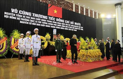 Linh cữu nguyên Tổng Bí thư Đỗ Mười quàn tại Nhà tang lễ quốc gia, số 5 Trần Thánh Tông (Hà Nội). Ảnh: TTXVN Đồng chí Trương Hòa Bình, Ủy viên Bộ Chính trị, Phó Thủ tướng thường trực Chính phủ, Trưởng Ban Tổ chức Lễ tang, tuyên bố bắt đầu Lễ truy điệu. Ảnh: Trí Dũng – TTXVN Tổng Bí thư Nguyễn Phú Trọng, Thủ tướng Nguyễn Xuân Phúc, Quyền Chủ tịch nước Đặng Thị Ngọc Thịnh, các đồng chí lãnh đạo, nguyên lãnh đạo Đảng, Nhà nước; Thủ tướng Lào Thongloun Sisoulith, các vị khách quốc tế cùng gia đình đồng chí Đỗ Mười dự Lễ truy điệu. Ảnh: Nhan Sáng – TTXVN Gia đình nguyên Tổng Bí thư Đỗ Mười tại Lễ truy điệu. Ảnh: TTXVN Các tăng ni cầu siêu, tưởng nhớ nguyên Tổng Bí thư Đỗ Mười. Ảnh: TTXVN Đại diện gia đình nguyên Tổng Bí thư Đỗ Mười thắp nén hương tưởng niệm lần cuối trước linh cữu. Ảnh: TTXVN Gia đình, họ hàng đi vòng quanh linh cữu, viếng nguyên Tổng Bí thư Đỗ Mười lần cuối. Ảnh: TTXVN Tổng Bí thư Nguyễn Phú Trọng, Trưởng Ban Lễ tang nguyên Tổng Bí thư Đỗ Mười, thay mặt lãnh đạo Đảng, Nhà nước đọc điếu văn tưởng nhớ và đưa tiễn đồng chí Đỗ Mười. Ảnh: Trí Dũng - TTXVN Ông Nguyễn Duy Trung, con trai nguyên Tổng Bí thư Đỗ Mười, thay mặt gia đình phát biểu bày tỏ lòng cảm ơn tới các đồng chí lãnh đạo Đảng, Nhà nước, những người bạn quốc tế đã tới chia buồn cùng gia đình. Ảnh: Trí Dũng – TTXVN Tổng Bí thư Nguyễn Phú Trọng và các đồng chí lãnh đạo, nguyên lãnh đạo Đảng, Nhà nước đi vòng quanh linh cữu lần cuối, vĩnh biệt đồng chí Đỗ Mười. Ảnh: Nhan Sáng – TTXVN Các tăng ni thực hiện nghi lễ cầu siêu, tưởng nhớ nguyên Tổng Bí thư Đỗ Mười. Ảnh: TTXVN Đội tiêu binh thực hiện nghi lễ chuyển di ảnh, gối huân huy chương và linh cữu đồng chí Đỗ Mười ra xe tang. Ảnh: Nhan Sáng – TTXVN Tổng Bí thư Nguyễn Phú Trọng, Thủ tướng Nguyễn Xuân Phúc đưa linh cữu đồng chí Đỗ Mười ra xe tang. Ảnh: Nhan Sáng – TTXVN Tổng Bí thư Nguyễn Phú Trọng, Thủ tướng Nguyễn Xuân Phúc cùng các đồng chí lãnh đạo, nguyên lãnh đạo Đảng, Nhà nước bên xe tang chở linh cữu đồng chí Đỗ Mười. Ảnh: Nhan Sáng – TTXVN Đoàn xe tang đưa linh cữu nguyên Tổng Bí thư Đỗ Mười di chuyển trên phố Lê Thánh Tông (Hà Nội). Ảnh: TTXVN Đoàn xe tang đưa linh cữu nguyên Tổng Bí thư Đỗ Mười di chuyển từ phố Tràng Tiền sang phố Hàng Khay (Hà Nội). Ảnh: TTXVN Đoàn xe tang đưa linh cữu nguyên Tổng Bí thư Đỗ Mười di chuyển trên phố Hàng Khay (Hà Nội). Ảnh: TTXVN Giáo viên và các em học sinh trường THCS Nguyễn Tri Phương đưa tiễn linh cữu nguyên Tổng Bí thư Đỗ Mười trên phố Hoàng Diệu (Hà Nội). Ảnh: Thành Đạt – TTXVN Đoàn xe đưa linh cữu nguyên Tổng Bí thư Đỗ Mười di chuyển trên đường Độc Lập (khu vực quảng trường Ba Đình và Nhà Quốc hội), Hà Nội. Ảnh: TTXVN Đoàn xe đưa linh cữu nguyên Tổng Bí thư Đỗ Mười trên phố Giải Phóng (Hà Nội). Ảnh: Danh Lam – TTXVN Người dân chờ đón linh cữu nguyên Tổng Bí thư Đỗ Mười tại quê nhà, khu Ma Vang, thôn 1, xã Đông Mỹ, huyện Thanh Trì, thành phố Hà Nội. Ảnh: Quang Quyết – TTXVN Đoàn xe tang đưa linh cữu nguyên Tổng Bí thư Đỗ Mười về tại quê nhà, khu Ma Vang, thôn 1, xã Đông Mỹ, huyện Thanh Trì, thành phố Hà Nội. Ảnh: Doãn Tấn – TTXVN Linh cữu nguyên Tổng Bí thư Đỗ Mười về tại quê nhà, khu Ma Vang, thôn 1, xã Đông Mỹ, huyện Thanh Trì, thành phố Hà Nội. Ảnh: Doãn Tấn – TTXVN Gia quyến nguyên Tổng Bí thư Đỗ Mười về tại quê nhà, khu Ma Vang, thôn 1, xã Đông Mỹ, huyện Thanh Trì, thành phố Hà Nội. Ảnh: Doãn Tấn – TTXVN Tổng Bí thư Nguyễn Phú Trọng cùng các đồng chí lãnh đạo, nguyên lãnh đạo cấp cao của Đảng, Nhà nước, Mặt trận Tổ quốc Việt Nam và đông đảo nhân dân địa phương dành một phút mặc niệm, vĩnh biệt nguyên Tổng Bí thư Đỗ Mười. Ảnh: Doãn Tấn – TTXVN Đội nghi lễ thực hiện nghi thức đóng huyệt mộ nguyên Tổng Bí thư Đỗ Mười. Ảnh: Doãn Tấn - TTXVN Tổng Bí thư Nguyễn Phú Trọng và các đồng chí lãnh đạo, nguyên lãnh đạo Đảng, Nhà nước, Mặt trận Tổ quốc Việt Nam thả những nắm đất đầu tiên xuống huyệt mộ nguyên Tổng Bí thư Đỗ Mười. Ảnh: Dương Giang – TTXVN Các đồng chí lãnh đạo, nguyên lãnh đạo Đảng, Nhà nước, Mặt trận Tổ quốc Việt Nam và gia đình nguyên Tổng Bí thư Đỗ Mười thả những nắm đất đầu tiên xuống huyệt mộ. Ảnh: Dương Giang – TTXVN Đồng chí Trương Hòa Bình, Ủy viên Bộ Chính trị, Phó Thủ tướng thường trực Chính phủ, Trưởng Ban Tổ chức Lễ tang phát biểu cảm ơn và tuyên bố kết thúc Lễ Quốc tang nguyên Tổng Bí thư Đỗ Mười. Ảnh: Doãn Tấn - TTXVN Phó Thủ tướng thường trực Chính phủ Trương Hòa Bình, nguyên Trưởng Ban Dân vận Trung ương Hà Thị Khiết và các đại biểu chia buồn cùng gia quyến nguyên Tổng Bí thư Đỗ Mười. Ảnh: Doãn Tấn-TTXVN Trưởng Ban Tuyên giáo Trung ương Võ Văn Thưởng chia buồn cùng gia quyến nguyên Tổng Bí thư Đỗ Mười. Ảnh: TTXVN Mộ nguyên Tổng Bí thư Đỗ Mười tại quê hương ông - Khu Ma Vang, thôn 1, xã Đông Mỹ, huyện Thanh Trì, thành phố Hà Nội. Ảnh: Doãn Tấn – TTXVN Linh cữu nguyên Tổng Bí thư Đỗ Mười quàn tại Nhà tang lễ quốc gia, số 5 Trần Thánh Tông (Hà Nội). Ảnh: TTXVN Đồng chí Trương Hòa Bình, Ủy viên Bộ Chính trị, Phó Thủ tướng thường trực Chính phủ, Trưởng Ban Tổ chức Lễ tang, tuyên bố bắt đầu Lễ truy điệu. Ảnh: Trí Dũng – TTXVN Tổng Bí thư Nguyễn Phú Trọng, Thủ tướng Nguyễn Xuân Phúc, Quyền Chủ tịch nước Đặng Thị Ngọc Thịnh, các đồng chí lãnh đạo, nguyên lãnh đạo Đảng, Nhà nước; Thủ tướng Lào Thongloun Sisoulith, các vị khách quốc tế cùng gia đình đồng chí Đỗ Mười dự Lễ truy điệu. Ảnh: Nhan Sáng – TTXVN Gia đình nguyên Tổng Bí thư Đỗ Mười tại Lễ truy điệu. Ảnh: TTXVN Các tăng ni cầu siêu, tưởng nhớ nguyên Tổng Bí thư Đỗ Mười. Ảnh: TTXVN Đại diện gia đình nguyên Tổng Bí thư Đỗ Mười thắp nén hương tưởng niệm lần cuối trước linh cữu. Ảnh: TTXVN Gia đình, họ hàng đi vòng quanh linh cữu, viếng nguyên Tổng Bí thư Đỗ Mười lần cuối. Ảnh: TTXVN Tổng Bí thư Nguyễn Phú Trọng, Trưởng Ban Lễ tang nguyên Tổng Bí thư Đỗ Mười, thay mặt lãnh đạo Đảng, Nhà nước đọc điếu văn tưởng nhớ và đưa tiễn đồng chí Đỗ Mười. Ảnh: Trí Dũng - TTXVN Ông Nguyễn Duy Trung, con trai nguyên Tổng Bí thư Đỗ Mười, thay mặt gia đình phát biểu bày tỏ lòng cảm ơn tới các đồng chí lãnh đạo Đảng, Nhà nước, những người bạn quốc tế đã tới chia buồn cùng gia đình. Ảnh: Trí Dũng – TTXVN Tổng Bí thư Nguyễn Phú Trọng và các đồng chí lãnh đạo, nguyên lãnh đạo Đảng, Nhà nước đi vòng quanh linh cữu lần cuối, vĩnh biệt đồng chí Đỗ Mười. Ảnh: Nhan Sáng – TTXVN Các tăng ni thực hiện nghi lễ cầu siêu, tưởng nhớ nguyên Tổng Bí thư Đỗ Mười. Ảnh: TTXVN Đội tiêu binh thực hiện nghi lễ chuyển di ảnh, gối huân huy chương và linh cữu đồng chí Đỗ Mười ra xe tang. Ảnh: Nhan Sáng – TTXVN Tổng Bí thư Nguyễn Phú Trọng, Thủ tướng Nguyễn Xuân Phúc đưa linh cữu đồng chí Đỗ Mười ra xe tang. Ảnh: Nhan Sáng – TTXVN Tổng Bí thư Nguyễn Phú Trọng, Thủ tướng Nguyễn Xuân Phúc cùng các đồng chí lãnh đạo, nguyên lãnh đạo Đảng, Nhà nước bên xe tang chở linh cữu đồng chí Đỗ Mười. Ảnh: Nhan Sáng – TTXVN Đoàn xe tang đưa linh cữu nguyên Tổng Bí thư Đỗ Mười di chuyển trên phố Lê Thánh Tông (Hà Nội). Ảnh: TTXVN Đoàn xe tang đưa linh cữu nguyên Tổng Bí thư Đỗ Mười di chuyển từ phố Tràng Tiền sang phố Hàng Khay (Hà Nội). Ảnh: TTXVN Đoàn xe tang đưa linh cữu nguyên Tổng Bí thư Đỗ Mười di chuyển trên phố Hàng Khay (Hà Nội). Ảnh: TTXVN Giáo viên và các em học sinh trường THCS Nguyễn Tri Phương đưa tiễn linh cữu nguyên Tổng Bí thư Đỗ Mười trên phố Hoàng Diệu (Hà Nội). Ảnh: Thành Đạt – TTXVN Đoàn xe đưa linh cữu nguyên Tổng Bí thư Đỗ Mười di chuyển trên đường Độc Lập (khu vực quảng trường Ba Đình và Nhà Quốc hội), Hà Nội. Ảnh: TTXVN Đoàn xe đưa linh cữu nguyên Tổng Bí thư Đỗ Mười trên phố Giải Phóng (Hà Nội). Ảnh: Danh Lam – TTXVN Người dân chờ đón linh cữu nguyên Tổng Bí thư Đỗ Mười tại quê nhà, khu Ma Vang, thôn 1, xã Đông Mỹ, huyện Thanh Trì, thành phố Hà Nội. Ảnh: Quang Quyết – TTXVN Đoàn xe tang đưa linh cữu nguyên Tổng Bí thư Đỗ Mười về tại quê nhà, khu Ma Vang, thôn 1, xã Đông Mỹ, huyện Thanh Trì, thành phố Hà Nội. Ảnh: Doãn Tấn – TTXVN Linh cữu nguyên Tổng Bí thư Đỗ Mười về tại quê nhà, khu Ma Vang, thôn 1, xã Đông Mỹ, huyện Thanh Trì, thành phố Hà Nội. Ảnh: Doãn Tấn – TTXVN Gia quyến nguyên Tổng Bí thư Đỗ Mười về tại quê nhà, khu Ma Vang, thôn 1, xã Đông Mỹ, huyện Thanh Trì, thành phố Hà Nội. Ảnh: Doãn Tấn – TTXVN Tổng Bí thư Nguyễn Phú Trọng cùng các đồng chí lãnh đạo, nguyên lãnh đạo cấp cao của Đảng, Nhà nước, Mặt trận Tổ quốc Việt Nam và đông đảo nhân dân địa phương dành một phút mặc niệm, vĩnh biệt nguyên Tổng Bí thư Đỗ Mười. Ảnh: Doãn Tấn – TTXVN Đội nghi lễ thực hiện nghi thức đóng huyệt mộ nguyên Tổng Bí thư Đỗ Mười. Ảnh: Doãn Tấn - TTXVN Tổng Bí thư Nguyễn Phú Trọng và các đồng chí lãnh đạo, nguyên lãnh đạo Đảng, Nhà nước, Mặt trận Tổ quốc Việt Nam thả những nắm đất đầu tiên xuống huyệt mộ nguyên Tổng Bí thư Đỗ Mười. Ảnh: Dương Giang – TTXVN Các đồng chí lãnh đạo, nguyên lãnh đạo Đảng, Nhà nước, Mặt trận Tổ quốc Việt Nam và gia đình nguyên Tổng Bí thư Đỗ Mười thả những nắm đất đầu tiên xuống huyệt mộ. Ảnh: Dương Giang – TTXVN Đồng chí Trương Hòa Bình, Ủy viên Bộ Chính trị, Phó Thủ tướng thường trực Chính phủ, Trưởng Ban Tổ chức Lễ tang phát biểu cảm ơn và tuyên bố kết thúc Lễ Quốc tang nguyên Tổng Bí thư Đỗ Mười. Ảnh: Doãn Tấn - TTXVN Phó Thủ tướng thường trực Chính phủ Trương Hòa Bình, nguyên Trưởng Ban Dân vận Trung ương Hà Thị Khiết và các đại biểu chia buồn cùng gia quyến nguyên Tổng Bí thư Đỗ Mười. Ảnh: Doãn Tấn-TTXVN Trưởng Ban Tuyên giáo Trung ương Võ Văn Thưởng chia buồn cùng gia quyến nguyên Tổng Bí thư Đỗ Mười. Ảnh: TTXVN Mộ nguyên Tổng Bí thư Đỗ Mười tại quê hương ông - Khu Ma Vang, thôn 1, xã Đông Mỹ, huyện Thanh Trì, thành phố Hà Nội. Ảnh: Doãn Tấn – TTXVN