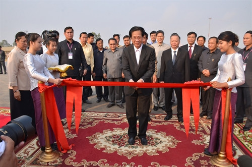 Đại sứ Thạch Dư cắt băng khánh thành Đại lộ