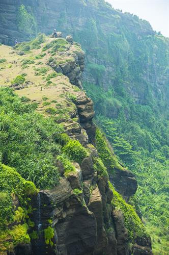 Núi Thới Lới với trầm tích núi lửa tạo nên nhiều cảnh quan kỳ thú độc nhất, vô nhị. Quảng Ngãi đang đứng trước cơ hội phát triển loại hình du lịch biển-đảo gắn với di sản địa chất độc đáo hiếm có ở Việt Nam. Ảnh: Minh Đức - TTXVN