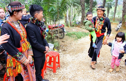 Sau khi thực hiện các nghi lễ truyền thống, cô dâu được bỏ khăn che đầu và sau đó có thể ra tiếp khách . Sau khi thực hiện các nghi lễ truyền thống, cô dâu được bỏ khăn che đầu và sau đó có thể ra tiếp khách .