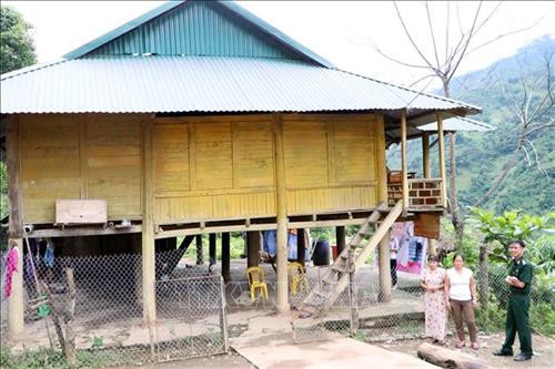 Nhờ cần cù, chịu khó làm ăn, gia đình chị Lý Me Hồng ở bản Nậm Nó 1, xã Trung Chải, huyện Nậm Nhùn đã có một cơ ngơi khang trang, cuộc sống ổn định, không phải trông chờ vào chính sách hỗ trợ của Nhà nước. Ảnh: Công Tuyên-TTXVN Nhờ cần cù, chịu khó làm ăn, gia đình chị Lý Me Hồng ở bản Nậm Nó 1, xã Trung Chải, huyện Nậm Nhùn đã có một cơ ngơi khang trang, cuộc sống ổn định, không phải trông chờ vào chính sách hỗ trợ của Nhà nước. Ảnh: Công Tuyên-TTXVN