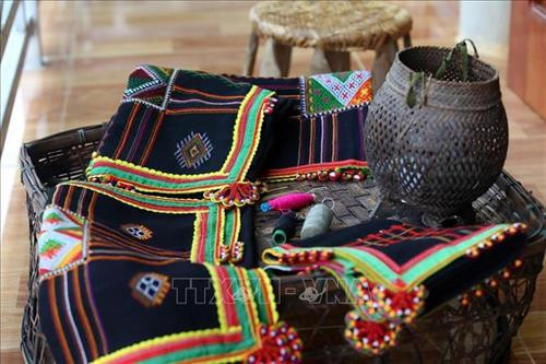 Từ khi còn bé đến lúc trưởng thành người con gái Thái được người mẹ dạy cho cách thêu thùa, may vá, dệt vải làm khăn. Ảnh: Phan Tuấn Anh - TTXVN Từ khi còn bé đến lúc trưởng thành người con gái Thái được người mẹ dạy cho cách thêu thùa, may vá, dệt vải làm khăn. Ảnh: Phan Tuấn Anh - TTXVN