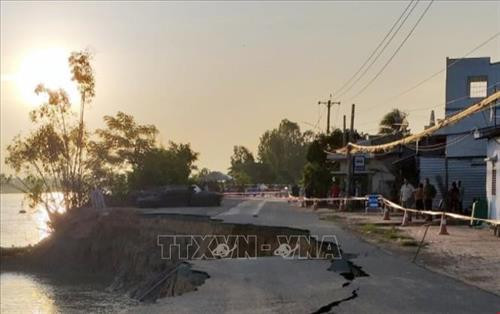 Quốc lộ 91 đoạn đi qua ấp Bình Tân, xã Bình Mỹ, huyện Châu Phú, tỉnh An Giang sạt lở ăn sát vào khu dân cư phía trong Quốc lộ 91. Ảnh: Công Mạo-TTXVN Quốc lộ 91 đoạn đi qua ấp Bình Tân, xã Bình Mỹ, huyện Châu Phú, tỉnh An Giang sạt lở ăn sát vào khu dân cư phía trong Quốc lộ 91. Ảnh: Công Mạo-TTXVN