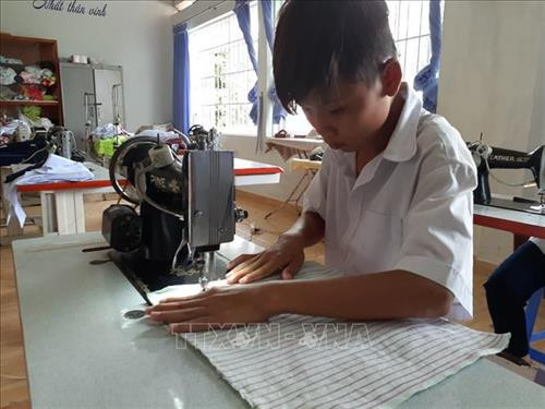 Lớp dạy nghề may cho các em có hoàn cảnh đặc biệt khó khăn tại Nhà xã hội Long Hải. Ảnh: Hoàng Nhị - TTXVN Lớp dạy nghề may cho các em có hoàn cảnh đặc biệt khó khăn tại Nhà xã hội Long Hải. Ảnh: Hoàng Nhị - TTXVN
