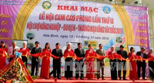 Cắt băng khai mạc lễ hội cam Cao Phong lần thứ 2 và Hội chợ Nông nghiệp - Du lịch - Thương mại vùng Tây Bắc năm 2016. Cắt băng khai mạc lễ hội cam Cao Phong lần thứ 2 và Hội chợ Nông nghiệp - Du lịch - Thương mại vùng Tây Bắc năm 2016.