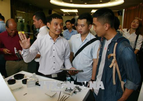 Dự án đèn thông minh (smartlight) dùng trong công nghiệp, văn phòng được giới thiệu tại buổi phát động cuộc thi. Ảnh: Tiến Lực – TTXVN