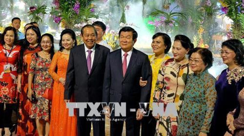 Các đồng chí lãnh đạo Đảng, Nhà nước, Thành phố Hồ Chí Minh và khách mời tham quan Đường hoa Tết Mậu Tuất 2018. Ảnh: Thế Anh-TTXVN Các đồng chí lãnh đạo Đảng, Nhà nước, Thành phố Hồ Chí Minh và khách mời tham quan Đường hoa Tết Mậu Tuất 2018. Ảnh: Thế Anh-TTXVN