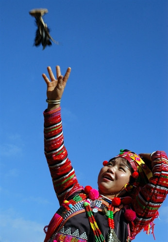 Trẻ em dân tộc Hà Nhì chơi đánh cầu lông gà