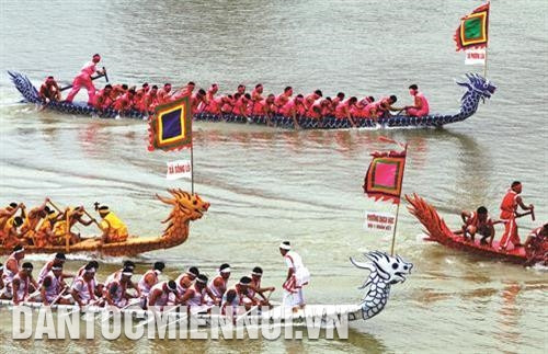 Lễ hội bơi chải truyền thống sông Lô năm nay thu hút 180 người chơi với 6 đội chải. Kết thúc cuộc chơi, đội chải Bạch Hạc 2 đã giành giải nhất.