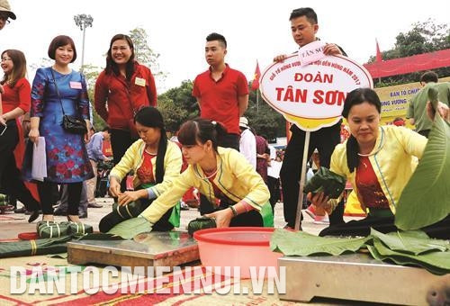 Hội thi “Gói, nấu bánh chưng, giã bánh giầy” - một trong những hoạt động đặc sắc, mang nét đẹp văn hóa truyền thống của lễ hội