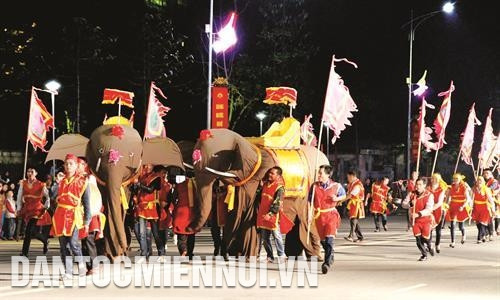 Lễ hội dân gian đường phố Việt Trì với sự tham gia của gần 2.000 người dân ở 23 xã, phường thuộc thành phố Việt Trì và các huyện: Lâm Thao, Thanh Thủy, Đoan Hùng.