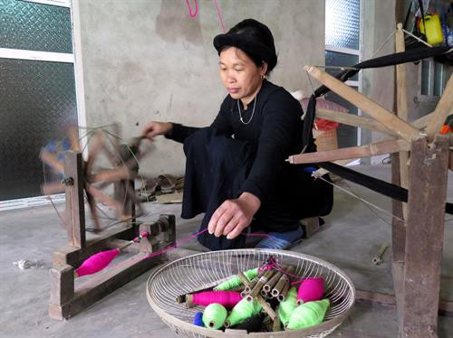 Công đoạn se sợi. Ảnh: Đức Hiếu - TTXVN Công đoạn phơi sợi. Ảnh: Đức Hiếu - TTXVN Sản phẩm vải được dệt thủ công. Ảnh: Đức Hiếu - TTXVN Công đoạn se sợi. Ảnh: Đức Hiếu - TTXVN Công đoạn phơi sợi. Ảnh: Đức Hiếu - TTXVN Sản phẩm vải được dệt thủ công. Ảnh: Đức Hiếu - TTXVN