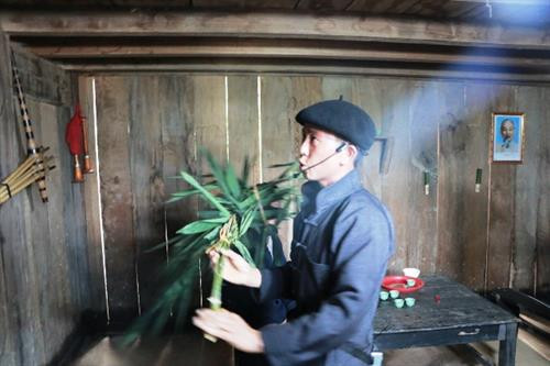 Thầy cúng dùng ngọn tre quét nhà xua đuổi tà mà. Thầy cúng dùng ngọn tre quét nhà xua đuổi tà mà.