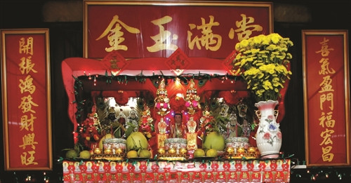 Những bức thư pháp từ chợ chữ được bày trí trên ban thờ đón Tết của một gia đình người Hoa ở Chợ Lớn