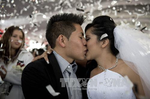 Ngày lễ Tình nhân Valentine 14/2 năm nay ở Mexico được cho là ngày hạnh phúc nhất đối với hàng ngàn cặp đôi khi có hơn 4500 cặp uyên ương đã tổ chức lễ thành hôn tập thể tại thủ đô Mexico City và bang Chihuahua của nước này. Tại Mexico City, khoảng 1500 cặp uyên ương đã tổ chức đám cưới tập thể trong khi hơn 3000 cặp uyên ương đã rất hạnh phúc trong đám cưới tập thể ở bang Chihuahua trong ngày lễ ý nghĩa này. Trong ảnh: Cô dâu, chú rể hạnh phúc trong lễ cưới tập thể ở Mexico City. AFP/TTXVN Ngày lễ Tình nhân Valentine 14/2 năm nay ở Mexico được cho là ngày hạnh phúc nhất đối với hàng ngàn cặp đôi khi có hơn 4500 cặp uyên ương đã tổ chức lễ thành hôn tập thể tại thủ đô Mexico City và bang Chihuahua của nước này. Tại Mexico City, khoảng 1500 cặp uyên ương đã tổ chức đám cưới tập thể trong khi hơn 3000 cặp uyên ương đã rất hạnh phúc trong đám cưới tập thể ở bang Chihuahua trong ngày lễ ý nghĩa này. Trong ảnh: Cô dâu, chú rể hạnh phúc trong lễ cưới tập thể ở Mexico City. AFP/TTXVN