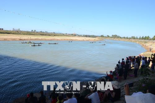 Giải đua thuyền độc mộc thu hút hàng ngàn người dân của tỉnh Kon Tum và các tỉnh lân cận đón xem. Ảnh: Quang Thái - TTXVN