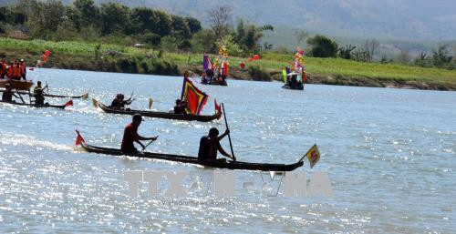 Hấp dẫn giải đua thuyền độc mộc tại tỉnh Kon Tum. Ảnh: Quang Thái - TTXVN