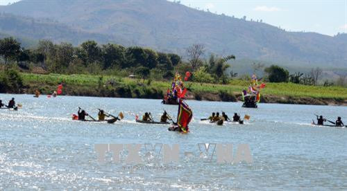 Hấp dẫn giải đua thuyền độc mộc tại tỉnh Kon Tum. Ảnh: Quang Thái - TTXVN