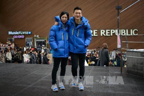 Không chỉ có hoa hồng và socola, các cặp tình nhân trẻ Hàn Quốc còn sắm các trang phục đôi: áo vét, quần, tất, giầy... để thể hiện tình yêu và sự gắn bó trong ngày lễ Valentine. Trong ảnh: Một cặp tình nhân trong trang phục đôi ở trung tâm mua sắm nổi tiếng ở Seoul ngày 9/2. AFP/ TTXVN Không chỉ có hoa hồng và socola, các cặp tình nhân trẻ Hàn Quốc còn sắm các trang phục đôi: áo vét, quần, tất, giầy... để thể hiện tình yêu và sự gắn bó trong ngày lễ Valentine. Trong ảnh: Một cặp tình nhân trong trang phục đôi ở trung tâm mua sắm nổi tiếng ở Seoul ngày 9/2. AFP/ TTXVN