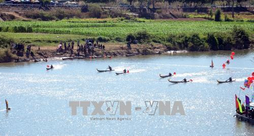 Hấp dẫn giải đua thuyền độc mộc tại tỉnh Kon Tum. Ảnh: Quang Thái - TTXVN