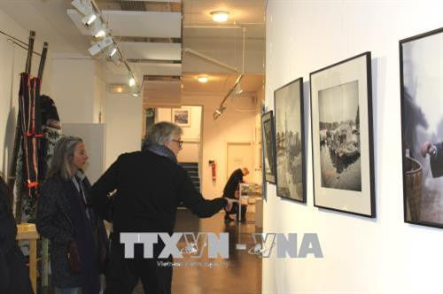 Khách thăm quan những hình ảnh Việt Nam xưa và nay. Ảnh: Linh Hương - TTXVN Khách thăm quan những hình ảnh Việt Nam xưa và nay. Ảnh: Linh Hương - TTXVN
